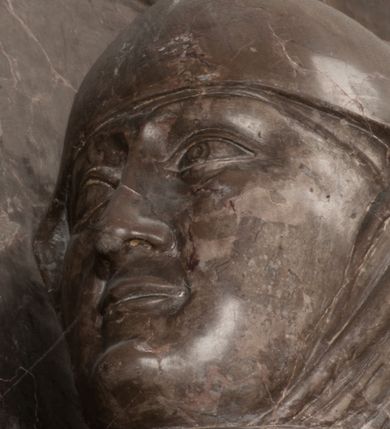 Zdjęcie nr 20: Nagrobek Grzegorza i Katarzyny Branickich znajduje się w kaplicy rodowej pod wezwaniem Najświętszej Marii Panny, na ścianie południowej, naprzeciwko wejścia. Składa się z trójosiowego cokołu i potrójnej filarowo-kolumnowej arkady z klęczącymi postaciami zmarłych po bokach adorujących znajdującą się pośrodku scenę ze zmartwychwstałym Chrystusem ukazującym się niewiernemu Tomaszowi. Całość wieńczy półkolista arkada z herbami Gryf i Kotwicz i tablicami inskrypcyjnymi. 
Dolna część artykułowa lizenami ozdobionymi motywami kandelabrowymi. W polu środkowym czaszka ze skrzyżowanymi piszczelami z inskrypcją w górnej i dolnej części: „POWIEDZ SVIETA [M]ADROSCI IESLI ZE SMIERC ZIWA / CZI MARTWA IESLI MARTWA CZEMV ZIWĄ BIWA / MALOWANA A IESLI ZIWA SMIERCIĄ CZEMV / ZOWIĄ IĄ NAD TO ZYWOT PRZECZ BIERZE KOZI/DEMV / TA IEST NA TWE PITANIE ODPOWIEC PRAWDZIWA / GDI TI ZYESZ SMIERC MARTVA GDY VMIERAS ZIWA / A IESLI ZLA CZI DOBRA CHCZES WIEDZIEC LI O TYM / IAKIS SĄM TAKĄ SMIELE SMIERC MIEĆ BĘDZIESZ PO TYM”. Na lewym polu inskrypcja „CO ZA DZIW ZEM POPIOLEM / WIEDZCIE ZESCIE WY / IAKO IA TENZE POPIOL, TO / IEDNO ZE ZYWY / BO GDIM SIĘ W PROCH ROSSIPAL / DOPIROM PRAWDZIWIE DOSZEDL, ZE CZLOWIEK TYMZE / PROCHEM CHOCIA ZYWIE / PATRZ ZE ZYWY POPIELIE A / TO POMNI SOBIE / ZES NA SWIECIE POPIOLEM / POPIOLEM I W GROBIE / A ZASZ NIEWIES CZYMEM BYL / A TERAZEM IAKI / OGLIANDAI, VWAZAIACZ ZE / SAM BEDZIESZ TAKI / BYLEM TERAS MIE NIE MASZ / IAK BIM TISZ NA SWIECIE / NIE BYL WY DZIS IESTESCIE / IUTRO NIEBEDZIECIE”. W polu cokołu „KTO TV LEZY POBOZNOSC / CNOTA OBYCZAIE / IAKICH NIERYCHLO VIZRĄ / BLISKO LEGLE KRAIE / IAKOSZ IE TAK MALY KĄT / MOGL ZACHOWAC W SOBIE / CZOSZ ALBO CNOTI LVCZKIE / GRZEBIĄ SCZIALEM W GROBIE / TILKOC TV CIALO LIEZY LIECZ / DVSZA W PRZESTRONE / NIEBIESKIE GMACHI WESŁA / KĘDI NIEZLICZONE / LATA POWIEDZIE. CZEMV IZE / MATKĄ BYLA / NIERZKAC POTOMSTWV ALIE / I SIROTOM SILA / TAKCI ZYWOT ZYWOTEM BYWA ZAKVPIONY / DOBRI FRIMARK DAC PLOCHI / ZA ON NIESKONCZONY”. Cokół zamyka wąski, silnie wysunięty gzyms z kimationem jońskim.
Trójosiowy podział nagrobka jest zachowany w partii środkowej, składającej się z trzech arkadowych wnęk, z których środkowa ujęta jest wolnostojącymi kolumnami jońskimi pokrytymi spiralnie ułożonymi pasami z motywem wici roślinnej, a sąsiednie od zewnątrz flankowane filarami pokrytymi motywami kandelabrowymi. W niezbyt głębokich niszach, których podniebienia zdobią kasetony z rozetami w kluczach uskrzydlone główki aniołków umieszczono wykonane w marmurze pińczowskim płaskorzeźby Chrystusa Zmartwychwstałego i adorujących go zmarłych, Grzegorza i Katarzynę Branickich. 
Zbawiciel jest ujęty całopostaciowo, frontalnie, w niewielkim wykroku, z głową zwróconą lekko do klęczącego po prawej stronie św. Tomasza. Jego ciało jest smukłe, wąskie w ramionach, z zaznaczonymi żebrami i mięśniami, osłonięte przewiązaną na biodrach szatą i płaszczem na lewym ramieniu. Chrystus ma pociągłą twarz, o wysokim czole, szerokich kościach policzkowych, wydatnym nosie i z głębokimi oczodołami. Przedstawiony został z długimi wąsami i brodą oraz opadającymi na ramiona, kręconymi włosami. W lewej ręce trzyma chorągiew i podtrzymuje szatę, a prawą rękę ma opuszczoną ku dołowi. 
Święty Tomasz ukazany jest z profilu, w szacie podwójnie przewiązanej w pasie sznurem i przerzuconym przez lewe ramie płaszczem. Twarz z brodą i długimi włosami, odwrócona w stronę Chrystusa. Do góry unosi również prawą rękę, zachowaną tylko do łokcia, lewą rękę trzyma ponad pasem. Figura mężczyzny wyrzeźbiona w kamieniu, polichromowana, przysłania wieniec z obłoków i uskrzydlonych głów puttów otaczający Chrystusa. 
Postacie stoją na podwójnym postumencie. W jego górnej części wyryto sentencję łacińską na prostokątnej tablicy umieszczonej w ozdobnym kartuszu, z zawiniętym spiralnie wycięciem krawędzi górnej i z dodaną w krawędzi dolnej główką uskrzydlonego putta. Napis na postumencie: „PER QVEM ET NOS / RESVRGERE DEVOTA / MENTE, CREDIMVS”. Na płycie poniżej płaskorzeźbione, leżące na prawym boku putto podpierające głowę na prawej ręce, natomiast w lewej trzymające klepsydrę. Nagie ciało, lekko przysłonięte draperią, spoczywa na poduszce z dwoma pomponami. Prawa noga jest wyprostowana, lewa zgięta w kolanie. Twarz pucołowata, z otwartymi oczami, otoczona gęstymi puklami loków. Przed dzieckiem leży czaszka. Nad nim znajduje się grawerowany kartusz z napisem: „HODIE MIHI / CRAS TIBI”. 
W arkadzie po lewej stronie przedstawiony został w trzech czwartych, zwrócony ramionami do widza Grzegorz Branicki. Postać klęczy na poduszce, szerokie dłonie złożone ma razem na piersiach, a głowę lekko uniesioną. Twarz Branickiego o pociągłych rysach, szerokich kościach policzkowych i dużych oczach, z wysokim czołem przysłoniętym zaczesanymi do przodu włosami. Ukazany z wąsami i długą, pofalowaną brodą. Ubrany jest w pełną, dekorowaną zbroję, spod której wystaje jaka i nogawice. Na szyi zawieszony łańcuch, a u stóp ostrogi. Przy nogach Branickiego leżą rękawice i hełm z trzema piórami. Nad głową wznoszą się panoplia, złożone z okrągłej tarczy i skrzyżowanych miecza, szabli, buławy, łuku, kołczanu ze strzałami i włóczni.
Po lewej stronie arkadę wypełnia ujęta z profilu, postać klęczącej na dwóch kolanach Katarzyny Branickiej. Jest ubrana w długą szubę, opadającą sztywnymi, rozchodzącymi się fałdami, u dołu załamującymi się, które zasłaniają sylwetkę. Na głowie ma czepiec przysłaniający włosy i podwikę. Twarz o łagodnych rysach, z długim nosem, małymi ustami i lekko zadartym podbródkiem. Ręce złożone razem na piersiach. Na palcach wskazującym i serdecznym lewej dłoni pierścienie, a ponad nadgarstkiem czterokrotnie nawinięty różaniec. Ponad figurą płaskorzeźbione tondo z Matką Boską z Dzieciątkiem otoczonymi wieńcem obłoków. Maria siedzi, ubrana w długą suknię, z welonem na głowie, z płaszczem zarzuconym na ramiona, którym lekko okrywa nagie Dzieciątko.
Zwieńczenie nagrobka o brzegach inkrustowanych marmurowymi kołami i elipsami, ujęte ornamentalnymi uszami, jest zakończone pasem z zawijającymi się do środkami kartuszami i równolegle ułożonymi liśćmi akantu. Tympanon wypełnia dekoracja złożona z czterech kartuszy: dwóch owalnych na tle paludamentu, zwieńczonych uskrzydloną główką anioła z godłami herbów Gryf i Kotwicz i dwóch podłużnych z inskrypcjami. Na tablicy po lewej stronie inskrypcja: „MAGNIFICO D(OMI)NO GREGORIO A RUSCA BRANICZKI OLIM VENA/TORI ET BURGRABIO CRAC(OVIENSI) CAPITANEO NIEPOŁOMIECEN(SI) VIRO / INTEGERRIMO DE REGIBVS SVIS ET RE PVB(LICA) BENE MERITO RELIGIO/NIS CATHOLICE AMANTISSIMO AMICIS FIDELISSIMO, OMNIBVS AFFABI/LI ET BENIGNO JOANNES A RUSCA BRANICZKI VENATOR CRACO(VIENSIS) CAPITANEVS NIEPOŁOMICEN(SI) MESTVS FILIUS PARENTI CHA/RISSIMO POSVIT OBYT 9 MAII A(NNO) D(OMINI) 1595 AETATIS SUE 60”. Napis wykuty po prawej stronie: “MAGNIFICAE D(OMI)NE CATHARINAE MAGNIFICI OLIM D(OMI)NI AUGUSTINI / KOTFICZ D(OMINI) SIGISMVNDI I POLONIAE REGIS STABVLI PREFECTI / VEXILIFERISQUE CURIE ET BURGRABY CRACO(VIENSIS) FILIE MATRONAE / LECTISSIME QVE CVM PVDORE ET MORVM MIRA ELEGANTIA / MARITI SUMMUM AMOREM VIRTUTE ET MODESTIA OMNIVM BENE/VOLENTIAM MERVISSET ACERBISSIMA MORTE AB OCVLIS EREPTA EST / IDEM FILIUS MATRI AMANTISSIME CVM LACRIMIS POSVIT. OBYT / 8 OCTOBRIS A(NNO) D)OMINI) 1588 AETATIS SUE 38". 
