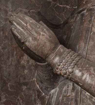 Zdjęcie nr 22: Nagrobek Grzegorza i Katarzyny Branickich znajduje się w kaplicy rodowej pod wezwaniem Najświętszej Marii Panny, na ścianie południowej, naprzeciwko wejścia. Składa się z trójosiowego cokołu i potrójnej filarowo-kolumnowej arkady z klęczącymi postaciami zmarłych po bokach adorujących znajdującą się pośrodku scenę ze zmartwychwstałym Chrystusem ukazującym się niewiernemu Tomaszowi. Całość wieńczy półkolista arkada z herbami Gryf i Kotwicz i tablicami inskrypcyjnymi. 
Dolna część artykułowa lizenami ozdobionymi motywami kandelabrowymi. W polu środkowym czaszka ze skrzyżowanymi piszczelami z inskrypcją w górnej i dolnej części: „POWIEDZ SVIETA [M]ADROSCI IESLI ZE SMIERC ZIWA / CZI MARTWA IESLI MARTWA CZEMV ZIWĄ BIWA / MALOWANA A IESLI ZIWA SMIERCIĄ CZEMV / ZOWIĄ IĄ NAD TO ZYWOT PRZECZ BIERZE KOZI/DEMV / TA IEST NA TWE PITANIE ODPOWIEC PRAWDZIWA / GDI TI ZYESZ SMIERC MARTVA GDY VMIERAS ZIWA / A IESLI ZLA CZI DOBRA CHCZES WIEDZIEC LI O TYM / IAKIS SĄM TAKĄ SMIELE SMIERC MIEĆ BĘDZIESZ PO TYM”. Na lewym polu inskrypcja „CO ZA DZIW ZEM POPIOLEM / WIEDZCIE ZESCIE WY / IAKO IA TENZE POPIOL, TO / IEDNO ZE ZYWY / BO GDIM SIĘ W PROCH ROSSIPAL / DOPIROM PRAWDZIWIE DOSZEDL, ZE CZLOWIEK TYMZE / PROCHEM CHOCIA ZYWIE / PATRZ ZE ZYWY POPIELIE A / TO POMNI SOBIE / ZES NA SWIECIE POPIOLEM / POPIOLEM I W GROBIE / A ZASZ NIEWIES CZYMEM BYL / A TERAZEM IAKI / OGLIANDAI, VWAZAIACZ ZE / SAM BEDZIESZ TAKI / BYLEM TERAS MIE NIE MASZ / IAK BIM TISZ NA SWIECIE / NIE BYL WY DZIS IESTESCIE / IUTRO NIEBEDZIECIE”. W polu cokołu „KTO TV LEZY POBOZNOSC / CNOTA OBYCZAIE / IAKICH NIERYCHLO VIZRĄ / BLISKO LEGLE KRAIE / IAKOSZ IE TAK MALY KĄT / MOGL ZACHOWAC W SOBIE / CZOSZ ALBO CNOTI LVCZKIE / GRZEBIĄ SCZIALEM W GROBIE / TILKOC TV CIALO LIEZY LIECZ / DVSZA W PRZESTRONE / NIEBIESKIE GMACHI WESŁA / KĘDI NIEZLICZONE / LATA POWIEDZIE. CZEMV IZE / MATKĄ BYLA / NIERZKAC POTOMSTWV ALIE / I SIROTOM SILA / TAKCI ZYWOT ZYWOTEM BYWA ZAKVPIONY / DOBRI FRIMARK DAC PLOCHI / ZA ON NIESKONCZONY”. Cokół zamyka wąski, silnie wysunięty gzyms z kimationem jońskim.
Trójosiowy podział nagrobka jest zachowany w partii środkowej, składającej się z trzech arkadowych wnęk, z których środkowa ujęta jest wolnostojącymi kolumnami jońskimi pokrytymi spiralnie ułożonymi pasami z motywem wici roślinnej, a sąsiednie od zewnątrz flankowane filarami pokrytymi motywami kandelabrowymi. W niezbyt głębokich niszach, których podniebienia zdobią kasetony z rozetami w kluczach uskrzydlone główki aniołków umieszczono wykonane w marmurze pińczowskim płaskorzeźby Chrystusa Zmartwychwstałego i adorujących go zmarłych, Grzegorza i Katarzynę Branickich. 
Zbawiciel jest ujęty całopostaciowo, frontalnie, w niewielkim wykroku, z głową zwróconą lekko do klęczącego po prawej stronie św. Tomasza. Jego ciało jest smukłe, wąskie w ramionach, z zaznaczonymi żebrami i mięśniami, osłonięte przewiązaną na biodrach szatą i płaszczem na lewym ramieniu. Chrystus ma pociągłą twarz, o wysokim czole, szerokich kościach policzkowych, wydatnym nosie i z głębokimi oczodołami. Przedstawiony został z długimi wąsami i brodą oraz opadającymi na ramiona, kręconymi włosami. W lewej ręce trzyma chorągiew i podtrzymuje szatę, a prawą rękę ma opuszczoną ku dołowi. 
Święty Tomasz ukazany jest z profilu, w szacie podwójnie przewiązanej w pasie sznurem i przerzuconym przez lewe ramie płaszczem. Twarz z brodą i długimi włosami, odwrócona w stronę Chrystusa. Do góry unosi również prawą rękę, zachowaną tylko do łokcia, lewą rękę trzyma ponad pasem. Figura mężczyzny wyrzeźbiona w kamieniu, polichromowana, przysłania wieniec z obłoków i uskrzydlonych głów puttów otaczający Chrystusa. 
Postacie stoją na podwójnym postumencie. W jego górnej części wyryto sentencję łacińską na prostokątnej tablicy umieszczonej w ozdobnym kartuszu, z zawiniętym spiralnie wycięciem krawędzi górnej i z dodaną w krawędzi dolnej główką uskrzydlonego putta. Napis na postumencie: „PER QVEM ET NOS / RESVRGERE DEVOTA / MENTE, CREDIMVS”. Na płycie poniżej płaskorzeźbione, leżące na prawym boku putto podpierające głowę na prawej ręce, natomiast w lewej trzymające klepsydrę. Nagie ciało, lekko przysłonięte draperią, spoczywa na poduszce z dwoma pomponami. Prawa noga jest wyprostowana, lewa zgięta w kolanie. Twarz pucołowata, z otwartymi oczami, otoczona gęstymi puklami loków. Przed dzieckiem leży czaszka. Nad nim znajduje się grawerowany kartusz z napisem: „HODIE MIHI / CRAS TIBI”. 
W arkadzie po lewej stronie przedstawiony został w trzech czwartych, zwrócony ramionami do widza Grzegorz Branicki. Postać klęczy na poduszce, szerokie dłonie złożone ma razem na piersiach, a głowę lekko uniesioną. Twarz Branickiego o pociągłych rysach, szerokich kościach policzkowych i dużych oczach, z wysokim czołem przysłoniętym zaczesanymi do przodu włosami. Ukazany z wąsami i długą, pofalowaną brodą. Ubrany jest w pełną, dekorowaną zbroję, spod której wystaje jaka i nogawice. Na szyi zawieszony łańcuch, a u stóp ostrogi. Przy nogach Branickiego leżą rękawice i hełm z trzema piórami. Nad głową wznoszą się panoplia, złożone z okrągłej tarczy i skrzyżowanych miecza, szabli, buławy, łuku, kołczanu ze strzałami i włóczni.
Po lewej stronie arkadę wypełnia ujęta z profilu, postać klęczącej na dwóch kolanach Katarzyny Branickiej. Jest ubrana w długą szubę, opadającą sztywnymi, rozchodzącymi się fałdami, u dołu załamującymi się, które zasłaniają sylwetkę. Na głowie ma czepiec przysłaniający włosy i podwikę. Twarz o łagodnych rysach, z długim nosem, małymi ustami i lekko zadartym podbródkiem. Ręce złożone razem na piersiach. Na palcach wskazującym i serdecznym lewej dłoni pierścienie, a ponad nadgarstkiem czterokrotnie nawinięty różaniec. Ponad figurą płaskorzeźbione tondo z Matką Boską z Dzieciątkiem otoczonymi wieńcem obłoków. Maria siedzi, ubrana w długą suknię, z welonem na głowie, z płaszczem zarzuconym na ramiona, którym lekko okrywa nagie Dzieciątko.
Zwieńczenie nagrobka o brzegach inkrustowanych marmurowymi kołami i elipsami, ujęte ornamentalnymi uszami, jest zakończone pasem z zawijającymi się do środkami kartuszami i równolegle ułożonymi liśćmi akantu. Tympanon wypełnia dekoracja złożona z czterech kartuszy: dwóch owalnych na tle paludamentu, zwieńczonych uskrzydloną główką anioła z godłami herbów Gryf i Kotwicz i dwóch podłużnych z inskrypcjami. Na tablicy po lewej stronie inskrypcja: „MAGNIFICO D(OMI)NO GREGORIO A RUSCA BRANICZKI OLIM VENA/TORI ET BURGRABIO CRAC(OVIENSI) CAPITANEO NIEPOŁOMIECEN(SI) VIRO / INTEGERRIMO DE REGIBVS SVIS ET RE PVB(LICA) BENE MERITO RELIGIO/NIS CATHOLICE AMANTISSIMO AMICIS FIDELISSIMO, OMNIBVS AFFABI/LI ET BENIGNO JOANNES A RUSCA BRANICZKI VENATOR CRACO(VIENSIS) CAPITANEVS NIEPOŁOMICEN(SI) MESTVS FILIUS PARENTI CHA/RISSIMO POSVIT OBYT 9 MAII A(NNO) D(OMINI) 1595 AETATIS SUE 60”. Napis wykuty po prawej stronie: “MAGNIFICAE D(OMI)NE CATHARINAE MAGNIFICI OLIM D(OMI)NI AUGUSTINI / KOTFICZ D(OMINI) SIGISMVNDI I POLONIAE REGIS STABVLI PREFECTI / VEXILIFERISQUE CURIE ET BURGRABY CRACO(VIENSIS) FILIE MATRONAE / LECTISSIME QVE CVM PVDORE ET MORVM MIRA ELEGANTIA / MARITI SUMMUM AMOREM VIRTUTE ET MODESTIA OMNIVM BENE/VOLENTIAM MERVISSET ACERBISSIMA MORTE AB OCVLIS EREPTA EST / IDEM FILIUS MATRI AMANTISSIME CVM LACRIMIS POSVIT. OBYT / 8 OCTOBRIS A(NNO) D)OMINI) 1588 AETATIS SUE 38". 
