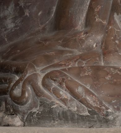 Zdjęcie nr 21: Nagrobek Grzegorza i Katarzyny Branickich znajduje się w kaplicy rodowej pod wezwaniem Najświętszej Marii Panny, na ścianie południowej, naprzeciwko wejścia. Składa się z trójosiowego cokołu i potrójnej filarowo-kolumnowej arkady z klęczącymi postaciami zmarłych po bokach adorujących znajdującą się pośrodku scenę ze zmartwychwstałym Chrystusem ukazującym się niewiernemu Tomaszowi. Całość wieńczy półkolista arkada z herbami Gryf i Kotwicz i tablicami inskrypcyjnymi. 
Dolna część artykułowa lizenami ozdobionymi motywami kandelabrowymi. W polu środkowym czaszka ze skrzyżowanymi piszczelami z inskrypcją w górnej i dolnej części: „POWIEDZ SVIETA [M]ADROSCI IESLI ZE SMIERC ZIWA / CZI MARTWA IESLI MARTWA CZEMV ZIWĄ BIWA / MALOWANA A IESLI ZIWA SMIERCIĄ CZEMV / ZOWIĄ IĄ NAD TO ZYWOT PRZECZ BIERZE KOZI/DEMV / TA IEST NA TWE PITANIE ODPOWIEC PRAWDZIWA / GDI TI ZYESZ SMIERC MARTVA GDY VMIERAS ZIWA / A IESLI ZLA CZI DOBRA CHCZES WIEDZIEC LI O TYM / IAKIS SĄM TAKĄ SMIELE SMIERC MIEĆ BĘDZIESZ PO TYM”. Na lewym polu inskrypcja „CO ZA DZIW ZEM POPIOLEM / WIEDZCIE ZESCIE WY / IAKO IA TENZE POPIOL, TO / IEDNO ZE ZYWY / BO GDIM SIĘ W PROCH ROSSIPAL / DOPIROM PRAWDZIWIE DOSZEDL, ZE CZLOWIEK TYMZE / PROCHEM CHOCIA ZYWIE / PATRZ ZE ZYWY POPIELIE A / TO POMNI SOBIE / ZES NA SWIECIE POPIOLEM / POPIOLEM I W GROBIE / A ZASZ NIEWIES CZYMEM BYL / A TERAZEM IAKI / OGLIANDAI, VWAZAIACZ ZE / SAM BEDZIESZ TAKI / BYLEM TERAS MIE NIE MASZ / IAK BIM TISZ NA SWIECIE / NIE BYL WY DZIS IESTESCIE / IUTRO NIEBEDZIECIE”. W polu cokołu „KTO TV LEZY POBOZNOSC / CNOTA OBYCZAIE / IAKICH NIERYCHLO VIZRĄ / BLISKO LEGLE KRAIE / IAKOSZ IE TAK MALY KĄT / MOGL ZACHOWAC W SOBIE / CZOSZ ALBO CNOTI LVCZKIE / GRZEBIĄ SCZIALEM W GROBIE / TILKOC TV CIALO LIEZY LIECZ / DVSZA W PRZESTRONE / NIEBIESKIE GMACHI WESŁA / KĘDI NIEZLICZONE / LATA POWIEDZIE. CZEMV IZE / MATKĄ BYLA / NIERZKAC POTOMSTWV ALIE / I SIROTOM SILA / TAKCI ZYWOT ZYWOTEM BYWA ZAKVPIONY / DOBRI FRIMARK DAC PLOCHI / ZA ON NIESKONCZONY”. Cokół zamyka wąski, silnie wysunięty gzyms z kimationem jońskim.
Trójosiowy podział nagrobka jest zachowany w partii środkowej, składającej się z trzech arkadowych wnęk, z których środkowa ujęta jest wolnostojącymi kolumnami jońskimi pokrytymi spiralnie ułożonymi pasami z motywem wici roślinnej, a sąsiednie od zewnątrz flankowane filarami pokrytymi motywami kandelabrowymi. W niezbyt głębokich niszach, których podniebienia zdobią kasetony z rozetami w kluczach uskrzydlone główki aniołków umieszczono wykonane w marmurze pińczowskim płaskorzeźby Chrystusa Zmartwychwstałego i adorujących go zmarłych, Grzegorza i Katarzynę Branickich. 
Zbawiciel jest ujęty całopostaciowo, frontalnie, w niewielkim wykroku, z głową zwróconą lekko do klęczącego po prawej stronie św. Tomasza. Jego ciało jest smukłe, wąskie w ramionach, z zaznaczonymi żebrami i mięśniami, osłonięte przewiązaną na biodrach szatą i płaszczem na lewym ramieniu. Chrystus ma pociągłą twarz, o wysokim czole, szerokich kościach policzkowych, wydatnym nosie i z głębokimi oczodołami. Przedstawiony został z długimi wąsami i brodą oraz opadającymi na ramiona, kręconymi włosami. W lewej ręce trzyma chorągiew i podtrzymuje szatę, a prawą rękę ma opuszczoną ku dołowi. 
Święty Tomasz ukazany jest z profilu, w szacie podwójnie przewiązanej w pasie sznurem i przerzuconym przez lewe ramie płaszczem. Twarz z brodą i długimi włosami, odwrócona w stronę Chrystusa. Do góry unosi również prawą rękę, zachowaną tylko do łokcia, lewą rękę trzyma ponad pasem. Figura mężczyzny wyrzeźbiona w kamieniu, polichromowana, przysłania wieniec z obłoków i uskrzydlonych głów puttów otaczający Chrystusa. 
Postacie stoją na podwójnym postumencie. W jego górnej części wyryto sentencję łacińską na prostokątnej tablicy umieszczonej w ozdobnym kartuszu, z zawiniętym spiralnie wycięciem krawędzi górnej i z dodaną w krawędzi dolnej główką uskrzydlonego putta. Napis na postumencie: „PER QVEM ET NOS / RESVRGERE DEVOTA / MENTE, CREDIMVS”. Na płycie poniżej płaskorzeźbione, leżące na prawym boku putto podpierające głowę na prawej ręce, natomiast w lewej trzymające klepsydrę. Nagie ciało, lekko przysłonięte draperią, spoczywa na poduszce z dwoma pomponami. Prawa noga jest wyprostowana, lewa zgięta w kolanie. Twarz pucołowata, z otwartymi oczami, otoczona gęstymi puklami loków. Przed dzieckiem leży czaszka. Nad nim znajduje się grawerowany kartusz z napisem: „HODIE MIHI / CRAS TIBI”. 
W arkadzie po lewej stronie przedstawiony został w trzech czwartych, zwrócony ramionami do widza Grzegorz Branicki. Postać klęczy na poduszce, szerokie dłonie złożone ma razem na piersiach, a głowę lekko uniesioną. Twarz Branickiego o pociągłych rysach, szerokich kościach policzkowych i dużych oczach, z wysokim czołem przysłoniętym zaczesanymi do przodu włosami. Ukazany z wąsami i długą, pofalowaną brodą. Ubrany jest w pełną, dekorowaną zbroję, spod której wystaje jaka i nogawice. Na szyi zawieszony łańcuch, a u stóp ostrogi. Przy nogach Branickiego leżą rękawice i hełm z trzema piórami. Nad głową wznoszą się panoplia, złożone z okrągłej tarczy i skrzyżowanych miecza, szabli, buławy, łuku, kołczanu ze strzałami i włóczni.
Po lewej stronie arkadę wypełnia ujęta z profilu, postać klęczącej na dwóch kolanach Katarzyny Branickiej. Jest ubrana w długą szubę, opadającą sztywnymi, rozchodzącymi się fałdami, u dołu załamującymi się, które zasłaniają sylwetkę. Na głowie ma czepiec przysłaniający włosy i podwikę. Twarz o łagodnych rysach, z długim nosem, małymi ustami i lekko zadartym podbródkiem. Ręce złożone razem na piersiach. Na palcach wskazującym i serdecznym lewej dłoni pierścienie, a ponad nadgarstkiem czterokrotnie nawinięty różaniec. Ponad figurą płaskorzeźbione tondo z Matką Boską z Dzieciątkiem otoczonymi wieńcem obłoków. Maria siedzi, ubrana w długą suknię, z welonem na głowie, z płaszczem zarzuconym na ramiona, którym lekko okrywa nagie Dzieciątko.
Zwieńczenie nagrobka o brzegach inkrustowanych marmurowymi kołami i elipsami, ujęte ornamentalnymi uszami, jest zakończone pasem z zawijającymi się do środkami kartuszami i równolegle ułożonymi liśćmi akantu. Tympanon wypełnia dekoracja złożona z czterech kartuszy: dwóch owalnych na tle paludamentu, zwieńczonych uskrzydloną główką anioła z godłami herbów Gryf i Kotwicz i dwóch podłużnych z inskrypcjami. Na tablicy po lewej stronie inskrypcja: „MAGNIFICO D(OMI)NO GREGORIO A RUSCA BRANICZKI OLIM VENA/TORI ET BURGRABIO CRAC(OVIENSI) CAPITANEO NIEPOŁOMIECEN(SI) VIRO / INTEGERRIMO DE REGIBVS SVIS ET RE PVB(LICA) BENE MERITO RELIGIO/NIS CATHOLICE AMANTISSIMO AMICIS FIDELISSIMO, OMNIBVS AFFABI/LI ET BENIGNO JOANNES A RUSCA BRANICZKI VENATOR CRACO(VIENSIS) CAPITANEVS NIEPOŁOMICEN(SI) MESTVS FILIUS PARENTI CHA/RISSIMO POSVIT OBYT 9 MAII A(NNO) D(OMINI) 1595 AETATIS SUE 60”. Napis wykuty po prawej stronie: “MAGNIFICAE D(OMI)NE CATHARINAE MAGNIFICI OLIM D(OMI)NI AUGUSTINI / KOTFICZ D(OMINI) SIGISMVNDI I POLONIAE REGIS STABVLI PREFECTI / VEXILIFERISQUE CURIE ET BURGRABY CRACO(VIENSIS) FILIE MATRONAE / LECTISSIME QVE CVM PVDORE ET MORVM MIRA ELEGANTIA / MARITI SUMMUM AMOREM VIRTUTE ET MODESTIA OMNIVM BENE/VOLENTIAM MERVISSET ACERBISSIMA MORTE AB OCVLIS EREPTA EST / IDEM FILIUS MATRI AMANTISSIME CVM LACRIMIS POSVIT. OBYT / 8 OCTOBRIS A(NNO) D)OMINI) 1588 AETATIS SUE 38&quot;. 
