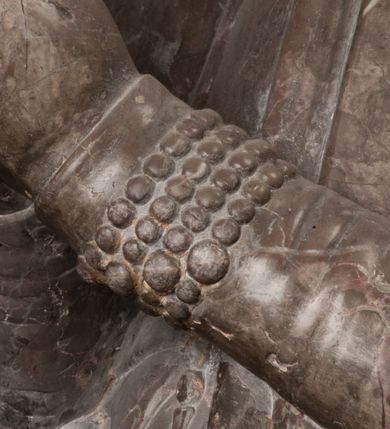 Zdjęcie nr 23: Nagrobek Grzegorza i Katarzyny Branickich znajduje się w kaplicy rodowej pod wezwaniem Najświętszej Marii Panny, na ścianie południowej, naprzeciwko wejścia. Składa się z trójosiowego cokołu i potrójnej filarowo-kolumnowej arkady z klęczącymi postaciami zmarłych po bokach adorujących znajdującą się pośrodku scenę ze zmartwychwstałym Chrystusem ukazującym się niewiernemu Tomaszowi. Całość wieńczy półkolista arkada z herbami Gryf i Kotwicz i tablicami inskrypcyjnymi. 
Dolna część artykułowa lizenami ozdobionymi motywami kandelabrowymi. W polu środkowym czaszka ze skrzyżowanymi piszczelami z inskrypcją w górnej i dolnej części: „POWIEDZ SVIETA [M]ADROSCI IESLI ZE SMIERC ZIWA / CZI MARTWA IESLI MARTWA CZEMV ZIWĄ BIWA / MALOWANA A IESLI ZIWA SMIERCIĄ CZEMV / ZOWIĄ IĄ NAD TO ZYWOT PRZECZ BIERZE KOZI/DEMV / TA IEST NA TWE PITANIE ODPOWIEC PRAWDZIWA / GDI TI ZYESZ SMIERC MARTVA GDY VMIERAS ZIWA / A IESLI ZLA CZI DOBRA CHCZES WIEDZIEC LI O TYM / IAKIS SĄM TAKĄ SMIELE SMIERC MIEĆ BĘDZIESZ PO TYM”. Na lewym polu inskrypcja „CO ZA DZIW ZEM POPIOLEM / WIEDZCIE ZESCIE WY / IAKO IA TENZE POPIOL, TO / IEDNO ZE ZYWY / BO GDIM SIĘ W PROCH ROSSIPAL / DOPIROM PRAWDZIWIE DOSZEDL, ZE CZLOWIEK TYMZE / PROCHEM CHOCIA ZYWIE / PATRZ ZE ZYWY POPIELIE A / TO POMNI SOBIE / ZES NA SWIECIE POPIOLEM / POPIOLEM I W GROBIE / A ZASZ NIEWIES CZYMEM BYL / A TERAZEM IAKI / OGLIANDAI, VWAZAIACZ ZE / SAM BEDZIESZ TAKI / BYLEM TERAS MIE NIE MASZ / IAK BIM TISZ NA SWIECIE / NIE BYL WY DZIS IESTESCIE / IUTRO NIEBEDZIECIE”. W polu cokołu „KTO TV LEZY POBOZNOSC / CNOTA OBYCZAIE / IAKICH NIERYCHLO VIZRĄ / BLISKO LEGLE KRAIE / IAKOSZ IE TAK MALY KĄT / MOGL ZACHOWAC W SOBIE / CZOSZ ALBO CNOTI LVCZKIE / GRZEBIĄ SCZIALEM W GROBIE / TILKOC TV CIALO LIEZY LIECZ / DVSZA W PRZESTRONE / NIEBIESKIE GMACHI WESŁA / KĘDI NIEZLICZONE / LATA POWIEDZIE. CZEMV IZE / MATKĄ BYLA / NIERZKAC POTOMSTWV ALIE / I SIROTOM SILA / TAKCI ZYWOT ZYWOTEM BYWA ZAKVPIONY / DOBRI FRIMARK DAC PLOCHI / ZA ON NIESKONCZONY”. Cokół zamyka wąski, silnie wysunięty gzyms z kimationem jońskim.
Trójosiowy podział nagrobka jest zachowany w partii środkowej, składającej się z trzech arkadowych wnęk, z których środkowa ujęta jest wolnostojącymi kolumnami jońskimi pokrytymi spiralnie ułożonymi pasami z motywem wici roślinnej, a sąsiednie od zewnątrz flankowane filarami pokrytymi motywami kandelabrowymi. W niezbyt głębokich niszach, których podniebienia zdobią kasetony z rozetami w kluczach uskrzydlone główki aniołków umieszczono wykonane w marmurze pińczowskim płaskorzeźby Chrystusa Zmartwychwstałego i adorujących go zmarłych, Grzegorza i Katarzynę Branickich. 
Zbawiciel jest ujęty całopostaciowo, frontalnie, w niewielkim wykroku, z głową zwróconą lekko do klęczącego po prawej stronie św. Tomasza. Jego ciało jest smukłe, wąskie w ramionach, z zaznaczonymi żebrami i mięśniami, osłonięte przewiązaną na biodrach szatą i płaszczem na lewym ramieniu. Chrystus ma pociągłą twarz, o wysokim czole, szerokich kościach policzkowych, wydatnym nosie i z głębokimi oczodołami. Przedstawiony został z długimi wąsami i brodą oraz opadającymi na ramiona, kręconymi włosami. W lewej ręce trzyma chorągiew i podtrzymuje szatę, a prawą rękę ma opuszczoną ku dołowi. 
Święty Tomasz ukazany jest z profilu, w szacie podwójnie przewiązanej w pasie sznurem i przerzuconym przez lewe ramie płaszczem. Twarz z brodą i długimi włosami, odwrócona w stronę Chrystusa. Do góry unosi również prawą rękę, zachowaną tylko do łokcia, lewą rękę trzyma ponad pasem. Figura mężczyzny wyrzeźbiona w kamieniu, polichromowana, przysłania wieniec z obłoków i uskrzydlonych głów puttów otaczający Chrystusa. 
Postacie stoją na podwójnym postumencie. W jego górnej części wyryto sentencję łacińską na prostokątnej tablicy umieszczonej w ozdobnym kartuszu, z zawiniętym spiralnie wycięciem krawędzi górnej i z dodaną w krawędzi dolnej główką uskrzydlonego putta. Napis na postumencie: „PER QVEM ET NOS / RESVRGERE DEVOTA / MENTE, CREDIMVS”. Na płycie poniżej płaskorzeźbione, leżące na prawym boku putto podpierające głowę na prawej ręce, natomiast w lewej trzymające klepsydrę. Nagie ciało, lekko przysłonięte draperią, spoczywa na poduszce z dwoma pomponami. Prawa noga jest wyprostowana, lewa zgięta w kolanie. Twarz pucołowata, z otwartymi oczami, otoczona gęstymi puklami loków. Przed dzieckiem leży czaszka. Nad nim znajduje się grawerowany kartusz z napisem: „HODIE MIHI / CRAS TIBI”. 
W arkadzie po lewej stronie przedstawiony został w trzech czwartych, zwrócony ramionami do widza Grzegorz Branicki. Postać klęczy na poduszce, szerokie dłonie złożone ma razem na piersiach, a głowę lekko uniesioną. Twarz Branickiego o pociągłych rysach, szerokich kościach policzkowych i dużych oczach, z wysokim czołem przysłoniętym zaczesanymi do przodu włosami. Ukazany z wąsami i długą, pofalowaną brodą. Ubrany jest w pełną, dekorowaną zbroję, spod której wystaje jaka i nogawice. Na szyi zawieszony łańcuch, a u stóp ostrogi. Przy nogach Branickiego leżą rękawice i hełm z trzema piórami. Nad głową wznoszą się panoplia, złożone z okrągłej tarczy i skrzyżowanych miecza, szabli, buławy, łuku, kołczanu ze strzałami i włóczni.
Po lewej stronie arkadę wypełnia ujęta z profilu, postać klęczącej na dwóch kolanach Katarzyny Branickiej. Jest ubrana w długą szubę, opadającą sztywnymi, rozchodzącymi się fałdami, u dołu załamującymi się, które zasłaniają sylwetkę. Na głowie ma czepiec przysłaniający włosy i podwikę. Twarz o łagodnych rysach, z długim nosem, małymi ustami i lekko zadartym podbródkiem. Ręce złożone razem na piersiach. Na palcach wskazującym i serdecznym lewej dłoni pierścienie, a ponad nadgarstkiem czterokrotnie nawinięty różaniec. Ponad figurą płaskorzeźbione tondo z Matką Boską z Dzieciątkiem otoczonymi wieńcem obłoków. Maria siedzi, ubrana w długą suknię, z welonem na głowie, z płaszczem zarzuconym na ramiona, którym lekko okrywa nagie Dzieciątko.
Zwieńczenie nagrobka o brzegach inkrustowanych marmurowymi kołami i elipsami, ujęte ornamentalnymi uszami, jest zakończone pasem z zawijającymi się do środkami kartuszami i równolegle ułożonymi liśćmi akantu. Tympanon wypełnia dekoracja złożona z czterech kartuszy: dwóch owalnych na tle paludamentu, zwieńczonych uskrzydloną główką anioła z godłami herbów Gryf i Kotwicz i dwóch podłużnych z inskrypcjami. Na tablicy po lewej stronie inskrypcja: „MAGNIFICO D(OMI)NO GREGORIO A RUSCA BRANICZKI OLIM VENA/TORI ET BURGRABIO CRAC(OVIENSI) CAPITANEO NIEPOŁOMIECEN(SI) VIRO / INTEGERRIMO DE REGIBVS SVIS ET RE PVB(LICA) BENE MERITO RELIGIO/NIS CATHOLICE AMANTISSIMO AMICIS FIDELISSIMO, OMNIBVS AFFABI/LI ET BENIGNO JOANNES A RUSCA BRANICZKI VENATOR CRACO(VIENSIS) CAPITANEVS NIEPOŁOMICEN(SI) MESTVS FILIUS PARENTI CHA/RISSIMO POSVIT OBYT 9 MAII A(NNO) D(OMINI) 1595 AETATIS SUE 60”. Napis wykuty po prawej stronie: “MAGNIFICAE D(OMI)NE CATHARINAE MAGNIFICI OLIM D(OMI)NI AUGUSTINI / KOTFICZ D(OMINI) SIGISMVNDI I POLONIAE REGIS STABVLI PREFECTI / VEXILIFERISQUE CURIE ET BURGRABY CRACO(VIENSIS) FILIE MATRONAE / LECTISSIME QVE CVM PVDORE ET MORVM MIRA ELEGANTIA / MARITI SUMMUM AMOREM VIRTUTE ET MODESTIA OMNIVM BENE/VOLENTIAM MERVISSET ACERBISSIMA MORTE AB OCVLIS EREPTA EST / IDEM FILIUS MATRI AMANTISSIME CVM LACRIMIS POSVIT. OBYT / 8 OCTOBRIS A(NNO) D)OMINI) 1588 AETATIS SUE 38". 

