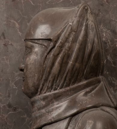 Zdjęcie nr 24: Nagrobek Grzegorza i Katarzyny Branickich znajduje się w kaplicy rodowej pod wezwaniem Najświętszej Marii Panny, na ścianie południowej, naprzeciwko wejścia. Składa się z trójosiowego cokołu i potrójnej filarowo-kolumnowej arkady z klęczącymi postaciami zmarłych po bokach adorujących znajdującą się pośrodku scenę ze zmartwychwstałym Chrystusem ukazującym się niewiernemu Tomaszowi. Całość wieńczy półkolista arkada z herbami Gryf i Kotwicz i tablicami inskrypcyjnymi. 
Dolna część artykułowa lizenami ozdobionymi motywami kandelabrowymi. W polu środkowym czaszka ze skrzyżowanymi piszczelami z inskrypcją w górnej i dolnej części: „POWIEDZ SVIETA [M]ADROSCI IESLI ZE SMIERC ZIWA / CZI MARTWA IESLI MARTWA CZEMV ZIWĄ BIWA / MALOWANA A IESLI ZIWA SMIERCIĄ CZEMV / ZOWIĄ IĄ NAD TO ZYWOT PRZECZ BIERZE KOZI/DEMV / TA IEST NA TWE PITANIE ODPOWIEC PRAWDZIWA / GDI TI ZYESZ SMIERC MARTVA GDY VMIERAS ZIWA / A IESLI ZLA CZI DOBRA CHCZES WIEDZIEC LI O TYM / IAKIS SĄM TAKĄ SMIELE SMIERC MIEĆ BĘDZIESZ PO TYM”. Na lewym polu inskrypcja „CO ZA DZIW ZEM POPIOLEM / WIEDZCIE ZESCIE WY / IAKO IA TENZE POPIOL, TO / IEDNO ZE ZYWY / BO GDIM SIĘ W PROCH ROSSIPAL / DOPIROM PRAWDZIWIE DOSZEDL, ZE CZLOWIEK TYMZE / PROCHEM CHOCIA ZYWIE / PATRZ ZE ZYWY POPIELIE A / TO POMNI SOBIE / ZES NA SWIECIE POPIOLEM / POPIOLEM I W GROBIE / A ZASZ NIEWIES CZYMEM BYL / A TERAZEM IAKI / OGLIANDAI, VWAZAIACZ ZE / SAM BEDZIESZ TAKI / BYLEM TERAS MIE NIE MASZ / IAK BIM TISZ NA SWIECIE / NIE BYL WY DZIS IESTESCIE / IUTRO NIEBEDZIECIE”. W polu cokołu „KTO TV LEZY POBOZNOSC / CNOTA OBYCZAIE / IAKICH NIERYCHLO VIZRĄ / BLISKO LEGLE KRAIE / IAKOSZ IE TAK MALY KĄT / MOGL ZACHOWAC W SOBIE / CZOSZ ALBO CNOTI LVCZKIE / GRZEBIĄ SCZIALEM W GROBIE / TILKOC TV CIALO LIEZY LIECZ / DVSZA W PRZESTRONE / NIEBIESKIE GMACHI WESŁA / KĘDI NIEZLICZONE / LATA POWIEDZIE. CZEMV IZE / MATKĄ BYLA / NIERZKAC POTOMSTWV ALIE / I SIROTOM SILA / TAKCI ZYWOT ZYWOTEM BYWA ZAKVPIONY / DOBRI FRIMARK DAC PLOCHI / ZA ON NIESKONCZONY”. Cokół zamyka wąski, silnie wysunięty gzyms z kimationem jońskim.
Trójosiowy podział nagrobka jest zachowany w partii środkowej, składającej się z trzech arkadowych wnęk, z których środkowa ujęta jest wolnostojącymi kolumnami jońskimi pokrytymi spiralnie ułożonymi pasami z motywem wici roślinnej, a sąsiednie od zewnątrz flankowane filarami pokrytymi motywami kandelabrowymi. W niezbyt głębokich niszach, których podniebienia zdobią kasetony z rozetami w kluczach uskrzydlone główki aniołków umieszczono wykonane w marmurze pińczowskim płaskorzeźby Chrystusa Zmartwychwstałego i adorujących go zmarłych, Grzegorza i Katarzynę Branickich. 
Zbawiciel jest ujęty całopostaciowo, frontalnie, w niewielkim wykroku, z głową zwróconą lekko do klęczącego po prawej stronie św. Tomasza. Jego ciało jest smukłe, wąskie w ramionach, z zaznaczonymi żebrami i mięśniami, osłonięte przewiązaną na biodrach szatą i płaszczem na lewym ramieniu. Chrystus ma pociągłą twarz, o wysokim czole, szerokich kościach policzkowych, wydatnym nosie i z głębokimi oczodołami. Przedstawiony został z długimi wąsami i brodą oraz opadającymi na ramiona, kręconymi włosami. W lewej ręce trzyma chorągiew i podtrzymuje szatę, a prawą rękę ma opuszczoną ku dołowi. 
Święty Tomasz ukazany jest z profilu, w szacie podwójnie przewiązanej w pasie sznurem i przerzuconym przez lewe ramie płaszczem. Twarz z brodą i długimi włosami, odwrócona w stronę Chrystusa. Do góry unosi również prawą rękę, zachowaną tylko do łokcia, lewą rękę trzyma ponad pasem. Figura mężczyzny wyrzeźbiona w kamieniu, polichromowana, przysłania wieniec z obłoków i uskrzydlonych głów puttów otaczający Chrystusa. 
Postacie stoją na podwójnym postumencie. W jego górnej części wyryto sentencję łacińską na prostokątnej tablicy umieszczonej w ozdobnym kartuszu, z zawiniętym spiralnie wycięciem krawędzi górnej i z dodaną w krawędzi dolnej główką uskrzydlonego putta. Napis na postumencie: „PER QVEM ET NOS / RESVRGERE DEVOTA / MENTE, CREDIMVS”. Na płycie poniżej płaskorzeźbione, leżące na prawym boku putto podpierające głowę na prawej ręce, natomiast w lewej trzymające klepsydrę. Nagie ciało, lekko przysłonięte draperią, spoczywa na poduszce z dwoma pomponami. Prawa noga jest wyprostowana, lewa zgięta w kolanie. Twarz pucołowata, z otwartymi oczami, otoczona gęstymi puklami loków. Przed dzieckiem leży czaszka. Nad nim znajduje się grawerowany kartusz z napisem: „HODIE MIHI / CRAS TIBI”. 
W arkadzie po lewej stronie przedstawiony został w trzech czwartych, zwrócony ramionami do widza Grzegorz Branicki. Postać klęczy na poduszce, szerokie dłonie złożone ma razem na piersiach, a głowę lekko uniesioną. Twarz Branickiego o pociągłych rysach, szerokich kościach policzkowych i dużych oczach, z wysokim czołem przysłoniętym zaczesanymi do przodu włosami. Ukazany z wąsami i długą, pofalowaną brodą. Ubrany jest w pełną, dekorowaną zbroję, spod której wystaje jaka i nogawice. Na szyi zawieszony łańcuch, a u stóp ostrogi. Przy nogach Branickiego leżą rękawice i hełm z trzema piórami. Nad głową wznoszą się panoplia, złożone z okrągłej tarczy i skrzyżowanych miecza, szabli, buławy, łuku, kołczanu ze strzałami i włóczni.
Po lewej stronie arkadę wypełnia ujęta z profilu, postać klęczącej na dwóch kolanach Katarzyny Branickiej. Jest ubrana w długą szubę, opadającą sztywnymi, rozchodzącymi się fałdami, u dołu załamującymi się, które zasłaniają sylwetkę. Na głowie ma czepiec przysłaniający włosy i podwikę. Twarz o łagodnych rysach, z długim nosem, małymi ustami i lekko zadartym podbródkiem. Ręce złożone razem na piersiach. Na palcach wskazującym i serdecznym lewej dłoni pierścienie, a ponad nadgarstkiem czterokrotnie nawinięty różaniec. Ponad figurą płaskorzeźbione tondo z Matką Boską z Dzieciątkiem otoczonymi wieńcem obłoków. Maria siedzi, ubrana w długą suknię, z welonem na głowie, z płaszczem zarzuconym na ramiona, którym lekko okrywa nagie Dzieciątko.
Zwieńczenie nagrobka o brzegach inkrustowanych marmurowymi kołami i elipsami, ujęte ornamentalnymi uszami, jest zakończone pasem z zawijającymi się do środkami kartuszami i równolegle ułożonymi liśćmi akantu. Tympanon wypełnia dekoracja złożona z czterech kartuszy: dwóch owalnych na tle paludamentu, zwieńczonych uskrzydloną główką anioła z godłami herbów Gryf i Kotwicz i dwóch podłużnych z inskrypcjami. Na tablicy po lewej stronie inskrypcja: „MAGNIFICO D(OMI)NO GREGORIO A RUSCA BRANICZKI OLIM VENA/TORI ET BURGRABIO CRAC(OVIENSI) CAPITANEO NIEPOŁOMIECEN(SI) VIRO / INTEGERRIMO DE REGIBVS SVIS ET RE PVB(LICA) BENE MERITO RELIGIO/NIS CATHOLICE AMANTISSIMO AMICIS FIDELISSIMO, OMNIBVS AFFABI/LI ET BENIGNO JOANNES A RUSCA BRANICZKI VENATOR CRACO(VIENSIS) CAPITANEVS NIEPOŁOMICEN(SI) MESTVS FILIUS PARENTI CHA/RISSIMO POSVIT OBYT 9 MAII A(NNO) D(OMINI) 1595 AETATIS SUE 60”. Napis wykuty po prawej stronie: “MAGNIFICAE D(OMI)NE CATHARINAE MAGNIFICI OLIM D(OMI)NI AUGUSTINI / KOTFICZ D(OMINI) SIGISMVNDI I POLONIAE REGIS STABVLI PREFECTI / VEXILIFERISQUE CURIE ET BURGRABY CRACO(VIENSIS) FILIE MATRONAE / LECTISSIME QVE CVM PVDORE ET MORVM MIRA ELEGANTIA / MARITI SUMMUM AMOREM VIRTUTE ET MODESTIA OMNIVM BENE/VOLENTIAM MERVISSET ACERBISSIMA MORTE AB OCVLIS EREPTA EST / IDEM FILIUS MATRI AMANTISSIME CVM LACRIMIS POSVIT. OBYT / 8 OCTOBRIS A(NNO) D)OMINI) 1588 AETATIS SUE 38". 
