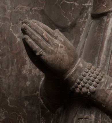 Zdjęcie nr 25: Nagrobek Grzegorza i Katarzyny Branickich znajduje się w kaplicy rodowej pod wezwaniem Najświętszej Marii Panny, na ścianie południowej, naprzeciwko wejścia. Składa się z trójosiowego cokołu i potrójnej filarowo-kolumnowej arkady z klęczącymi postaciami zmarłych po bokach adorujących znajdującą się pośrodku scenę ze zmartwychwstałym Chrystusem ukazującym się niewiernemu Tomaszowi. Całość wieńczy półkolista arkada z herbami Gryf i Kotwicz i tablicami inskrypcyjnymi. 
Dolna część artykułowa lizenami ozdobionymi motywami kandelabrowymi. W polu środkowym czaszka ze skrzyżowanymi piszczelami z inskrypcją w górnej i dolnej części: „POWIEDZ SVIETA [M]ADROSCI IESLI ZE SMIERC ZIWA / CZI MARTWA IESLI MARTWA CZEMV ZIWĄ BIWA / MALOWANA A IESLI ZIWA SMIERCIĄ CZEMV / ZOWIĄ IĄ NAD TO ZYWOT PRZECZ BIERZE KOZI/DEMV / TA IEST NA TWE PITANIE ODPOWIEC PRAWDZIWA / GDI TI ZYESZ SMIERC MARTVA GDY VMIERAS ZIWA / A IESLI ZLA CZI DOBRA CHCZES WIEDZIEC LI O TYM / IAKIS SĄM TAKĄ SMIELE SMIERC MIEĆ BĘDZIESZ PO TYM”. Na lewym polu inskrypcja „CO ZA DZIW ZEM POPIOLEM / WIEDZCIE ZESCIE WY / IAKO IA TENZE POPIOL, TO / IEDNO ZE ZYWY / BO GDIM SIĘ W PROCH ROSSIPAL / DOPIROM PRAWDZIWIE DOSZEDL, ZE CZLOWIEK TYMZE / PROCHEM CHOCIA ZYWIE / PATRZ ZE ZYWY POPIELIE A / TO POMNI SOBIE / ZES NA SWIECIE POPIOLEM / POPIOLEM I W GROBIE / A ZASZ NIEWIES CZYMEM BYL / A TERAZEM IAKI / OGLIANDAI, VWAZAIACZ ZE / SAM BEDZIESZ TAKI / BYLEM TERAS MIE NIE MASZ / IAK BIM TISZ NA SWIECIE / NIE BYL WY DZIS IESTESCIE / IUTRO NIEBEDZIECIE”. W polu cokołu „KTO TV LEZY POBOZNOSC / CNOTA OBYCZAIE / IAKICH NIERYCHLO VIZRĄ / BLISKO LEGLE KRAIE / IAKOSZ IE TAK MALY KĄT / MOGL ZACHOWAC W SOBIE / CZOSZ ALBO CNOTI LVCZKIE / GRZEBIĄ SCZIALEM W GROBIE / TILKOC TV CIALO LIEZY LIECZ / DVSZA W PRZESTRONE / NIEBIESKIE GMACHI WESŁA / KĘDI NIEZLICZONE / LATA POWIEDZIE. CZEMV IZE / MATKĄ BYLA / NIERZKAC POTOMSTWV ALIE / I SIROTOM SILA / TAKCI ZYWOT ZYWOTEM BYWA ZAKVPIONY / DOBRI FRIMARK DAC PLOCHI / ZA ON NIESKONCZONY”. Cokół zamyka wąski, silnie wysunięty gzyms z kimationem jońskim.
Trójosiowy podział nagrobka jest zachowany w partii środkowej, składającej się z trzech arkadowych wnęk, z których środkowa ujęta jest wolnostojącymi kolumnami jońskimi pokrytymi spiralnie ułożonymi pasami z motywem wici roślinnej, a sąsiednie od zewnątrz flankowane filarami pokrytymi motywami kandelabrowymi. W niezbyt głębokich niszach, których podniebienia zdobią kasetony z rozetami w kluczach uskrzydlone główki aniołków umieszczono wykonane w marmurze pińczowskim płaskorzeźby Chrystusa Zmartwychwstałego i adorujących go zmarłych, Grzegorza i Katarzynę Branickich. 
Zbawiciel jest ujęty całopostaciowo, frontalnie, w niewielkim wykroku, z głową zwróconą lekko do klęczącego po prawej stronie św. Tomasza. Jego ciało jest smukłe, wąskie w ramionach, z zaznaczonymi żebrami i mięśniami, osłonięte przewiązaną na biodrach szatą i płaszczem na lewym ramieniu. Chrystus ma pociągłą twarz, o wysokim czole, szerokich kościach policzkowych, wydatnym nosie i z głębokimi oczodołami. Przedstawiony został z długimi wąsami i brodą oraz opadającymi na ramiona, kręconymi włosami. W lewej ręce trzyma chorągiew i podtrzymuje szatę, a prawą rękę ma opuszczoną ku dołowi. 
Święty Tomasz ukazany jest z profilu, w szacie podwójnie przewiązanej w pasie sznurem i przerzuconym przez lewe ramie płaszczem. Twarz z brodą i długimi włosami, odwrócona w stronę Chrystusa. Do góry unosi również prawą rękę, zachowaną tylko do łokcia, lewą rękę trzyma ponad pasem. Figura mężczyzny wyrzeźbiona w kamieniu, polichromowana, przysłania wieniec z obłoków i uskrzydlonych głów puttów otaczający Chrystusa. 
Postacie stoją na podwójnym postumencie. W jego górnej części wyryto sentencję łacińską na prostokątnej tablicy umieszczonej w ozdobnym kartuszu, z zawiniętym spiralnie wycięciem krawędzi górnej i z dodaną w krawędzi dolnej główką uskrzydlonego putta. Napis na postumencie: „PER QVEM ET NOS / RESVRGERE DEVOTA / MENTE, CREDIMVS”. Na płycie poniżej płaskorzeźbione, leżące na prawym boku putto podpierające głowę na prawej ręce, natomiast w lewej trzymające klepsydrę. Nagie ciało, lekko przysłonięte draperią, spoczywa na poduszce z dwoma pomponami. Prawa noga jest wyprostowana, lewa zgięta w kolanie. Twarz pucołowata, z otwartymi oczami, otoczona gęstymi puklami loków. Przed dzieckiem leży czaszka. Nad nim znajduje się grawerowany kartusz z napisem: „HODIE MIHI / CRAS TIBI”. 
W arkadzie po lewej stronie przedstawiony został w trzech czwartych, zwrócony ramionami do widza Grzegorz Branicki. Postać klęczy na poduszce, szerokie dłonie złożone ma razem na piersiach, a głowę lekko uniesioną. Twarz Branickiego o pociągłych rysach, szerokich kościach policzkowych i dużych oczach, z wysokim czołem przysłoniętym zaczesanymi do przodu włosami. Ukazany z wąsami i długą, pofalowaną brodą. Ubrany jest w pełną, dekorowaną zbroję, spod której wystaje jaka i nogawice. Na szyi zawieszony łańcuch, a u stóp ostrogi. Przy nogach Branickiego leżą rękawice i hełm z trzema piórami. Nad głową wznoszą się panoplia, złożone z okrągłej tarczy i skrzyżowanych miecza, szabli, buławy, łuku, kołczanu ze strzałami i włóczni.
Po lewej stronie arkadę wypełnia ujęta z profilu, postać klęczącej na dwóch kolanach Katarzyny Branickiej. Jest ubrana w długą szubę, opadającą sztywnymi, rozchodzącymi się fałdami, u dołu załamującymi się, które zasłaniają sylwetkę. Na głowie ma czepiec przysłaniający włosy i podwikę. Twarz o łagodnych rysach, z długim nosem, małymi ustami i lekko zadartym podbródkiem. Ręce złożone razem na piersiach. Na palcach wskazującym i serdecznym lewej dłoni pierścienie, a ponad nadgarstkiem czterokrotnie nawinięty różaniec. Ponad figurą płaskorzeźbione tondo z Matką Boską z Dzieciątkiem otoczonymi wieńcem obłoków. Maria siedzi, ubrana w długą suknię, z welonem na głowie, z płaszczem zarzuconym na ramiona, którym lekko okrywa nagie Dzieciątko.
Zwieńczenie nagrobka o brzegach inkrustowanych marmurowymi kołami i elipsami, ujęte ornamentalnymi uszami, jest zakończone pasem z zawijającymi się do środkami kartuszami i równolegle ułożonymi liśćmi akantu. Tympanon wypełnia dekoracja złożona z czterech kartuszy: dwóch owalnych na tle paludamentu, zwieńczonych uskrzydloną główką anioła z godłami herbów Gryf i Kotwicz i dwóch podłużnych z inskrypcjami. Na tablicy po lewej stronie inskrypcja: „MAGNIFICO D(OMI)NO GREGORIO A RUSCA BRANICZKI OLIM VENA/TORI ET BURGRABIO CRAC(OVIENSI) CAPITANEO NIEPOŁOMIECEN(SI) VIRO / INTEGERRIMO DE REGIBVS SVIS ET RE PVB(LICA) BENE MERITO RELIGIO/NIS CATHOLICE AMANTISSIMO AMICIS FIDELISSIMO, OMNIBVS AFFABI/LI ET BENIGNO JOANNES A RUSCA BRANICZKI VENATOR CRACO(VIENSIS) CAPITANEVS NIEPOŁOMICEN(SI) MESTVS FILIUS PARENTI CHA/RISSIMO POSVIT OBYT 9 MAII A(NNO) D(OMINI) 1595 AETATIS SUE 60”. Napis wykuty po prawej stronie: “MAGNIFICAE D(OMI)NE CATHARINAE MAGNIFICI OLIM D(OMI)NI AUGUSTINI / KOTFICZ D(OMINI) SIGISMVNDI I POLONIAE REGIS STABVLI PREFECTI / VEXILIFERISQUE CURIE ET BURGRABY CRACO(VIENSIS) FILIE MATRONAE / LECTISSIME QVE CVM PVDORE ET MORVM MIRA ELEGANTIA / MARITI SUMMUM AMOREM VIRTUTE ET MODESTIA OMNIVM BENE/VOLENTIAM MERVISSET ACERBISSIMA MORTE AB OCVLIS EREPTA EST / IDEM FILIUS MATRI AMANTISSIME CVM LACRIMIS POSVIT. OBYT / 8 OCTOBRIS A(NNO) D)OMINI) 1588 AETATIS SUE 38". 
