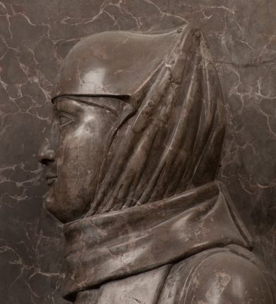 Zdjęcie nr 26: Nagrobek Grzegorza i Katarzyny Branickich znajduje się w kaplicy rodowej pod wezwaniem Najświętszej Marii Panny, na ścianie południowej, naprzeciwko wejścia. Składa się z trójosiowego cokołu i potrójnej filarowo-kolumnowej arkady z klęczącymi postaciami zmarłych po bokach adorujących znajdującą się pośrodku scenę ze zmartwychwstałym Chrystusem ukazującym się niewiernemu Tomaszowi. Całość wieńczy półkolista arkada z herbami Gryf i Kotwicz i tablicami inskrypcyjnymi. 
Dolna część artykułowa lizenami ozdobionymi motywami kandelabrowymi. W polu środkowym czaszka ze skrzyżowanymi piszczelami z inskrypcją w górnej i dolnej części: „POWIEDZ SVIETA [M]ADROSCI IESLI ZE SMIERC ZIWA / CZI MARTWA IESLI MARTWA CZEMV ZIWĄ BIWA / MALOWANA A IESLI ZIWA SMIERCIĄ CZEMV / ZOWIĄ IĄ NAD TO ZYWOT PRZECZ BIERZE KOZI/DEMV / TA IEST NA TWE PITANIE ODPOWIEC PRAWDZIWA / GDI TI ZYESZ SMIERC MARTVA GDY VMIERAS ZIWA / A IESLI ZLA CZI DOBRA CHCZES WIEDZIEC LI O TYM / IAKIS SĄM TAKĄ SMIELE SMIERC MIEĆ BĘDZIESZ PO TYM”. Na lewym polu inskrypcja „CO ZA DZIW ZEM POPIOLEM / WIEDZCIE ZESCIE WY / IAKO IA TENZE POPIOL, TO / IEDNO ZE ZYWY / BO GDIM SIĘ W PROCH ROSSIPAL / DOPIROM PRAWDZIWIE DOSZEDL, ZE CZLOWIEK TYMZE / PROCHEM CHOCIA ZYWIE / PATRZ ZE ZYWY POPIELIE A / TO POMNI SOBIE / ZES NA SWIECIE POPIOLEM / POPIOLEM I W GROBIE / A ZASZ NIEWIES CZYMEM BYL / A TERAZEM IAKI / OGLIANDAI, VWAZAIACZ ZE / SAM BEDZIESZ TAKI / BYLEM TERAS MIE NIE MASZ / IAK BIM TISZ NA SWIECIE / NIE BYL WY DZIS IESTESCIE / IUTRO NIEBEDZIECIE”. W polu cokołu „KTO TV LEZY POBOZNOSC / CNOTA OBYCZAIE / IAKICH NIERYCHLO VIZRĄ / BLISKO LEGLE KRAIE / IAKOSZ IE TAK MALY KĄT / MOGL ZACHOWAC W SOBIE / CZOSZ ALBO CNOTI LVCZKIE / GRZEBIĄ SCZIALEM W GROBIE / TILKOC TV CIALO LIEZY LIECZ / DVSZA W PRZESTRONE / NIEBIESKIE GMACHI WESŁA / KĘDI NIEZLICZONE / LATA POWIEDZIE. CZEMV IZE / MATKĄ BYLA / NIERZKAC POTOMSTWV ALIE / I SIROTOM SILA / TAKCI ZYWOT ZYWOTEM BYWA ZAKVPIONY / DOBRI FRIMARK DAC PLOCHI / ZA ON NIESKONCZONY”. Cokół zamyka wąski, silnie wysunięty gzyms z kimationem jońskim.
Trójosiowy podział nagrobka jest zachowany w partii środkowej, składającej się z trzech arkadowych wnęk, z których środkowa ujęta jest wolnostojącymi kolumnami jońskimi pokrytymi spiralnie ułożonymi pasami z motywem wici roślinnej, a sąsiednie od zewnątrz flankowane filarami pokrytymi motywami kandelabrowymi. W niezbyt głębokich niszach, których podniebienia zdobią kasetony z rozetami w kluczach uskrzydlone główki aniołków umieszczono wykonane w marmurze pińczowskim płaskorzeźby Chrystusa Zmartwychwstałego i adorujących go zmarłych, Grzegorza i Katarzynę Branickich. 
Zbawiciel jest ujęty całopostaciowo, frontalnie, w niewielkim wykroku, z głową zwróconą lekko do klęczącego po prawej stronie św. Tomasza. Jego ciało jest smukłe, wąskie w ramionach, z zaznaczonymi żebrami i mięśniami, osłonięte przewiązaną na biodrach szatą i płaszczem na lewym ramieniu. Chrystus ma pociągłą twarz, o wysokim czole, szerokich kościach policzkowych, wydatnym nosie i z głębokimi oczodołami. Przedstawiony został z długimi wąsami i brodą oraz opadającymi na ramiona, kręconymi włosami. W lewej ręce trzyma chorągiew i podtrzymuje szatę, a prawą rękę ma opuszczoną ku dołowi. 
Święty Tomasz ukazany jest z profilu, w szacie podwójnie przewiązanej w pasie sznurem i przerzuconym przez lewe ramie płaszczem. Twarz z brodą i długimi włosami, odwrócona w stronę Chrystusa. Do góry unosi również prawą rękę, zachowaną tylko do łokcia, lewą rękę trzyma ponad pasem. Figura mężczyzny wyrzeźbiona w kamieniu, polichromowana, przysłania wieniec z obłoków i uskrzydlonych głów puttów otaczający Chrystusa. 
Postacie stoją na podwójnym postumencie. W jego górnej części wyryto sentencję łacińską na prostokątnej tablicy umieszczonej w ozdobnym kartuszu, z zawiniętym spiralnie wycięciem krawędzi górnej i z dodaną w krawędzi dolnej główką uskrzydlonego putta. Napis na postumencie: „PER QVEM ET NOS / RESVRGERE DEVOTA / MENTE, CREDIMVS”. Na płycie poniżej płaskorzeźbione, leżące na prawym boku putto podpierające głowę na prawej ręce, natomiast w lewej trzymające klepsydrę. Nagie ciało, lekko przysłonięte draperią, spoczywa na poduszce z dwoma pomponami. Prawa noga jest wyprostowana, lewa zgięta w kolanie. Twarz pucołowata, z otwartymi oczami, otoczona gęstymi puklami loków. Przed dzieckiem leży czaszka. Nad nim znajduje się grawerowany kartusz z napisem: „HODIE MIHI / CRAS TIBI”. 
W arkadzie po lewej stronie przedstawiony został w trzech czwartych, zwrócony ramionami do widza Grzegorz Branicki. Postać klęczy na poduszce, szerokie dłonie złożone ma razem na piersiach, a głowę lekko uniesioną. Twarz Branickiego o pociągłych rysach, szerokich kościach policzkowych i dużych oczach, z wysokim czołem przysłoniętym zaczesanymi do przodu włosami. Ukazany z wąsami i długą, pofalowaną brodą. Ubrany jest w pełną, dekorowaną zbroję, spod której wystaje jaka i nogawice. Na szyi zawieszony łańcuch, a u stóp ostrogi. Przy nogach Branickiego leżą rękawice i hełm z trzema piórami. Nad głową wznoszą się panoplia, złożone z okrągłej tarczy i skrzyżowanych miecza, szabli, buławy, łuku, kołczanu ze strzałami i włóczni.
Po lewej stronie arkadę wypełnia ujęta z profilu, postać klęczącej na dwóch kolanach Katarzyny Branickiej. Jest ubrana w długą szubę, opadającą sztywnymi, rozchodzącymi się fałdami, u dołu załamującymi się, które zasłaniają sylwetkę. Na głowie ma czepiec przysłaniający włosy i podwikę. Twarz o łagodnych rysach, z długim nosem, małymi ustami i lekko zadartym podbródkiem. Ręce złożone razem na piersiach. Na palcach wskazującym i serdecznym lewej dłoni pierścienie, a ponad nadgarstkiem czterokrotnie nawinięty różaniec. Ponad figurą płaskorzeźbione tondo z Matką Boską z Dzieciątkiem otoczonymi wieńcem obłoków. Maria siedzi, ubrana w długą suknię, z welonem na głowie, z płaszczem zarzuconym na ramiona, którym lekko okrywa nagie Dzieciątko.
Zwieńczenie nagrobka o brzegach inkrustowanych marmurowymi kołami i elipsami, ujęte ornamentalnymi uszami, jest zakończone pasem z zawijającymi się do środkami kartuszami i równolegle ułożonymi liśćmi akantu. Tympanon wypełnia dekoracja złożona z czterech kartuszy: dwóch owalnych na tle paludamentu, zwieńczonych uskrzydloną główką anioła z godłami herbów Gryf i Kotwicz i dwóch podłużnych z inskrypcjami. Na tablicy po lewej stronie inskrypcja: „MAGNIFICO D(OMI)NO GREGORIO A RUSCA BRANICZKI OLIM VENA/TORI ET BURGRABIO CRAC(OVIENSI) CAPITANEO NIEPOŁOMIECEN(SI) VIRO / INTEGERRIMO DE REGIBVS SVIS ET RE PVB(LICA) BENE MERITO RELIGIO/NIS CATHOLICE AMANTISSIMO AMICIS FIDELISSIMO, OMNIBVS AFFABI/LI ET BENIGNO JOANNES A RUSCA BRANICZKI VENATOR CRACO(VIENSIS) CAPITANEVS NIEPOŁOMICEN(SI) MESTVS FILIUS PARENTI CHA/RISSIMO POSVIT OBYT 9 MAII A(NNO) D(OMINI) 1595 AETATIS SUE 60”. Napis wykuty po prawej stronie: “MAGNIFICAE D(OMI)NE CATHARINAE MAGNIFICI OLIM D(OMI)NI AUGUSTINI / KOTFICZ D(OMINI) SIGISMVNDI I POLONIAE REGIS STABVLI PREFECTI / VEXILIFERISQUE CURIE ET BURGRABY CRACO(VIENSIS) FILIE MATRONAE / LECTISSIME QVE CVM PVDORE ET MORVM MIRA ELEGANTIA / MARITI SUMMUM AMOREM VIRTUTE ET MODESTIA OMNIVM BENE/VOLENTIAM MERVISSET ACERBISSIMA MORTE AB OCVLIS EREPTA EST / IDEM FILIUS MATRI AMANTISSIME CVM LACRIMIS POSVIT. OBYT / 8 OCTOBRIS A(NNO) D)OMINI) 1588 AETATIS SUE 38". 
