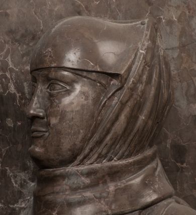 Zdjęcie nr 27: Nagrobek Grzegorza i Katarzyny Branickich znajduje się w kaplicy rodowej pod wezwaniem Najświętszej Marii Panny, na ścianie południowej, naprzeciwko wejścia. Składa się z trójosiowego cokołu i potrójnej filarowo-kolumnowej arkady z klęczącymi postaciami zmarłych po bokach adorujących znajdującą się pośrodku scenę ze zmartwychwstałym Chrystusem ukazującym się niewiernemu Tomaszowi. Całość wieńczy półkolista arkada z herbami Gryf i Kotwicz i tablicami inskrypcyjnymi. 
Dolna część artykułowa lizenami ozdobionymi motywami kandelabrowymi. W polu środkowym czaszka ze skrzyżowanymi piszczelami z inskrypcją w górnej i dolnej części: „POWIEDZ SVIETA [M]ADROSCI IESLI ZE SMIERC ZIWA / CZI MARTWA IESLI MARTWA CZEMV ZIWĄ BIWA / MALOWANA A IESLI ZIWA SMIERCIĄ CZEMV / ZOWIĄ IĄ NAD TO ZYWOT PRZECZ BIERZE KOZI/DEMV / TA IEST NA TWE PITANIE ODPOWIEC PRAWDZIWA / GDI TI ZYESZ SMIERC MARTVA GDY VMIERAS ZIWA / A IESLI ZLA CZI DOBRA CHCZES WIEDZIEC LI O TYM / IAKIS SĄM TAKĄ SMIELE SMIERC MIEĆ BĘDZIESZ PO TYM”. Na lewym polu inskrypcja „CO ZA DZIW ZEM POPIOLEM / WIEDZCIE ZESCIE WY / IAKO IA TENZE POPIOL, TO / IEDNO ZE ZYWY / BO GDIM SIĘ W PROCH ROSSIPAL / DOPIROM PRAWDZIWIE DOSZEDL, ZE CZLOWIEK TYMZE / PROCHEM CHOCIA ZYWIE / PATRZ ZE ZYWY POPIELIE A / TO POMNI SOBIE / ZES NA SWIECIE POPIOLEM / POPIOLEM I W GROBIE / A ZASZ NIEWIES CZYMEM BYL / A TERAZEM IAKI / OGLIANDAI, VWAZAIACZ ZE / SAM BEDZIESZ TAKI / BYLEM TERAS MIE NIE MASZ / IAK BIM TISZ NA SWIECIE / NIE BYL WY DZIS IESTESCIE / IUTRO NIEBEDZIECIE”. W polu cokołu „KTO TV LEZY POBOZNOSC / CNOTA OBYCZAIE / IAKICH NIERYCHLO VIZRĄ / BLISKO LEGLE KRAIE / IAKOSZ IE TAK MALY KĄT / MOGL ZACHOWAC W SOBIE / CZOSZ ALBO CNOTI LVCZKIE / GRZEBIĄ SCZIALEM W GROBIE / TILKOC TV CIALO LIEZY LIECZ / DVSZA W PRZESTRONE / NIEBIESKIE GMACHI WESŁA / KĘDI NIEZLICZONE / LATA POWIEDZIE. CZEMV IZE / MATKĄ BYLA / NIERZKAC POTOMSTWV ALIE / I SIROTOM SILA / TAKCI ZYWOT ZYWOTEM BYWA ZAKVPIONY / DOBRI FRIMARK DAC PLOCHI / ZA ON NIESKONCZONY”. Cokół zamyka wąski, silnie wysunięty gzyms z kimationem jońskim.
Trójosiowy podział nagrobka jest zachowany w partii środkowej, składającej się z trzech arkadowych wnęk, z których środkowa ujęta jest wolnostojącymi kolumnami jońskimi pokrytymi spiralnie ułożonymi pasami z motywem wici roślinnej, a sąsiednie od zewnątrz flankowane filarami pokrytymi motywami kandelabrowymi. W niezbyt głębokich niszach, których podniebienia zdobią kasetony z rozetami w kluczach uskrzydlone główki aniołków umieszczono wykonane w marmurze pińczowskim płaskorzeźby Chrystusa Zmartwychwstałego i adorujących go zmarłych, Grzegorza i Katarzynę Branickich. 
Zbawiciel jest ujęty całopostaciowo, frontalnie, w niewielkim wykroku, z głową zwróconą lekko do klęczącego po prawej stronie św. Tomasza. Jego ciało jest smukłe, wąskie w ramionach, z zaznaczonymi żebrami i mięśniami, osłonięte przewiązaną na biodrach szatą i płaszczem na lewym ramieniu. Chrystus ma pociągłą twarz, o wysokim czole, szerokich kościach policzkowych, wydatnym nosie i z głębokimi oczodołami. Przedstawiony został z długimi wąsami i brodą oraz opadającymi na ramiona, kręconymi włosami. W lewej ręce trzyma chorągiew i podtrzymuje szatę, a prawą rękę ma opuszczoną ku dołowi. 
Święty Tomasz ukazany jest z profilu, w szacie podwójnie przewiązanej w pasie sznurem i przerzuconym przez lewe ramie płaszczem. Twarz z brodą i długimi włosami, odwrócona w stronę Chrystusa. Do góry unosi również prawą rękę, zachowaną tylko do łokcia, lewą rękę trzyma ponad pasem. Figura mężczyzny wyrzeźbiona w kamieniu, polichromowana, przysłania wieniec z obłoków i uskrzydlonych głów puttów otaczający Chrystusa. 
Postacie stoją na podwójnym postumencie. W jego górnej części wyryto sentencję łacińską na prostokątnej tablicy umieszczonej w ozdobnym kartuszu, z zawiniętym spiralnie wycięciem krawędzi górnej i z dodaną w krawędzi dolnej główką uskrzydlonego putta. Napis na postumencie: „PER QVEM ET NOS / RESVRGERE DEVOTA / MENTE, CREDIMVS”. Na płycie poniżej płaskorzeźbione, leżące na prawym boku putto podpierające głowę na prawej ręce, natomiast w lewej trzymające klepsydrę. Nagie ciało, lekko przysłonięte draperią, spoczywa na poduszce z dwoma pomponami. Prawa noga jest wyprostowana, lewa zgięta w kolanie. Twarz pucołowata, z otwartymi oczami, otoczona gęstymi puklami loków. Przed dzieckiem leży czaszka. Nad nim znajduje się grawerowany kartusz z napisem: „HODIE MIHI / CRAS TIBI”. 
W arkadzie po lewej stronie przedstawiony został w trzech czwartych, zwrócony ramionami do widza Grzegorz Branicki. Postać klęczy na poduszce, szerokie dłonie złożone ma razem na piersiach, a głowę lekko uniesioną. Twarz Branickiego o pociągłych rysach, szerokich kościach policzkowych i dużych oczach, z wysokim czołem przysłoniętym zaczesanymi do przodu włosami. Ukazany z wąsami i długą, pofalowaną brodą. Ubrany jest w pełną, dekorowaną zbroję, spod której wystaje jaka i nogawice. Na szyi zawieszony łańcuch, a u stóp ostrogi. Przy nogach Branickiego leżą rękawice i hełm z trzema piórami. Nad głową wznoszą się panoplia, złożone z okrągłej tarczy i skrzyżowanych miecza, szabli, buławy, łuku, kołczanu ze strzałami i włóczni.
Po lewej stronie arkadę wypełnia ujęta z profilu, postać klęczącej na dwóch kolanach Katarzyny Branickiej. Jest ubrana w długą szubę, opadającą sztywnymi, rozchodzącymi się fałdami, u dołu załamującymi się, które zasłaniają sylwetkę. Na głowie ma czepiec przysłaniający włosy i podwikę. Twarz o łagodnych rysach, z długim nosem, małymi ustami i lekko zadartym podbródkiem. Ręce złożone razem na piersiach. Na palcach wskazującym i serdecznym lewej dłoni pierścienie, a ponad nadgarstkiem czterokrotnie nawinięty różaniec. Ponad figurą płaskorzeźbione tondo z Matką Boską z Dzieciątkiem otoczonymi wieńcem obłoków. Maria siedzi, ubrana w długą suknię, z welonem na głowie, z płaszczem zarzuconym na ramiona, którym lekko okrywa nagie Dzieciątko.
Zwieńczenie nagrobka o brzegach inkrustowanych marmurowymi kołami i elipsami, ujęte ornamentalnymi uszami, jest zakończone pasem z zawijającymi się do środkami kartuszami i równolegle ułożonymi liśćmi akantu. Tympanon wypełnia dekoracja złożona z czterech kartuszy: dwóch owalnych na tle paludamentu, zwieńczonych uskrzydloną główką anioła z godłami herbów Gryf i Kotwicz i dwóch podłużnych z inskrypcjami. Na tablicy po lewej stronie inskrypcja: „MAGNIFICO D(OMI)NO GREGORIO A RUSCA BRANICZKI OLIM VENA/TORI ET BURGRABIO CRAC(OVIENSI) CAPITANEO NIEPOŁOMIECEN(SI) VIRO / INTEGERRIMO DE REGIBVS SVIS ET RE PVB(LICA) BENE MERITO RELIGIO/NIS CATHOLICE AMANTISSIMO AMICIS FIDELISSIMO, OMNIBVS AFFABI/LI ET BENIGNO JOANNES A RUSCA BRANICZKI VENATOR CRACO(VIENSIS) CAPITANEVS NIEPOŁOMICEN(SI) MESTVS FILIUS PARENTI CHA/RISSIMO POSVIT OBYT 9 MAII A(NNO) D(OMINI) 1595 AETATIS SUE 60”. Napis wykuty po prawej stronie: “MAGNIFICAE D(OMI)NE CATHARINAE MAGNIFICI OLIM D(OMI)NI AUGUSTINI / KOTFICZ D(OMINI) SIGISMVNDI I POLONIAE REGIS STABVLI PREFECTI / VEXILIFERISQUE CURIE ET BURGRABY CRACO(VIENSIS) FILIE MATRONAE / LECTISSIME QVE CVM PVDORE ET MORVM MIRA ELEGANTIA / MARITI SUMMUM AMOREM VIRTUTE ET MODESTIA OMNIVM BENE/VOLENTIAM MERVISSET ACERBISSIMA MORTE AB OCVLIS EREPTA EST / IDEM FILIUS MATRI AMANTISSIME CVM LACRIMIS POSVIT. OBYT / 8 OCTOBRIS A(NNO) D)OMINI) 1588 AETATIS SUE 38". 
