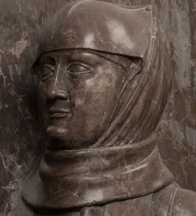 Zdjęcie nr 29: Nagrobek Grzegorza i Katarzyny Branickich znajduje się w kaplicy rodowej pod wezwaniem Najświętszej Marii Panny, na ścianie południowej, naprzeciwko wejścia. Składa się z trójosiowego cokołu i potrójnej filarowo-kolumnowej arkady z klęczącymi postaciami zmarłych po bokach adorujących znajdującą się pośrodku scenę ze zmartwychwstałym Chrystusem ukazującym się niewiernemu Tomaszowi. Całość wieńczy półkolista arkada z herbami Gryf i Kotwicz i tablicami inskrypcyjnymi. 
Dolna część artykułowa lizenami ozdobionymi motywami kandelabrowymi. W polu środkowym czaszka ze skrzyżowanymi piszczelami z inskrypcją w górnej i dolnej części: „POWIEDZ SVIETA [M]ADROSCI IESLI ZE SMIERC ZIWA / CZI MARTWA IESLI MARTWA CZEMV ZIWĄ BIWA / MALOWANA A IESLI ZIWA SMIERCIĄ CZEMV / ZOWIĄ IĄ NAD TO ZYWOT PRZECZ BIERZE KOZI/DEMV / TA IEST NA TWE PITANIE ODPOWIEC PRAWDZIWA / GDI TI ZYESZ SMIERC MARTVA GDY VMIERAS ZIWA / A IESLI ZLA CZI DOBRA CHCZES WIEDZIEC LI O TYM / IAKIS SĄM TAKĄ SMIELE SMIERC MIEĆ BĘDZIESZ PO TYM”. Na lewym polu inskrypcja „CO ZA DZIW ZEM POPIOLEM / WIEDZCIE ZESCIE WY / IAKO IA TENZE POPIOL, TO / IEDNO ZE ZYWY / BO GDIM SIĘ W PROCH ROSSIPAL / DOPIROM PRAWDZIWIE DOSZEDL, ZE CZLOWIEK TYMZE / PROCHEM CHOCIA ZYWIE / PATRZ ZE ZYWY POPIELIE A / TO POMNI SOBIE / ZES NA SWIECIE POPIOLEM / POPIOLEM I W GROBIE / A ZASZ NIEWIES CZYMEM BYL / A TERAZEM IAKI / OGLIANDAI, VWAZAIACZ ZE / SAM BEDZIESZ TAKI / BYLEM TERAS MIE NIE MASZ / IAK BIM TISZ NA SWIECIE / NIE BYL WY DZIS IESTESCIE / IUTRO NIEBEDZIECIE”. W polu cokołu „KTO TV LEZY POBOZNOSC / CNOTA OBYCZAIE / IAKICH NIERYCHLO VIZRĄ / BLISKO LEGLE KRAIE / IAKOSZ IE TAK MALY KĄT / MOGL ZACHOWAC W SOBIE / CZOSZ ALBO CNOTI LVCZKIE / GRZEBIĄ SCZIALEM W GROBIE / TILKOC TV CIALO LIEZY LIECZ / DVSZA W PRZESTRONE / NIEBIESKIE GMACHI WESŁA / KĘDI NIEZLICZONE / LATA POWIEDZIE. CZEMV IZE / MATKĄ BYLA / NIERZKAC POTOMSTWV ALIE / I SIROTOM SILA / TAKCI ZYWOT ZYWOTEM BYWA ZAKVPIONY / DOBRI FRIMARK DAC PLOCHI / ZA ON NIESKONCZONY”. Cokół zamyka wąski, silnie wysunięty gzyms z kimationem jońskim.
Trójosiowy podział nagrobka jest zachowany w partii środkowej, składającej się z trzech arkadowych wnęk, z których środkowa ujęta jest wolnostojącymi kolumnami jońskimi pokrytymi spiralnie ułożonymi pasami z motywem wici roślinnej, a sąsiednie od zewnątrz flankowane filarami pokrytymi motywami kandelabrowymi. W niezbyt głębokich niszach, których podniebienia zdobią kasetony z rozetami w kluczach uskrzydlone główki aniołków umieszczono wykonane w marmurze pińczowskim płaskorzeźby Chrystusa Zmartwychwstałego i adorujących go zmarłych, Grzegorza i Katarzynę Branickich. 
Zbawiciel jest ujęty całopostaciowo, frontalnie, w niewielkim wykroku, z głową zwróconą lekko do klęczącego po prawej stronie św. Tomasza. Jego ciało jest smukłe, wąskie w ramionach, z zaznaczonymi żebrami i mięśniami, osłonięte przewiązaną na biodrach szatą i płaszczem na lewym ramieniu. Chrystus ma pociągłą twarz, o wysokim czole, szerokich kościach policzkowych, wydatnym nosie i z głębokimi oczodołami. Przedstawiony został z długimi wąsami i brodą oraz opadającymi na ramiona, kręconymi włosami. W lewej ręce trzyma chorągiew i podtrzymuje szatę, a prawą rękę ma opuszczoną ku dołowi. 
Święty Tomasz ukazany jest z profilu, w szacie podwójnie przewiązanej w pasie sznurem i przerzuconym przez lewe ramie płaszczem. Twarz z brodą i długimi włosami, odwrócona w stronę Chrystusa. Do góry unosi również prawą rękę, zachowaną tylko do łokcia, lewą rękę trzyma ponad pasem. Figura mężczyzny wyrzeźbiona w kamieniu, polichromowana, przysłania wieniec z obłoków i uskrzydlonych głów puttów otaczający Chrystusa. 
Postacie stoją na podwójnym postumencie. W jego górnej części wyryto sentencję łacińską na prostokątnej tablicy umieszczonej w ozdobnym kartuszu, z zawiniętym spiralnie wycięciem krawędzi górnej i z dodaną w krawędzi dolnej główką uskrzydlonego putta. Napis na postumencie: „PER QVEM ET NOS / RESVRGERE DEVOTA / MENTE, CREDIMVS”. Na płycie poniżej płaskorzeźbione, leżące na prawym boku putto podpierające głowę na prawej ręce, natomiast w lewej trzymające klepsydrę. Nagie ciało, lekko przysłonięte draperią, spoczywa na poduszce z dwoma pomponami. Prawa noga jest wyprostowana, lewa zgięta w kolanie. Twarz pucołowata, z otwartymi oczami, otoczona gęstymi puklami loków. Przed dzieckiem leży czaszka. Nad nim znajduje się grawerowany kartusz z napisem: „HODIE MIHI / CRAS TIBI”. 
W arkadzie po lewej stronie przedstawiony został w trzech czwartych, zwrócony ramionami do widza Grzegorz Branicki. Postać klęczy na poduszce, szerokie dłonie złożone ma razem na piersiach, a głowę lekko uniesioną. Twarz Branickiego o pociągłych rysach, szerokich kościach policzkowych i dużych oczach, z wysokim czołem przysłoniętym zaczesanymi do przodu włosami. Ukazany z wąsami i długą, pofalowaną brodą. Ubrany jest w pełną, dekorowaną zbroję, spod której wystaje jaka i nogawice. Na szyi zawieszony łańcuch, a u stóp ostrogi. Przy nogach Branickiego leżą rękawice i hełm z trzema piórami. Nad głową wznoszą się panoplia, złożone z okrągłej tarczy i skrzyżowanych miecza, szabli, buławy, łuku, kołczanu ze strzałami i włóczni.
Po lewej stronie arkadę wypełnia ujęta z profilu, postać klęczącej na dwóch kolanach Katarzyny Branickiej. Jest ubrana w długą szubę, opadającą sztywnymi, rozchodzącymi się fałdami, u dołu załamującymi się, które zasłaniają sylwetkę. Na głowie ma czepiec przysłaniający włosy i podwikę. Twarz o łagodnych rysach, z długim nosem, małymi ustami i lekko zadartym podbródkiem. Ręce złożone razem na piersiach. Na palcach wskazującym i serdecznym lewej dłoni pierścienie, a ponad nadgarstkiem czterokrotnie nawinięty różaniec. Ponad figurą płaskorzeźbione tondo z Matką Boską z Dzieciątkiem otoczonymi wieńcem obłoków. Maria siedzi, ubrana w długą suknię, z welonem na głowie, z płaszczem zarzuconym na ramiona, którym lekko okrywa nagie Dzieciątko.
Zwieńczenie nagrobka o brzegach inkrustowanych marmurowymi kołami i elipsami, ujęte ornamentalnymi uszami, jest zakończone pasem z zawijającymi się do środkami kartuszami i równolegle ułożonymi liśćmi akantu. Tympanon wypełnia dekoracja złożona z czterech kartuszy: dwóch owalnych na tle paludamentu, zwieńczonych uskrzydloną główką anioła z godłami herbów Gryf i Kotwicz i dwóch podłużnych z inskrypcjami. Na tablicy po lewej stronie inskrypcja: „MAGNIFICO D(OMI)NO GREGORIO A RUSCA BRANICZKI OLIM VENA/TORI ET BURGRABIO CRAC(OVIENSI) CAPITANEO NIEPOŁOMIECEN(SI) VIRO / INTEGERRIMO DE REGIBVS SVIS ET RE PVB(LICA) BENE MERITO RELIGIO/NIS CATHOLICE AMANTISSIMO AMICIS FIDELISSIMO, OMNIBVS AFFABI/LI ET BENIGNO JOANNES A RUSCA BRANICZKI VENATOR CRACO(VIENSIS) CAPITANEVS NIEPOŁOMICEN(SI) MESTVS FILIUS PARENTI CHA/RISSIMO POSVIT OBYT 9 MAII A(NNO) D(OMINI) 1595 AETATIS SUE 60”. Napis wykuty po prawej stronie: “MAGNIFICAE D(OMI)NE CATHARINAE MAGNIFICI OLIM D(OMI)NI AUGUSTINI / KOTFICZ D(OMINI) SIGISMVNDI I POLONIAE REGIS STABVLI PREFECTI / VEXILIFERISQUE CURIE ET BURGRABY CRACO(VIENSIS) FILIE MATRONAE / LECTISSIME QVE CVM PVDORE ET MORVM MIRA ELEGANTIA / MARITI SUMMUM AMOREM VIRTUTE ET MODESTIA OMNIVM BENE/VOLENTIAM MERVISSET ACERBISSIMA MORTE AB OCVLIS EREPTA EST / IDEM FILIUS MATRI AMANTISSIME CVM LACRIMIS POSVIT. OBYT / 8 OCTOBRIS A(NNO) D)OMINI) 1588 AETATIS SUE 38&quot;. 
