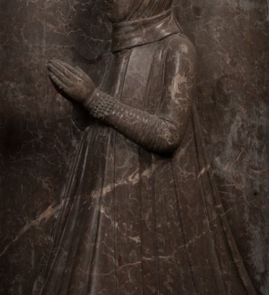 Zdjęcie nr 28: Nagrobek Grzegorza i Katarzyny Branickich znajduje się w kaplicy rodowej pod wezwaniem Najświętszej Marii Panny, na ścianie południowej, naprzeciwko wejścia. Składa się z trójosiowego cokołu i potrójnej filarowo-kolumnowej arkady z klęczącymi postaciami zmarłych po bokach adorujących znajdującą się pośrodku scenę ze zmartwychwstałym Chrystusem ukazującym się niewiernemu Tomaszowi. Całość wieńczy półkolista arkada z herbami Gryf i Kotwicz i tablicami inskrypcyjnymi. 
Dolna część artykułowa lizenami ozdobionymi motywami kandelabrowymi. W polu środkowym czaszka ze skrzyżowanymi piszczelami z inskrypcją w górnej i dolnej części: „POWIEDZ SVIETA [M]ADROSCI IESLI ZE SMIERC ZIWA / CZI MARTWA IESLI MARTWA CZEMV ZIWĄ BIWA / MALOWANA A IESLI ZIWA SMIERCIĄ CZEMV / ZOWIĄ IĄ NAD TO ZYWOT PRZECZ BIERZE KOZI/DEMV / TA IEST NA TWE PITANIE ODPOWIEC PRAWDZIWA / GDI TI ZYESZ SMIERC MARTVA GDY VMIERAS ZIWA / A IESLI ZLA CZI DOBRA CHCZES WIEDZIEC LI O TYM / IAKIS SĄM TAKĄ SMIELE SMIERC MIEĆ BĘDZIESZ PO TYM”. Na lewym polu inskrypcja „CO ZA DZIW ZEM POPIOLEM / WIEDZCIE ZESCIE WY / IAKO IA TENZE POPIOL, TO / IEDNO ZE ZYWY / BO GDIM SIĘ W PROCH ROSSIPAL / DOPIROM PRAWDZIWIE DOSZEDL, ZE CZLOWIEK TYMZE / PROCHEM CHOCIA ZYWIE / PATRZ ZE ZYWY POPIELIE A / TO POMNI SOBIE / ZES NA SWIECIE POPIOLEM / POPIOLEM I W GROBIE / A ZASZ NIEWIES CZYMEM BYL / A TERAZEM IAKI / OGLIANDAI, VWAZAIACZ ZE / SAM BEDZIESZ TAKI / BYLEM TERAS MIE NIE MASZ / IAK BIM TISZ NA SWIECIE / NIE BYL WY DZIS IESTESCIE / IUTRO NIEBEDZIECIE”. W polu cokołu „KTO TV LEZY POBOZNOSC / CNOTA OBYCZAIE / IAKICH NIERYCHLO VIZRĄ / BLISKO LEGLE KRAIE / IAKOSZ IE TAK MALY KĄT / MOGL ZACHOWAC W SOBIE / CZOSZ ALBO CNOTI LVCZKIE / GRZEBIĄ SCZIALEM W GROBIE / TILKOC TV CIALO LIEZY LIECZ / DVSZA W PRZESTRONE / NIEBIESKIE GMACHI WESŁA / KĘDI NIEZLICZONE / LATA POWIEDZIE. CZEMV IZE / MATKĄ BYLA / NIERZKAC POTOMSTWV ALIE / I SIROTOM SILA / TAKCI ZYWOT ZYWOTEM BYWA ZAKVPIONY / DOBRI FRIMARK DAC PLOCHI / ZA ON NIESKONCZONY”. Cokół zamyka wąski, silnie wysunięty gzyms z kimationem jońskim.
Trójosiowy podział nagrobka jest zachowany w partii środkowej, składającej się z trzech arkadowych wnęk, z których środkowa ujęta jest wolnostojącymi kolumnami jońskimi pokrytymi spiralnie ułożonymi pasami z motywem wici roślinnej, a sąsiednie od zewnątrz flankowane filarami pokrytymi motywami kandelabrowymi. W niezbyt głębokich niszach, których podniebienia zdobią kasetony z rozetami w kluczach uskrzydlone główki aniołków umieszczono wykonane w marmurze pińczowskim płaskorzeźby Chrystusa Zmartwychwstałego i adorujących go zmarłych, Grzegorza i Katarzynę Branickich. 
Zbawiciel jest ujęty całopostaciowo, frontalnie, w niewielkim wykroku, z głową zwróconą lekko do klęczącego po prawej stronie św. Tomasza. Jego ciało jest smukłe, wąskie w ramionach, z zaznaczonymi żebrami i mięśniami, osłonięte przewiązaną na biodrach szatą i płaszczem na lewym ramieniu. Chrystus ma pociągłą twarz, o wysokim czole, szerokich kościach policzkowych, wydatnym nosie i z głębokimi oczodołami. Przedstawiony został z długimi wąsami i brodą oraz opadającymi na ramiona, kręconymi włosami. W lewej ręce trzyma chorągiew i podtrzymuje szatę, a prawą rękę ma opuszczoną ku dołowi. 
Święty Tomasz ukazany jest z profilu, w szacie podwójnie przewiązanej w pasie sznurem i przerzuconym przez lewe ramie płaszczem. Twarz z brodą i długimi włosami, odwrócona w stronę Chrystusa. Do góry unosi również prawą rękę, zachowaną tylko do łokcia, lewą rękę trzyma ponad pasem. Figura mężczyzny wyrzeźbiona w kamieniu, polichromowana, przysłania wieniec z obłoków i uskrzydlonych głów puttów otaczający Chrystusa. 
Postacie stoją na podwójnym postumencie. W jego górnej części wyryto sentencję łacińską na prostokątnej tablicy umieszczonej w ozdobnym kartuszu, z zawiniętym spiralnie wycięciem krawędzi górnej i z dodaną w krawędzi dolnej główką uskrzydlonego putta. Napis na postumencie: „PER QVEM ET NOS / RESVRGERE DEVOTA / MENTE, CREDIMVS”. Na płycie poniżej płaskorzeźbione, leżące na prawym boku putto podpierające głowę na prawej ręce, natomiast w lewej trzymające klepsydrę. Nagie ciało, lekko przysłonięte draperią, spoczywa na poduszce z dwoma pomponami. Prawa noga jest wyprostowana, lewa zgięta w kolanie. Twarz pucołowata, z otwartymi oczami, otoczona gęstymi puklami loków. Przed dzieckiem leży czaszka. Nad nim znajduje się grawerowany kartusz z napisem: „HODIE MIHI / CRAS TIBI”. 
W arkadzie po lewej stronie przedstawiony został w trzech czwartych, zwrócony ramionami do widza Grzegorz Branicki. Postać klęczy na poduszce, szerokie dłonie złożone ma razem na piersiach, a głowę lekko uniesioną. Twarz Branickiego o pociągłych rysach, szerokich kościach policzkowych i dużych oczach, z wysokim czołem przysłoniętym zaczesanymi do przodu włosami. Ukazany z wąsami i długą, pofalowaną brodą. Ubrany jest w pełną, dekorowaną zbroję, spod której wystaje jaka i nogawice. Na szyi zawieszony łańcuch, a u stóp ostrogi. Przy nogach Branickiego leżą rękawice i hełm z trzema piórami. Nad głową wznoszą się panoplia, złożone z okrągłej tarczy i skrzyżowanych miecza, szabli, buławy, łuku, kołczanu ze strzałami i włóczni.
Po lewej stronie arkadę wypełnia ujęta z profilu, postać klęczącej na dwóch kolanach Katarzyny Branickiej. Jest ubrana w długą szubę, opadającą sztywnymi, rozchodzącymi się fałdami, u dołu załamującymi się, które zasłaniają sylwetkę. Na głowie ma czepiec przysłaniający włosy i podwikę. Twarz o łagodnych rysach, z długim nosem, małymi ustami i lekko zadartym podbródkiem. Ręce złożone razem na piersiach. Na palcach wskazującym i serdecznym lewej dłoni pierścienie, a ponad nadgarstkiem czterokrotnie nawinięty różaniec. Ponad figurą płaskorzeźbione tondo z Matką Boską z Dzieciątkiem otoczonymi wieńcem obłoków. Maria siedzi, ubrana w długą suknię, z welonem na głowie, z płaszczem zarzuconym na ramiona, którym lekko okrywa nagie Dzieciątko.
Zwieńczenie nagrobka o brzegach inkrustowanych marmurowymi kołami i elipsami, ujęte ornamentalnymi uszami, jest zakończone pasem z zawijającymi się do środkami kartuszami i równolegle ułożonymi liśćmi akantu. Tympanon wypełnia dekoracja złożona z czterech kartuszy: dwóch owalnych na tle paludamentu, zwieńczonych uskrzydloną główką anioła z godłami herbów Gryf i Kotwicz i dwóch podłużnych z inskrypcjami. Na tablicy po lewej stronie inskrypcja: „MAGNIFICO D(OMI)NO GREGORIO A RUSCA BRANICZKI OLIM VENA/TORI ET BURGRABIO CRAC(OVIENSI) CAPITANEO NIEPOŁOMIECEN(SI) VIRO / INTEGERRIMO DE REGIBVS SVIS ET RE PVB(LICA) BENE MERITO RELIGIO/NIS CATHOLICE AMANTISSIMO AMICIS FIDELISSIMO, OMNIBVS AFFABI/LI ET BENIGNO JOANNES A RUSCA BRANICZKI VENATOR CRACO(VIENSIS) CAPITANEVS NIEPOŁOMICEN(SI) MESTVS FILIUS PARENTI CHA/RISSIMO POSVIT OBYT 9 MAII A(NNO) D(OMINI) 1595 AETATIS SUE 60”. Napis wykuty po prawej stronie: “MAGNIFICAE D(OMI)NE CATHARINAE MAGNIFICI OLIM D(OMI)NI AUGUSTINI / KOTFICZ D(OMINI) SIGISMVNDI I POLONIAE REGIS STABVLI PREFECTI / VEXILIFERISQUE CURIE ET BURGRABY CRACO(VIENSIS) FILIE MATRONAE / LECTISSIME QVE CVM PVDORE ET MORVM MIRA ELEGANTIA / MARITI SUMMUM AMOREM VIRTUTE ET MODESTIA OMNIVM BENE/VOLENTIAM MERVISSET ACERBISSIMA MORTE AB OCVLIS EREPTA EST / IDEM FILIUS MATRI AMANTISSIME CVM LACRIMIS POSVIT. OBYT / 8 OCTOBRIS A(NNO) D)OMINI) 1588 AETATIS SUE 38&quot;. 
