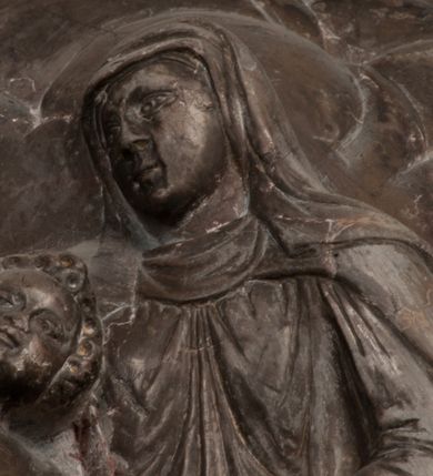Zdjęcie nr 31: Nagrobek Grzegorza i Katarzyny Branickich znajduje się w kaplicy rodowej pod wezwaniem Najświętszej Marii Panny, na ścianie południowej, naprzeciwko wejścia. Składa się z trójosiowego cokołu i potrójnej filarowo-kolumnowej arkady z klęczącymi postaciami zmarłych po bokach adorujących znajdującą się pośrodku scenę ze zmartwychwstałym Chrystusem ukazującym się niewiernemu Tomaszowi. Całość wieńczy półkolista arkada z herbami Gryf i Kotwicz i tablicami inskrypcyjnymi. 
Dolna część artykułowa lizenami ozdobionymi motywami kandelabrowymi. W polu środkowym czaszka ze skrzyżowanymi piszczelami z inskrypcją w górnej i dolnej części: „POWIEDZ SVIETA [M]ADROSCI IESLI ZE SMIERC ZIWA / CZI MARTWA IESLI MARTWA CZEMV ZIWĄ BIWA / MALOWANA A IESLI ZIWA SMIERCIĄ CZEMV / ZOWIĄ IĄ NAD TO ZYWOT PRZECZ BIERZE KOZI/DEMV / TA IEST NA TWE PITANIE ODPOWIEC PRAWDZIWA / GDI TI ZYESZ SMIERC MARTVA GDY VMIERAS ZIWA / A IESLI ZLA CZI DOBRA CHCZES WIEDZIEC LI O TYM / IAKIS SĄM TAKĄ SMIELE SMIERC MIEĆ BĘDZIESZ PO TYM”. Na lewym polu inskrypcja „CO ZA DZIW ZEM POPIOLEM / WIEDZCIE ZESCIE WY / IAKO IA TENZE POPIOL, TO / IEDNO ZE ZYWY / BO GDIM SIĘ W PROCH ROSSIPAL / DOPIROM PRAWDZIWIE DOSZEDL, ZE CZLOWIEK TYMZE / PROCHEM CHOCIA ZYWIE / PATRZ ZE ZYWY POPIELIE A / TO POMNI SOBIE / ZES NA SWIECIE POPIOLEM / POPIOLEM I W GROBIE / A ZASZ NIEWIES CZYMEM BYL / A TERAZEM IAKI / OGLIANDAI, VWAZAIACZ ZE / SAM BEDZIESZ TAKI / BYLEM TERAS MIE NIE MASZ / IAK BIM TISZ NA SWIECIE / NIE BYL WY DZIS IESTESCIE / IUTRO NIEBEDZIECIE”. W polu cokołu „KTO TV LEZY POBOZNOSC / CNOTA OBYCZAIE / IAKICH NIERYCHLO VIZRĄ / BLISKO LEGLE KRAIE / IAKOSZ IE TAK MALY KĄT / MOGL ZACHOWAC W SOBIE / CZOSZ ALBO CNOTI LVCZKIE / GRZEBIĄ SCZIALEM W GROBIE / TILKOC TV CIALO LIEZY LIECZ / DVSZA W PRZESTRONE / NIEBIESKIE GMACHI WESŁA / KĘDI NIEZLICZONE / LATA POWIEDZIE. CZEMV IZE / MATKĄ BYLA / NIERZKAC POTOMSTWV ALIE / I SIROTOM SILA / TAKCI ZYWOT ZYWOTEM BYWA ZAKVPIONY / DOBRI FRIMARK DAC PLOCHI / ZA ON NIESKONCZONY”. Cokół zamyka wąski, silnie wysunięty gzyms z kimationem jońskim.
Trójosiowy podział nagrobka jest zachowany w partii środkowej, składającej się z trzech arkadowych wnęk, z których środkowa ujęta jest wolnostojącymi kolumnami jońskimi pokrytymi spiralnie ułożonymi pasami z motywem wici roślinnej, a sąsiednie od zewnątrz flankowane filarami pokrytymi motywami kandelabrowymi. W niezbyt głębokich niszach, których podniebienia zdobią kasetony z rozetami w kluczach uskrzydlone główki aniołków umieszczono wykonane w marmurze pińczowskim płaskorzeźby Chrystusa Zmartwychwstałego i adorujących go zmarłych, Grzegorza i Katarzynę Branickich. 
Zbawiciel jest ujęty całopostaciowo, frontalnie, w niewielkim wykroku, z głową zwróconą lekko do klęczącego po prawej stronie św. Tomasza. Jego ciało jest smukłe, wąskie w ramionach, z zaznaczonymi żebrami i mięśniami, osłonięte przewiązaną na biodrach szatą i płaszczem na lewym ramieniu. Chrystus ma pociągłą twarz, o wysokim czole, szerokich kościach policzkowych, wydatnym nosie i z głębokimi oczodołami. Przedstawiony został z długimi wąsami i brodą oraz opadającymi na ramiona, kręconymi włosami. W lewej ręce trzyma chorągiew i podtrzymuje szatę, a prawą rękę ma opuszczoną ku dołowi. 
Święty Tomasz ukazany jest z profilu, w szacie podwójnie przewiązanej w pasie sznurem i przerzuconym przez lewe ramie płaszczem. Twarz z brodą i długimi włosami, odwrócona w stronę Chrystusa. Do góry unosi również prawą rękę, zachowaną tylko do łokcia, lewą rękę trzyma ponad pasem. Figura mężczyzny wyrzeźbiona w kamieniu, polichromowana, przysłania wieniec z obłoków i uskrzydlonych głów puttów otaczający Chrystusa. 
Postacie stoją na podwójnym postumencie. W jego górnej części wyryto sentencję łacińską na prostokątnej tablicy umieszczonej w ozdobnym kartuszu, z zawiniętym spiralnie wycięciem krawędzi górnej i z dodaną w krawędzi dolnej główką uskrzydlonego putta. Napis na postumencie: „PER QVEM ET NOS / RESVRGERE DEVOTA / MENTE, CREDIMVS”. Na płycie poniżej płaskorzeźbione, leżące na prawym boku putto podpierające głowę na prawej ręce, natomiast w lewej trzymające klepsydrę. Nagie ciało, lekko przysłonięte draperią, spoczywa na poduszce z dwoma pomponami. Prawa noga jest wyprostowana, lewa zgięta w kolanie. Twarz pucołowata, z otwartymi oczami, otoczona gęstymi puklami loków. Przed dzieckiem leży czaszka. Nad nim znajduje się grawerowany kartusz z napisem: „HODIE MIHI / CRAS TIBI”. 
W arkadzie po lewej stronie przedstawiony został w trzech czwartych, zwrócony ramionami do widza Grzegorz Branicki. Postać klęczy na poduszce, szerokie dłonie złożone ma razem na piersiach, a głowę lekko uniesioną. Twarz Branickiego o pociągłych rysach, szerokich kościach policzkowych i dużych oczach, z wysokim czołem przysłoniętym zaczesanymi do przodu włosami. Ukazany z wąsami i długą, pofalowaną brodą. Ubrany jest w pełną, dekorowaną zbroję, spod której wystaje jaka i nogawice. Na szyi zawieszony łańcuch, a u stóp ostrogi. Przy nogach Branickiego leżą rękawice i hełm z trzema piórami. Nad głową wznoszą się panoplia, złożone z okrągłej tarczy i skrzyżowanych miecza, szabli, buławy, łuku, kołczanu ze strzałami i włóczni.
Po lewej stronie arkadę wypełnia ujęta z profilu, postać klęczącej na dwóch kolanach Katarzyny Branickiej. Jest ubrana w długą szubę, opadającą sztywnymi, rozchodzącymi się fałdami, u dołu załamującymi się, które zasłaniają sylwetkę. Na głowie ma czepiec przysłaniający włosy i podwikę. Twarz o łagodnych rysach, z długim nosem, małymi ustami i lekko zadartym podbródkiem. Ręce złożone razem na piersiach. Na palcach wskazującym i serdecznym lewej dłoni pierścienie, a ponad nadgarstkiem czterokrotnie nawinięty różaniec. Ponad figurą płaskorzeźbione tondo z Matką Boską z Dzieciątkiem otoczonymi wieńcem obłoków. Maria siedzi, ubrana w długą suknię, z welonem na głowie, z płaszczem zarzuconym na ramiona, którym lekko okrywa nagie Dzieciątko.
Zwieńczenie nagrobka o brzegach inkrustowanych marmurowymi kołami i elipsami, ujęte ornamentalnymi uszami, jest zakończone pasem z zawijającymi się do środkami kartuszami i równolegle ułożonymi liśćmi akantu. Tympanon wypełnia dekoracja złożona z czterech kartuszy: dwóch owalnych na tle paludamentu, zwieńczonych uskrzydloną główką anioła z godłami herbów Gryf i Kotwicz i dwóch podłużnych z inskrypcjami. Na tablicy po lewej stronie inskrypcja: „MAGNIFICO D(OMI)NO GREGORIO A RUSCA BRANICZKI OLIM VENA/TORI ET BURGRABIO CRAC(OVIENSI) CAPITANEO NIEPOŁOMIECEN(SI) VIRO / INTEGERRIMO DE REGIBVS SVIS ET RE PVB(LICA) BENE MERITO RELIGIO/NIS CATHOLICE AMANTISSIMO AMICIS FIDELISSIMO, OMNIBVS AFFABI/LI ET BENIGNO JOANNES A RUSCA BRANICZKI VENATOR CRACO(VIENSIS) CAPITANEVS NIEPOŁOMICEN(SI) MESTVS FILIUS PARENTI CHA/RISSIMO POSVIT OBYT 9 MAII A(NNO) D(OMINI) 1595 AETATIS SUE 60”. Napis wykuty po prawej stronie: “MAGNIFICAE D(OMI)NE CATHARINAE MAGNIFICI OLIM D(OMI)NI AUGUSTINI / KOTFICZ D(OMINI) SIGISMVNDI I POLONIAE REGIS STABVLI PREFECTI / VEXILIFERISQUE CURIE ET BURGRABY CRACO(VIENSIS) FILIE MATRONAE / LECTISSIME QVE CVM PVDORE ET MORVM MIRA ELEGANTIA / MARITI SUMMUM AMOREM VIRTUTE ET MODESTIA OMNIVM BENE/VOLENTIAM MERVISSET ACERBISSIMA MORTE AB OCVLIS EREPTA EST / IDEM FILIUS MATRI AMANTISSIME CVM LACRIMIS POSVIT. OBYT / 8 OCTOBRIS A(NNO) D)OMINI) 1588 AETATIS SUE 38". 
