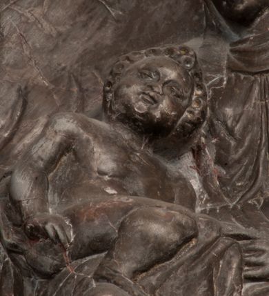 Zdjęcie nr 32: Nagrobek Grzegorza i Katarzyny Branickich znajduje się w kaplicy rodowej pod wezwaniem Najświętszej Marii Panny, na ścianie południowej, naprzeciwko wejścia. Składa się z trójosiowego cokołu i potrójnej filarowo-kolumnowej arkady z klęczącymi postaciami zmarłych po bokach adorujących znajdującą się pośrodku scenę ze zmartwychwstałym Chrystusem ukazującym się niewiernemu Tomaszowi. Całość wieńczy półkolista arkada z herbami Gryf i Kotwicz i tablicami inskrypcyjnymi. 
Dolna część artykułowa lizenami ozdobionymi motywami kandelabrowymi. W polu środkowym czaszka ze skrzyżowanymi piszczelami z inskrypcją w górnej i dolnej części: „POWIEDZ SVIETA [M]ADROSCI IESLI ZE SMIERC ZIWA / CZI MARTWA IESLI MARTWA CZEMV ZIWĄ BIWA / MALOWANA A IESLI ZIWA SMIERCIĄ CZEMV / ZOWIĄ IĄ NAD TO ZYWOT PRZECZ BIERZE KOZI/DEMV / TA IEST NA TWE PITANIE ODPOWIEC PRAWDZIWA / GDI TI ZYESZ SMIERC MARTVA GDY VMIERAS ZIWA / A IESLI ZLA CZI DOBRA CHCZES WIEDZIEC LI O TYM / IAKIS SĄM TAKĄ SMIELE SMIERC MIEĆ BĘDZIESZ PO TYM”. Na lewym polu inskrypcja „CO ZA DZIW ZEM POPIOLEM / WIEDZCIE ZESCIE WY / IAKO IA TENZE POPIOL, TO / IEDNO ZE ZYWY / BO GDIM SIĘ W PROCH ROSSIPAL / DOPIROM PRAWDZIWIE DOSZEDL, ZE CZLOWIEK TYMZE / PROCHEM CHOCIA ZYWIE / PATRZ ZE ZYWY POPIELIE A / TO POMNI SOBIE / ZES NA SWIECIE POPIOLEM / POPIOLEM I W GROBIE / A ZASZ NIEWIES CZYMEM BYL / A TERAZEM IAKI / OGLIANDAI, VWAZAIACZ ZE / SAM BEDZIESZ TAKI / BYLEM TERAS MIE NIE MASZ / IAK BIM TISZ NA SWIECIE / NIE BYL WY DZIS IESTESCIE / IUTRO NIEBEDZIECIE”. W polu cokołu „KTO TV LEZY POBOZNOSC / CNOTA OBYCZAIE / IAKICH NIERYCHLO VIZRĄ / BLISKO LEGLE KRAIE / IAKOSZ IE TAK MALY KĄT / MOGL ZACHOWAC W SOBIE / CZOSZ ALBO CNOTI LVCZKIE / GRZEBIĄ SCZIALEM W GROBIE / TILKOC TV CIALO LIEZY LIECZ / DVSZA W PRZESTRONE / NIEBIESKIE GMACHI WESŁA / KĘDI NIEZLICZONE / LATA POWIEDZIE. CZEMV IZE / MATKĄ BYLA / NIERZKAC POTOMSTWV ALIE / I SIROTOM SILA / TAKCI ZYWOT ZYWOTEM BYWA ZAKVPIONY / DOBRI FRIMARK DAC PLOCHI / ZA ON NIESKONCZONY”. Cokół zamyka wąski, silnie wysunięty gzyms z kimationem jońskim.
Trójosiowy podział nagrobka jest zachowany w partii środkowej, składającej się z trzech arkadowych wnęk, z których środkowa ujęta jest wolnostojącymi kolumnami jońskimi pokrytymi spiralnie ułożonymi pasami z motywem wici roślinnej, a sąsiednie od zewnątrz flankowane filarami pokrytymi motywami kandelabrowymi. W niezbyt głębokich niszach, których podniebienia zdobią kasetony z rozetami w kluczach uskrzydlone główki aniołków umieszczono wykonane w marmurze pińczowskim płaskorzeźby Chrystusa Zmartwychwstałego i adorujących go zmarłych, Grzegorza i Katarzynę Branickich. 
Zbawiciel jest ujęty całopostaciowo, frontalnie, w niewielkim wykroku, z głową zwróconą lekko do klęczącego po prawej stronie św. Tomasza. Jego ciało jest smukłe, wąskie w ramionach, z zaznaczonymi żebrami i mięśniami, osłonięte przewiązaną na biodrach szatą i płaszczem na lewym ramieniu. Chrystus ma pociągłą twarz, o wysokim czole, szerokich kościach policzkowych, wydatnym nosie i z głębokimi oczodołami. Przedstawiony został z długimi wąsami i brodą oraz opadającymi na ramiona, kręconymi włosami. W lewej ręce trzyma chorągiew i podtrzymuje szatę, a prawą rękę ma opuszczoną ku dołowi. 
Święty Tomasz ukazany jest z profilu, w szacie podwójnie przewiązanej w pasie sznurem i przerzuconym przez lewe ramie płaszczem. Twarz z brodą i długimi włosami, odwrócona w stronę Chrystusa. Do góry unosi również prawą rękę, zachowaną tylko do łokcia, lewą rękę trzyma ponad pasem. Figura mężczyzny wyrzeźbiona w kamieniu, polichromowana, przysłania wieniec z obłoków i uskrzydlonych głów puttów otaczający Chrystusa. 
Postacie stoją na podwójnym postumencie. W jego górnej części wyryto sentencję łacińską na prostokątnej tablicy umieszczonej w ozdobnym kartuszu, z zawiniętym spiralnie wycięciem krawędzi górnej i z dodaną w krawędzi dolnej główką uskrzydlonego putta. Napis na postumencie: „PER QVEM ET NOS / RESVRGERE DEVOTA / MENTE, CREDIMVS”. Na płycie poniżej płaskorzeźbione, leżące na prawym boku putto podpierające głowę na prawej ręce, natomiast w lewej trzymające klepsydrę. Nagie ciało, lekko przysłonięte draperią, spoczywa na poduszce z dwoma pomponami. Prawa noga jest wyprostowana, lewa zgięta w kolanie. Twarz pucołowata, z otwartymi oczami, otoczona gęstymi puklami loków. Przed dzieckiem leży czaszka. Nad nim znajduje się grawerowany kartusz z napisem: „HODIE MIHI / CRAS TIBI”. 
W arkadzie po lewej stronie przedstawiony został w trzech czwartych, zwrócony ramionami do widza Grzegorz Branicki. Postać klęczy na poduszce, szerokie dłonie złożone ma razem na piersiach, a głowę lekko uniesioną. Twarz Branickiego o pociągłych rysach, szerokich kościach policzkowych i dużych oczach, z wysokim czołem przysłoniętym zaczesanymi do przodu włosami. Ukazany z wąsami i długą, pofalowaną brodą. Ubrany jest w pełną, dekorowaną zbroję, spod której wystaje jaka i nogawice. Na szyi zawieszony łańcuch, a u stóp ostrogi. Przy nogach Branickiego leżą rękawice i hełm z trzema piórami. Nad głową wznoszą się panoplia, złożone z okrągłej tarczy i skrzyżowanych miecza, szabli, buławy, łuku, kołczanu ze strzałami i włóczni.
Po lewej stronie arkadę wypełnia ujęta z profilu, postać klęczącej na dwóch kolanach Katarzyny Branickiej. Jest ubrana w długą szubę, opadającą sztywnymi, rozchodzącymi się fałdami, u dołu załamującymi się, które zasłaniają sylwetkę. Na głowie ma czepiec przysłaniający włosy i podwikę. Twarz o łagodnych rysach, z długim nosem, małymi ustami i lekko zadartym podbródkiem. Ręce złożone razem na piersiach. Na palcach wskazującym i serdecznym lewej dłoni pierścienie, a ponad nadgarstkiem czterokrotnie nawinięty różaniec. Ponad figurą płaskorzeźbione tondo z Matką Boską z Dzieciątkiem otoczonymi wieńcem obłoków. Maria siedzi, ubrana w długą suknię, z welonem na głowie, z płaszczem zarzuconym na ramiona, którym lekko okrywa nagie Dzieciątko.
Zwieńczenie nagrobka o brzegach inkrustowanych marmurowymi kołami i elipsami, ujęte ornamentalnymi uszami, jest zakończone pasem z zawijającymi się do środkami kartuszami i równolegle ułożonymi liśćmi akantu. Tympanon wypełnia dekoracja złożona z czterech kartuszy: dwóch owalnych na tle paludamentu, zwieńczonych uskrzydloną główką anioła z godłami herbów Gryf i Kotwicz i dwóch podłużnych z inskrypcjami. Na tablicy po lewej stronie inskrypcja: „MAGNIFICO D(OMI)NO GREGORIO A RUSCA BRANICZKI OLIM VENA/TORI ET BURGRABIO CRAC(OVIENSI) CAPITANEO NIEPOŁOMIECEN(SI) VIRO / INTEGERRIMO DE REGIBVS SVIS ET RE PVB(LICA) BENE MERITO RELIGIO/NIS CATHOLICE AMANTISSIMO AMICIS FIDELISSIMO, OMNIBVS AFFABI/LI ET BENIGNO JOANNES A RUSCA BRANICZKI VENATOR CRACO(VIENSIS) CAPITANEVS NIEPOŁOMICEN(SI) MESTVS FILIUS PARENTI CHA/RISSIMO POSVIT OBYT 9 MAII A(NNO) D(OMINI) 1595 AETATIS SUE 60”. Napis wykuty po prawej stronie: “MAGNIFICAE D(OMI)NE CATHARINAE MAGNIFICI OLIM D(OMI)NI AUGUSTINI / KOTFICZ D(OMINI) SIGISMVNDI I POLONIAE REGIS STABVLI PREFECTI / VEXILIFERISQUE CURIE ET BURGRABY CRACO(VIENSIS) FILIE MATRONAE / LECTISSIME QVE CVM PVDORE ET MORVM MIRA ELEGANTIA / MARITI SUMMUM AMOREM VIRTUTE ET MODESTIA OMNIVM BENE/VOLENTIAM MERVISSET ACERBISSIMA MORTE AB OCVLIS EREPTA EST / IDEM FILIUS MATRI AMANTISSIME CVM LACRIMIS POSVIT. OBYT / 8 OCTOBRIS A(NNO) D)OMINI) 1588 AETATIS SUE 38". 
