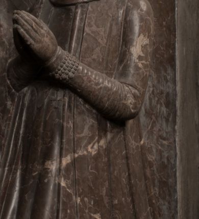 Zdjęcie nr 30: Nagrobek Grzegorza i Katarzyny Branickich znajduje się w kaplicy rodowej pod wezwaniem Najświętszej Marii Panny, na ścianie południowej, naprzeciwko wejścia. Składa się z trójosiowego cokołu i potrójnej filarowo-kolumnowej arkady z klęczącymi postaciami zmarłych po bokach adorujących znajdującą się pośrodku scenę ze zmartwychwstałym Chrystusem ukazującym się niewiernemu Tomaszowi. Całość wieńczy półkolista arkada z herbami Gryf i Kotwicz i tablicami inskrypcyjnymi. 
Dolna część artykułowa lizenami ozdobionymi motywami kandelabrowymi. W polu środkowym czaszka ze skrzyżowanymi piszczelami z inskrypcją w górnej i dolnej części: „POWIEDZ SVIETA [M]ADROSCI IESLI ZE SMIERC ZIWA / CZI MARTWA IESLI MARTWA CZEMV ZIWĄ BIWA / MALOWANA A IESLI ZIWA SMIERCIĄ CZEMV / ZOWIĄ IĄ NAD TO ZYWOT PRZECZ BIERZE KOZI/DEMV / TA IEST NA TWE PITANIE ODPOWIEC PRAWDZIWA / GDI TI ZYESZ SMIERC MARTVA GDY VMIERAS ZIWA / A IESLI ZLA CZI DOBRA CHCZES WIEDZIEC LI O TYM / IAKIS SĄM TAKĄ SMIELE SMIERC MIEĆ BĘDZIESZ PO TYM”. Na lewym polu inskrypcja „CO ZA DZIW ZEM POPIOLEM / WIEDZCIE ZESCIE WY / IAKO IA TENZE POPIOL, TO / IEDNO ZE ZYWY / BO GDIM SIĘ W PROCH ROSSIPAL / DOPIROM PRAWDZIWIE DOSZEDL, ZE CZLOWIEK TYMZE / PROCHEM CHOCIA ZYWIE / PATRZ ZE ZYWY POPIELIE A / TO POMNI SOBIE / ZES NA SWIECIE POPIOLEM / POPIOLEM I W GROBIE / A ZASZ NIEWIES CZYMEM BYL / A TERAZEM IAKI / OGLIANDAI, VWAZAIACZ ZE / SAM BEDZIESZ TAKI / BYLEM TERAS MIE NIE MASZ / IAK BIM TISZ NA SWIECIE / NIE BYL WY DZIS IESTESCIE / IUTRO NIEBEDZIECIE”. W polu cokołu „KTO TV LEZY POBOZNOSC / CNOTA OBYCZAIE / IAKICH NIERYCHLO VIZRĄ / BLISKO LEGLE KRAIE / IAKOSZ IE TAK MALY KĄT / MOGL ZACHOWAC W SOBIE / CZOSZ ALBO CNOTI LVCZKIE / GRZEBIĄ SCZIALEM W GROBIE / TILKOC TV CIALO LIEZY LIECZ / DVSZA W PRZESTRONE / NIEBIESKIE GMACHI WESŁA / KĘDI NIEZLICZONE / LATA POWIEDZIE. CZEMV IZE / MATKĄ BYLA / NIERZKAC POTOMSTWV ALIE / I SIROTOM SILA / TAKCI ZYWOT ZYWOTEM BYWA ZAKVPIONY / DOBRI FRIMARK DAC PLOCHI / ZA ON NIESKONCZONY”. Cokół zamyka wąski, silnie wysunięty gzyms z kimationem jońskim.
Trójosiowy podział nagrobka jest zachowany w partii środkowej, składającej się z trzech arkadowych wnęk, z których środkowa ujęta jest wolnostojącymi kolumnami jońskimi pokrytymi spiralnie ułożonymi pasami z motywem wici roślinnej, a sąsiednie od zewnątrz flankowane filarami pokrytymi motywami kandelabrowymi. W niezbyt głębokich niszach, których podniebienia zdobią kasetony z rozetami w kluczach uskrzydlone główki aniołków umieszczono wykonane w marmurze pińczowskim płaskorzeźby Chrystusa Zmartwychwstałego i adorujących go zmarłych, Grzegorza i Katarzynę Branickich. 
Zbawiciel jest ujęty całopostaciowo, frontalnie, w niewielkim wykroku, z głową zwróconą lekko do klęczącego po prawej stronie św. Tomasza. Jego ciało jest smukłe, wąskie w ramionach, z zaznaczonymi żebrami i mięśniami, osłonięte przewiązaną na biodrach szatą i płaszczem na lewym ramieniu. Chrystus ma pociągłą twarz, o wysokim czole, szerokich kościach policzkowych, wydatnym nosie i z głębokimi oczodołami. Przedstawiony został z długimi wąsami i brodą oraz opadającymi na ramiona, kręconymi włosami. W lewej ręce trzyma chorągiew i podtrzymuje szatę, a prawą rękę ma opuszczoną ku dołowi. 
Święty Tomasz ukazany jest z profilu, w szacie podwójnie przewiązanej w pasie sznurem i przerzuconym przez lewe ramie płaszczem. Twarz z brodą i długimi włosami, odwrócona w stronę Chrystusa. Do góry unosi również prawą rękę, zachowaną tylko do łokcia, lewą rękę trzyma ponad pasem. Figura mężczyzny wyrzeźbiona w kamieniu, polichromowana, przysłania wieniec z obłoków i uskrzydlonych głów puttów otaczający Chrystusa. 
Postacie stoją na podwójnym postumencie. W jego górnej części wyryto sentencję łacińską na prostokątnej tablicy umieszczonej w ozdobnym kartuszu, z zawiniętym spiralnie wycięciem krawędzi górnej i z dodaną w krawędzi dolnej główką uskrzydlonego putta. Napis na postumencie: „PER QVEM ET NOS / RESVRGERE DEVOTA / MENTE, CREDIMVS”. Na płycie poniżej płaskorzeźbione, leżące na prawym boku putto podpierające głowę na prawej ręce, natomiast w lewej trzymające klepsydrę. Nagie ciało, lekko przysłonięte draperią, spoczywa na poduszce z dwoma pomponami. Prawa noga jest wyprostowana, lewa zgięta w kolanie. Twarz pucołowata, z otwartymi oczami, otoczona gęstymi puklami loków. Przed dzieckiem leży czaszka. Nad nim znajduje się grawerowany kartusz z napisem: „HODIE MIHI / CRAS TIBI”. 
W arkadzie po lewej stronie przedstawiony został w trzech czwartych, zwrócony ramionami do widza Grzegorz Branicki. Postać klęczy na poduszce, szerokie dłonie złożone ma razem na piersiach, a głowę lekko uniesioną. Twarz Branickiego o pociągłych rysach, szerokich kościach policzkowych i dużych oczach, z wysokim czołem przysłoniętym zaczesanymi do przodu włosami. Ukazany z wąsami i długą, pofalowaną brodą. Ubrany jest w pełną, dekorowaną zbroję, spod której wystaje jaka i nogawice. Na szyi zawieszony łańcuch, a u stóp ostrogi. Przy nogach Branickiego leżą rękawice i hełm z trzema piórami. Nad głową wznoszą się panoplia, złożone z okrągłej tarczy i skrzyżowanych miecza, szabli, buławy, łuku, kołczanu ze strzałami i włóczni.
Po lewej stronie arkadę wypełnia ujęta z profilu, postać klęczącej na dwóch kolanach Katarzyny Branickiej. Jest ubrana w długą szubę, opadającą sztywnymi, rozchodzącymi się fałdami, u dołu załamującymi się, które zasłaniają sylwetkę. Na głowie ma czepiec przysłaniający włosy i podwikę. Twarz o łagodnych rysach, z długim nosem, małymi ustami i lekko zadartym podbródkiem. Ręce złożone razem na piersiach. Na palcach wskazującym i serdecznym lewej dłoni pierścienie, a ponad nadgarstkiem czterokrotnie nawinięty różaniec. Ponad figurą płaskorzeźbione tondo z Matką Boską z Dzieciątkiem otoczonymi wieńcem obłoków. Maria siedzi, ubrana w długą suknię, z welonem na głowie, z płaszczem zarzuconym na ramiona, którym lekko okrywa nagie Dzieciątko.
Zwieńczenie nagrobka o brzegach inkrustowanych marmurowymi kołami i elipsami, ujęte ornamentalnymi uszami, jest zakończone pasem z zawijającymi się do środkami kartuszami i równolegle ułożonymi liśćmi akantu. Tympanon wypełnia dekoracja złożona z czterech kartuszy: dwóch owalnych na tle paludamentu, zwieńczonych uskrzydloną główką anioła z godłami herbów Gryf i Kotwicz i dwóch podłużnych z inskrypcjami. Na tablicy po lewej stronie inskrypcja: „MAGNIFICO D(OMI)NO GREGORIO A RUSCA BRANICZKI OLIM VENA/TORI ET BURGRABIO CRAC(OVIENSI) CAPITANEO NIEPOŁOMIECEN(SI) VIRO / INTEGERRIMO DE REGIBVS SVIS ET RE PVB(LICA) BENE MERITO RELIGIO/NIS CATHOLICE AMANTISSIMO AMICIS FIDELISSIMO, OMNIBVS AFFABI/LI ET BENIGNO JOANNES A RUSCA BRANICZKI VENATOR CRACO(VIENSIS) CAPITANEVS NIEPOŁOMICEN(SI) MESTVS FILIUS PARENTI CHA/RISSIMO POSVIT OBYT 9 MAII A(NNO) D(OMINI) 1595 AETATIS SUE 60”. Napis wykuty po prawej stronie: “MAGNIFICAE D(OMI)NE CATHARINAE MAGNIFICI OLIM D(OMI)NI AUGUSTINI / KOTFICZ D(OMINI) SIGISMVNDI I POLONIAE REGIS STABVLI PREFECTI / VEXILIFERISQUE CURIE ET BURGRABY CRACO(VIENSIS) FILIE MATRONAE / LECTISSIME QVE CVM PVDORE ET MORVM MIRA ELEGANTIA / MARITI SUMMUM AMOREM VIRTUTE ET MODESTIA OMNIVM BENE/VOLENTIAM MERVISSET ACERBISSIMA MORTE AB OCVLIS EREPTA EST / IDEM FILIUS MATRI AMANTISSIME CVM LACRIMIS POSVIT. OBYT / 8 OCTOBRIS A(NNO) D)OMINI) 1588 AETATIS SUE 38". 
