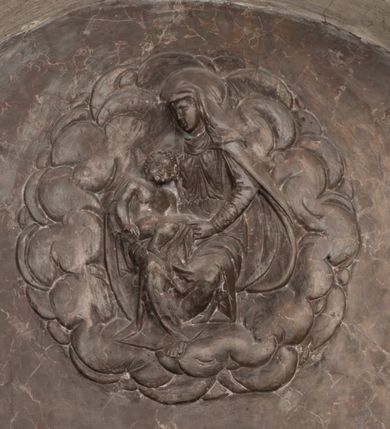 Zdjęcie nr 35: Nagrobek Grzegorza i Katarzyny Branickich znajduje się w kaplicy rodowej pod wezwaniem Najświętszej Marii Panny, na ścianie południowej, naprzeciwko wejścia. Składa się z trójosiowego cokołu i potrójnej filarowo-kolumnowej arkady z klęczącymi postaciami zmarłych po bokach adorujących znajdującą się pośrodku scenę ze zmartwychwstałym Chrystusem ukazującym się niewiernemu Tomaszowi. Całość wieńczy półkolista arkada z herbami Gryf i Kotwicz i tablicami inskrypcyjnymi. 
Dolna część artykułowa lizenami ozdobionymi motywami kandelabrowymi. W polu środkowym czaszka ze skrzyżowanymi piszczelami z inskrypcją w górnej i dolnej części: „POWIEDZ SVIETA [M]ADROSCI IESLI ZE SMIERC ZIWA / CZI MARTWA IESLI MARTWA CZEMV ZIWĄ BIWA / MALOWANA A IESLI ZIWA SMIERCIĄ CZEMV / ZOWIĄ IĄ NAD TO ZYWOT PRZECZ BIERZE KOZI/DEMV / TA IEST NA TWE PITANIE ODPOWIEC PRAWDZIWA / GDI TI ZYESZ SMIERC MARTVA GDY VMIERAS ZIWA / A IESLI ZLA CZI DOBRA CHCZES WIEDZIEC LI O TYM / IAKIS SĄM TAKĄ SMIELE SMIERC MIEĆ BĘDZIESZ PO TYM”. Na lewym polu inskrypcja „CO ZA DZIW ZEM POPIOLEM / WIEDZCIE ZESCIE WY / IAKO IA TENZE POPIOL, TO / IEDNO ZE ZYWY / BO GDIM SIĘ W PROCH ROSSIPAL / DOPIROM PRAWDZIWIE DOSZEDL, ZE CZLOWIEK TYMZE / PROCHEM CHOCIA ZYWIE / PATRZ ZE ZYWY POPIELIE A / TO POMNI SOBIE / ZES NA SWIECIE POPIOLEM / POPIOLEM I W GROBIE / A ZASZ NIEWIES CZYMEM BYL / A TERAZEM IAKI / OGLIANDAI, VWAZAIACZ ZE / SAM BEDZIESZ TAKI / BYLEM TERAS MIE NIE MASZ / IAK BIM TISZ NA SWIECIE / NIE BYL WY DZIS IESTESCIE / IUTRO NIEBEDZIECIE”. W polu cokołu „KTO TV LEZY POBOZNOSC / CNOTA OBYCZAIE / IAKICH NIERYCHLO VIZRĄ / BLISKO LEGLE KRAIE / IAKOSZ IE TAK MALY KĄT / MOGL ZACHOWAC W SOBIE / CZOSZ ALBO CNOTI LVCZKIE / GRZEBIĄ SCZIALEM W GROBIE / TILKOC TV CIALO LIEZY LIECZ / DVSZA W PRZESTRONE / NIEBIESKIE GMACHI WESŁA / KĘDI NIEZLICZONE / LATA POWIEDZIE. CZEMV IZE / MATKĄ BYLA / NIERZKAC POTOMSTWV ALIE / I SIROTOM SILA / TAKCI ZYWOT ZYWOTEM BYWA ZAKVPIONY / DOBRI FRIMARK DAC PLOCHI / ZA ON NIESKONCZONY”. Cokół zamyka wąski, silnie wysunięty gzyms z kimationem jońskim.
Trójosiowy podział nagrobka jest zachowany w partii środkowej, składającej się z trzech arkadowych wnęk, z których środkowa ujęta jest wolnostojącymi kolumnami jońskimi pokrytymi spiralnie ułożonymi pasami z motywem wici roślinnej, a sąsiednie od zewnątrz flankowane filarami pokrytymi motywami kandelabrowymi. W niezbyt głębokich niszach, których podniebienia zdobią kasetony z rozetami w kluczach uskrzydlone główki aniołków umieszczono wykonane w marmurze pińczowskim płaskorzeźby Chrystusa Zmartwychwstałego i adorujących go zmarłych, Grzegorza i Katarzynę Branickich. 
Zbawiciel jest ujęty całopostaciowo, frontalnie, w niewielkim wykroku, z głową zwróconą lekko do klęczącego po prawej stronie św. Tomasza. Jego ciało jest smukłe, wąskie w ramionach, z zaznaczonymi żebrami i mięśniami, osłonięte przewiązaną na biodrach szatą i płaszczem na lewym ramieniu. Chrystus ma pociągłą twarz, o wysokim czole, szerokich kościach policzkowych, wydatnym nosie i z głębokimi oczodołami. Przedstawiony został z długimi wąsami i brodą oraz opadającymi na ramiona, kręconymi włosami. W lewej ręce trzyma chorągiew i podtrzymuje szatę, a prawą rękę ma opuszczoną ku dołowi. 
Święty Tomasz ukazany jest z profilu, w szacie podwójnie przewiązanej w pasie sznurem i przerzuconym przez lewe ramie płaszczem. Twarz z brodą i długimi włosami, odwrócona w stronę Chrystusa. Do góry unosi również prawą rękę, zachowaną tylko do łokcia, lewą rękę trzyma ponad pasem. Figura mężczyzny wyrzeźbiona w kamieniu, polichromowana, przysłania wieniec z obłoków i uskrzydlonych głów puttów otaczający Chrystusa. 
Postacie stoją na podwójnym postumencie. W jego górnej części wyryto sentencję łacińską na prostokątnej tablicy umieszczonej w ozdobnym kartuszu, z zawiniętym spiralnie wycięciem krawędzi górnej i z dodaną w krawędzi dolnej główką uskrzydlonego putta. Napis na postumencie: „PER QVEM ET NOS / RESVRGERE DEVOTA / MENTE, CREDIMVS”. Na płycie poniżej płaskorzeźbione, leżące na prawym boku putto podpierające głowę na prawej ręce, natomiast w lewej trzymające klepsydrę. Nagie ciało, lekko przysłonięte draperią, spoczywa na poduszce z dwoma pomponami. Prawa noga jest wyprostowana, lewa zgięta w kolanie. Twarz pucołowata, z otwartymi oczami, otoczona gęstymi puklami loków. Przed dzieckiem leży czaszka. Nad nim znajduje się grawerowany kartusz z napisem: „HODIE MIHI / CRAS TIBI”. 
W arkadzie po lewej stronie przedstawiony został w trzech czwartych, zwrócony ramionami do widza Grzegorz Branicki. Postać klęczy na poduszce, szerokie dłonie złożone ma razem na piersiach, a głowę lekko uniesioną. Twarz Branickiego o pociągłych rysach, szerokich kościach policzkowych i dużych oczach, z wysokim czołem przysłoniętym zaczesanymi do przodu włosami. Ukazany z wąsami i długą, pofalowaną brodą. Ubrany jest w pełną, dekorowaną zbroję, spod której wystaje jaka i nogawice. Na szyi zawieszony łańcuch, a u stóp ostrogi. Przy nogach Branickiego leżą rękawice i hełm z trzema piórami. Nad głową wznoszą się panoplia, złożone z okrągłej tarczy i skrzyżowanych miecza, szabli, buławy, łuku, kołczanu ze strzałami i włóczni.
Po lewej stronie arkadę wypełnia ujęta z profilu, postać klęczącej na dwóch kolanach Katarzyny Branickiej. Jest ubrana w długą szubę, opadającą sztywnymi, rozchodzącymi się fałdami, u dołu załamującymi się, które zasłaniają sylwetkę. Na głowie ma czepiec przysłaniający włosy i podwikę. Twarz o łagodnych rysach, z długim nosem, małymi ustami i lekko zadartym podbródkiem. Ręce złożone razem na piersiach. Na palcach wskazującym i serdecznym lewej dłoni pierścienie, a ponad nadgarstkiem czterokrotnie nawinięty różaniec. Ponad figurą płaskorzeźbione tondo z Matką Boską z Dzieciątkiem otoczonymi wieńcem obłoków. Maria siedzi, ubrana w długą suknię, z welonem na głowie, z płaszczem zarzuconym na ramiona, którym lekko okrywa nagie Dzieciątko.
Zwieńczenie nagrobka o brzegach inkrustowanych marmurowymi kołami i elipsami, ujęte ornamentalnymi uszami, jest zakończone pasem z zawijającymi się do środkami kartuszami i równolegle ułożonymi liśćmi akantu. Tympanon wypełnia dekoracja złożona z czterech kartuszy: dwóch owalnych na tle paludamentu, zwieńczonych uskrzydloną główką anioła z godłami herbów Gryf i Kotwicz i dwóch podłużnych z inskrypcjami. Na tablicy po lewej stronie inskrypcja: „MAGNIFICO D(OMI)NO GREGORIO A RUSCA BRANICZKI OLIM VENA/TORI ET BURGRABIO CRAC(OVIENSI) CAPITANEO NIEPOŁOMIECEN(SI) VIRO / INTEGERRIMO DE REGIBVS SVIS ET RE PVB(LICA) BENE MERITO RELIGIO/NIS CATHOLICE AMANTISSIMO AMICIS FIDELISSIMO, OMNIBVS AFFABI/LI ET BENIGNO JOANNES A RUSCA BRANICZKI VENATOR CRACO(VIENSIS) CAPITANEVS NIEPOŁOMICEN(SI) MESTVS FILIUS PARENTI CHA/RISSIMO POSVIT OBYT 9 MAII A(NNO) D(OMINI) 1595 AETATIS SUE 60”. Napis wykuty po prawej stronie: “MAGNIFICAE D(OMI)NE CATHARINAE MAGNIFICI OLIM D(OMI)NI AUGUSTINI / KOTFICZ D(OMINI) SIGISMVNDI I POLONIAE REGIS STABVLI PREFECTI / VEXILIFERISQUE CURIE ET BURGRABY CRACO(VIENSIS) FILIE MATRONAE / LECTISSIME QVE CVM PVDORE ET MORVM MIRA ELEGANTIA / MARITI SUMMUM AMOREM VIRTUTE ET MODESTIA OMNIVM BENE/VOLENTIAM MERVISSET ACERBISSIMA MORTE AB OCVLIS EREPTA EST / IDEM FILIUS MATRI AMANTISSIME CVM LACRIMIS POSVIT. OBYT / 8 OCTOBRIS A(NNO) D)OMINI) 1588 AETATIS SUE 38". 
