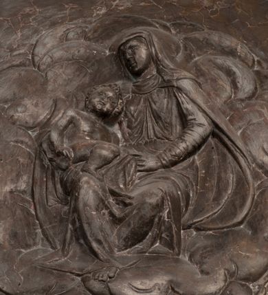 Zdjęcie nr 33: Nagrobek Grzegorza i Katarzyny Branickich znajduje się w kaplicy rodowej pod wezwaniem Najświętszej Marii Panny, na ścianie południowej, naprzeciwko wejścia. Składa się z trójosiowego cokołu i potrójnej filarowo-kolumnowej arkady z klęczącymi postaciami zmarłych po bokach adorujących znajdującą się pośrodku scenę ze zmartwychwstałym Chrystusem ukazującym się niewiernemu Tomaszowi. Całość wieńczy półkolista arkada z herbami Gryf i Kotwicz i tablicami inskrypcyjnymi. 
Dolna część artykułowa lizenami ozdobionymi motywami kandelabrowymi. W polu środkowym czaszka ze skrzyżowanymi piszczelami z inskrypcją w górnej i dolnej części: „POWIEDZ SVIETA [M]ADROSCI IESLI ZE SMIERC ZIWA / CZI MARTWA IESLI MARTWA CZEMV ZIWĄ BIWA / MALOWANA A IESLI ZIWA SMIERCIĄ CZEMV / ZOWIĄ IĄ NAD TO ZYWOT PRZECZ BIERZE KOZI/DEMV / TA IEST NA TWE PITANIE ODPOWIEC PRAWDZIWA / GDI TI ZYESZ SMIERC MARTVA GDY VMIERAS ZIWA / A IESLI ZLA CZI DOBRA CHCZES WIEDZIEC LI O TYM / IAKIS SĄM TAKĄ SMIELE SMIERC MIEĆ BĘDZIESZ PO TYM”. Na lewym polu inskrypcja „CO ZA DZIW ZEM POPIOLEM / WIEDZCIE ZESCIE WY / IAKO IA TENZE POPIOL, TO / IEDNO ZE ZYWY / BO GDIM SIĘ W PROCH ROSSIPAL / DOPIROM PRAWDZIWIE DOSZEDL, ZE CZLOWIEK TYMZE / PROCHEM CHOCIA ZYWIE / PATRZ ZE ZYWY POPIELIE A / TO POMNI SOBIE / ZES NA SWIECIE POPIOLEM / POPIOLEM I W GROBIE / A ZASZ NIEWIES CZYMEM BYL / A TERAZEM IAKI / OGLIANDAI, VWAZAIACZ ZE / SAM BEDZIESZ TAKI / BYLEM TERAS MIE NIE MASZ / IAK BIM TISZ NA SWIECIE / NIE BYL WY DZIS IESTESCIE / IUTRO NIEBEDZIECIE”. W polu cokołu „KTO TV LEZY POBOZNOSC / CNOTA OBYCZAIE / IAKICH NIERYCHLO VIZRĄ / BLISKO LEGLE KRAIE / IAKOSZ IE TAK MALY KĄT / MOGL ZACHOWAC W SOBIE / CZOSZ ALBO CNOTI LVCZKIE / GRZEBIĄ SCZIALEM W GROBIE / TILKOC TV CIALO LIEZY LIECZ / DVSZA W PRZESTRONE / NIEBIESKIE GMACHI WESŁA / KĘDI NIEZLICZONE / LATA POWIEDZIE. CZEMV IZE / MATKĄ BYLA / NIERZKAC POTOMSTWV ALIE / I SIROTOM SILA / TAKCI ZYWOT ZYWOTEM BYWA ZAKVPIONY / DOBRI FRIMARK DAC PLOCHI / ZA ON NIESKONCZONY”. Cokół zamyka wąski, silnie wysunięty gzyms z kimationem jońskim.
Trójosiowy podział nagrobka jest zachowany w partii środkowej, składającej się z trzech arkadowych wnęk, z których środkowa ujęta jest wolnostojącymi kolumnami jońskimi pokrytymi spiralnie ułożonymi pasami z motywem wici roślinnej, a sąsiednie od zewnątrz flankowane filarami pokrytymi motywami kandelabrowymi. W niezbyt głębokich niszach, których podniebienia zdobią kasetony z rozetami w kluczach uskrzydlone główki aniołków umieszczono wykonane w marmurze pińczowskim płaskorzeźby Chrystusa Zmartwychwstałego i adorujących go zmarłych, Grzegorza i Katarzynę Branickich. 
Zbawiciel jest ujęty całopostaciowo, frontalnie, w niewielkim wykroku, z głową zwróconą lekko do klęczącego po prawej stronie św. Tomasza. Jego ciało jest smukłe, wąskie w ramionach, z zaznaczonymi żebrami i mięśniami, osłonięte przewiązaną na biodrach szatą i płaszczem na lewym ramieniu. Chrystus ma pociągłą twarz, o wysokim czole, szerokich kościach policzkowych, wydatnym nosie i z głębokimi oczodołami. Przedstawiony został z długimi wąsami i brodą oraz opadającymi na ramiona, kręconymi włosami. W lewej ręce trzyma chorągiew i podtrzymuje szatę, a prawą rękę ma opuszczoną ku dołowi. 
Święty Tomasz ukazany jest z profilu, w szacie podwójnie przewiązanej w pasie sznurem i przerzuconym przez lewe ramie płaszczem. Twarz z brodą i długimi włosami, odwrócona w stronę Chrystusa. Do góry unosi również prawą rękę, zachowaną tylko do łokcia, lewą rękę trzyma ponad pasem. Figura mężczyzny wyrzeźbiona w kamieniu, polichromowana, przysłania wieniec z obłoków i uskrzydlonych głów puttów otaczający Chrystusa. 
Postacie stoją na podwójnym postumencie. W jego górnej części wyryto sentencję łacińską na prostokątnej tablicy umieszczonej w ozdobnym kartuszu, z zawiniętym spiralnie wycięciem krawędzi górnej i z dodaną w krawędzi dolnej główką uskrzydlonego putta. Napis na postumencie: „PER QVEM ET NOS / RESVRGERE DEVOTA / MENTE, CREDIMVS”. Na płycie poniżej płaskorzeźbione, leżące na prawym boku putto podpierające głowę na prawej ręce, natomiast w lewej trzymające klepsydrę. Nagie ciało, lekko przysłonięte draperią, spoczywa na poduszce z dwoma pomponami. Prawa noga jest wyprostowana, lewa zgięta w kolanie. Twarz pucołowata, z otwartymi oczami, otoczona gęstymi puklami loków. Przed dzieckiem leży czaszka. Nad nim znajduje się grawerowany kartusz z napisem: „HODIE MIHI / CRAS TIBI”. 
W arkadzie po lewej stronie przedstawiony został w trzech czwartych, zwrócony ramionami do widza Grzegorz Branicki. Postać klęczy na poduszce, szerokie dłonie złożone ma razem na piersiach, a głowę lekko uniesioną. Twarz Branickiego o pociągłych rysach, szerokich kościach policzkowych i dużych oczach, z wysokim czołem przysłoniętym zaczesanymi do przodu włosami. Ukazany z wąsami i długą, pofalowaną brodą. Ubrany jest w pełną, dekorowaną zbroję, spod której wystaje jaka i nogawice. Na szyi zawieszony łańcuch, a u stóp ostrogi. Przy nogach Branickiego leżą rękawice i hełm z trzema piórami. Nad głową wznoszą się panoplia, złożone z okrągłej tarczy i skrzyżowanych miecza, szabli, buławy, łuku, kołczanu ze strzałami i włóczni.
Po lewej stronie arkadę wypełnia ujęta z profilu, postać klęczącej na dwóch kolanach Katarzyny Branickiej. Jest ubrana w długą szubę, opadającą sztywnymi, rozchodzącymi się fałdami, u dołu załamującymi się, które zasłaniają sylwetkę. Na głowie ma czepiec przysłaniający włosy i podwikę. Twarz o łagodnych rysach, z długim nosem, małymi ustami i lekko zadartym podbródkiem. Ręce złożone razem na piersiach. Na palcach wskazującym i serdecznym lewej dłoni pierścienie, a ponad nadgarstkiem czterokrotnie nawinięty różaniec. Ponad figurą płaskorzeźbione tondo z Matką Boską z Dzieciątkiem otoczonymi wieńcem obłoków. Maria siedzi, ubrana w długą suknię, z welonem na głowie, z płaszczem zarzuconym na ramiona, którym lekko okrywa nagie Dzieciątko.
Zwieńczenie nagrobka o brzegach inkrustowanych marmurowymi kołami i elipsami, ujęte ornamentalnymi uszami, jest zakończone pasem z zawijającymi się do środkami kartuszami i równolegle ułożonymi liśćmi akantu. Tympanon wypełnia dekoracja złożona z czterech kartuszy: dwóch owalnych na tle paludamentu, zwieńczonych uskrzydloną główką anioła z godłami herbów Gryf i Kotwicz i dwóch podłużnych z inskrypcjami. Na tablicy po lewej stronie inskrypcja: „MAGNIFICO D(OMI)NO GREGORIO A RUSCA BRANICZKI OLIM VENA/TORI ET BURGRABIO CRAC(OVIENSI) CAPITANEO NIEPOŁOMIECEN(SI) VIRO / INTEGERRIMO DE REGIBVS SVIS ET RE PVB(LICA) BENE MERITO RELIGIO/NIS CATHOLICE AMANTISSIMO AMICIS FIDELISSIMO, OMNIBVS AFFABI/LI ET BENIGNO JOANNES A RUSCA BRANICZKI VENATOR CRACO(VIENSIS) CAPITANEVS NIEPOŁOMICEN(SI) MESTVS FILIUS PARENTI CHA/RISSIMO POSVIT OBYT 9 MAII A(NNO) D(OMINI) 1595 AETATIS SUE 60”. Napis wykuty po prawej stronie: “MAGNIFICAE D(OMI)NE CATHARINAE MAGNIFICI OLIM D(OMI)NI AUGUSTINI / KOTFICZ D(OMINI) SIGISMVNDI I POLONIAE REGIS STABVLI PREFECTI / VEXILIFERISQUE CURIE ET BURGRABY CRACO(VIENSIS) FILIE MATRONAE / LECTISSIME QVE CVM PVDORE ET MORVM MIRA ELEGANTIA / MARITI SUMMUM AMOREM VIRTUTE ET MODESTIA OMNIVM BENE/VOLENTIAM MERVISSET ACERBISSIMA MORTE AB OCVLIS EREPTA EST / IDEM FILIUS MATRI AMANTISSIME CVM LACRIMIS POSVIT. OBYT / 8 OCTOBRIS A(NNO) D)OMINI) 1588 AETATIS SUE 38&quot;. 
