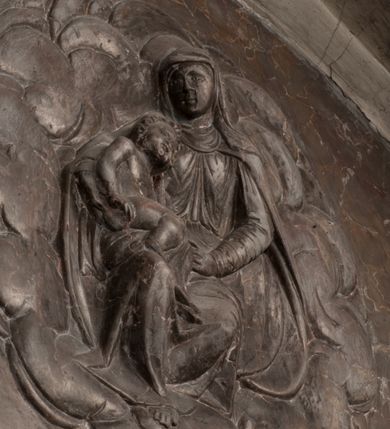 Zdjęcie nr 34: Nagrobek Grzegorza i Katarzyny Branickich znajduje się w kaplicy rodowej pod wezwaniem Najświętszej Marii Panny, na ścianie południowej, naprzeciwko wejścia. Składa się z trójosiowego cokołu i potrójnej filarowo-kolumnowej arkady z klęczącymi postaciami zmarłych po bokach adorujących znajdującą się pośrodku scenę ze zmartwychwstałym Chrystusem ukazującym się niewiernemu Tomaszowi. Całość wieńczy półkolista arkada z herbami Gryf i Kotwicz i tablicami inskrypcyjnymi. 
Dolna część artykułowa lizenami ozdobionymi motywami kandelabrowymi. W polu środkowym czaszka ze skrzyżowanymi piszczelami z inskrypcją w górnej i dolnej części: „POWIEDZ SVIETA [M]ADROSCI IESLI ZE SMIERC ZIWA / CZI MARTWA IESLI MARTWA CZEMV ZIWĄ BIWA / MALOWANA A IESLI ZIWA SMIERCIĄ CZEMV / ZOWIĄ IĄ NAD TO ZYWOT PRZECZ BIERZE KOZI/DEMV / TA IEST NA TWE PITANIE ODPOWIEC PRAWDZIWA / GDI TI ZYESZ SMIERC MARTVA GDY VMIERAS ZIWA / A IESLI ZLA CZI DOBRA CHCZES WIEDZIEC LI O TYM / IAKIS SĄM TAKĄ SMIELE SMIERC MIEĆ BĘDZIESZ PO TYM”. Na lewym polu inskrypcja „CO ZA DZIW ZEM POPIOLEM / WIEDZCIE ZESCIE WY / IAKO IA TENZE POPIOL, TO / IEDNO ZE ZYWY / BO GDIM SIĘ W PROCH ROSSIPAL / DOPIROM PRAWDZIWIE DOSZEDL, ZE CZLOWIEK TYMZE / PROCHEM CHOCIA ZYWIE / PATRZ ZE ZYWY POPIELIE A / TO POMNI SOBIE / ZES NA SWIECIE POPIOLEM / POPIOLEM I W GROBIE / A ZASZ NIEWIES CZYMEM BYL / A TERAZEM IAKI / OGLIANDAI, VWAZAIACZ ZE / SAM BEDZIESZ TAKI / BYLEM TERAS MIE NIE MASZ / IAK BIM TISZ NA SWIECIE / NIE BYL WY DZIS IESTESCIE / IUTRO NIEBEDZIECIE”. W polu cokołu „KTO TV LEZY POBOZNOSC / CNOTA OBYCZAIE / IAKICH NIERYCHLO VIZRĄ / BLISKO LEGLE KRAIE / IAKOSZ IE TAK MALY KĄT / MOGL ZACHOWAC W SOBIE / CZOSZ ALBO CNOTI LVCZKIE / GRZEBIĄ SCZIALEM W GROBIE / TILKOC TV CIALO LIEZY LIECZ / DVSZA W PRZESTRONE / NIEBIESKIE GMACHI WESŁA / KĘDI NIEZLICZONE / LATA POWIEDZIE. CZEMV IZE / MATKĄ BYLA / NIERZKAC POTOMSTWV ALIE / I SIROTOM SILA / TAKCI ZYWOT ZYWOTEM BYWA ZAKVPIONY / DOBRI FRIMARK DAC PLOCHI / ZA ON NIESKONCZONY”. Cokół zamyka wąski, silnie wysunięty gzyms z kimationem jońskim.
Trójosiowy podział nagrobka jest zachowany w partii środkowej, składającej się z trzech arkadowych wnęk, z których środkowa ujęta jest wolnostojącymi kolumnami jońskimi pokrytymi spiralnie ułożonymi pasami z motywem wici roślinnej, a sąsiednie od zewnątrz flankowane filarami pokrytymi motywami kandelabrowymi. W niezbyt głębokich niszach, których podniebienia zdobią kasetony z rozetami w kluczach uskrzydlone główki aniołków umieszczono wykonane w marmurze pińczowskim płaskorzeźby Chrystusa Zmartwychwstałego i adorujących go zmarłych, Grzegorza i Katarzynę Branickich. 
Zbawiciel jest ujęty całopostaciowo, frontalnie, w niewielkim wykroku, z głową zwróconą lekko do klęczącego po prawej stronie św. Tomasza. Jego ciało jest smukłe, wąskie w ramionach, z zaznaczonymi żebrami i mięśniami, osłonięte przewiązaną na biodrach szatą i płaszczem na lewym ramieniu. Chrystus ma pociągłą twarz, o wysokim czole, szerokich kościach policzkowych, wydatnym nosie i z głębokimi oczodołami. Przedstawiony został z długimi wąsami i brodą oraz opadającymi na ramiona, kręconymi włosami. W lewej ręce trzyma chorągiew i podtrzymuje szatę, a prawą rękę ma opuszczoną ku dołowi. 
Święty Tomasz ukazany jest z profilu, w szacie podwójnie przewiązanej w pasie sznurem i przerzuconym przez lewe ramie płaszczem. Twarz z brodą i długimi włosami, odwrócona w stronę Chrystusa. Do góry unosi również prawą rękę, zachowaną tylko do łokcia, lewą rękę trzyma ponad pasem. Figura mężczyzny wyrzeźbiona w kamieniu, polichromowana, przysłania wieniec z obłoków i uskrzydlonych głów puttów otaczający Chrystusa. 
Postacie stoją na podwójnym postumencie. W jego górnej części wyryto sentencję łacińską na prostokątnej tablicy umieszczonej w ozdobnym kartuszu, z zawiniętym spiralnie wycięciem krawędzi górnej i z dodaną w krawędzi dolnej główką uskrzydlonego putta. Napis na postumencie: „PER QVEM ET NOS / RESVRGERE DEVOTA / MENTE, CREDIMVS”. Na płycie poniżej płaskorzeźbione, leżące na prawym boku putto podpierające głowę na prawej ręce, natomiast w lewej trzymające klepsydrę. Nagie ciało, lekko przysłonięte draperią, spoczywa na poduszce z dwoma pomponami. Prawa noga jest wyprostowana, lewa zgięta w kolanie. Twarz pucołowata, z otwartymi oczami, otoczona gęstymi puklami loków. Przed dzieckiem leży czaszka. Nad nim znajduje się grawerowany kartusz z napisem: „HODIE MIHI / CRAS TIBI”. 
W arkadzie po lewej stronie przedstawiony został w trzech czwartych, zwrócony ramionami do widza Grzegorz Branicki. Postać klęczy na poduszce, szerokie dłonie złożone ma razem na piersiach, a głowę lekko uniesioną. Twarz Branickiego o pociągłych rysach, szerokich kościach policzkowych i dużych oczach, z wysokim czołem przysłoniętym zaczesanymi do przodu włosami. Ukazany z wąsami i długą, pofalowaną brodą. Ubrany jest w pełną, dekorowaną zbroję, spod której wystaje jaka i nogawice. Na szyi zawieszony łańcuch, a u stóp ostrogi. Przy nogach Branickiego leżą rękawice i hełm z trzema piórami. Nad głową wznoszą się panoplia, złożone z okrągłej tarczy i skrzyżowanych miecza, szabli, buławy, łuku, kołczanu ze strzałami i włóczni.
Po lewej stronie arkadę wypełnia ujęta z profilu, postać klęczącej na dwóch kolanach Katarzyny Branickiej. Jest ubrana w długą szubę, opadającą sztywnymi, rozchodzącymi się fałdami, u dołu załamującymi się, które zasłaniają sylwetkę. Na głowie ma czepiec przysłaniający włosy i podwikę. Twarz o łagodnych rysach, z długim nosem, małymi ustami i lekko zadartym podbródkiem. Ręce złożone razem na piersiach. Na palcach wskazującym i serdecznym lewej dłoni pierścienie, a ponad nadgarstkiem czterokrotnie nawinięty różaniec. Ponad figurą płaskorzeźbione tondo z Matką Boską z Dzieciątkiem otoczonymi wieńcem obłoków. Maria siedzi, ubrana w długą suknię, z welonem na głowie, z płaszczem zarzuconym na ramiona, którym lekko okrywa nagie Dzieciątko.
Zwieńczenie nagrobka o brzegach inkrustowanych marmurowymi kołami i elipsami, ujęte ornamentalnymi uszami, jest zakończone pasem z zawijającymi się do środkami kartuszami i równolegle ułożonymi liśćmi akantu. Tympanon wypełnia dekoracja złożona z czterech kartuszy: dwóch owalnych na tle paludamentu, zwieńczonych uskrzydloną główką anioła z godłami herbów Gryf i Kotwicz i dwóch podłużnych z inskrypcjami. Na tablicy po lewej stronie inskrypcja: „MAGNIFICO D(OMI)NO GREGORIO A RUSCA BRANICZKI OLIM VENA/TORI ET BURGRABIO CRAC(OVIENSI) CAPITANEO NIEPOŁOMIECEN(SI) VIRO / INTEGERRIMO DE REGIBVS SVIS ET RE PVB(LICA) BENE MERITO RELIGIO/NIS CATHOLICE AMANTISSIMO AMICIS FIDELISSIMO, OMNIBVS AFFABI/LI ET BENIGNO JOANNES A RUSCA BRANICZKI VENATOR CRACO(VIENSIS) CAPITANEVS NIEPOŁOMICEN(SI) MESTVS FILIUS PARENTI CHA/RISSIMO POSVIT OBYT 9 MAII A(NNO) D(OMINI) 1595 AETATIS SUE 60”. Napis wykuty po prawej stronie: “MAGNIFICAE D(OMI)NE CATHARINAE MAGNIFICI OLIM D(OMI)NI AUGUSTINI / KOTFICZ D(OMINI) SIGISMVNDI I POLONIAE REGIS STABVLI PREFECTI / VEXILIFERISQUE CURIE ET BURGRABY CRACO(VIENSIS) FILIE MATRONAE / LECTISSIME QVE CVM PVDORE ET MORVM MIRA ELEGANTIA / MARITI SUMMUM AMOREM VIRTUTE ET MODESTIA OMNIVM BENE/VOLENTIAM MERVISSET ACERBISSIMA MORTE AB OCVLIS EREPTA EST / IDEM FILIUS MATRI AMANTISSIME CVM LACRIMIS POSVIT. OBYT / 8 OCTOBRIS A(NNO) D)OMINI) 1588 AETATIS SUE 38". 
