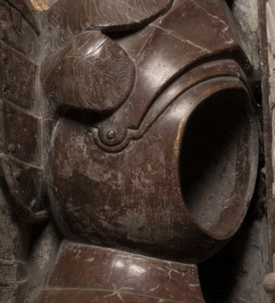 Zdjęcie nr 37: Nagrobek Grzegorza i Katarzyny Branickich znajduje się w kaplicy rodowej pod wezwaniem Najświętszej Marii Panny, na ścianie południowej, naprzeciwko wejścia. Składa się z trójosiowego cokołu i potrójnej filarowo-kolumnowej arkady z klęczącymi postaciami zmarłych po bokach adorujących znajdującą się pośrodku scenę ze zmartwychwstałym Chrystusem ukazującym się niewiernemu Tomaszowi. Całość wieńczy półkolista arkada z herbami Gryf i Kotwicz i tablicami inskrypcyjnymi. 
Dolna część artykułowa lizenami ozdobionymi motywami kandelabrowymi. W polu środkowym czaszka ze skrzyżowanymi piszczelami z inskrypcją w górnej i dolnej części: „POWIEDZ SVIETA [M]ADROSCI IESLI ZE SMIERC ZIWA / CZI MARTWA IESLI MARTWA CZEMV ZIWĄ BIWA / MALOWANA A IESLI ZIWA SMIERCIĄ CZEMV / ZOWIĄ IĄ NAD TO ZYWOT PRZECZ BIERZE KOZI/DEMV / TA IEST NA TWE PITANIE ODPOWIEC PRAWDZIWA / GDI TI ZYESZ SMIERC MARTVA GDY VMIERAS ZIWA / A IESLI ZLA CZI DOBRA CHCZES WIEDZIEC LI O TYM / IAKIS SĄM TAKĄ SMIELE SMIERC MIEĆ BĘDZIESZ PO TYM”. Na lewym polu inskrypcja „CO ZA DZIW ZEM POPIOLEM / WIEDZCIE ZESCIE WY / IAKO IA TENZE POPIOL, TO / IEDNO ZE ZYWY / BO GDIM SIĘ W PROCH ROSSIPAL / DOPIROM PRAWDZIWIE DOSZEDL, ZE CZLOWIEK TYMZE / PROCHEM CHOCIA ZYWIE / PATRZ ZE ZYWY POPIELIE A / TO POMNI SOBIE / ZES NA SWIECIE POPIOLEM / POPIOLEM I W GROBIE / A ZASZ NIEWIES CZYMEM BYL / A TERAZEM IAKI / OGLIANDAI, VWAZAIACZ ZE / SAM BEDZIESZ TAKI / BYLEM TERAS MIE NIE MASZ / IAK BIM TISZ NA SWIECIE / NIE BYL WY DZIS IESTESCIE / IUTRO NIEBEDZIECIE”. W polu cokołu „KTO TV LEZY POBOZNOSC / CNOTA OBYCZAIE / IAKICH NIERYCHLO VIZRĄ / BLISKO LEGLE KRAIE / IAKOSZ IE TAK MALY KĄT / MOGL ZACHOWAC W SOBIE / CZOSZ ALBO CNOTI LVCZKIE / GRZEBIĄ SCZIALEM W GROBIE / TILKOC TV CIALO LIEZY LIECZ / DVSZA W PRZESTRONE / NIEBIESKIE GMACHI WESŁA / KĘDI NIEZLICZONE / LATA POWIEDZIE. CZEMV IZE / MATKĄ BYLA / NIERZKAC POTOMSTWV ALIE / I SIROTOM SILA / TAKCI ZYWOT ZYWOTEM BYWA ZAKVPIONY / DOBRI FRIMARK DAC PLOCHI / ZA ON NIESKONCZONY”. Cokół zamyka wąski, silnie wysunięty gzyms z kimationem jońskim.
Trójosiowy podział nagrobka jest zachowany w partii środkowej, składającej się z trzech arkadowych wnęk, z których środkowa ujęta jest wolnostojącymi kolumnami jońskimi pokrytymi spiralnie ułożonymi pasami z motywem wici roślinnej, a sąsiednie od zewnątrz flankowane filarami pokrytymi motywami kandelabrowymi. W niezbyt głębokich niszach, których podniebienia zdobią kasetony z rozetami w kluczach uskrzydlone główki aniołków umieszczono wykonane w marmurze pińczowskim płaskorzeźby Chrystusa Zmartwychwstałego i adorujących go zmarłych, Grzegorza i Katarzynę Branickich. 
Zbawiciel jest ujęty całopostaciowo, frontalnie, w niewielkim wykroku, z głową zwróconą lekko do klęczącego po prawej stronie św. Tomasza. Jego ciało jest smukłe, wąskie w ramionach, z zaznaczonymi żebrami i mięśniami, osłonięte przewiązaną na biodrach szatą i płaszczem na lewym ramieniu. Chrystus ma pociągłą twarz, o wysokim czole, szerokich kościach policzkowych, wydatnym nosie i z głębokimi oczodołami. Przedstawiony został z długimi wąsami i brodą oraz opadającymi na ramiona, kręconymi włosami. W lewej ręce trzyma chorągiew i podtrzymuje szatę, a prawą rękę ma opuszczoną ku dołowi. 
Święty Tomasz ukazany jest z profilu, w szacie podwójnie przewiązanej w pasie sznurem i przerzuconym przez lewe ramie płaszczem. Twarz z brodą i długimi włosami, odwrócona w stronę Chrystusa. Do góry unosi również prawą rękę, zachowaną tylko do łokcia, lewą rękę trzyma ponad pasem. Figura mężczyzny wyrzeźbiona w kamieniu, polichromowana, przysłania wieniec z obłoków i uskrzydlonych głów puttów otaczający Chrystusa. 
Postacie stoją na podwójnym postumencie. W jego górnej części wyryto sentencję łacińską na prostokątnej tablicy umieszczonej w ozdobnym kartuszu, z zawiniętym spiralnie wycięciem krawędzi górnej i z dodaną w krawędzi dolnej główką uskrzydlonego putta. Napis na postumencie: „PER QVEM ET NOS / RESVRGERE DEVOTA / MENTE, CREDIMVS”. Na płycie poniżej płaskorzeźbione, leżące na prawym boku putto podpierające głowę na prawej ręce, natomiast w lewej trzymające klepsydrę. Nagie ciało, lekko przysłonięte draperią, spoczywa na poduszce z dwoma pomponami. Prawa noga jest wyprostowana, lewa zgięta w kolanie. Twarz pucołowata, z otwartymi oczami, otoczona gęstymi puklami loków. Przed dzieckiem leży czaszka. Nad nim znajduje się grawerowany kartusz z napisem: „HODIE MIHI / CRAS TIBI”. 
W arkadzie po lewej stronie przedstawiony został w trzech czwartych, zwrócony ramionami do widza Grzegorz Branicki. Postać klęczy na poduszce, szerokie dłonie złożone ma razem na piersiach, a głowę lekko uniesioną. Twarz Branickiego o pociągłych rysach, szerokich kościach policzkowych i dużych oczach, z wysokim czołem przysłoniętym zaczesanymi do przodu włosami. Ukazany z wąsami i długą, pofalowaną brodą. Ubrany jest w pełną, dekorowaną zbroję, spod której wystaje jaka i nogawice. Na szyi zawieszony łańcuch, a u stóp ostrogi. Przy nogach Branickiego leżą rękawice i hełm z trzema piórami. Nad głową wznoszą się panoplia, złożone z okrągłej tarczy i skrzyżowanych miecza, szabli, buławy, łuku, kołczanu ze strzałami i włóczni.
Po lewej stronie arkadę wypełnia ujęta z profilu, postać klęczącej na dwóch kolanach Katarzyny Branickiej. Jest ubrana w długą szubę, opadającą sztywnymi, rozchodzącymi się fałdami, u dołu załamującymi się, które zasłaniają sylwetkę. Na głowie ma czepiec przysłaniający włosy i podwikę. Twarz o łagodnych rysach, z długim nosem, małymi ustami i lekko zadartym podbródkiem. Ręce złożone razem na piersiach. Na palcach wskazującym i serdecznym lewej dłoni pierścienie, a ponad nadgarstkiem czterokrotnie nawinięty różaniec. Ponad figurą płaskorzeźbione tondo z Matką Boską z Dzieciątkiem otoczonymi wieńcem obłoków. Maria siedzi, ubrana w długą suknię, z welonem na głowie, z płaszczem zarzuconym na ramiona, którym lekko okrywa nagie Dzieciątko.
Zwieńczenie nagrobka o brzegach inkrustowanych marmurowymi kołami i elipsami, ujęte ornamentalnymi uszami, jest zakończone pasem z zawijającymi się do środkami kartuszami i równolegle ułożonymi liśćmi akantu. Tympanon wypełnia dekoracja złożona z czterech kartuszy: dwóch owalnych na tle paludamentu, zwieńczonych uskrzydloną główką anioła z godłami herbów Gryf i Kotwicz i dwóch podłużnych z inskrypcjami. Na tablicy po lewej stronie inskrypcja: „MAGNIFICO D(OMI)NO GREGORIO A RUSCA BRANICZKI OLIM VENA/TORI ET BURGRABIO CRAC(OVIENSI) CAPITANEO NIEPOŁOMIECEN(SI) VIRO / INTEGERRIMO DE REGIBVS SVIS ET RE PVB(LICA) BENE MERITO RELIGIO/NIS CATHOLICE AMANTISSIMO AMICIS FIDELISSIMO, OMNIBVS AFFABI/LI ET BENIGNO JOANNES A RUSCA BRANICZKI VENATOR CRACO(VIENSIS) CAPITANEVS NIEPOŁOMICEN(SI) MESTVS FILIUS PARENTI CHA/RISSIMO POSVIT OBYT 9 MAII A(NNO) D(OMINI) 1595 AETATIS SUE 60”. Napis wykuty po prawej stronie: “MAGNIFICAE D(OMI)NE CATHARINAE MAGNIFICI OLIM D(OMI)NI AUGUSTINI / KOTFICZ D(OMINI) SIGISMVNDI I POLONIAE REGIS STABVLI PREFECTI / VEXILIFERISQUE CURIE ET BURGRABY CRACO(VIENSIS) FILIE MATRONAE / LECTISSIME QVE CVM PVDORE ET MORVM MIRA ELEGANTIA / MARITI SUMMUM AMOREM VIRTUTE ET MODESTIA OMNIVM BENE/VOLENTIAM MERVISSET ACERBISSIMA MORTE AB OCVLIS EREPTA EST / IDEM FILIUS MATRI AMANTISSIME CVM LACRIMIS POSVIT. OBYT / 8 OCTOBRIS A(NNO) D)OMINI) 1588 AETATIS SUE 38". 
