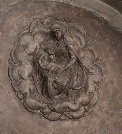 Zdjęcie nr 36: Nagrobek Grzegorza i Katarzyny Branickich znajduje się w kaplicy rodowej pod wezwaniem Najświętszej Marii Panny, na ścianie południowej, naprzeciwko wejścia. Składa się z trójosiowego cokołu i potrójnej filarowo-kolumnowej arkady z klęczącymi postaciami zmarłych po bokach adorujących znajdującą się pośrodku scenę ze zmartwychwstałym Chrystusem ukazującym się niewiernemu Tomaszowi. Całość wieńczy półkolista arkada z herbami Gryf i Kotwicz i tablicami inskrypcyjnymi. 
Dolna część artykułowa lizenami ozdobionymi motywami kandelabrowymi. W polu środkowym czaszka ze skrzyżowanymi piszczelami z inskrypcją w górnej i dolnej części: „POWIEDZ SVIETA [M]ADROSCI IESLI ZE SMIERC ZIWA / CZI MARTWA IESLI MARTWA CZEMV ZIWĄ BIWA / MALOWANA A IESLI ZIWA SMIERCIĄ CZEMV / ZOWIĄ IĄ NAD TO ZYWOT PRZECZ BIERZE KOZI/DEMV / TA IEST NA TWE PITANIE ODPOWIEC PRAWDZIWA / GDI TI ZYESZ SMIERC MARTVA GDY VMIERAS ZIWA / A IESLI ZLA CZI DOBRA CHCZES WIEDZIEC LI O TYM / IAKIS SĄM TAKĄ SMIELE SMIERC MIEĆ BĘDZIESZ PO TYM”. Na lewym polu inskrypcja „CO ZA DZIW ZEM POPIOLEM / WIEDZCIE ZESCIE WY / IAKO IA TENZE POPIOL, TO / IEDNO ZE ZYWY / BO GDIM SIĘ W PROCH ROSSIPAL / DOPIROM PRAWDZIWIE DOSZEDL, ZE CZLOWIEK TYMZE / PROCHEM CHOCIA ZYWIE / PATRZ ZE ZYWY POPIELIE A / TO POMNI SOBIE / ZES NA SWIECIE POPIOLEM / POPIOLEM I W GROBIE / A ZASZ NIEWIES CZYMEM BYL / A TERAZEM IAKI / OGLIANDAI, VWAZAIACZ ZE / SAM BEDZIESZ TAKI / BYLEM TERAS MIE NIE MASZ / IAK BIM TISZ NA SWIECIE / NIE BYL WY DZIS IESTESCIE / IUTRO NIEBEDZIECIE”. W polu cokołu „KTO TV LEZY POBOZNOSC / CNOTA OBYCZAIE / IAKICH NIERYCHLO VIZRĄ / BLISKO LEGLE KRAIE / IAKOSZ IE TAK MALY KĄT / MOGL ZACHOWAC W SOBIE / CZOSZ ALBO CNOTI LVCZKIE / GRZEBIĄ SCZIALEM W GROBIE / TILKOC TV CIALO LIEZY LIECZ / DVSZA W PRZESTRONE / NIEBIESKIE GMACHI WESŁA / KĘDI NIEZLICZONE / LATA POWIEDZIE. CZEMV IZE / MATKĄ BYLA / NIERZKAC POTOMSTWV ALIE / I SIROTOM SILA / TAKCI ZYWOT ZYWOTEM BYWA ZAKVPIONY / DOBRI FRIMARK DAC PLOCHI / ZA ON NIESKONCZONY”. Cokół zamyka wąski, silnie wysunięty gzyms z kimationem jońskim.
Trójosiowy podział nagrobka jest zachowany w partii środkowej, składającej się z trzech arkadowych wnęk, z których środkowa ujęta jest wolnostojącymi kolumnami jońskimi pokrytymi spiralnie ułożonymi pasami z motywem wici roślinnej, a sąsiednie od zewnątrz flankowane filarami pokrytymi motywami kandelabrowymi. W niezbyt głębokich niszach, których podniebienia zdobią kasetony z rozetami w kluczach uskrzydlone główki aniołków umieszczono wykonane w marmurze pińczowskim płaskorzeźby Chrystusa Zmartwychwstałego i adorujących go zmarłych, Grzegorza i Katarzynę Branickich. 
Zbawiciel jest ujęty całopostaciowo, frontalnie, w niewielkim wykroku, z głową zwróconą lekko do klęczącego po prawej stronie św. Tomasza. Jego ciało jest smukłe, wąskie w ramionach, z zaznaczonymi żebrami i mięśniami, osłonięte przewiązaną na biodrach szatą i płaszczem na lewym ramieniu. Chrystus ma pociągłą twarz, o wysokim czole, szerokich kościach policzkowych, wydatnym nosie i z głębokimi oczodołami. Przedstawiony został z długimi wąsami i brodą oraz opadającymi na ramiona, kręconymi włosami. W lewej ręce trzyma chorągiew i podtrzymuje szatę, a prawą rękę ma opuszczoną ku dołowi. 
Święty Tomasz ukazany jest z profilu, w szacie podwójnie przewiązanej w pasie sznurem i przerzuconym przez lewe ramie płaszczem. Twarz z brodą i długimi włosami, odwrócona w stronę Chrystusa. Do góry unosi również prawą rękę, zachowaną tylko do łokcia, lewą rękę trzyma ponad pasem. Figura mężczyzny wyrzeźbiona w kamieniu, polichromowana, przysłania wieniec z obłoków i uskrzydlonych głów puttów otaczający Chrystusa. 
Postacie stoją na podwójnym postumencie. W jego górnej części wyryto sentencję łacińską na prostokątnej tablicy umieszczonej w ozdobnym kartuszu, z zawiniętym spiralnie wycięciem krawędzi górnej i z dodaną w krawędzi dolnej główką uskrzydlonego putta. Napis na postumencie: „PER QVEM ET NOS / RESVRGERE DEVOTA / MENTE, CREDIMVS”. Na płycie poniżej płaskorzeźbione, leżące na prawym boku putto podpierające głowę na prawej ręce, natomiast w lewej trzymające klepsydrę. Nagie ciało, lekko przysłonięte draperią, spoczywa na poduszce z dwoma pomponami. Prawa noga jest wyprostowana, lewa zgięta w kolanie. Twarz pucołowata, z otwartymi oczami, otoczona gęstymi puklami loków. Przed dzieckiem leży czaszka. Nad nim znajduje się grawerowany kartusz z napisem: „HODIE MIHI / CRAS TIBI”. 
W arkadzie po lewej stronie przedstawiony został w trzech czwartych, zwrócony ramionami do widza Grzegorz Branicki. Postać klęczy na poduszce, szerokie dłonie złożone ma razem na piersiach, a głowę lekko uniesioną. Twarz Branickiego o pociągłych rysach, szerokich kościach policzkowych i dużych oczach, z wysokim czołem przysłoniętym zaczesanymi do przodu włosami. Ukazany z wąsami i długą, pofalowaną brodą. Ubrany jest w pełną, dekorowaną zbroję, spod której wystaje jaka i nogawice. Na szyi zawieszony łańcuch, a u stóp ostrogi. Przy nogach Branickiego leżą rękawice i hełm z trzema piórami. Nad głową wznoszą się panoplia, złożone z okrągłej tarczy i skrzyżowanych miecza, szabli, buławy, łuku, kołczanu ze strzałami i włóczni.
Po lewej stronie arkadę wypełnia ujęta z profilu, postać klęczącej na dwóch kolanach Katarzyny Branickiej. Jest ubrana w długą szubę, opadającą sztywnymi, rozchodzącymi się fałdami, u dołu załamującymi się, które zasłaniają sylwetkę. Na głowie ma czepiec przysłaniający włosy i podwikę. Twarz o łagodnych rysach, z długim nosem, małymi ustami i lekko zadartym podbródkiem. Ręce złożone razem na piersiach. Na palcach wskazującym i serdecznym lewej dłoni pierścienie, a ponad nadgarstkiem czterokrotnie nawinięty różaniec. Ponad figurą płaskorzeźbione tondo z Matką Boską z Dzieciątkiem otoczonymi wieńcem obłoków. Maria siedzi, ubrana w długą suknię, z welonem na głowie, z płaszczem zarzuconym na ramiona, którym lekko okrywa nagie Dzieciątko.
Zwieńczenie nagrobka o brzegach inkrustowanych marmurowymi kołami i elipsami, ujęte ornamentalnymi uszami, jest zakończone pasem z zawijającymi się do środkami kartuszami i równolegle ułożonymi liśćmi akantu. Tympanon wypełnia dekoracja złożona z czterech kartuszy: dwóch owalnych na tle paludamentu, zwieńczonych uskrzydloną główką anioła z godłami herbów Gryf i Kotwicz i dwóch podłużnych z inskrypcjami. Na tablicy po lewej stronie inskrypcja: „MAGNIFICO D(OMI)NO GREGORIO A RUSCA BRANICZKI OLIM VENA/TORI ET BURGRABIO CRAC(OVIENSI) CAPITANEO NIEPOŁOMIECEN(SI) VIRO / INTEGERRIMO DE REGIBVS SVIS ET RE PVB(LICA) BENE MERITO RELIGIO/NIS CATHOLICE AMANTISSIMO AMICIS FIDELISSIMO, OMNIBVS AFFABI/LI ET BENIGNO JOANNES A RUSCA BRANICZKI VENATOR CRACO(VIENSIS) CAPITANEVS NIEPOŁOMICEN(SI) MESTVS FILIUS PARENTI CHA/RISSIMO POSVIT OBYT 9 MAII A(NNO) D(OMINI) 1595 AETATIS SUE 60”. Napis wykuty po prawej stronie: “MAGNIFICAE D(OMI)NE CATHARINAE MAGNIFICI OLIM D(OMI)NI AUGUSTINI / KOTFICZ D(OMINI) SIGISMVNDI I POLONIAE REGIS STABVLI PREFECTI / VEXILIFERISQUE CURIE ET BURGRABY CRACO(VIENSIS) FILIE MATRONAE / LECTISSIME QVE CVM PVDORE ET MORVM MIRA ELEGANTIA / MARITI SUMMUM AMOREM VIRTUTE ET MODESTIA OMNIVM BENE/VOLENTIAM MERVISSET ACERBISSIMA MORTE AB OCVLIS EREPTA EST / IDEM FILIUS MATRI AMANTISSIME CVM LACRIMIS POSVIT. OBYT / 8 OCTOBRIS A(NNO) D)OMINI) 1588 AETATIS SUE 38&quot;. 
