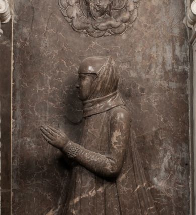 Zdjęcie nr 38: Nagrobek Grzegorza i Katarzyny Branickich znajduje się w kaplicy rodowej pod wezwaniem Najświętszej Marii Panny, na ścianie południowej, naprzeciwko wejścia. Składa się z trójosiowego cokołu i potrójnej filarowo-kolumnowej arkady z klęczącymi postaciami zmarłych po bokach adorujących znajdującą się pośrodku scenę ze zmartwychwstałym Chrystusem ukazującym się niewiernemu Tomaszowi. Całość wieńczy półkolista arkada z herbami Gryf i Kotwicz i tablicami inskrypcyjnymi. 
Dolna część artykułowa lizenami ozdobionymi motywami kandelabrowymi. W polu środkowym czaszka ze skrzyżowanymi piszczelami z inskrypcją w górnej i dolnej części: „POWIEDZ SVIETA [M]ADROSCI IESLI ZE SMIERC ZIWA / CZI MARTWA IESLI MARTWA CZEMV ZIWĄ BIWA / MALOWANA A IESLI ZIWA SMIERCIĄ CZEMV / ZOWIĄ IĄ NAD TO ZYWOT PRZECZ BIERZE KOZI/DEMV / TA IEST NA TWE PITANIE ODPOWIEC PRAWDZIWA / GDI TI ZYESZ SMIERC MARTVA GDY VMIERAS ZIWA / A IESLI ZLA CZI DOBRA CHCZES WIEDZIEC LI O TYM / IAKIS SĄM TAKĄ SMIELE SMIERC MIEĆ BĘDZIESZ PO TYM”. Na lewym polu inskrypcja „CO ZA DZIW ZEM POPIOLEM / WIEDZCIE ZESCIE WY / IAKO IA TENZE POPIOL, TO / IEDNO ZE ZYWY / BO GDIM SIĘ W PROCH ROSSIPAL / DOPIROM PRAWDZIWIE DOSZEDL, ZE CZLOWIEK TYMZE / PROCHEM CHOCIA ZYWIE / PATRZ ZE ZYWY POPIELIE A / TO POMNI SOBIE / ZES NA SWIECIE POPIOLEM / POPIOLEM I W GROBIE / A ZASZ NIEWIES CZYMEM BYL / A TERAZEM IAKI / OGLIANDAI, VWAZAIACZ ZE / SAM BEDZIESZ TAKI / BYLEM TERAS MIE NIE MASZ / IAK BIM TISZ NA SWIECIE / NIE BYL WY DZIS IESTESCIE / IUTRO NIEBEDZIECIE”. W polu cokołu „KTO TV LEZY POBOZNOSC / CNOTA OBYCZAIE / IAKICH NIERYCHLO VIZRĄ / BLISKO LEGLE KRAIE / IAKOSZ IE TAK MALY KĄT / MOGL ZACHOWAC W SOBIE / CZOSZ ALBO CNOTI LVCZKIE / GRZEBIĄ SCZIALEM W GROBIE / TILKOC TV CIALO LIEZY LIECZ / DVSZA W PRZESTRONE / NIEBIESKIE GMACHI WESŁA / KĘDI NIEZLICZONE / LATA POWIEDZIE. CZEMV IZE / MATKĄ BYLA / NIERZKAC POTOMSTWV ALIE / I SIROTOM SILA / TAKCI ZYWOT ZYWOTEM BYWA ZAKVPIONY / DOBRI FRIMARK DAC PLOCHI / ZA ON NIESKONCZONY”. Cokół zamyka wąski, silnie wysunięty gzyms z kimationem jońskim.
Trójosiowy podział nagrobka jest zachowany w partii środkowej, składającej się z trzech arkadowych wnęk, z których środkowa ujęta jest wolnostojącymi kolumnami jońskimi pokrytymi spiralnie ułożonymi pasami z motywem wici roślinnej, a sąsiednie od zewnątrz flankowane filarami pokrytymi motywami kandelabrowymi. W niezbyt głębokich niszach, których podniebienia zdobią kasetony z rozetami w kluczach uskrzydlone główki aniołków umieszczono wykonane w marmurze pińczowskim płaskorzeźby Chrystusa Zmartwychwstałego i adorujących go zmarłych, Grzegorza i Katarzynę Branickich. 
Zbawiciel jest ujęty całopostaciowo, frontalnie, w niewielkim wykroku, z głową zwróconą lekko do klęczącego po prawej stronie św. Tomasza. Jego ciało jest smukłe, wąskie w ramionach, z zaznaczonymi żebrami i mięśniami, osłonięte przewiązaną na biodrach szatą i płaszczem na lewym ramieniu. Chrystus ma pociągłą twarz, o wysokim czole, szerokich kościach policzkowych, wydatnym nosie i z głębokimi oczodołami. Przedstawiony został z długimi wąsami i brodą oraz opadającymi na ramiona, kręconymi włosami. W lewej ręce trzyma chorągiew i podtrzymuje szatę, a prawą rękę ma opuszczoną ku dołowi. 
Święty Tomasz ukazany jest z profilu, w szacie podwójnie przewiązanej w pasie sznurem i przerzuconym przez lewe ramie płaszczem. Twarz z brodą i długimi włosami, odwrócona w stronę Chrystusa. Do góry unosi również prawą rękę, zachowaną tylko do łokcia, lewą rękę trzyma ponad pasem. Figura mężczyzny wyrzeźbiona w kamieniu, polichromowana, przysłania wieniec z obłoków i uskrzydlonych głów puttów otaczający Chrystusa. 
Postacie stoją na podwójnym postumencie. W jego górnej części wyryto sentencję łacińską na prostokątnej tablicy umieszczonej w ozdobnym kartuszu, z zawiniętym spiralnie wycięciem krawędzi górnej i z dodaną w krawędzi dolnej główką uskrzydlonego putta. Napis na postumencie: „PER QVEM ET NOS / RESVRGERE DEVOTA / MENTE, CREDIMVS”. Na płycie poniżej płaskorzeźbione, leżące na prawym boku putto podpierające głowę na prawej ręce, natomiast w lewej trzymające klepsydrę. Nagie ciało, lekko przysłonięte draperią, spoczywa na poduszce z dwoma pomponami. Prawa noga jest wyprostowana, lewa zgięta w kolanie. Twarz pucołowata, z otwartymi oczami, otoczona gęstymi puklami loków. Przed dzieckiem leży czaszka. Nad nim znajduje się grawerowany kartusz z napisem: „HODIE MIHI / CRAS TIBI”. 
W arkadzie po lewej stronie przedstawiony został w trzech czwartych, zwrócony ramionami do widza Grzegorz Branicki. Postać klęczy na poduszce, szerokie dłonie złożone ma razem na piersiach, a głowę lekko uniesioną. Twarz Branickiego o pociągłych rysach, szerokich kościach policzkowych i dużych oczach, z wysokim czołem przysłoniętym zaczesanymi do przodu włosami. Ukazany z wąsami i długą, pofalowaną brodą. Ubrany jest w pełną, dekorowaną zbroję, spod której wystaje jaka i nogawice. Na szyi zawieszony łańcuch, a u stóp ostrogi. Przy nogach Branickiego leżą rękawice i hełm z trzema piórami. Nad głową wznoszą się panoplia, złożone z okrągłej tarczy i skrzyżowanych miecza, szabli, buławy, łuku, kołczanu ze strzałami i włóczni.
Po lewej stronie arkadę wypełnia ujęta z profilu, postać klęczącej na dwóch kolanach Katarzyny Branickiej. Jest ubrana w długą szubę, opadającą sztywnymi, rozchodzącymi się fałdami, u dołu załamującymi się, które zasłaniają sylwetkę. Na głowie ma czepiec przysłaniający włosy i podwikę. Twarz o łagodnych rysach, z długim nosem, małymi ustami i lekko zadartym podbródkiem. Ręce złożone razem na piersiach. Na palcach wskazującym i serdecznym lewej dłoni pierścienie, a ponad nadgarstkiem czterokrotnie nawinięty różaniec. Ponad figurą płaskorzeźbione tondo z Matką Boską z Dzieciątkiem otoczonymi wieńcem obłoków. Maria siedzi, ubrana w długą suknię, z welonem na głowie, z płaszczem zarzuconym na ramiona, którym lekko okrywa nagie Dzieciątko.
Zwieńczenie nagrobka o brzegach inkrustowanych marmurowymi kołami i elipsami, ujęte ornamentalnymi uszami, jest zakończone pasem z zawijającymi się do środkami kartuszami i równolegle ułożonymi liśćmi akantu. Tympanon wypełnia dekoracja złożona z czterech kartuszy: dwóch owalnych na tle paludamentu, zwieńczonych uskrzydloną główką anioła z godłami herbów Gryf i Kotwicz i dwóch podłużnych z inskrypcjami. Na tablicy po lewej stronie inskrypcja: „MAGNIFICO D(OMI)NO GREGORIO A RUSCA BRANICZKI OLIM VENA/TORI ET BURGRABIO CRAC(OVIENSI) CAPITANEO NIEPOŁOMIECEN(SI) VIRO / INTEGERRIMO DE REGIBVS SVIS ET RE PVB(LICA) BENE MERITO RELIGIO/NIS CATHOLICE AMANTISSIMO AMICIS FIDELISSIMO, OMNIBVS AFFABI/LI ET BENIGNO JOANNES A RUSCA BRANICZKI VENATOR CRACO(VIENSIS) CAPITANEVS NIEPOŁOMICEN(SI) MESTVS FILIUS PARENTI CHA/RISSIMO POSVIT OBYT 9 MAII A(NNO) D(OMINI) 1595 AETATIS SUE 60”. Napis wykuty po prawej stronie: “MAGNIFICAE D(OMI)NE CATHARINAE MAGNIFICI OLIM D(OMI)NI AUGUSTINI / KOTFICZ D(OMINI) SIGISMVNDI I POLONIAE REGIS STABVLI PREFECTI / VEXILIFERISQUE CURIE ET BURGRABY CRACO(VIENSIS) FILIE MATRONAE / LECTISSIME QVE CVM PVDORE ET MORVM MIRA ELEGANTIA / MARITI SUMMUM AMOREM VIRTUTE ET MODESTIA OMNIVM BENE/VOLENTIAM MERVISSET ACERBISSIMA MORTE AB OCVLIS EREPTA EST / IDEM FILIUS MATRI AMANTISSIME CVM LACRIMIS POSVIT. OBYT / 8 OCTOBRIS A(NNO) D)OMINI) 1588 AETATIS SUE 38". 
