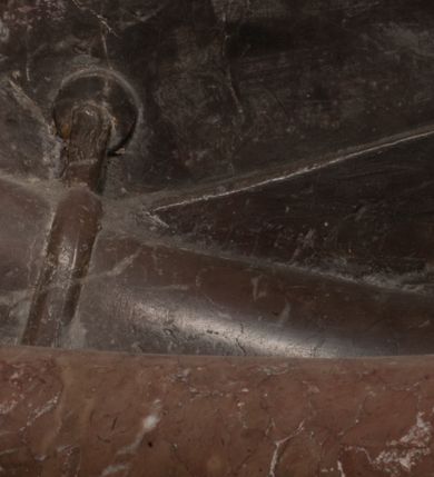 Zdjęcie nr 40: Nagrobek Grzegorza i Katarzyny Branickich znajduje się w kaplicy rodowej pod wezwaniem Najświętszej Marii Panny, na ścianie południowej, naprzeciwko wejścia. Składa się z trójosiowego cokołu i potrójnej filarowo-kolumnowej arkady z klęczącymi postaciami zmarłych po bokach adorujących znajdującą się pośrodku scenę ze zmartwychwstałym Chrystusem ukazującym się niewiernemu Tomaszowi. Całość wieńczy półkolista arkada z herbami Gryf i Kotwicz i tablicami inskrypcyjnymi. 
Dolna część artykułowa lizenami ozdobionymi motywami kandelabrowymi. W polu środkowym czaszka ze skrzyżowanymi piszczelami z inskrypcją w górnej i dolnej części: „POWIEDZ SVIETA [M]ADROSCI IESLI ZE SMIERC ZIWA / CZI MARTWA IESLI MARTWA CZEMV ZIWĄ BIWA / MALOWANA A IESLI ZIWA SMIERCIĄ CZEMV / ZOWIĄ IĄ NAD TO ZYWOT PRZECZ BIERZE KOZI/DEMV / TA IEST NA TWE PITANIE ODPOWIEC PRAWDZIWA / GDI TI ZYESZ SMIERC MARTVA GDY VMIERAS ZIWA / A IESLI ZLA CZI DOBRA CHCZES WIEDZIEC LI O TYM / IAKIS SĄM TAKĄ SMIELE SMIERC MIEĆ BĘDZIESZ PO TYM”. Na lewym polu inskrypcja „CO ZA DZIW ZEM POPIOLEM / WIEDZCIE ZESCIE WY / IAKO IA TENZE POPIOL, TO / IEDNO ZE ZYWY / BO GDIM SIĘ W PROCH ROSSIPAL / DOPIROM PRAWDZIWIE DOSZEDL, ZE CZLOWIEK TYMZE / PROCHEM CHOCIA ZYWIE / PATRZ ZE ZYWY POPIELIE A / TO POMNI SOBIE / ZES NA SWIECIE POPIOLEM / POPIOLEM I W GROBIE / A ZASZ NIEWIES CZYMEM BYL / A TERAZEM IAKI / OGLIANDAI, VWAZAIACZ ZE / SAM BEDZIESZ TAKI / BYLEM TERAS MIE NIE MASZ / IAK BIM TISZ NA SWIECIE / NIE BYL WY DZIS IESTESCIE / IUTRO NIEBEDZIECIE”. W polu cokołu „KTO TV LEZY POBOZNOSC / CNOTA OBYCZAIE / IAKICH NIERYCHLO VIZRĄ / BLISKO LEGLE KRAIE / IAKOSZ IE TAK MALY KĄT / MOGL ZACHOWAC W SOBIE / CZOSZ ALBO CNOTI LVCZKIE / GRZEBIĄ SCZIALEM W GROBIE / TILKOC TV CIALO LIEZY LIECZ / DVSZA W PRZESTRONE / NIEBIESKIE GMACHI WESŁA / KĘDI NIEZLICZONE / LATA POWIEDZIE. CZEMV IZE / MATKĄ BYLA / NIERZKAC POTOMSTWV ALIE / I SIROTOM SILA / TAKCI ZYWOT ZYWOTEM BYWA ZAKVPIONY / DOBRI FRIMARK DAC PLOCHI / ZA ON NIESKONCZONY”. Cokół zamyka wąski, silnie wysunięty gzyms z kimationem jońskim.
Trójosiowy podział nagrobka jest zachowany w partii środkowej, składającej się z trzech arkadowych wnęk, z których środkowa ujęta jest wolnostojącymi kolumnami jońskimi pokrytymi spiralnie ułożonymi pasami z motywem wici roślinnej, a sąsiednie od zewnątrz flankowane filarami pokrytymi motywami kandelabrowymi. W niezbyt głębokich niszach, których podniebienia zdobią kasetony z rozetami w kluczach uskrzydlone główki aniołków umieszczono wykonane w marmurze pińczowskim płaskorzeźby Chrystusa Zmartwychwstałego i adorujących go zmarłych, Grzegorza i Katarzynę Branickich. 
Zbawiciel jest ujęty całopostaciowo, frontalnie, w niewielkim wykroku, z głową zwróconą lekko do klęczącego po prawej stronie św. Tomasza. Jego ciało jest smukłe, wąskie w ramionach, z zaznaczonymi żebrami i mięśniami, osłonięte przewiązaną na biodrach szatą i płaszczem na lewym ramieniu. Chrystus ma pociągłą twarz, o wysokim czole, szerokich kościach policzkowych, wydatnym nosie i z głębokimi oczodołami. Przedstawiony został z długimi wąsami i brodą oraz opadającymi na ramiona, kręconymi włosami. W lewej ręce trzyma chorągiew i podtrzymuje szatę, a prawą rękę ma opuszczoną ku dołowi. 
Święty Tomasz ukazany jest z profilu, w szacie podwójnie przewiązanej w pasie sznurem i przerzuconym przez lewe ramie płaszczem. Twarz z brodą i długimi włosami, odwrócona w stronę Chrystusa. Do góry unosi również prawą rękę, zachowaną tylko do łokcia, lewą rękę trzyma ponad pasem. Figura mężczyzny wyrzeźbiona w kamieniu, polichromowana, przysłania wieniec z obłoków i uskrzydlonych głów puttów otaczający Chrystusa. 
Postacie stoją na podwójnym postumencie. W jego górnej części wyryto sentencję łacińską na prostokątnej tablicy umieszczonej w ozdobnym kartuszu, z zawiniętym spiralnie wycięciem krawędzi górnej i z dodaną w krawędzi dolnej główką uskrzydlonego putta. Napis na postumencie: „PER QVEM ET NOS / RESVRGERE DEVOTA / MENTE, CREDIMVS”. Na płycie poniżej płaskorzeźbione, leżące na prawym boku putto podpierające głowę na prawej ręce, natomiast w lewej trzymające klepsydrę. Nagie ciało, lekko przysłonięte draperią, spoczywa na poduszce z dwoma pomponami. Prawa noga jest wyprostowana, lewa zgięta w kolanie. Twarz pucołowata, z otwartymi oczami, otoczona gęstymi puklami loków. Przed dzieckiem leży czaszka. Nad nim znajduje się grawerowany kartusz z napisem: „HODIE MIHI / CRAS TIBI”. 
W arkadzie po lewej stronie przedstawiony został w trzech czwartych, zwrócony ramionami do widza Grzegorz Branicki. Postać klęczy na poduszce, szerokie dłonie złożone ma razem na piersiach, a głowę lekko uniesioną. Twarz Branickiego o pociągłych rysach, szerokich kościach policzkowych i dużych oczach, z wysokim czołem przysłoniętym zaczesanymi do przodu włosami. Ukazany z wąsami i długą, pofalowaną brodą. Ubrany jest w pełną, dekorowaną zbroję, spod której wystaje jaka i nogawice. Na szyi zawieszony łańcuch, a u stóp ostrogi. Przy nogach Branickiego leżą rękawice i hełm z trzema piórami. Nad głową wznoszą się panoplia, złożone z okrągłej tarczy i skrzyżowanych miecza, szabli, buławy, łuku, kołczanu ze strzałami i włóczni.
Po lewej stronie arkadę wypełnia ujęta z profilu, postać klęczącej na dwóch kolanach Katarzyny Branickiej. Jest ubrana w długą szubę, opadającą sztywnymi, rozchodzącymi się fałdami, u dołu załamującymi się, które zasłaniają sylwetkę. Na głowie ma czepiec przysłaniający włosy i podwikę. Twarz o łagodnych rysach, z długim nosem, małymi ustami i lekko zadartym podbródkiem. Ręce złożone razem na piersiach. Na palcach wskazującym i serdecznym lewej dłoni pierścienie, a ponad nadgarstkiem czterokrotnie nawinięty różaniec. Ponad figurą płaskorzeźbione tondo z Matką Boską z Dzieciątkiem otoczonymi wieńcem obłoków. Maria siedzi, ubrana w długą suknię, z welonem na głowie, z płaszczem zarzuconym na ramiona, którym lekko okrywa nagie Dzieciątko.
Zwieńczenie nagrobka o brzegach inkrustowanych marmurowymi kołami i elipsami, ujęte ornamentalnymi uszami, jest zakończone pasem z zawijającymi się do środkami kartuszami i równolegle ułożonymi liśćmi akantu. Tympanon wypełnia dekoracja złożona z czterech kartuszy: dwóch owalnych na tle paludamentu, zwieńczonych uskrzydloną główką anioła z godłami herbów Gryf i Kotwicz i dwóch podłużnych z inskrypcjami. Na tablicy po lewej stronie inskrypcja: „MAGNIFICO D(OMI)NO GREGORIO A RUSCA BRANICZKI OLIM VENA/TORI ET BURGRABIO CRAC(OVIENSI) CAPITANEO NIEPOŁOMIECEN(SI) VIRO / INTEGERRIMO DE REGIBVS SVIS ET RE PVB(LICA) BENE MERITO RELIGIO/NIS CATHOLICE AMANTISSIMO AMICIS FIDELISSIMO, OMNIBVS AFFABI/LI ET BENIGNO JOANNES A RUSCA BRANICZKI VENATOR CRACO(VIENSIS) CAPITANEVS NIEPOŁOMICEN(SI) MESTVS FILIUS PARENTI CHA/RISSIMO POSVIT OBYT 9 MAII A(NNO) D(OMINI) 1595 AETATIS SUE 60”. Napis wykuty po prawej stronie: “MAGNIFICAE D(OMI)NE CATHARINAE MAGNIFICI OLIM D(OMI)NI AUGUSTINI / KOTFICZ D(OMINI) SIGISMVNDI I POLONIAE REGIS STABVLI PREFECTI / VEXILIFERISQUE CURIE ET BURGRABY CRACO(VIENSIS) FILIE MATRONAE / LECTISSIME QVE CVM PVDORE ET MORVM MIRA ELEGANTIA / MARITI SUMMUM AMOREM VIRTUTE ET MODESTIA OMNIVM BENE/VOLENTIAM MERVISSET ACERBISSIMA MORTE AB OCVLIS EREPTA EST / IDEM FILIUS MATRI AMANTISSIME CVM LACRIMIS POSVIT. OBYT / 8 OCTOBRIS A(NNO) D)OMINI) 1588 AETATIS SUE 38". 
