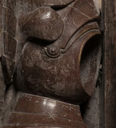 Zdjęcie nr 39: Nagrobek Grzegorza i Katarzyny Branickich znajduje się w kaplicy rodowej pod wezwaniem Najświętszej Marii Panny, na ścianie południowej, naprzeciwko wejścia. Składa się z trójosiowego cokołu i potrójnej filarowo-kolumnowej arkady z klęczącymi postaciami zmarłych po bokach adorujących znajdującą się pośrodku scenę ze zmartwychwstałym Chrystusem ukazującym się niewiernemu Tomaszowi. Całość wieńczy półkolista arkada z herbami Gryf i Kotwicz i tablicami inskrypcyjnymi. 
Dolna część artykułowa lizenami ozdobionymi motywami kandelabrowymi. W polu środkowym czaszka ze skrzyżowanymi piszczelami z inskrypcją w górnej i dolnej części: „POWIEDZ SVIETA [M]ADROSCI IESLI ZE SMIERC ZIWA / CZI MARTWA IESLI MARTWA CZEMV ZIWĄ BIWA / MALOWANA A IESLI ZIWA SMIERCIĄ CZEMV / ZOWIĄ IĄ NAD TO ZYWOT PRZECZ BIERZE KOZI/DEMV / TA IEST NA TWE PITANIE ODPOWIEC PRAWDZIWA / GDI TI ZYESZ SMIERC MARTVA GDY VMIERAS ZIWA / A IESLI ZLA CZI DOBRA CHCZES WIEDZIEC LI O TYM / IAKIS SĄM TAKĄ SMIELE SMIERC MIEĆ BĘDZIESZ PO TYM”. Na lewym polu inskrypcja „CO ZA DZIW ZEM POPIOLEM / WIEDZCIE ZESCIE WY / IAKO IA TENZE POPIOL, TO / IEDNO ZE ZYWY / BO GDIM SIĘ W PROCH ROSSIPAL / DOPIROM PRAWDZIWIE DOSZEDL, ZE CZLOWIEK TYMZE / PROCHEM CHOCIA ZYWIE / PATRZ ZE ZYWY POPIELIE A / TO POMNI SOBIE / ZES NA SWIECIE POPIOLEM / POPIOLEM I W GROBIE / A ZASZ NIEWIES CZYMEM BYL / A TERAZEM IAKI / OGLIANDAI, VWAZAIACZ ZE / SAM BEDZIESZ TAKI / BYLEM TERAS MIE NIE MASZ / IAK BIM TISZ NA SWIECIE / NIE BYL WY DZIS IESTESCIE / IUTRO NIEBEDZIECIE”. W polu cokołu „KTO TV LEZY POBOZNOSC / CNOTA OBYCZAIE / IAKICH NIERYCHLO VIZRĄ / BLISKO LEGLE KRAIE / IAKOSZ IE TAK MALY KĄT / MOGL ZACHOWAC W SOBIE / CZOSZ ALBO CNOTI LVCZKIE / GRZEBIĄ SCZIALEM W GROBIE / TILKOC TV CIALO LIEZY LIECZ / DVSZA W PRZESTRONE / NIEBIESKIE GMACHI WESŁA / KĘDI NIEZLICZONE / LATA POWIEDZIE. CZEMV IZE / MATKĄ BYLA / NIERZKAC POTOMSTWV ALIE / I SIROTOM SILA / TAKCI ZYWOT ZYWOTEM BYWA ZAKVPIONY / DOBRI FRIMARK DAC PLOCHI / ZA ON NIESKONCZONY”. Cokół zamyka wąski, silnie wysunięty gzyms z kimationem jońskim.
Trójosiowy podział nagrobka jest zachowany w partii środkowej, składającej się z trzech arkadowych wnęk, z których środkowa ujęta jest wolnostojącymi kolumnami jońskimi pokrytymi spiralnie ułożonymi pasami z motywem wici roślinnej, a sąsiednie od zewnątrz flankowane filarami pokrytymi motywami kandelabrowymi. W niezbyt głębokich niszach, których podniebienia zdobią kasetony z rozetami w kluczach uskrzydlone główki aniołków umieszczono wykonane w marmurze pińczowskim płaskorzeźby Chrystusa Zmartwychwstałego i adorujących go zmarłych, Grzegorza i Katarzynę Branickich. 
Zbawiciel jest ujęty całopostaciowo, frontalnie, w niewielkim wykroku, z głową zwróconą lekko do klęczącego po prawej stronie św. Tomasza. Jego ciało jest smukłe, wąskie w ramionach, z zaznaczonymi żebrami i mięśniami, osłonięte przewiązaną na biodrach szatą i płaszczem na lewym ramieniu. Chrystus ma pociągłą twarz, o wysokim czole, szerokich kościach policzkowych, wydatnym nosie i z głębokimi oczodołami. Przedstawiony został z długimi wąsami i brodą oraz opadającymi na ramiona, kręconymi włosami. W lewej ręce trzyma chorągiew i podtrzymuje szatę, a prawą rękę ma opuszczoną ku dołowi. 
Święty Tomasz ukazany jest z profilu, w szacie podwójnie przewiązanej w pasie sznurem i przerzuconym przez lewe ramie płaszczem. Twarz z brodą i długimi włosami, odwrócona w stronę Chrystusa. Do góry unosi również prawą rękę, zachowaną tylko do łokcia, lewą rękę trzyma ponad pasem. Figura mężczyzny wyrzeźbiona w kamieniu, polichromowana, przysłania wieniec z obłoków i uskrzydlonych głów puttów otaczający Chrystusa. 
Postacie stoją na podwójnym postumencie. W jego górnej części wyryto sentencję łacińską na prostokątnej tablicy umieszczonej w ozdobnym kartuszu, z zawiniętym spiralnie wycięciem krawędzi górnej i z dodaną w krawędzi dolnej główką uskrzydlonego putta. Napis na postumencie: „PER QVEM ET NOS / RESVRGERE DEVOTA / MENTE, CREDIMVS”. Na płycie poniżej płaskorzeźbione, leżące na prawym boku putto podpierające głowę na prawej ręce, natomiast w lewej trzymające klepsydrę. Nagie ciało, lekko przysłonięte draperią, spoczywa na poduszce z dwoma pomponami. Prawa noga jest wyprostowana, lewa zgięta w kolanie. Twarz pucołowata, z otwartymi oczami, otoczona gęstymi puklami loków. Przed dzieckiem leży czaszka. Nad nim znajduje się grawerowany kartusz z napisem: „HODIE MIHI / CRAS TIBI”. 
W arkadzie po lewej stronie przedstawiony został w trzech czwartych, zwrócony ramionami do widza Grzegorz Branicki. Postać klęczy na poduszce, szerokie dłonie złożone ma razem na piersiach, a głowę lekko uniesioną. Twarz Branickiego o pociągłych rysach, szerokich kościach policzkowych i dużych oczach, z wysokim czołem przysłoniętym zaczesanymi do przodu włosami. Ukazany z wąsami i długą, pofalowaną brodą. Ubrany jest w pełną, dekorowaną zbroję, spod której wystaje jaka i nogawice. Na szyi zawieszony łańcuch, a u stóp ostrogi. Przy nogach Branickiego leżą rękawice i hełm z trzema piórami. Nad głową wznoszą się panoplia, złożone z okrągłej tarczy i skrzyżowanych miecza, szabli, buławy, łuku, kołczanu ze strzałami i włóczni.
Po lewej stronie arkadę wypełnia ujęta z profilu, postać klęczącej na dwóch kolanach Katarzyny Branickiej. Jest ubrana w długą szubę, opadającą sztywnymi, rozchodzącymi się fałdami, u dołu załamującymi się, które zasłaniają sylwetkę. Na głowie ma czepiec przysłaniający włosy i podwikę. Twarz o łagodnych rysach, z długim nosem, małymi ustami i lekko zadartym podbródkiem. Ręce złożone razem na piersiach. Na palcach wskazującym i serdecznym lewej dłoni pierścienie, a ponad nadgarstkiem czterokrotnie nawinięty różaniec. Ponad figurą płaskorzeźbione tondo z Matką Boską z Dzieciątkiem otoczonymi wieńcem obłoków. Maria siedzi, ubrana w długą suknię, z welonem na głowie, z płaszczem zarzuconym na ramiona, którym lekko okrywa nagie Dzieciątko.
Zwieńczenie nagrobka o brzegach inkrustowanych marmurowymi kołami i elipsami, ujęte ornamentalnymi uszami, jest zakończone pasem z zawijającymi się do środkami kartuszami i równolegle ułożonymi liśćmi akantu. Tympanon wypełnia dekoracja złożona z czterech kartuszy: dwóch owalnych na tle paludamentu, zwieńczonych uskrzydloną główką anioła z godłami herbów Gryf i Kotwicz i dwóch podłużnych z inskrypcjami. Na tablicy po lewej stronie inskrypcja: „MAGNIFICO D(OMI)NO GREGORIO A RUSCA BRANICZKI OLIM VENA/TORI ET BURGRABIO CRAC(OVIENSI) CAPITANEO NIEPOŁOMIECEN(SI) VIRO / INTEGERRIMO DE REGIBVS SVIS ET RE PVB(LICA) BENE MERITO RELIGIO/NIS CATHOLICE AMANTISSIMO AMICIS FIDELISSIMO, OMNIBVS AFFABI/LI ET BENIGNO JOANNES A RUSCA BRANICZKI VENATOR CRACO(VIENSIS) CAPITANEVS NIEPOŁOMICEN(SI) MESTVS FILIUS PARENTI CHA/RISSIMO POSVIT OBYT 9 MAII A(NNO) D(OMINI) 1595 AETATIS SUE 60”. Napis wykuty po prawej stronie: “MAGNIFICAE D(OMI)NE CATHARINAE MAGNIFICI OLIM D(OMI)NI AUGUSTINI / KOTFICZ D(OMINI) SIGISMVNDI I POLONIAE REGIS STABVLI PREFECTI / VEXILIFERISQUE CURIE ET BURGRABY CRACO(VIENSIS) FILIE MATRONAE / LECTISSIME QVE CVM PVDORE ET MORVM MIRA ELEGANTIA / MARITI SUMMUM AMOREM VIRTUTE ET MODESTIA OMNIVM BENE/VOLENTIAM MERVISSET ACERBISSIMA MORTE AB OCVLIS EREPTA EST / IDEM FILIUS MATRI AMANTISSIME CVM LACRIMIS POSVIT. OBYT / 8 OCTOBRIS A(NNO) D)OMINI) 1588 AETATIS SUE 38&quot;. 
