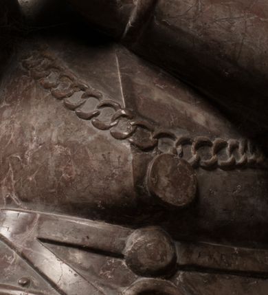 Zdjęcie nr 43: Nagrobek Grzegorza i Katarzyny Branickich znajduje się w kaplicy rodowej pod wezwaniem Najświętszej Marii Panny, na ścianie południowej, naprzeciwko wejścia. Składa się z trójosiowego cokołu i potrójnej filarowo-kolumnowej arkady z klęczącymi postaciami zmarłych po bokach adorujących znajdującą się pośrodku scenę ze zmartwychwstałym Chrystusem ukazującym się niewiernemu Tomaszowi. Całość wieńczy półkolista arkada z herbami Gryf i Kotwicz i tablicami inskrypcyjnymi. 
Dolna część artykułowa lizenami ozdobionymi motywami kandelabrowymi. W polu środkowym czaszka ze skrzyżowanymi piszczelami z inskrypcją w górnej i dolnej części: „POWIEDZ SVIETA [M]ADROSCI IESLI ZE SMIERC ZIWA / CZI MARTWA IESLI MARTWA CZEMV ZIWĄ BIWA / MALOWANA A IESLI ZIWA SMIERCIĄ CZEMV / ZOWIĄ IĄ NAD TO ZYWOT PRZECZ BIERZE KOZI/DEMV / TA IEST NA TWE PITANIE ODPOWIEC PRAWDZIWA / GDI TI ZYESZ SMIERC MARTVA GDY VMIERAS ZIWA / A IESLI ZLA CZI DOBRA CHCZES WIEDZIEC LI O TYM / IAKIS SĄM TAKĄ SMIELE SMIERC MIEĆ BĘDZIESZ PO TYM”. Na lewym polu inskrypcja „CO ZA DZIW ZEM POPIOLEM / WIEDZCIE ZESCIE WY / IAKO IA TENZE POPIOL, TO / IEDNO ZE ZYWY / BO GDIM SIĘ W PROCH ROSSIPAL / DOPIROM PRAWDZIWIE DOSZEDL, ZE CZLOWIEK TYMZE / PROCHEM CHOCIA ZYWIE / PATRZ ZE ZYWY POPIELIE A / TO POMNI SOBIE / ZES NA SWIECIE POPIOLEM / POPIOLEM I W GROBIE / A ZASZ NIEWIES CZYMEM BYL / A TERAZEM IAKI / OGLIANDAI, VWAZAIACZ ZE / SAM BEDZIESZ TAKI / BYLEM TERAS MIE NIE MASZ / IAK BIM TISZ NA SWIECIE / NIE BYL WY DZIS IESTESCIE / IUTRO NIEBEDZIECIE”. W polu cokołu „KTO TV LEZY POBOZNOSC / CNOTA OBYCZAIE / IAKICH NIERYCHLO VIZRĄ / BLISKO LEGLE KRAIE / IAKOSZ IE TAK MALY KĄT / MOGL ZACHOWAC W SOBIE / CZOSZ ALBO CNOTI LVCZKIE / GRZEBIĄ SCZIALEM W GROBIE / TILKOC TV CIALO LIEZY LIECZ / DVSZA W PRZESTRONE / NIEBIESKIE GMACHI WESŁA / KĘDI NIEZLICZONE / LATA POWIEDZIE. CZEMV IZE / MATKĄ BYLA / NIERZKAC POTOMSTWV ALIE / I SIROTOM SILA / TAKCI ZYWOT ZYWOTEM BYWA ZAKVPIONY / DOBRI FRIMARK DAC PLOCHI / ZA ON NIESKONCZONY”. Cokół zamyka wąski, silnie wysunięty gzyms z kimationem jońskim.
Trójosiowy podział nagrobka jest zachowany w partii środkowej, składającej się z trzech arkadowych wnęk, z których środkowa ujęta jest wolnostojącymi kolumnami jońskimi pokrytymi spiralnie ułożonymi pasami z motywem wici roślinnej, a sąsiednie od zewnątrz flankowane filarami pokrytymi motywami kandelabrowymi. W niezbyt głębokich niszach, których podniebienia zdobią kasetony z rozetami w kluczach uskrzydlone główki aniołków umieszczono wykonane w marmurze pińczowskim płaskorzeźby Chrystusa Zmartwychwstałego i adorujących go zmarłych, Grzegorza i Katarzynę Branickich. 
Zbawiciel jest ujęty całopostaciowo, frontalnie, w niewielkim wykroku, z głową zwróconą lekko do klęczącego po prawej stronie św. Tomasza. Jego ciało jest smukłe, wąskie w ramionach, z zaznaczonymi żebrami i mięśniami, osłonięte przewiązaną na biodrach szatą i płaszczem na lewym ramieniu. Chrystus ma pociągłą twarz, o wysokim czole, szerokich kościach policzkowych, wydatnym nosie i z głębokimi oczodołami. Przedstawiony został z długimi wąsami i brodą oraz opadającymi na ramiona, kręconymi włosami. W lewej ręce trzyma chorągiew i podtrzymuje szatę, a prawą rękę ma opuszczoną ku dołowi. 
Święty Tomasz ukazany jest z profilu, w szacie podwójnie przewiązanej w pasie sznurem i przerzuconym przez lewe ramie płaszczem. Twarz z brodą i długimi włosami, odwrócona w stronę Chrystusa. Do góry unosi również prawą rękę, zachowaną tylko do łokcia, lewą rękę trzyma ponad pasem. Figura mężczyzny wyrzeźbiona w kamieniu, polichromowana, przysłania wieniec z obłoków i uskrzydlonych głów puttów otaczający Chrystusa. 
Postacie stoją na podwójnym postumencie. W jego górnej części wyryto sentencję łacińską na prostokątnej tablicy umieszczonej w ozdobnym kartuszu, z zawiniętym spiralnie wycięciem krawędzi górnej i z dodaną w krawędzi dolnej główką uskrzydlonego putta. Napis na postumencie: „PER QVEM ET NOS / RESVRGERE DEVOTA / MENTE, CREDIMVS”. Na płycie poniżej płaskorzeźbione, leżące na prawym boku putto podpierające głowę na prawej ręce, natomiast w lewej trzymające klepsydrę. Nagie ciało, lekko przysłonięte draperią, spoczywa na poduszce z dwoma pomponami. Prawa noga jest wyprostowana, lewa zgięta w kolanie. Twarz pucołowata, z otwartymi oczami, otoczona gęstymi puklami loków. Przed dzieckiem leży czaszka. Nad nim znajduje się grawerowany kartusz z napisem: „HODIE MIHI / CRAS TIBI”. 
W arkadzie po lewej stronie przedstawiony został w trzech czwartych, zwrócony ramionami do widza Grzegorz Branicki. Postać klęczy na poduszce, szerokie dłonie złożone ma razem na piersiach, a głowę lekko uniesioną. Twarz Branickiego o pociągłych rysach, szerokich kościach policzkowych i dużych oczach, z wysokim czołem przysłoniętym zaczesanymi do przodu włosami. Ukazany z wąsami i długą, pofalowaną brodą. Ubrany jest w pełną, dekorowaną zbroję, spod której wystaje jaka i nogawice. Na szyi zawieszony łańcuch, a u stóp ostrogi. Przy nogach Branickiego leżą rękawice i hełm z trzema piórami. Nad głową wznoszą się panoplia, złożone z okrągłej tarczy i skrzyżowanych miecza, szabli, buławy, łuku, kołczanu ze strzałami i włóczni.
Po lewej stronie arkadę wypełnia ujęta z profilu, postać klęczącej na dwóch kolanach Katarzyny Branickiej. Jest ubrana w długą szubę, opadającą sztywnymi, rozchodzącymi się fałdami, u dołu załamującymi się, które zasłaniają sylwetkę. Na głowie ma czepiec przysłaniający włosy i podwikę. Twarz o łagodnych rysach, z długim nosem, małymi ustami i lekko zadartym podbródkiem. Ręce złożone razem na piersiach. Na palcach wskazującym i serdecznym lewej dłoni pierścienie, a ponad nadgarstkiem czterokrotnie nawinięty różaniec. Ponad figurą płaskorzeźbione tondo z Matką Boską z Dzieciątkiem otoczonymi wieńcem obłoków. Maria siedzi, ubrana w długą suknię, z welonem na głowie, z płaszczem zarzuconym na ramiona, którym lekko okrywa nagie Dzieciątko.
Zwieńczenie nagrobka o brzegach inkrustowanych marmurowymi kołami i elipsami, ujęte ornamentalnymi uszami, jest zakończone pasem z zawijającymi się do środkami kartuszami i równolegle ułożonymi liśćmi akantu. Tympanon wypełnia dekoracja złożona z czterech kartuszy: dwóch owalnych na tle paludamentu, zwieńczonych uskrzydloną główką anioła z godłami herbów Gryf i Kotwicz i dwóch podłużnych z inskrypcjami. Na tablicy po lewej stronie inskrypcja: „MAGNIFICO D(OMI)NO GREGORIO A RUSCA BRANICZKI OLIM VENA/TORI ET BURGRABIO CRAC(OVIENSI) CAPITANEO NIEPOŁOMIECEN(SI) VIRO / INTEGERRIMO DE REGIBVS SVIS ET RE PVB(LICA) BENE MERITO RELIGIO/NIS CATHOLICE AMANTISSIMO AMICIS FIDELISSIMO, OMNIBVS AFFABI/LI ET BENIGNO JOANNES A RUSCA BRANICZKI VENATOR CRACO(VIENSIS) CAPITANEVS NIEPOŁOMICEN(SI) MESTVS FILIUS PARENTI CHA/RISSIMO POSVIT OBYT 9 MAII A(NNO) D(OMINI) 1595 AETATIS SUE 60”. Napis wykuty po prawej stronie: “MAGNIFICAE D(OMI)NE CATHARINAE MAGNIFICI OLIM D(OMI)NI AUGUSTINI / KOTFICZ D(OMINI) SIGISMVNDI I POLONIAE REGIS STABVLI PREFECTI / VEXILIFERISQUE CURIE ET BURGRABY CRACO(VIENSIS) FILIE MATRONAE / LECTISSIME QVE CVM PVDORE ET MORVM MIRA ELEGANTIA / MARITI SUMMUM AMOREM VIRTUTE ET MODESTIA OMNIVM BENE/VOLENTIAM MERVISSET ACERBISSIMA MORTE AB OCVLIS EREPTA EST / IDEM FILIUS MATRI AMANTISSIME CVM LACRIMIS POSVIT. OBYT / 8 OCTOBRIS A(NNO) D)OMINI) 1588 AETATIS SUE 38". 
