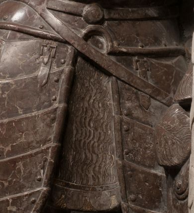 Zdjęcie nr 42: Nagrobek Grzegorza i Katarzyny Branickich znajduje się w kaplicy rodowej pod wezwaniem Najświętszej Marii Panny, na ścianie południowej, naprzeciwko wejścia. Składa się z trójosiowego cokołu i potrójnej filarowo-kolumnowej arkady z klęczącymi postaciami zmarłych po bokach adorujących znajdującą się pośrodku scenę ze zmartwychwstałym Chrystusem ukazującym się niewiernemu Tomaszowi. Całość wieńczy półkolista arkada z herbami Gryf i Kotwicz i tablicami inskrypcyjnymi. 
Dolna część artykułowa lizenami ozdobionymi motywami kandelabrowymi. W polu środkowym czaszka ze skrzyżowanymi piszczelami z inskrypcją w górnej i dolnej części: „POWIEDZ SVIETA [M]ADROSCI IESLI ZE SMIERC ZIWA / CZI MARTWA IESLI MARTWA CZEMV ZIWĄ BIWA / MALOWANA A IESLI ZIWA SMIERCIĄ CZEMV / ZOWIĄ IĄ NAD TO ZYWOT PRZECZ BIERZE KOZI/DEMV / TA IEST NA TWE PITANIE ODPOWIEC PRAWDZIWA / GDI TI ZYESZ SMIERC MARTVA GDY VMIERAS ZIWA / A IESLI ZLA CZI DOBRA CHCZES WIEDZIEC LI O TYM / IAKIS SĄM TAKĄ SMIELE SMIERC MIEĆ BĘDZIESZ PO TYM”. Na lewym polu inskrypcja „CO ZA DZIW ZEM POPIOLEM / WIEDZCIE ZESCIE WY / IAKO IA TENZE POPIOL, TO / IEDNO ZE ZYWY / BO GDIM SIĘ W PROCH ROSSIPAL / DOPIROM PRAWDZIWIE DOSZEDL, ZE CZLOWIEK TYMZE / PROCHEM CHOCIA ZYWIE / PATRZ ZE ZYWY POPIELIE A / TO POMNI SOBIE / ZES NA SWIECIE POPIOLEM / POPIOLEM I W GROBIE / A ZASZ NIEWIES CZYMEM BYL / A TERAZEM IAKI / OGLIANDAI, VWAZAIACZ ZE / SAM BEDZIESZ TAKI / BYLEM TERAS MIE NIE MASZ / IAK BIM TISZ NA SWIECIE / NIE BYL WY DZIS IESTESCIE / IUTRO NIEBEDZIECIE”. W polu cokołu „KTO TV LEZY POBOZNOSC / CNOTA OBYCZAIE / IAKICH NIERYCHLO VIZRĄ / BLISKO LEGLE KRAIE / IAKOSZ IE TAK MALY KĄT / MOGL ZACHOWAC W SOBIE / CZOSZ ALBO CNOTI LVCZKIE / GRZEBIĄ SCZIALEM W GROBIE / TILKOC TV CIALO LIEZY LIECZ / DVSZA W PRZESTRONE / NIEBIESKIE GMACHI WESŁA / KĘDI NIEZLICZONE / LATA POWIEDZIE. CZEMV IZE / MATKĄ BYLA / NIERZKAC POTOMSTWV ALIE / I SIROTOM SILA / TAKCI ZYWOT ZYWOTEM BYWA ZAKVPIONY / DOBRI FRIMARK DAC PLOCHI / ZA ON NIESKONCZONY”. Cokół zamyka wąski, silnie wysunięty gzyms z kimationem jońskim.
Trójosiowy podział nagrobka jest zachowany w partii środkowej, składającej się z trzech arkadowych wnęk, z których środkowa ujęta jest wolnostojącymi kolumnami jońskimi pokrytymi spiralnie ułożonymi pasami z motywem wici roślinnej, a sąsiednie od zewnątrz flankowane filarami pokrytymi motywami kandelabrowymi. W niezbyt głębokich niszach, których podniebienia zdobią kasetony z rozetami w kluczach uskrzydlone główki aniołków umieszczono wykonane w marmurze pińczowskim płaskorzeźby Chrystusa Zmartwychwstałego i adorujących go zmarłych, Grzegorza i Katarzynę Branickich. 
Zbawiciel jest ujęty całopostaciowo, frontalnie, w niewielkim wykroku, z głową zwróconą lekko do klęczącego po prawej stronie św. Tomasza. Jego ciało jest smukłe, wąskie w ramionach, z zaznaczonymi żebrami i mięśniami, osłonięte przewiązaną na biodrach szatą i płaszczem na lewym ramieniu. Chrystus ma pociągłą twarz, o wysokim czole, szerokich kościach policzkowych, wydatnym nosie i z głębokimi oczodołami. Przedstawiony został z długimi wąsami i brodą oraz opadającymi na ramiona, kręconymi włosami. W lewej ręce trzyma chorągiew i podtrzymuje szatę, a prawą rękę ma opuszczoną ku dołowi. 
Święty Tomasz ukazany jest z profilu, w szacie podwójnie przewiązanej w pasie sznurem i przerzuconym przez lewe ramie płaszczem. Twarz z brodą i długimi włosami, odwrócona w stronę Chrystusa. Do góry unosi również prawą rękę, zachowaną tylko do łokcia, lewą rękę trzyma ponad pasem. Figura mężczyzny wyrzeźbiona w kamieniu, polichromowana, przysłania wieniec z obłoków i uskrzydlonych głów puttów otaczający Chrystusa. 
Postacie stoją na podwójnym postumencie. W jego górnej części wyryto sentencję łacińską na prostokątnej tablicy umieszczonej w ozdobnym kartuszu, z zawiniętym spiralnie wycięciem krawędzi górnej i z dodaną w krawędzi dolnej główką uskrzydlonego putta. Napis na postumencie: „PER QVEM ET NOS / RESVRGERE DEVOTA / MENTE, CREDIMVS”. Na płycie poniżej płaskorzeźbione, leżące na prawym boku putto podpierające głowę na prawej ręce, natomiast w lewej trzymające klepsydrę. Nagie ciało, lekko przysłonięte draperią, spoczywa na poduszce z dwoma pomponami. Prawa noga jest wyprostowana, lewa zgięta w kolanie. Twarz pucołowata, z otwartymi oczami, otoczona gęstymi puklami loków. Przed dzieckiem leży czaszka. Nad nim znajduje się grawerowany kartusz z napisem: „HODIE MIHI / CRAS TIBI”. 
W arkadzie po lewej stronie przedstawiony został w trzech czwartych, zwrócony ramionami do widza Grzegorz Branicki. Postać klęczy na poduszce, szerokie dłonie złożone ma razem na piersiach, a głowę lekko uniesioną. Twarz Branickiego o pociągłych rysach, szerokich kościach policzkowych i dużych oczach, z wysokim czołem przysłoniętym zaczesanymi do przodu włosami. Ukazany z wąsami i długą, pofalowaną brodą. Ubrany jest w pełną, dekorowaną zbroję, spod której wystaje jaka i nogawice. Na szyi zawieszony łańcuch, a u stóp ostrogi. Przy nogach Branickiego leżą rękawice i hełm z trzema piórami. Nad głową wznoszą się panoplia, złożone z okrągłej tarczy i skrzyżowanych miecza, szabli, buławy, łuku, kołczanu ze strzałami i włóczni.
Po lewej stronie arkadę wypełnia ujęta z profilu, postać klęczącej na dwóch kolanach Katarzyny Branickiej. Jest ubrana w długą szubę, opadającą sztywnymi, rozchodzącymi się fałdami, u dołu załamującymi się, które zasłaniają sylwetkę. Na głowie ma czepiec przysłaniający włosy i podwikę. Twarz o łagodnych rysach, z długim nosem, małymi ustami i lekko zadartym podbródkiem. Ręce złożone razem na piersiach. Na palcach wskazującym i serdecznym lewej dłoni pierścienie, a ponad nadgarstkiem czterokrotnie nawinięty różaniec. Ponad figurą płaskorzeźbione tondo z Matką Boską z Dzieciątkiem otoczonymi wieńcem obłoków. Maria siedzi, ubrana w długą suknię, z welonem na głowie, z płaszczem zarzuconym na ramiona, którym lekko okrywa nagie Dzieciątko.
Zwieńczenie nagrobka o brzegach inkrustowanych marmurowymi kołami i elipsami, ujęte ornamentalnymi uszami, jest zakończone pasem z zawijającymi się do środkami kartuszami i równolegle ułożonymi liśćmi akantu. Tympanon wypełnia dekoracja złożona z czterech kartuszy: dwóch owalnych na tle paludamentu, zwieńczonych uskrzydloną główką anioła z godłami herbów Gryf i Kotwicz i dwóch podłużnych z inskrypcjami. Na tablicy po lewej stronie inskrypcja: „MAGNIFICO D(OMI)NO GREGORIO A RUSCA BRANICZKI OLIM VENA/TORI ET BURGRABIO CRAC(OVIENSI) CAPITANEO NIEPOŁOMIECEN(SI) VIRO / INTEGERRIMO DE REGIBVS SVIS ET RE PVB(LICA) BENE MERITO RELIGIO/NIS CATHOLICE AMANTISSIMO AMICIS FIDELISSIMO, OMNIBVS AFFABI/LI ET BENIGNO JOANNES A RUSCA BRANICZKI VENATOR CRACO(VIENSIS) CAPITANEVS NIEPOŁOMICEN(SI) MESTVS FILIUS PARENTI CHA/RISSIMO POSVIT OBYT 9 MAII A(NNO) D(OMINI) 1595 AETATIS SUE 60”. Napis wykuty po prawej stronie: “MAGNIFICAE D(OMI)NE CATHARINAE MAGNIFICI OLIM D(OMI)NI AUGUSTINI / KOTFICZ D(OMINI) SIGISMVNDI I POLONIAE REGIS STABVLI PREFECTI / VEXILIFERISQUE CURIE ET BURGRABY CRACO(VIENSIS) FILIE MATRONAE / LECTISSIME QVE CVM PVDORE ET MORVM MIRA ELEGANTIA / MARITI SUMMUM AMOREM VIRTUTE ET MODESTIA OMNIVM BENE/VOLENTIAM MERVISSET ACERBISSIMA MORTE AB OCVLIS EREPTA EST / IDEM FILIUS MATRI AMANTISSIME CVM LACRIMIS POSVIT. OBYT / 8 OCTOBRIS A(NNO) D)OMINI) 1588 AETATIS SUE 38&quot;. 
