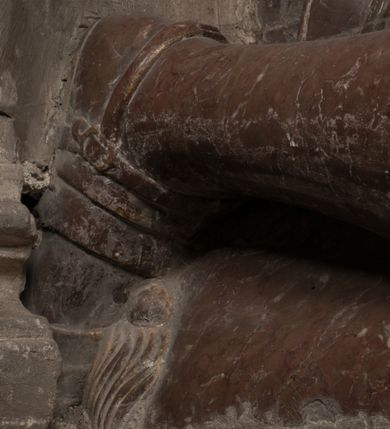 Zdjęcie nr 41: Nagrobek Grzegorza i Katarzyny Branickich znajduje się w kaplicy rodowej pod wezwaniem Najświętszej Marii Panny, na ścianie południowej, naprzeciwko wejścia. Składa się z trójosiowego cokołu i potrójnej filarowo-kolumnowej arkady z klęczącymi postaciami zmarłych po bokach adorujących znajdującą się pośrodku scenę ze zmartwychwstałym Chrystusem ukazującym się niewiernemu Tomaszowi. Całość wieńczy półkolista arkada z herbami Gryf i Kotwicz i tablicami inskrypcyjnymi. 
Dolna część artykułowa lizenami ozdobionymi motywami kandelabrowymi. W polu środkowym czaszka ze skrzyżowanymi piszczelami z inskrypcją w górnej i dolnej części: „POWIEDZ SVIETA [M]ADROSCI IESLI ZE SMIERC ZIWA / CZI MARTWA IESLI MARTWA CZEMV ZIWĄ BIWA / MALOWANA A IESLI ZIWA SMIERCIĄ CZEMV / ZOWIĄ IĄ NAD TO ZYWOT PRZECZ BIERZE KOZI/DEMV / TA IEST NA TWE PITANIE ODPOWIEC PRAWDZIWA / GDI TI ZYESZ SMIERC MARTVA GDY VMIERAS ZIWA / A IESLI ZLA CZI DOBRA CHCZES WIEDZIEC LI O TYM / IAKIS SĄM TAKĄ SMIELE SMIERC MIEĆ BĘDZIESZ PO TYM”. Na lewym polu inskrypcja „CO ZA DZIW ZEM POPIOLEM / WIEDZCIE ZESCIE WY / IAKO IA TENZE POPIOL, TO / IEDNO ZE ZYWY / BO GDIM SIĘ W PROCH ROSSIPAL / DOPIROM PRAWDZIWIE DOSZEDL, ZE CZLOWIEK TYMZE / PROCHEM CHOCIA ZYWIE / PATRZ ZE ZYWY POPIELIE A / TO POMNI SOBIE / ZES NA SWIECIE POPIOLEM / POPIOLEM I W GROBIE / A ZASZ NIEWIES CZYMEM BYL / A TERAZEM IAKI / OGLIANDAI, VWAZAIACZ ZE / SAM BEDZIESZ TAKI / BYLEM TERAS MIE NIE MASZ / IAK BIM TISZ NA SWIECIE / NIE BYL WY DZIS IESTESCIE / IUTRO NIEBEDZIECIE”. W polu cokołu „KTO TV LEZY POBOZNOSC / CNOTA OBYCZAIE / IAKICH NIERYCHLO VIZRĄ / BLISKO LEGLE KRAIE / IAKOSZ IE TAK MALY KĄT / MOGL ZACHOWAC W SOBIE / CZOSZ ALBO CNOTI LVCZKIE / GRZEBIĄ SCZIALEM W GROBIE / TILKOC TV CIALO LIEZY LIECZ / DVSZA W PRZESTRONE / NIEBIESKIE GMACHI WESŁA / KĘDI NIEZLICZONE / LATA POWIEDZIE. CZEMV IZE / MATKĄ BYLA / NIERZKAC POTOMSTWV ALIE / I SIROTOM SILA / TAKCI ZYWOT ZYWOTEM BYWA ZAKVPIONY / DOBRI FRIMARK DAC PLOCHI / ZA ON NIESKONCZONY”. Cokół zamyka wąski, silnie wysunięty gzyms z kimationem jońskim.
Trójosiowy podział nagrobka jest zachowany w partii środkowej, składającej się z trzech arkadowych wnęk, z których środkowa ujęta jest wolnostojącymi kolumnami jońskimi pokrytymi spiralnie ułożonymi pasami z motywem wici roślinnej, a sąsiednie od zewnątrz flankowane filarami pokrytymi motywami kandelabrowymi. W niezbyt głębokich niszach, których podniebienia zdobią kasetony z rozetami w kluczach uskrzydlone główki aniołków umieszczono wykonane w marmurze pińczowskim płaskorzeźby Chrystusa Zmartwychwstałego i adorujących go zmarłych, Grzegorza i Katarzynę Branickich. 
Zbawiciel jest ujęty całopostaciowo, frontalnie, w niewielkim wykroku, z głową zwróconą lekko do klęczącego po prawej stronie św. Tomasza. Jego ciało jest smukłe, wąskie w ramionach, z zaznaczonymi żebrami i mięśniami, osłonięte przewiązaną na biodrach szatą i płaszczem na lewym ramieniu. Chrystus ma pociągłą twarz, o wysokim czole, szerokich kościach policzkowych, wydatnym nosie i z głębokimi oczodołami. Przedstawiony został z długimi wąsami i brodą oraz opadającymi na ramiona, kręconymi włosami. W lewej ręce trzyma chorągiew i podtrzymuje szatę, a prawą rękę ma opuszczoną ku dołowi. 
Święty Tomasz ukazany jest z profilu, w szacie podwójnie przewiązanej w pasie sznurem i przerzuconym przez lewe ramie płaszczem. Twarz z brodą i długimi włosami, odwrócona w stronę Chrystusa. Do góry unosi również prawą rękę, zachowaną tylko do łokcia, lewą rękę trzyma ponad pasem. Figura mężczyzny wyrzeźbiona w kamieniu, polichromowana, przysłania wieniec z obłoków i uskrzydlonych głów puttów otaczający Chrystusa. 
Postacie stoją na podwójnym postumencie. W jego górnej części wyryto sentencję łacińską na prostokątnej tablicy umieszczonej w ozdobnym kartuszu, z zawiniętym spiralnie wycięciem krawędzi górnej i z dodaną w krawędzi dolnej główką uskrzydlonego putta. Napis na postumencie: „PER QVEM ET NOS / RESVRGERE DEVOTA / MENTE, CREDIMVS”. Na płycie poniżej płaskorzeźbione, leżące na prawym boku putto podpierające głowę na prawej ręce, natomiast w lewej trzymające klepsydrę. Nagie ciało, lekko przysłonięte draperią, spoczywa na poduszce z dwoma pomponami. Prawa noga jest wyprostowana, lewa zgięta w kolanie. Twarz pucołowata, z otwartymi oczami, otoczona gęstymi puklami loków. Przed dzieckiem leży czaszka. Nad nim znajduje się grawerowany kartusz z napisem: „HODIE MIHI / CRAS TIBI”. 
W arkadzie po lewej stronie przedstawiony został w trzech czwartych, zwrócony ramionami do widza Grzegorz Branicki. Postać klęczy na poduszce, szerokie dłonie złożone ma razem na piersiach, a głowę lekko uniesioną. Twarz Branickiego o pociągłych rysach, szerokich kościach policzkowych i dużych oczach, z wysokim czołem przysłoniętym zaczesanymi do przodu włosami. Ukazany z wąsami i długą, pofalowaną brodą. Ubrany jest w pełną, dekorowaną zbroję, spod której wystaje jaka i nogawice. Na szyi zawieszony łańcuch, a u stóp ostrogi. Przy nogach Branickiego leżą rękawice i hełm z trzema piórami. Nad głową wznoszą się panoplia, złożone z okrągłej tarczy i skrzyżowanych miecza, szabli, buławy, łuku, kołczanu ze strzałami i włóczni.
Po lewej stronie arkadę wypełnia ujęta z profilu, postać klęczącej na dwóch kolanach Katarzyny Branickiej. Jest ubrana w długą szubę, opadającą sztywnymi, rozchodzącymi się fałdami, u dołu załamującymi się, które zasłaniają sylwetkę. Na głowie ma czepiec przysłaniający włosy i podwikę. Twarz o łagodnych rysach, z długim nosem, małymi ustami i lekko zadartym podbródkiem. Ręce złożone razem na piersiach. Na palcach wskazującym i serdecznym lewej dłoni pierścienie, a ponad nadgarstkiem czterokrotnie nawinięty różaniec. Ponad figurą płaskorzeźbione tondo z Matką Boską z Dzieciątkiem otoczonymi wieńcem obłoków. Maria siedzi, ubrana w długą suknię, z welonem na głowie, z płaszczem zarzuconym na ramiona, którym lekko okrywa nagie Dzieciątko.
Zwieńczenie nagrobka o brzegach inkrustowanych marmurowymi kołami i elipsami, ujęte ornamentalnymi uszami, jest zakończone pasem z zawijającymi się do środkami kartuszami i równolegle ułożonymi liśćmi akantu. Tympanon wypełnia dekoracja złożona z czterech kartuszy: dwóch owalnych na tle paludamentu, zwieńczonych uskrzydloną główką anioła z godłami herbów Gryf i Kotwicz i dwóch podłużnych z inskrypcjami. Na tablicy po lewej stronie inskrypcja: „MAGNIFICO D(OMI)NO GREGORIO A RUSCA BRANICZKI OLIM VENA/TORI ET BURGRABIO CRAC(OVIENSI) CAPITANEO NIEPOŁOMIECEN(SI) VIRO / INTEGERRIMO DE REGIBVS SVIS ET RE PVB(LICA) BENE MERITO RELIGIO/NIS CATHOLICE AMANTISSIMO AMICIS FIDELISSIMO, OMNIBVS AFFABI/LI ET BENIGNO JOANNES A RUSCA BRANICZKI VENATOR CRACO(VIENSIS) CAPITANEVS NIEPOŁOMICEN(SI) MESTVS FILIUS PARENTI CHA/RISSIMO POSVIT OBYT 9 MAII A(NNO) D(OMINI) 1595 AETATIS SUE 60”. Napis wykuty po prawej stronie: “MAGNIFICAE D(OMI)NE CATHARINAE MAGNIFICI OLIM D(OMI)NI AUGUSTINI / KOTFICZ D(OMINI) SIGISMVNDI I POLONIAE REGIS STABVLI PREFECTI / VEXILIFERISQUE CURIE ET BURGRABY CRACO(VIENSIS) FILIE MATRONAE / LECTISSIME QVE CVM PVDORE ET MORVM MIRA ELEGANTIA / MARITI SUMMUM AMOREM VIRTUTE ET MODESTIA OMNIVM BENE/VOLENTIAM MERVISSET ACERBISSIMA MORTE AB OCVLIS EREPTA EST / IDEM FILIUS MATRI AMANTISSIME CVM LACRIMIS POSVIT. OBYT / 8 OCTOBRIS A(NNO) D)OMINI) 1588 AETATIS SUE 38&quot;. 
