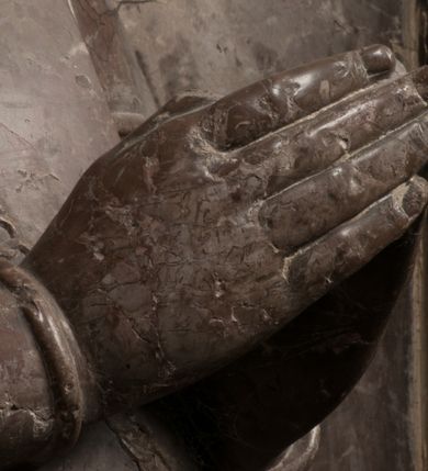 Zdjęcie nr 45: Nagrobek Grzegorza i Katarzyny Branickich znajduje się w kaplicy rodowej pod wezwaniem Najświętszej Marii Panny, na ścianie południowej, naprzeciwko wejścia. Składa się z trójosiowego cokołu i potrójnej filarowo-kolumnowej arkady z klęczącymi postaciami zmarłych po bokach adorujących znajdującą się pośrodku scenę ze zmartwychwstałym Chrystusem ukazującym się niewiernemu Tomaszowi. Całość wieńczy półkolista arkada z herbami Gryf i Kotwicz i tablicami inskrypcyjnymi. 
Dolna część artykułowa lizenami ozdobionymi motywami kandelabrowymi. W polu środkowym czaszka ze skrzyżowanymi piszczelami z inskrypcją w górnej i dolnej części: „POWIEDZ SVIETA [M]ADROSCI IESLI ZE SMIERC ZIWA / CZI MARTWA IESLI MARTWA CZEMV ZIWĄ BIWA / MALOWANA A IESLI ZIWA SMIERCIĄ CZEMV / ZOWIĄ IĄ NAD TO ZYWOT PRZECZ BIERZE KOZI/DEMV / TA IEST NA TWE PITANIE ODPOWIEC PRAWDZIWA / GDI TI ZYESZ SMIERC MARTVA GDY VMIERAS ZIWA / A IESLI ZLA CZI DOBRA CHCZES WIEDZIEC LI O TYM / IAKIS SĄM TAKĄ SMIELE SMIERC MIEĆ BĘDZIESZ PO TYM”. Na lewym polu inskrypcja „CO ZA DZIW ZEM POPIOLEM / WIEDZCIE ZESCIE WY / IAKO IA TENZE POPIOL, TO / IEDNO ZE ZYWY / BO GDIM SIĘ W PROCH ROSSIPAL / DOPIROM PRAWDZIWIE DOSZEDL, ZE CZLOWIEK TYMZE / PROCHEM CHOCIA ZYWIE / PATRZ ZE ZYWY POPIELIE A / TO POMNI SOBIE / ZES NA SWIECIE POPIOLEM / POPIOLEM I W GROBIE / A ZASZ NIEWIES CZYMEM BYL / A TERAZEM IAKI / OGLIANDAI, VWAZAIACZ ZE / SAM BEDZIESZ TAKI / BYLEM TERAS MIE NIE MASZ / IAK BIM TISZ NA SWIECIE / NIE BYL WY DZIS IESTESCIE / IUTRO NIEBEDZIECIE”. W polu cokołu „KTO TV LEZY POBOZNOSC / CNOTA OBYCZAIE / IAKICH NIERYCHLO VIZRĄ / BLISKO LEGLE KRAIE / IAKOSZ IE TAK MALY KĄT / MOGL ZACHOWAC W SOBIE / CZOSZ ALBO CNOTI LVCZKIE / GRZEBIĄ SCZIALEM W GROBIE / TILKOC TV CIALO LIEZY LIECZ / DVSZA W PRZESTRONE / NIEBIESKIE GMACHI WESŁA / KĘDI NIEZLICZONE / LATA POWIEDZIE. CZEMV IZE / MATKĄ BYLA / NIERZKAC POTOMSTWV ALIE / I SIROTOM SILA / TAKCI ZYWOT ZYWOTEM BYWA ZAKVPIONY / DOBRI FRIMARK DAC PLOCHI / ZA ON NIESKONCZONY”. Cokół zamyka wąski, silnie wysunięty gzyms z kimationem jońskim.
Trójosiowy podział nagrobka jest zachowany w partii środkowej, składającej się z trzech arkadowych wnęk, z których środkowa ujęta jest wolnostojącymi kolumnami jońskimi pokrytymi spiralnie ułożonymi pasami z motywem wici roślinnej, a sąsiednie od zewnątrz flankowane filarami pokrytymi motywami kandelabrowymi. W niezbyt głębokich niszach, których podniebienia zdobią kasetony z rozetami w kluczach uskrzydlone główki aniołków umieszczono wykonane w marmurze pińczowskim płaskorzeźby Chrystusa Zmartwychwstałego i adorujących go zmarłych, Grzegorza i Katarzynę Branickich. 
Zbawiciel jest ujęty całopostaciowo, frontalnie, w niewielkim wykroku, z głową zwróconą lekko do klęczącego po prawej stronie św. Tomasza. Jego ciało jest smukłe, wąskie w ramionach, z zaznaczonymi żebrami i mięśniami, osłonięte przewiązaną na biodrach szatą i płaszczem na lewym ramieniu. Chrystus ma pociągłą twarz, o wysokim czole, szerokich kościach policzkowych, wydatnym nosie i z głębokimi oczodołami. Przedstawiony został z długimi wąsami i brodą oraz opadającymi na ramiona, kręconymi włosami. W lewej ręce trzyma chorągiew i podtrzymuje szatę, a prawą rękę ma opuszczoną ku dołowi. 
Święty Tomasz ukazany jest z profilu, w szacie podwójnie przewiązanej w pasie sznurem i przerzuconym przez lewe ramie płaszczem. Twarz z brodą i długimi włosami, odwrócona w stronę Chrystusa. Do góry unosi również prawą rękę, zachowaną tylko do łokcia, lewą rękę trzyma ponad pasem. Figura mężczyzny wyrzeźbiona w kamieniu, polichromowana, przysłania wieniec z obłoków i uskrzydlonych głów puttów otaczający Chrystusa. 
Postacie stoją na podwójnym postumencie. W jego górnej części wyryto sentencję łacińską na prostokątnej tablicy umieszczonej w ozdobnym kartuszu, z zawiniętym spiralnie wycięciem krawędzi górnej i z dodaną w krawędzi dolnej główką uskrzydlonego putta. Napis na postumencie: „PER QVEM ET NOS / RESVRGERE DEVOTA / MENTE, CREDIMVS”. Na płycie poniżej płaskorzeźbione, leżące na prawym boku putto podpierające głowę na prawej ręce, natomiast w lewej trzymające klepsydrę. Nagie ciało, lekko przysłonięte draperią, spoczywa na poduszce z dwoma pomponami. Prawa noga jest wyprostowana, lewa zgięta w kolanie. Twarz pucołowata, z otwartymi oczami, otoczona gęstymi puklami loków. Przed dzieckiem leży czaszka. Nad nim znajduje się grawerowany kartusz z napisem: „HODIE MIHI / CRAS TIBI”. 
W arkadzie po lewej stronie przedstawiony został w trzech czwartych, zwrócony ramionami do widza Grzegorz Branicki. Postać klęczy na poduszce, szerokie dłonie złożone ma razem na piersiach, a głowę lekko uniesioną. Twarz Branickiego o pociągłych rysach, szerokich kościach policzkowych i dużych oczach, z wysokim czołem przysłoniętym zaczesanymi do przodu włosami. Ukazany z wąsami i długą, pofalowaną brodą. Ubrany jest w pełną, dekorowaną zbroję, spod której wystaje jaka i nogawice. Na szyi zawieszony łańcuch, a u stóp ostrogi. Przy nogach Branickiego leżą rękawice i hełm z trzema piórami. Nad głową wznoszą się panoplia, złożone z okrągłej tarczy i skrzyżowanych miecza, szabli, buławy, łuku, kołczanu ze strzałami i włóczni.
Po lewej stronie arkadę wypełnia ujęta z profilu, postać klęczącej na dwóch kolanach Katarzyny Branickiej. Jest ubrana w długą szubę, opadającą sztywnymi, rozchodzącymi się fałdami, u dołu załamującymi się, które zasłaniają sylwetkę. Na głowie ma czepiec przysłaniający włosy i podwikę. Twarz o łagodnych rysach, z długim nosem, małymi ustami i lekko zadartym podbródkiem. Ręce złożone razem na piersiach. Na palcach wskazującym i serdecznym lewej dłoni pierścienie, a ponad nadgarstkiem czterokrotnie nawinięty różaniec. Ponad figurą płaskorzeźbione tondo z Matką Boską z Dzieciątkiem otoczonymi wieńcem obłoków. Maria siedzi, ubrana w długą suknię, z welonem na głowie, z płaszczem zarzuconym na ramiona, którym lekko okrywa nagie Dzieciątko.
Zwieńczenie nagrobka o brzegach inkrustowanych marmurowymi kołami i elipsami, ujęte ornamentalnymi uszami, jest zakończone pasem z zawijającymi się do środkami kartuszami i równolegle ułożonymi liśćmi akantu. Tympanon wypełnia dekoracja złożona z czterech kartuszy: dwóch owalnych na tle paludamentu, zwieńczonych uskrzydloną główką anioła z godłami herbów Gryf i Kotwicz i dwóch podłużnych z inskrypcjami. Na tablicy po lewej stronie inskrypcja: „MAGNIFICO D(OMI)NO GREGORIO A RUSCA BRANICZKI OLIM VENA/TORI ET BURGRABIO CRAC(OVIENSI) CAPITANEO NIEPOŁOMIECEN(SI) VIRO / INTEGERRIMO DE REGIBVS SVIS ET RE PVB(LICA) BENE MERITO RELIGIO/NIS CATHOLICE AMANTISSIMO AMICIS FIDELISSIMO, OMNIBVS AFFABI/LI ET BENIGNO JOANNES A RUSCA BRANICZKI VENATOR CRACO(VIENSIS) CAPITANEVS NIEPOŁOMICEN(SI) MESTVS FILIUS PARENTI CHA/RISSIMO POSVIT OBYT 9 MAII A(NNO) D(OMINI) 1595 AETATIS SUE 60”. Napis wykuty po prawej stronie: “MAGNIFICAE D(OMI)NE CATHARINAE MAGNIFICI OLIM D(OMI)NI AUGUSTINI / KOTFICZ D(OMINI) SIGISMVNDI I POLONIAE REGIS STABVLI PREFECTI / VEXILIFERISQUE CURIE ET BURGRABY CRACO(VIENSIS) FILIE MATRONAE / LECTISSIME QVE CVM PVDORE ET MORVM MIRA ELEGANTIA / MARITI SUMMUM AMOREM VIRTUTE ET MODESTIA OMNIVM BENE/VOLENTIAM MERVISSET ACERBISSIMA MORTE AB OCVLIS EREPTA EST / IDEM FILIUS MATRI AMANTISSIME CVM LACRIMIS POSVIT. OBYT / 8 OCTOBRIS A(NNO) D)OMINI) 1588 AETATIS SUE 38". 
