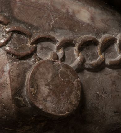 Zdjęcie nr 44: Nagrobek Grzegorza i Katarzyny Branickich znajduje się w kaplicy rodowej pod wezwaniem Najświętszej Marii Panny, na ścianie południowej, naprzeciwko wejścia. Składa się z trójosiowego cokołu i potrójnej filarowo-kolumnowej arkady z klęczącymi postaciami zmarłych po bokach adorujących znajdującą się pośrodku scenę ze zmartwychwstałym Chrystusem ukazującym się niewiernemu Tomaszowi. Całość wieńczy półkolista arkada z herbami Gryf i Kotwicz i tablicami inskrypcyjnymi. 
Dolna część artykułowa lizenami ozdobionymi motywami kandelabrowymi. W polu środkowym czaszka ze skrzyżowanymi piszczelami z inskrypcją w górnej i dolnej części: „POWIEDZ SVIETA [M]ADROSCI IESLI ZE SMIERC ZIWA / CZI MARTWA IESLI MARTWA CZEMV ZIWĄ BIWA / MALOWANA A IESLI ZIWA SMIERCIĄ CZEMV / ZOWIĄ IĄ NAD TO ZYWOT PRZECZ BIERZE KOZI/DEMV / TA IEST NA TWE PITANIE ODPOWIEC PRAWDZIWA / GDI TI ZYESZ SMIERC MARTVA GDY VMIERAS ZIWA / A IESLI ZLA CZI DOBRA CHCZES WIEDZIEC LI O TYM / IAKIS SĄM TAKĄ SMIELE SMIERC MIEĆ BĘDZIESZ PO TYM”. Na lewym polu inskrypcja „CO ZA DZIW ZEM POPIOLEM / WIEDZCIE ZESCIE WY / IAKO IA TENZE POPIOL, TO / IEDNO ZE ZYWY / BO GDIM SIĘ W PROCH ROSSIPAL / DOPIROM PRAWDZIWIE DOSZEDL, ZE CZLOWIEK TYMZE / PROCHEM CHOCIA ZYWIE / PATRZ ZE ZYWY POPIELIE A / TO POMNI SOBIE / ZES NA SWIECIE POPIOLEM / POPIOLEM I W GROBIE / A ZASZ NIEWIES CZYMEM BYL / A TERAZEM IAKI / OGLIANDAI, VWAZAIACZ ZE / SAM BEDZIESZ TAKI / BYLEM TERAS MIE NIE MASZ / IAK BIM TISZ NA SWIECIE / NIE BYL WY DZIS IESTESCIE / IUTRO NIEBEDZIECIE”. W polu cokołu „KTO TV LEZY POBOZNOSC / CNOTA OBYCZAIE / IAKICH NIERYCHLO VIZRĄ / BLISKO LEGLE KRAIE / IAKOSZ IE TAK MALY KĄT / MOGL ZACHOWAC W SOBIE / CZOSZ ALBO CNOTI LVCZKIE / GRZEBIĄ SCZIALEM W GROBIE / TILKOC TV CIALO LIEZY LIECZ / DVSZA W PRZESTRONE / NIEBIESKIE GMACHI WESŁA / KĘDI NIEZLICZONE / LATA POWIEDZIE. CZEMV IZE / MATKĄ BYLA / NIERZKAC POTOMSTWV ALIE / I SIROTOM SILA / TAKCI ZYWOT ZYWOTEM BYWA ZAKVPIONY / DOBRI FRIMARK DAC PLOCHI / ZA ON NIESKONCZONY”. Cokół zamyka wąski, silnie wysunięty gzyms z kimationem jońskim.
Trójosiowy podział nagrobka jest zachowany w partii środkowej, składającej się z trzech arkadowych wnęk, z których środkowa ujęta jest wolnostojącymi kolumnami jońskimi pokrytymi spiralnie ułożonymi pasami z motywem wici roślinnej, a sąsiednie od zewnątrz flankowane filarami pokrytymi motywami kandelabrowymi. W niezbyt głębokich niszach, których podniebienia zdobią kasetony z rozetami w kluczach uskrzydlone główki aniołków umieszczono wykonane w marmurze pińczowskim płaskorzeźby Chrystusa Zmartwychwstałego i adorujących go zmarłych, Grzegorza i Katarzynę Branickich. 
Zbawiciel jest ujęty całopostaciowo, frontalnie, w niewielkim wykroku, z głową zwróconą lekko do klęczącego po prawej stronie św. Tomasza. Jego ciało jest smukłe, wąskie w ramionach, z zaznaczonymi żebrami i mięśniami, osłonięte przewiązaną na biodrach szatą i płaszczem na lewym ramieniu. Chrystus ma pociągłą twarz, o wysokim czole, szerokich kościach policzkowych, wydatnym nosie i z głębokimi oczodołami. Przedstawiony został z długimi wąsami i brodą oraz opadającymi na ramiona, kręconymi włosami. W lewej ręce trzyma chorągiew i podtrzymuje szatę, a prawą rękę ma opuszczoną ku dołowi. 
Święty Tomasz ukazany jest z profilu, w szacie podwójnie przewiązanej w pasie sznurem i przerzuconym przez lewe ramie płaszczem. Twarz z brodą i długimi włosami, odwrócona w stronę Chrystusa. Do góry unosi również prawą rękę, zachowaną tylko do łokcia, lewą rękę trzyma ponad pasem. Figura mężczyzny wyrzeźbiona w kamieniu, polichromowana, przysłania wieniec z obłoków i uskrzydlonych głów puttów otaczający Chrystusa. 
Postacie stoją na podwójnym postumencie. W jego górnej części wyryto sentencję łacińską na prostokątnej tablicy umieszczonej w ozdobnym kartuszu, z zawiniętym spiralnie wycięciem krawędzi górnej i z dodaną w krawędzi dolnej główką uskrzydlonego putta. Napis na postumencie: „PER QVEM ET NOS / RESVRGERE DEVOTA / MENTE, CREDIMVS”. Na płycie poniżej płaskorzeźbione, leżące na prawym boku putto podpierające głowę na prawej ręce, natomiast w lewej trzymające klepsydrę. Nagie ciało, lekko przysłonięte draperią, spoczywa na poduszce z dwoma pomponami. Prawa noga jest wyprostowana, lewa zgięta w kolanie. Twarz pucołowata, z otwartymi oczami, otoczona gęstymi puklami loków. Przed dzieckiem leży czaszka. Nad nim znajduje się grawerowany kartusz z napisem: „HODIE MIHI / CRAS TIBI”. 
W arkadzie po lewej stronie przedstawiony został w trzech czwartych, zwrócony ramionami do widza Grzegorz Branicki. Postać klęczy na poduszce, szerokie dłonie złożone ma razem na piersiach, a głowę lekko uniesioną. Twarz Branickiego o pociągłych rysach, szerokich kościach policzkowych i dużych oczach, z wysokim czołem przysłoniętym zaczesanymi do przodu włosami. Ukazany z wąsami i długą, pofalowaną brodą. Ubrany jest w pełną, dekorowaną zbroję, spod której wystaje jaka i nogawice. Na szyi zawieszony łańcuch, a u stóp ostrogi. Przy nogach Branickiego leżą rękawice i hełm z trzema piórami. Nad głową wznoszą się panoplia, złożone z okrągłej tarczy i skrzyżowanych miecza, szabli, buławy, łuku, kołczanu ze strzałami i włóczni.
Po lewej stronie arkadę wypełnia ujęta z profilu, postać klęczącej na dwóch kolanach Katarzyny Branickiej. Jest ubrana w długą szubę, opadającą sztywnymi, rozchodzącymi się fałdami, u dołu załamującymi się, które zasłaniają sylwetkę. Na głowie ma czepiec przysłaniający włosy i podwikę. Twarz o łagodnych rysach, z długim nosem, małymi ustami i lekko zadartym podbródkiem. Ręce złożone razem na piersiach. Na palcach wskazującym i serdecznym lewej dłoni pierścienie, a ponad nadgarstkiem czterokrotnie nawinięty różaniec. Ponad figurą płaskorzeźbione tondo z Matką Boską z Dzieciątkiem otoczonymi wieńcem obłoków. Maria siedzi, ubrana w długą suknię, z welonem na głowie, z płaszczem zarzuconym na ramiona, którym lekko okrywa nagie Dzieciątko.
Zwieńczenie nagrobka o brzegach inkrustowanych marmurowymi kołami i elipsami, ujęte ornamentalnymi uszami, jest zakończone pasem z zawijającymi się do środkami kartuszami i równolegle ułożonymi liśćmi akantu. Tympanon wypełnia dekoracja złożona z czterech kartuszy: dwóch owalnych na tle paludamentu, zwieńczonych uskrzydloną główką anioła z godłami herbów Gryf i Kotwicz i dwóch podłużnych z inskrypcjami. Na tablicy po lewej stronie inskrypcja: „MAGNIFICO D(OMI)NO GREGORIO A RUSCA BRANICZKI OLIM VENA/TORI ET BURGRABIO CRAC(OVIENSI) CAPITANEO NIEPOŁOMIECEN(SI) VIRO / INTEGERRIMO DE REGIBVS SVIS ET RE PVB(LICA) BENE MERITO RELIGIO/NIS CATHOLICE AMANTISSIMO AMICIS FIDELISSIMO, OMNIBVS AFFABI/LI ET BENIGNO JOANNES A RUSCA BRANICZKI VENATOR CRACO(VIENSIS) CAPITANEVS NIEPOŁOMICEN(SI) MESTVS FILIUS PARENTI CHA/RISSIMO POSVIT OBYT 9 MAII A(NNO) D(OMINI) 1595 AETATIS SUE 60”. Napis wykuty po prawej stronie: “MAGNIFICAE D(OMI)NE CATHARINAE MAGNIFICI OLIM D(OMI)NI AUGUSTINI / KOTFICZ D(OMINI) SIGISMVNDI I POLONIAE REGIS STABVLI PREFECTI / VEXILIFERISQUE CURIE ET BURGRABY CRACO(VIENSIS) FILIE MATRONAE / LECTISSIME QVE CVM PVDORE ET MORVM MIRA ELEGANTIA / MARITI SUMMUM AMOREM VIRTUTE ET MODESTIA OMNIVM BENE/VOLENTIAM MERVISSET ACERBISSIMA MORTE AB OCVLIS EREPTA EST / IDEM FILIUS MATRI AMANTISSIME CVM LACRIMIS POSVIT. OBYT / 8 OCTOBRIS A(NNO) D)OMINI) 1588 AETATIS SUE 38". 
