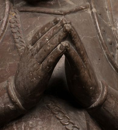 Zdjęcie nr 46: Nagrobek Grzegorza i Katarzyny Branickich znajduje się w kaplicy rodowej pod wezwaniem Najświętszej Marii Panny, na ścianie południowej, naprzeciwko wejścia. Składa się z trójosiowego cokołu i potrójnej filarowo-kolumnowej arkady z klęczącymi postaciami zmarłych po bokach adorujących znajdującą się pośrodku scenę ze zmartwychwstałym Chrystusem ukazującym się niewiernemu Tomaszowi. Całość wieńczy półkolista arkada z herbami Gryf i Kotwicz i tablicami inskrypcyjnymi. 
Dolna część artykułowa lizenami ozdobionymi motywami kandelabrowymi. W polu środkowym czaszka ze skrzyżowanymi piszczelami z inskrypcją w górnej i dolnej części: „POWIEDZ SVIETA [M]ADROSCI IESLI ZE SMIERC ZIWA / CZI MARTWA IESLI MARTWA CZEMV ZIWĄ BIWA / MALOWANA A IESLI ZIWA SMIERCIĄ CZEMV / ZOWIĄ IĄ NAD TO ZYWOT PRZECZ BIERZE KOZI/DEMV / TA IEST NA TWE PITANIE ODPOWIEC PRAWDZIWA / GDI TI ZYESZ SMIERC MARTVA GDY VMIERAS ZIWA / A IESLI ZLA CZI DOBRA CHCZES WIEDZIEC LI O TYM / IAKIS SĄM TAKĄ SMIELE SMIERC MIEĆ BĘDZIESZ PO TYM”. Na lewym polu inskrypcja „CO ZA DZIW ZEM POPIOLEM / WIEDZCIE ZESCIE WY / IAKO IA TENZE POPIOL, TO / IEDNO ZE ZYWY / BO GDIM SIĘ W PROCH ROSSIPAL / DOPIROM PRAWDZIWIE DOSZEDL, ZE CZLOWIEK TYMZE / PROCHEM CHOCIA ZYWIE / PATRZ ZE ZYWY POPIELIE A / TO POMNI SOBIE / ZES NA SWIECIE POPIOLEM / POPIOLEM I W GROBIE / A ZASZ NIEWIES CZYMEM BYL / A TERAZEM IAKI / OGLIANDAI, VWAZAIACZ ZE / SAM BEDZIESZ TAKI / BYLEM TERAS MIE NIE MASZ / IAK BIM TISZ NA SWIECIE / NIE BYL WY DZIS IESTESCIE / IUTRO NIEBEDZIECIE”. W polu cokołu „KTO TV LEZY POBOZNOSC / CNOTA OBYCZAIE / IAKICH NIERYCHLO VIZRĄ / BLISKO LEGLE KRAIE / IAKOSZ IE TAK MALY KĄT / MOGL ZACHOWAC W SOBIE / CZOSZ ALBO CNOTI LVCZKIE / GRZEBIĄ SCZIALEM W GROBIE / TILKOC TV CIALO LIEZY LIECZ / DVSZA W PRZESTRONE / NIEBIESKIE GMACHI WESŁA / KĘDI NIEZLICZONE / LATA POWIEDZIE. CZEMV IZE / MATKĄ BYLA / NIERZKAC POTOMSTWV ALIE / I SIROTOM SILA / TAKCI ZYWOT ZYWOTEM BYWA ZAKVPIONY / DOBRI FRIMARK DAC PLOCHI / ZA ON NIESKONCZONY”. Cokół zamyka wąski, silnie wysunięty gzyms z kimationem jońskim.
Trójosiowy podział nagrobka jest zachowany w partii środkowej, składającej się z trzech arkadowych wnęk, z których środkowa ujęta jest wolnostojącymi kolumnami jońskimi pokrytymi spiralnie ułożonymi pasami z motywem wici roślinnej, a sąsiednie od zewnątrz flankowane filarami pokrytymi motywami kandelabrowymi. W niezbyt głębokich niszach, których podniebienia zdobią kasetony z rozetami w kluczach uskrzydlone główki aniołków umieszczono wykonane w marmurze pińczowskim płaskorzeźby Chrystusa Zmartwychwstałego i adorujących go zmarłych, Grzegorza i Katarzynę Branickich. 
Zbawiciel jest ujęty całopostaciowo, frontalnie, w niewielkim wykroku, z głową zwróconą lekko do klęczącego po prawej stronie św. Tomasza. Jego ciało jest smukłe, wąskie w ramionach, z zaznaczonymi żebrami i mięśniami, osłonięte przewiązaną na biodrach szatą i płaszczem na lewym ramieniu. Chrystus ma pociągłą twarz, o wysokim czole, szerokich kościach policzkowych, wydatnym nosie i z głębokimi oczodołami. Przedstawiony został z długimi wąsami i brodą oraz opadającymi na ramiona, kręconymi włosami. W lewej ręce trzyma chorągiew i podtrzymuje szatę, a prawą rękę ma opuszczoną ku dołowi. 
Święty Tomasz ukazany jest z profilu, w szacie podwójnie przewiązanej w pasie sznurem i przerzuconym przez lewe ramie płaszczem. Twarz z brodą i długimi włosami, odwrócona w stronę Chrystusa. Do góry unosi również prawą rękę, zachowaną tylko do łokcia, lewą rękę trzyma ponad pasem. Figura mężczyzny wyrzeźbiona w kamieniu, polichromowana, przysłania wieniec z obłoków i uskrzydlonych głów puttów otaczający Chrystusa. 
Postacie stoją na podwójnym postumencie. W jego górnej części wyryto sentencję łacińską na prostokątnej tablicy umieszczonej w ozdobnym kartuszu, z zawiniętym spiralnie wycięciem krawędzi górnej i z dodaną w krawędzi dolnej główką uskrzydlonego putta. Napis na postumencie: „PER QVEM ET NOS / RESVRGERE DEVOTA / MENTE, CREDIMVS”. Na płycie poniżej płaskorzeźbione, leżące na prawym boku putto podpierające głowę na prawej ręce, natomiast w lewej trzymające klepsydrę. Nagie ciało, lekko przysłonięte draperią, spoczywa na poduszce z dwoma pomponami. Prawa noga jest wyprostowana, lewa zgięta w kolanie. Twarz pucołowata, z otwartymi oczami, otoczona gęstymi puklami loków. Przed dzieckiem leży czaszka. Nad nim znajduje się grawerowany kartusz z napisem: „HODIE MIHI / CRAS TIBI”. 
W arkadzie po lewej stronie przedstawiony został w trzech czwartych, zwrócony ramionami do widza Grzegorz Branicki. Postać klęczy na poduszce, szerokie dłonie złożone ma razem na piersiach, a głowę lekko uniesioną. Twarz Branickiego o pociągłych rysach, szerokich kościach policzkowych i dużych oczach, z wysokim czołem przysłoniętym zaczesanymi do przodu włosami. Ukazany z wąsami i długą, pofalowaną brodą. Ubrany jest w pełną, dekorowaną zbroję, spod której wystaje jaka i nogawice. Na szyi zawieszony łańcuch, a u stóp ostrogi. Przy nogach Branickiego leżą rękawice i hełm z trzema piórami. Nad głową wznoszą się panoplia, złożone z okrągłej tarczy i skrzyżowanych miecza, szabli, buławy, łuku, kołczanu ze strzałami i włóczni.
Po lewej stronie arkadę wypełnia ujęta z profilu, postać klęczącej na dwóch kolanach Katarzyny Branickiej. Jest ubrana w długą szubę, opadającą sztywnymi, rozchodzącymi się fałdami, u dołu załamującymi się, które zasłaniają sylwetkę. Na głowie ma czepiec przysłaniający włosy i podwikę. Twarz o łagodnych rysach, z długim nosem, małymi ustami i lekko zadartym podbródkiem. Ręce złożone razem na piersiach. Na palcach wskazującym i serdecznym lewej dłoni pierścienie, a ponad nadgarstkiem czterokrotnie nawinięty różaniec. Ponad figurą płaskorzeźbione tondo z Matką Boską z Dzieciątkiem otoczonymi wieńcem obłoków. Maria siedzi, ubrana w długą suknię, z welonem na głowie, z płaszczem zarzuconym na ramiona, którym lekko okrywa nagie Dzieciątko.
Zwieńczenie nagrobka o brzegach inkrustowanych marmurowymi kołami i elipsami, ujęte ornamentalnymi uszami, jest zakończone pasem z zawijającymi się do środkami kartuszami i równolegle ułożonymi liśćmi akantu. Tympanon wypełnia dekoracja złożona z czterech kartuszy: dwóch owalnych na tle paludamentu, zwieńczonych uskrzydloną główką anioła z godłami herbów Gryf i Kotwicz i dwóch podłużnych z inskrypcjami. Na tablicy po lewej stronie inskrypcja: „MAGNIFICO D(OMI)NO GREGORIO A RUSCA BRANICZKI OLIM VENA/TORI ET BURGRABIO CRAC(OVIENSI) CAPITANEO NIEPOŁOMIECEN(SI) VIRO / INTEGERRIMO DE REGIBVS SVIS ET RE PVB(LICA) BENE MERITO RELIGIO/NIS CATHOLICE AMANTISSIMO AMICIS FIDELISSIMO, OMNIBVS AFFABI/LI ET BENIGNO JOANNES A RUSCA BRANICZKI VENATOR CRACO(VIENSIS) CAPITANEVS NIEPOŁOMICEN(SI) MESTVS FILIUS PARENTI CHA/RISSIMO POSVIT OBYT 9 MAII A(NNO) D(OMINI) 1595 AETATIS SUE 60”. Napis wykuty po prawej stronie: “MAGNIFICAE D(OMI)NE CATHARINAE MAGNIFICI OLIM D(OMI)NI AUGUSTINI / KOTFICZ D(OMINI) SIGISMVNDI I POLONIAE REGIS STABVLI PREFECTI / VEXILIFERISQUE CURIE ET BURGRABY CRACO(VIENSIS) FILIE MATRONAE / LECTISSIME QVE CVM PVDORE ET MORVM MIRA ELEGANTIA / MARITI SUMMUM AMOREM VIRTUTE ET MODESTIA OMNIVM BENE/VOLENTIAM MERVISSET ACERBISSIMA MORTE AB OCVLIS EREPTA EST / IDEM FILIUS MATRI AMANTISSIME CVM LACRIMIS POSVIT. OBYT / 8 OCTOBRIS A(NNO) D)OMINI) 1588 AETATIS SUE 38". 
