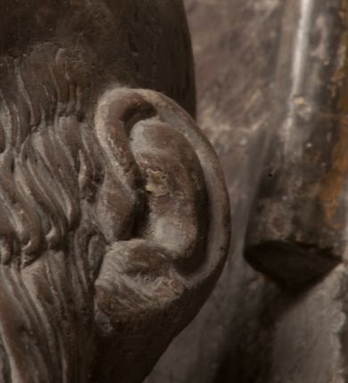 Zdjęcie nr 49: Nagrobek Grzegorza i Katarzyny Branickich znajduje się w kaplicy rodowej pod wezwaniem Najświętszej Marii Panny, na ścianie południowej, naprzeciwko wejścia. Składa się z trójosiowego cokołu i potrójnej filarowo-kolumnowej arkady z klęczącymi postaciami zmarłych po bokach adorujących znajdującą się pośrodku scenę ze zmartwychwstałym Chrystusem ukazującym się niewiernemu Tomaszowi. Całość wieńczy półkolista arkada z herbami Gryf i Kotwicz i tablicami inskrypcyjnymi. 
Dolna część artykułowa lizenami ozdobionymi motywami kandelabrowymi. W polu środkowym czaszka ze skrzyżowanymi piszczelami z inskrypcją w górnej i dolnej części: „POWIEDZ SVIETA [M]ADROSCI IESLI ZE SMIERC ZIWA / CZI MARTWA IESLI MARTWA CZEMV ZIWĄ BIWA / MALOWANA A IESLI ZIWA SMIERCIĄ CZEMV / ZOWIĄ IĄ NAD TO ZYWOT PRZECZ BIERZE KOZI/DEMV / TA IEST NA TWE PITANIE ODPOWIEC PRAWDZIWA / GDI TI ZYESZ SMIERC MARTVA GDY VMIERAS ZIWA / A IESLI ZLA CZI DOBRA CHCZES WIEDZIEC LI O TYM / IAKIS SĄM TAKĄ SMIELE SMIERC MIEĆ BĘDZIESZ PO TYM”. Na lewym polu inskrypcja „CO ZA DZIW ZEM POPIOLEM / WIEDZCIE ZESCIE WY / IAKO IA TENZE POPIOL, TO / IEDNO ZE ZYWY / BO GDIM SIĘ W PROCH ROSSIPAL / DOPIROM PRAWDZIWIE DOSZEDL, ZE CZLOWIEK TYMZE / PROCHEM CHOCIA ZYWIE / PATRZ ZE ZYWY POPIELIE A / TO POMNI SOBIE / ZES NA SWIECIE POPIOLEM / POPIOLEM I W GROBIE / A ZASZ NIEWIES CZYMEM BYL / A TERAZEM IAKI / OGLIANDAI, VWAZAIACZ ZE / SAM BEDZIESZ TAKI / BYLEM TERAS MIE NIE MASZ / IAK BIM TISZ NA SWIECIE / NIE BYL WY DZIS IESTESCIE / IUTRO NIEBEDZIECIE”. W polu cokołu „KTO TV LEZY POBOZNOSC / CNOTA OBYCZAIE / IAKICH NIERYCHLO VIZRĄ / BLISKO LEGLE KRAIE / IAKOSZ IE TAK MALY KĄT / MOGL ZACHOWAC W SOBIE / CZOSZ ALBO CNOTI LVCZKIE / GRZEBIĄ SCZIALEM W GROBIE / TILKOC TV CIALO LIEZY LIECZ / DVSZA W PRZESTRONE / NIEBIESKIE GMACHI WESŁA / KĘDI NIEZLICZONE / LATA POWIEDZIE. CZEMV IZE / MATKĄ BYLA / NIERZKAC POTOMSTWV ALIE / I SIROTOM SILA / TAKCI ZYWOT ZYWOTEM BYWA ZAKVPIONY / DOBRI FRIMARK DAC PLOCHI / ZA ON NIESKONCZONY”. Cokół zamyka wąski, silnie wysunięty gzyms z kimationem jońskim.
Trójosiowy podział nagrobka jest zachowany w partii środkowej, składającej się z trzech arkadowych wnęk, z których środkowa ujęta jest wolnostojącymi kolumnami jońskimi pokrytymi spiralnie ułożonymi pasami z motywem wici roślinnej, a sąsiednie od zewnątrz flankowane filarami pokrytymi motywami kandelabrowymi. W niezbyt głębokich niszach, których podniebienia zdobią kasetony z rozetami w kluczach uskrzydlone główki aniołków umieszczono wykonane w marmurze pińczowskim płaskorzeźby Chrystusa Zmartwychwstałego i adorujących go zmarłych, Grzegorza i Katarzynę Branickich. 
Zbawiciel jest ujęty całopostaciowo, frontalnie, w niewielkim wykroku, z głową zwróconą lekko do klęczącego po prawej stronie św. Tomasza. Jego ciało jest smukłe, wąskie w ramionach, z zaznaczonymi żebrami i mięśniami, osłonięte przewiązaną na biodrach szatą i płaszczem na lewym ramieniu. Chrystus ma pociągłą twarz, o wysokim czole, szerokich kościach policzkowych, wydatnym nosie i z głębokimi oczodołami. Przedstawiony został z długimi wąsami i brodą oraz opadającymi na ramiona, kręconymi włosami. W lewej ręce trzyma chorągiew i podtrzymuje szatę, a prawą rękę ma opuszczoną ku dołowi. 
Święty Tomasz ukazany jest z profilu, w szacie podwójnie przewiązanej w pasie sznurem i przerzuconym przez lewe ramie płaszczem. Twarz z brodą i długimi włosami, odwrócona w stronę Chrystusa. Do góry unosi również prawą rękę, zachowaną tylko do łokcia, lewą rękę trzyma ponad pasem. Figura mężczyzny wyrzeźbiona w kamieniu, polichromowana, przysłania wieniec z obłoków i uskrzydlonych głów puttów otaczający Chrystusa. 
Postacie stoją na podwójnym postumencie. W jego górnej części wyryto sentencję łacińską na prostokątnej tablicy umieszczonej w ozdobnym kartuszu, z zawiniętym spiralnie wycięciem krawędzi górnej i z dodaną w krawędzi dolnej główką uskrzydlonego putta. Napis na postumencie: „PER QVEM ET NOS / RESVRGERE DEVOTA / MENTE, CREDIMVS”. Na płycie poniżej płaskorzeźbione, leżące na prawym boku putto podpierające głowę na prawej ręce, natomiast w lewej trzymające klepsydrę. Nagie ciało, lekko przysłonięte draperią, spoczywa na poduszce z dwoma pomponami. Prawa noga jest wyprostowana, lewa zgięta w kolanie. Twarz pucołowata, z otwartymi oczami, otoczona gęstymi puklami loków. Przed dzieckiem leży czaszka. Nad nim znajduje się grawerowany kartusz z napisem: „HODIE MIHI / CRAS TIBI”. 
W arkadzie po lewej stronie przedstawiony został w trzech czwartych, zwrócony ramionami do widza Grzegorz Branicki. Postać klęczy na poduszce, szerokie dłonie złożone ma razem na piersiach, a głowę lekko uniesioną. Twarz Branickiego o pociągłych rysach, szerokich kościach policzkowych i dużych oczach, z wysokim czołem przysłoniętym zaczesanymi do przodu włosami. Ukazany z wąsami i długą, pofalowaną brodą. Ubrany jest w pełną, dekorowaną zbroję, spod której wystaje jaka i nogawice. Na szyi zawieszony łańcuch, a u stóp ostrogi. Przy nogach Branickiego leżą rękawice i hełm z trzema piórami. Nad głową wznoszą się panoplia, złożone z okrągłej tarczy i skrzyżowanych miecza, szabli, buławy, łuku, kołczanu ze strzałami i włóczni.
Po lewej stronie arkadę wypełnia ujęta z profilu, postać klęczącej na dwóch kolanach Katarzyny Branickiej. Jest ubrana w długą szubę, opadającą sztywnymi, rozchodzącymi się fałdami, u dołu załamującymi się, które zasłaniają sylwetkę. Na głowie ma czepiec przysłaniający włosy i podwikę. Twarz o łagodnych rysach, z długim nosem, małymi ustami i lekko zadartym podbródkiem. Ręce złożone razem na piersiach. Na palcach wskazującym i serdecznym lewej dłoni pierścienie, a ponad nadgarstkiem czterokrotnie nawinięty różaniec. Ponad figurą płaskorzeźbione tondo z Matką Boską z Dzieciątkiem otoczonymi wieńcem obłoków. Maria siedzi, ubrana w długą suknię, z welonem na głowie, z płaszczem zarzuconym na ramiona, którym lekko okrywa nagie Dzieciątko.
Zwieńczenie nagrobka o brzegach inkrustowanych marmurowymi kołami i elipsami, ujęte ornamentalnymi uszami, jest zakończone pasem z zawijającymi się do środkami kartuszami i równolegle ułożonymi liśćmi akantu. Tympanon wypełnia dekoracja złożona z czterech kartuszy: dwóch owalnych na tle paludamentu, zwieńczonych uskrzydloną główką anioła z godłami herbów Gryf i Kotwicz i dwóch podłużnych z inskrypcjami. Na tablicy po lewej stronie inskrypcja: „MAGNIFICO D(OMI)NO GREGORIO A RUSCA BRANICZKI OLIM VENA/TORI ET BURGRABIO CRAC(OVIENSI) CAPITANEO NIEPOŁOMIECEN(SI) VIRO / INTEGERRIMO DE REGIBVS SVIS ET RE PVB(LICA) BENE MERITO RELIGIO/NIS CATHOLICE AMANTISSIMO AMICIS FIDELISSIMO, OMNIBVS AFFABI/LI ET BENIGNO JOANNES A RUSCA BRANICZKI VENATOR CRACO(VIENSIS) CAPITANEVS NIEPOŁOMICEN(SI) MESTVS FILIUS PARENTI CHA/RISSIMO POSVIT OBYT 9 MAII A(NNO) D(OMINI) 1595 AETATIS SUE 60”. Napis wykuty po prawej stronie: “MAGNIFICAE D(OMI)NE CATHARINAE MAGNIFICI OLIM D(OMI)NI AUGUSTINI / KOTFICZ D(OMINI) SIGISMVNDI I POLONIAE REGIS STABVLI PREFECTI / VEXILIFERISQUE CURIE ET BURGRABY CRACO(VIENSIS) FILIE MATRONAE / LECTISSIME QVE CVM PVDORE ET MORVM MIRA ELEGANTIA / MARITI SUMMUM AMOREM VIRTUTE ET MODESTIA OMNIVM BENE/VOLENTIAM MERVISSET ACERBISSIMA MORTE AB OCVLIS EREPTA EST / IDEM FILIUS MATRI AMANTISSIME CVM LACRIMIS POSVIT. OBYT / 8 OCTOBRIS A(NNO) D)OMINI) 1588 AETATIS SUE 38". 
