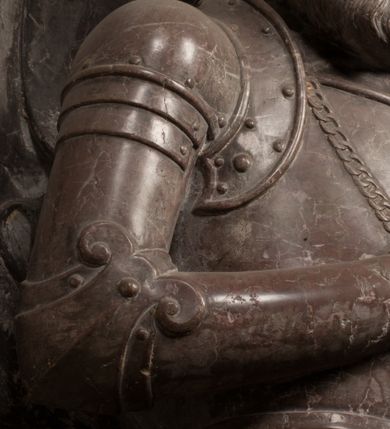 Zdjęcie nr 48: Nagrobek Grzegorza i Katarzyny Branickich znajduje się w kaplicy rodowej pod wezwaniem Najświętszej Marii Panny, na ścianie południowej, naprzeciwko wejścia. Składa się z trójosiowego cokołu i potrójnej filarowo-kolumnowej arkady z klęczącymi postaciami zmarłych po bokach adorujących znajdującą się pośrodku scenę ze zmartwychwstałym Chrystusem ukazującym się niewiernemu Tomaszowi. Całość wieńczy półkolista arkada z herbami Gryf i Kotwicz i tablicami inskrypcyjnymi. 
Dolna część artykułowa lizenami ozdobionymi motywami kandelabrowymi. W polu środkowym czaszka ze skrzyżowanymi piszczelami z inskrypcją w górnej i dolnej części: „POWIEDZ SVIETA [M]ADROSCI IESLI ZE SMIERC ZIWA / CZI MARTWA IESLI MARTWA CZEMV ZIWĄ BIWA / MALOWANA A IESLI ZIWA SMIERCIĄ CZEMV / ZOWIĄ IĄ NAD TO ZYWOT PRZECZ BIERZE KOZI/DEMV / TA IEST NA TWE PITANIE ODPOWIEC PRAWDZIWA / GDI TI ZYESZ SMIERC MARTVA GDY VMIERAS ZIWA / A IESLI ZLA CZI DOBRA CHCZES WIEDZIEC LI O TYM / IAKIS SĄM TAKĄ SMIELE SMIERC MIEĆ BĘDZIESZ PO TYM”. Na lewym polu inskrypcja „CO ZA DZIW ZEM POPIOLEM / WIEDZCIE ZESCIE WY / IAKO IA TENZE POPIOL, TO / IEDNO ZE ZYWY / BO GDIM SIĘ W PROCH ROSSIPAL / DOPIROM PRAWDZIWIE DOSZEDL, ZE CZLOWIEK TYMZE / PROCHEM CHOCIA ZYWIE / PATRZ ZE ZYWY POPIELIE A / TO POMNI SOBIE / ZES NA SWIECIE POPIOLEM / POPIOLEM I W GROBIE / A ZASZ NIEWIES CZYMEM BYL / A TERAZEM IAKI / OGLIANDAI, VWAZAIACZ ZE / SAM BEDZIESZ TAKI / BYLEM TERAS MIE NIE MASZ / IAK BIM TISZ NA SWIECIE / NIE BYL WY DZIS IESTESCIE / IUTRO NIEBEDZIECIE”. W polu cokołu „KTO TV LEZY POBOZNOSC / CNOTA OBYCZAIE / IAKICH NIERYCHLO VIZRĄ / BLISKO LEGLE KRAIE / IAKOSZ IE TAK MALY KĄT / MOGL ZACHOWAC W SOBIE / CZOSZ ALBO CNOTI LVCZKIE / GRZEBIĄ SCZIALEM W GROBIE / TILKOC TV CIALO LIEZY LIECZ / DVSZA W PRZESTRONE / NIEBIESKIE GMACHI WESŁA / KĘDI NIEZLICZONE / LATA POWIEDZIE. CZEMV IZE / MATKĄ BYLA / NIERZKAC POTOMSTWV ALIE / I SIROTOM SILA / TAKCI ZYWOT ZYWOTEM BYWA ZAKVPIONY / DOBRI FRIMARK DAC PLOCHI / ZA ON NIESKONCZONY”. Cokół zamyka wąski, silnie wysunięty gzyms z kimationem jońskim.
Trójosiowy podział nagrobka jest zachowany w partii środkowej, składającej się z trzech arkadowych wnęk, z których środkowa ujęta jest wolnostojącymi kolumnami jońskimi pokrytymi spiralnie ułożonymi pasami z motywem wici roślinnej, a sąsiednie od zewnątrz flankowane filarami pokrytymi motywami kandelabrowymi. W niezbyt głębokich niszach, których podniebienia zdobią kasetony z rozetami w kluczach uskrzydlone główki aniołków umieszczono wykonane w marmurze pińczowskim płaskorzeźby Chrystusa Zmartwychwstałego i adorujących go zmarłych, Grzegorza i Katarzynę Branickich. 
Zbawiciel jest ujęty całopostaciowo, frontalnie, w niewielkim wykroku, z głową zwróconą lekko do klęczącego po prawej stronie św. Tomasza. Jego ciało jest smukłe, wąskie w ramionach, z zaznaczonymi żebrami i mięśniami, osłonięte przewiązaną na biodrach szatą i płaszczem na lewym ramieniu. Chrystus ma pociągłą twarz, o wysokim czole, szerokich kościach policzkowych, wydatnym nosie i z głębokimi oczodołami. Przedstawiony został z długimi wąsami i brodą oraz opadającymi na ramiona, kręconymi włosami. W lewej ręce trzyma chorągiew i podtrzymuje szatę, a prawą rękę ma opuszczoną ku dołowi. 
Święty Tomasz ukazany jest z profilu, w szacie podwójnie przewiązanej w pasie sznurem i przerzuconym przez lewe ramie płaszczem. Twarz z brodą i długimi włosami, odwrócona w stronę Chrystusa. Do góry unosi również prawą rękę, zachowaną tylko do łokcia, lewą rękę trzyma ponad pasem. Figura mężczyzny wyrzeźbiona w kamieniu, polichromowana, przysłania wieniec z obłoków i uskrzydlonych głów puttów otaczający Chrystusa. 
Postacie stoją na podwójnym postumencie. W jego górnej części wyryto sentencję łacińską na prostokątnej tablicy umieszczonej w ozdobnym kartuszu, z zawiniętym spiralnie wycięciem krawędzi górnej i z dodaną w krawędzi dolnej główką uskrzydlonego putta. Napis na postumencie: „PER QVEM ET NOS / RESVRGERE DEVOTA / MENTE, CREDIMVS”. Na płycie poniżej płaskorzeźbione, leżące na prawym boku putto podpierające głowę na prawej ręce, natomiast w lewej trzymające klepsydrę. Nagie ciało, lekko przysłonięte draperią, spoczywa na poduszce z dwoma pomponami. Prawa noga jest wyprostowana, lewa zgięta w kolanie. Twarz pucołowata, z otwartymi oczami, otoczona gęstymi puklami loków. Przed dzieckiem leży czaszka. Nad nim znajduje się grawerowany kartusz z napisem: „HODIE MIHI / CRAS TIBI”. 
W arkadzie po lewej stronie przedstawiony został w trzech czwartych, zwrócony ramionami do widza Grzegorz Branicki. Postać klęczy na poduszce, szerokie dłonie złożone ma razem na piersiach, a głowę lekko uniesioną. Twarz Branickiego o pociągłych rysach, szerokich kościach policzkowych i dużych oczach, z wysokim czołem przysłoniętym zaczesanymi do przodu włosami. Ukazany z wąsami i długą, pofalowaną brodą. Ubrany jest w pełną, dekorowaną zbroję, spod której wystaje jaka i nogawice. Na szyi zawieszony łańcuch, a u stóp ostrogi. Przy nogach Branickiego leżą rękawice i hełm z trzema piórami. Nad głową wznoszą się panoplia, złożone z okrągłej tarczy i skrzyżowanych miecza, szabli, buławy, łuku, kołczanu ze strzałami i włóczni.
Po lewej stronie arkadę wypełnia ujęta z profilu, postać klęczącej na dwóch kolanach Katarzyny Branickiej. Jest ubrana w długą szubę, opadającą sztywnymi, rozchodzącymi się fałdami, u dołu załamującymi się, które zasłaniają sylwetkę. Na głowie ma czepiec przysłaniający włosy i podwikę. Twarz o łagodnych rysach, z długim nosem, małymi ustami i lekko zadartym podbródkiem. Ręce złożone razem na piersiach. Na palcach wskazującym i serdecznym lewej dłoni pierścienie, a ponad nadgarstkiem czterokrotnie nawinięty różaniec. Ponad figurą płaskorzeźbione tondo z Matką Boską z Dzieciątkiem otoczonymi wieńcem obłoków. Maria siedzi, ubrana w długą suknię, z welonem na głowie, z płaszczem zarzuconym na ramiona, którym lekko okrywa nagie Dzieciątko.
Zwieńczenie nagrobka o brzegach inkrustowanych marmurowymi kołami i elipsami, ujęte ornamentalnymi uszami, jest zakończone pasem z zawijającymi się do środkami kartuszami i równolegle ułożonymi liśćmi akantu. Tympanon wypełnia dekoracja złożona z czterech kartuszy: dwóch owalnych na tle paludamentu, zwieńczonych uskrzydloną główką anioła z godłami herbów Gryf i Kotwicz i dwóch podłużnych z inskrypcjami. Na tablicy po lewej stronie inskrypcja: „MAGNIFICO D(OMI)NO GREGORIO A RUSCA BRANICZKI OLIM VENA/TORI ET BURGRABIO CRAC(OVIENSI) CAPITANEO NIEPOŁOMIECEN(SI) VIRO / INTEGERRIMO DE REGIBVS SVIS ET RE PVB(LICA) BENE MERITO RELIGIO/NIS CATHOLICE AMANTISSIMO AMICIS FIDELISSIMO, OMNIBVS AFFABI/LI ET BENIGNO JOANNES A RUSCA BRANICZKI VENATOR CRACO(VIENSIS) CAPITANEVS NIEPOŁOMICEN(SI) MESTVS FILIUS PARENTI CHA/RISSIMO POSVIT OBYT 9 MAII A(NNO) D(OMINI) 1595 AETATIS SUE 60”. Napis wykuty po prawej stronie: “MAGNIFICAE D(OMI)NE CATHARINAE MAGNIFICI OLIM D(OMI)NI AUGUSTINI / KOTFICZ D(OMINI) SIGISMVNDI I POLONIAE REGIS STABVLI PREFECTI / VEXILIFERISQUE CURIE ET BURGRABY CRACO(VIENSIS) FILIE MATRONAE / LECTISSIME QVE CVM PVDORE ET MORVM MIRA ELEGANTIA / MARITI SUMMUM AMOREM VIRTUTE ET MODESTIA OMNIVM BENE/VOLENTIAM MERVISSET ACERBISSIMA MORTE AB OCVLIS EREPTA EST / IDEM FILIUS MATRI AMANTISSIME CVM LACRIMIS POSVIT. OBYT / 8 OCTOBRIS A(NNO) D)OMINI) 1588 AETATIS SUE 38". 
