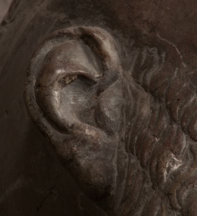 Zdjęcie nr 47: Nagrobek Grzegorza i Katarzyny Branickich znajduje się w kaplicy rodowej pod wezwaniem Najświętszej Marii Panny, na ścianie południowej, naprzeciwko wejścia. Składa się z trójosiowego cokołu i potrójnej filarowo-kolumnowej arkady z klęczącymi postaciami zmarłych po bokach adorujących znajdującą się pośrodku scenę ze zmartwychwstałym Chrystusem ukazującym się niewiernemu Tomaszowi. Całość wieńczy półkolista arkada z herbami Gryf i Kotwicz i tablicami inskrypcyjnymi. 
Dolna część artykułowa lizenami ozdobionymi motywami kandelabrowymi. W polu środkowym czaszka ze skrzyżowanymi piszczelami z inskrypcją w górnej i dolnej części: „POWIEDZ SVIETA [M]ADROSCI IESLI ZE SMIERC ZIWA / CZI MARTWA IESLI MARTWA CZEMV ZIWĄ BIWA / MALOWANA A IESLI ZIWA SMIERCIĄ CZEMV / ZOWIĄ IĄ NAD TO ZYWOT PRZECZ BIERZE KOZI/DEMV / TA IEST NA TWE PITANIE ODPOWIEC PRAWDZIWA / GDI TI ZYESZ SMIERC MARTVA GDY VMIERAS ZIWA / A IESLI ZLA CZI DOBRA CHCZES WIEDZIEC LI O TYM / IAKIS SĄM TAKĄ SMIELE SMIERC MIEĆ BĘDZIESZ PO TYM”. Na lewym polu inskrypcja „CO ZA DZIW ZEM POPIOLEM / WIEDZCIE ZESCIE WY / IAKO IA TENZE POPIOL, TO / IEDNO ZE ZYWY / BO GDIM SIĘ W PROCH ROSSIPAL / DOPIROM PRAWDZIWIE DOSZEDL, ZE CZLOWIEK TYMZE / PROCHEM CHOCIA ZYWIE / PATRZ ZE ZYWY POPIELIE A / TO POMNI SOBIE / ZES NA SWIECIE POPIOLEM / POPIOLEM I W GROBIE / A ZASZ NIEWIES CZYMEM BYL / A TERAZEM IAKI / OGLIANDAI, VWAZAIACZ ZE / SAM BEDZIESZ TAKI / BYLEM TERAS MIE NIE MASZ / IAK BIM TISZ NA SWIECIE / NIE BYL WY DZIS IESTESCIE / IUTRO NIEBEDZIECIE”. W polu cokołu „KTO TV LEZY POBOZNOSC / CNOTA OBYCZAIE / IAKICH NIERYCHLO VIZRĄ / BLISKO LEGLE KRAIE / IAKOSZ IE TAK MALY KĄT / MOGL ZACHOWAC W SOBIE / CZOSZ ALBO CNOTI LVCZKIE / GRZEBIĄ SCZIALEM W GROBIE / TILKOC TV CIALO LIEZY LIECZ / DVSZA W PRZESTRONE / NIEBIESKIE GMACHI WESŁA / KĘDI NIEZLICZONE / LATA POWIEDZIE. CZEMV IZE / MATKĄ BYLA / NIERZKAC POTOMSTWV ALIE / I SIROTOM SILA / TAKCI ZYWOT ZYWOTEM BYWA ZAKVPIONY / DOBRI FRIMARK DAC PLOCHI / ZA ON NIESKONCZONY”. Cokół zamyka wąski, silnie wysunięty gzyms z kimationem jońskim.
Trójosiowy podział nagrobka jest zachowany w partii środkowej, składającej się z trzech arkadowych wnęk, z których środkowa ujęta jest wolnostojącymi kolumnami jońskimi pokrytymi spiralnie ułożonymi pasami z motywem wici roślinnej, a sąsiednie od zewnątrz flankowane filarami pokrytymi motywami kandelabrowymi. W niezbyt głębokich niszach, których podniebienia zdobią kasetony z rozetami w kluczach uskrzydlone główki aniołków umieszczono wykonane w marmurze pińczowskim płaskorzeźby Chrystusa Zmartwychwstałego i adorujących go zmarłych, Grzegorza i Katarzynę Branickich. 
Zbawiciel jest ujęty całopostaciowo, frontalnie, w niewielkim wykroku, z głową zwróconą lekko do klęczącego po prawej stronie św. Tomasza. Jego ciało jest smukłe, wąskie w ramionach, z zaznaczonymi żebrami i mięśniami, osłonięte przewiązaną na biodrach szatą i płaszczem na lewym ramieniu. Chrystus ma pociągłą twarz, o wysokim czole, szerokich kościach policzkowych, wydatnym nosie i z głębokimi oczodołami. Przedstawiony został z długimi wąsami i brodą oraz opadającymi na ramiona, kręconymi włosami. W lewej ręce trzyma chorągiew i podtrzymuje szatę, a prawą rękę ma opuszczoną ku dołowi. 
Święty Tomasz ukazany jest z profilu, w szacie podwójnie przewiązanej w pasie sznurem i przerzuconym przez lewe ramie płaszczem. Twarz z brodą i długimi włosami, odwrócona w stronę Chrystusa. Do góry unosi również prawą rękę, zachowaną tylko do łokcia, lewą rękę trzyma ponad pasem. Figura mężczyzny wyrzeźbiona w kamieniu, polichromowana, przysłania wieniec z obłoków i uskrzydlonych głów puttów otaczający Chrystusa. 
Postacie stoją na podwójnym postumencie. W jego górnej części wyryto sentencję łacińską na prostokątnej tablicy umieszczonej w ozdobnym kartuszu, z zawiniętym spiralnie wycięciem krawędzi górnej i z dodaną w krawędzi dolnej główką uskrzydlonego putta. Napis na postumencie: „PER QVEM ET NOS / RESVRGERE DEVOTA / MENTE, CREDIMVS”. Na płycie poniżej płaskorzeźbione, leżące na prawym boku putto podpierające głowę na prawej ręce, natomiast w lewej trzymające klepsydrę. Nagie ciało, lekko przysłonięte draperią, spoczywa na poduszce z dwoma pomponami. Prawa noga jest wyprostowana, lewa zgięta w kolanie. Twarz pucołowata, z otwartymi oczami, otoczona gęstymi puklami loków. Przed dzieckiem leży czaszka. Nad nim znajduje się grawerowany kartusz z napisem: „HODIE MIHI / CRAS TIBI”. 
W arkadzie po lewej stronie przedstawiony został w trzech czwartych, zwrócony ramionami do widza Grzegorz Branicki. Postać klęczy na poduszce, szerokie dłonie złożone ma razem na piersiach, a głowę lekko uniesioną. Twarz Branickiego o pociągłych rysach, szerokich kościach policzkowych i dużych oczach, z wysokim czołem przysłoniętym zaczesanymi do przodu włosami. Ukazany z wąsami i długą, pofalowaną brodą. Ubrany jest w pełną, dekorowaną zbroję, spod której wystaje jaka i nogawice. Na szyi zawieszony łańcuch, a u stóp ostrogi. Przy nogach Branickiego leżą rękawice i hełm z trzema piórami. Nad głową wznoszą się panoplia, złożone z okrągłej tarczy i skrzyżowanych miecza, szabli, buławy, łuku, kołczanu ze strzałami i włóczni.
Po lewej stronie arkadę wypełnia ujęta z profilu, postać klęczącej na dwóch kolanach Katarzyny Branickiej. Jest ubrana w długą szubę, opadającą sztywnymi, rozchodzącymi się fałdami, u dołu załamującymi się, które zasłaniają sylwetkę. Na głowie ma czepiec przysłaniający włosy i podwikę. Twarz o łagodnych rysach, z długim nosem, małymi ustami i lekko zadartym podbródkiem. Ręce złożone razem na piersiach. Na palcach wskazującym i serdecznym lewej dłoni pierścienie, a ponad nadgarstkiem czterokrotnie nawinięty różaniec. Ponad figurą płaskorzeźbione tondo z Matką Boską z Dzieciątkiem otoczonymi wieńcem obłoków. Maria siedzi, ubrana w długą suknię, z welonem na głowie, z płaszczem zarzuconym na ramiona, którym lekko okrywa nagie Dzieciątko.
Zwieńczenie nagrobka o brzegach inkrustowanych marmurowymi kołami i elipsami, ujęte ornamentalnymi uszami, jest zakończone pasem z zawijającymi się do środkami kartuszami i równolegle ułożonymi liśćmi akantu. Tympanon wypełnia dekoracja złożona z czterech kartuszy: dwóch owalnych na tle paludamentu, zwieńczonych uskrzydloną główką anioła z godłami herbów Gryf i Kotwicz i dwóch podłużnych z inskrypcjami. Na tablicy po lewej stronie inskrypcja: „MAGNIFICO D(OMI)NO GREGORIO A RUSCA BRANICZKI OLIM VENA/TORI ET BURGRABIO CRAC(OVIENSI) CAPITANEO NIEPOŁOMIECEN(SI) VIRO / INTEGERRIMO DE REGIBVS SVIS ET RE PVB(LICA) BENE MERITO RELIGIO/NIS CATHOLICE AMANTISSIMO AMICIS FIDELISSIMO, OMNIBVS AFFABI/LI ET BENIGNO JOANNES A RUSCA BRANICZKI VENATOR CRACO(VIENSIS) CAPITANEVS NIEPOŁOMICEN(SI) MESTVS FILIUS PARENTI CHA/RISSIMO POSVIT OBYT 9 MAII A(NNO) D(OMINI) 1595 AETATIS SUE 60”. Napis wykuty po prawej stronie: “MAGNIFICAE D(OMI)NE CATHARINAE MAGNIFICI OLIM D(OMI)NI AUGUSTINI / KOTFICZ D(OMINI) SIGISMVNDI I POLONIAE REGIS STABVLI PREFECTI / VEXILIFERISQUE CURIE ET BURGRABY CRACO(VIENSIS) FILIE MATRONAE / LECTISSIME QVE CVM PVDORE ET MORVM MIRA ELEGANTIA / MARITI SUMMUM AMOREM VIRTUTE ET MODESTIA OMNIVM BENE/VOLENTIAM MERVISSET ACERBISSIMA MORTE AB OCVLIS EREPTA EST / IDEM FILIUS MATRI AMANTISSIME CVM LACRIMIS POSVIT. OBYT / 8 OCTOBRIS A(NNO) D)OMINI) 1588 AETATIS SUE 38&quot;. 
