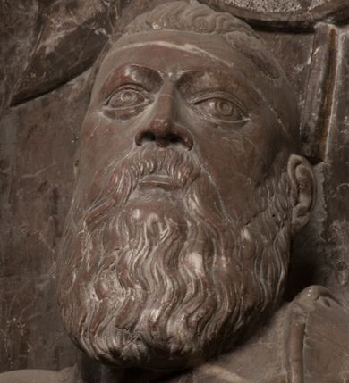 Zdjęcie nr 51: Nagrobek Grzegorza i Katarzyny Branickich znajduje się w kaplicy rodowej pod wezwaniem Najświętszej Marii Panny, na ścianie południowej, naprzeciwko wejścia. Składa się z trójosiowego cokołu i potrójnej filarowo-kolumnowej arkady z klęczącymi postaciami zmarłych po bokach adorujących znajdującą się pośrodku scenę ze zmartwychwstałym Chrystusem ukazującym się niewiernemu Tomaszowi. Całość wieńczy półkolista arkada z herbami Gryf i Kotwicz i tablicami inskrypcyjnymi. 
Dolna część artykułowa lizenami ozdobionymi motywami kandelabrowymi. W polu środkowym czaszka ze skrzyżowanymi piszczelami z inskrypcją w górnej i dolnej części: „POWIEDZ SVIETA [M]ADROSCI IESLI ZE SMIERC ZIWA / CZI MARTWA IESLI MARTWA CZEMV ZIWĄ BIWA / MALOWANA A IESLI ZIWA SMIERCIĄ CZEMV / ZOWIĄ IĄ NAD TO ZYWOT PRZECZ BIERZE KOZI/DEMV / TA IEST NA TWE PITANIE ODPOWIEC PRAWDZIWA / GDI TI ZYESZ SMIERC MARTVA GDY VMIERAS ZIWA / A IESLI ZLA CZI DOBRA CHCZES WIEDZIEC LI O TYM / IAKIS SĄM TAKĄ SMIELE SMIERC MIEĆ BĘDZIESZ PO TYM”. Na lewym polu inskrypcja „CO ZA DZIW ZEM POPIOLEM / WIEDZCIE ZESCIE WY / IAKO IA TENZE POPIOL, TO / IEDNO ZE ZYWY / BO GDIM SIĘ W PROCH ROSSIPAL / DOPIROM PRAWDZIWIE DOSZEDL, ZE CZLOWIEK TYMZE / PROCHEM CHOCIA ZYWIE / PATRZ ZE ZYWY POPIELIE A / TO POMNI SOBIE / ZES NA SWIECIE POPIOLEM / POPIOLEM I W GROBIE / A ZASZ NIEWIES CZYMEM BYL / A TERAZEM IAKI / OGLIANDAI, VWAZAIACZ ZE / SAM BEDZIESZ TAKI / BYLEM TERAS MIE NIE MASZ / IAK BIM TISZ NA SWIECIE / NIE BYL WY DZIS IESTESCIE / IUTRO NIEBEDZIECIE”. W polu cokołu „KTO TV LEZY POBOZNOSC / CNOTA OBYCZAIE / IAKICH NIERYCHLO VIZRĄ / BLISKO LEGLE KRAIE / IAKOSZ IE TAK MALY KĄT / MOGL ZACHOWAC W SOBIE / CZOSZ ALBO CNOTI LVCZKIE / GRZEBIĄ SCZIALEM W GROBIE / TILKOC TV CIALO LIEZY LIECZ / DVSZA W PRZESTRONE / NIEBIESKIE GMACHI WESŁA / KĘDI NIEZLICZONE / LATA POWIEDZIE. CZEMV IZE / MATKĄ BYLA / NIERZKAC POTOMSTWV ALIE / I SIROTOM SILA / TAKCI ZYWOT ZYWOTEM BYWA ZAKVPIONY / DOBRI FRIMARK DAC PLOCHI / ZA ON NIESKONCZONY”. Cokół zamyka wąski, silnie wysunięty gzyms z kimationem jońskim.
Trójosiowy podział nagrobka jest zachowany w partii środkowej, składającej się z trzech arkadowych wnęk, z których środkowa ujęta jest wolnostojącymi kolumnami jońskimi pokrytymi spiralnie ułożonymi pasami z motywem wici roślinnej, a sąsiednie od zewnątrz flankowane filarami pokrytymi motywami kandelabrowymi. W niezbyt głębokich niszach, których podniebienia zdobią kasetony z rozetami w kluczach uskrzydlone główki aniołków umieszczono wykonane w marmurze pińczowskim płaskorzeźby Chrystusa Zmartwychwstałego i adorujących go zmarłych, Grzegorza i Katarzynę Branickich. 
Zbawiciel jest ujęty całopostaciowo, frontalnie, w niewielkim wykroku, z głową zwróconą lekko do klęczącego po prawej stronie św. Tomasza. Jego ciało jest smukłe, wąskie w ramionach, z zaznaczonymi żebrami i mięśniami, osłonięte przewiązaną na biodrach szatą i płaszczem na lewym ramieniu. Chrystus ma pociągłą twarz, o wysokim czole, szerokich kościach policzkowych, wydatnym nosie i z głębokimi oczodołami. Przedstawiony został z długimi wąsami i brodą oraz opadającymi na ramiona, kręconymi włosami. W lewej ręce trzyma chorągiew i podtrzymuje szatę, a prawą rękę ma opuszczoną ku dołowi. 
Święty Tomasz ukazany jest z profilu, w szacie podwójnie przewiązanej w pasie sznurem i przerzuconym przez lewe ramie płaszczem. Twarz z brodą i długimi włosami, odwrócona w stronę Chrystusa. Do góry unosi również prawą rękę, zachowaną tylko do łokcia, lewą rękę trzyma ponad pasem. Figura mężczyzny wyrzeźbiona w kamieniu, polichromowana, przysłania wieniec z obłoków i uskrzydlonych głów puttów otaczający Chrystusa. 
Postacie stoją na podwójnym postumencie. W jego górnej części wyryto sentencję łacińską na prostokątnej tablicy umieszczonej w ozdobnym kartuszu, z zawiniętym spiralnie wycięciem krawędzi górnej i z dodaną w krawędzi dolnej główką uskrzydlonego putta. Napis na postumencie: „PER QVEM ET NOS / RESVRGERE DEVOTA / MENTE, CREDIMVS”. Na płycie poniżej płaskorzeźbione, leżące na prawym boku putto podpierające głowę na prawej ręce, natomiast w lewej trzymające klepsydrę. Nagie ciało, lekko przysłonięte draperią, spoczywa na poduszce z dwoma pomponami. Prawa noga jest wyprostowana, lewa zgięta w kolanie. Twarz pucołowata, z otwartymi oczami, otoczona gęstymi puklami loków. Przed dzieckiem leży czaszka. Nad nim znajduje się grawerowany kartusz z napisem: „HODIE MIHI / CRAS TIBI”. 
W arkadzie po lewej stronie przedstawiony został w trzech czwartych, zwrócony ramionami do widza Grzegorz Branicki. Postać klęczy na poduszce, szerokie dłonie złożone ma razem na piersiach, a głowę lekko uniesioną. Twarz Branickiego o pociągłych rysach, szerokich kościach policzkowych i dużych oczach, z wysokim czołem przysłoniętym zaczesanymi do przodu włosami. Ukazany z wąsami i długą, pofalowaną brodą. Ubrany jest w pełną, dekorowaną zbroję, spod której wystaje jaka i nogawice. Na szyi zawieszony łańcuch, a u stóp ostrogi. Przy nogach Branickiego leżą rękawice i hełm z trzema piórami. Nad głową wznoszą się panoplia, złożone z okrągłej tarczy i skrzyżowanych miecza, szabli, buławy, łuku, kołczanu ze strzałami i włóczni.
Po lewej stronie arkadę wypełnia ujęta z profilu, postać klęczącej na dwóch kolanach Katarzyny Branickiej. Jest ubrana w długą szubę, opadającą sztywnymi, rozchodzącymi się fałdami, u dołu załamującymi się, które zasłaniają sylwetkę. Na głowie ma czepiec przysłaniający włosy i podwikę. Twarz o łagodnych rysach, z długim nosem, małymi ustami i lekko zadartym podbródkiem. Ręce złożone razem na piersiach. Na palcach wskazującym i serdecznym lewej dłoni pierścienie, a ponad nadgarstkiem czterokrotnie nawinięty różaniec. Ponad figurą płaskorzeźbione tondo z Matką Boską z Dzieciątkiem otoczonymi wieńcem obłoków. Maria siedzi, ubrana w długą suknię, z welonem na głowie, z płaszczem zarzuconym na ramiona, którym lekko okrywa nagie Dzieciątko.
Zwieńczenie nagrobka o brzegach inkrustowanych marmurowymi kołami i elipsami, ujęte ornamentalnymi uszami, jest zakończone pasem z zawijającymi się do środkami kartuszami i równolegle ułożonymi liśćmi akantu. Tympanon wypełnia dekoracja złożona z czterech kartuszy: dwóch owalnych na tle paludamentu, zwieńczonych uskrzydloną główką anioła z godłami herbów Gryf i Kotwicz i dwóch podłużnych z inskrypcjami. Na tablicy po lewej stronie inskrypcja: „MAGNIFICO D(OMI)NO GREGORIO A RUSCA BRANICZKI OLIM VENA/TORI ET BURGRABIO CRAC(OVIENSI) CAPITANEO NIEPOŁOMIECEN(SI) VIRO / INTEGERRIMO DE REGIBVS SVIS ET RE PVB(LICA) BENE MERITO RELIGIO/NIS CATHOLICE AMANTISSIMO AMICIS FIDELISSIMO, OMNIBVS AFFABI/LI ET BENIGNO JOANNES A RUSCA BRANICZKI VENATOR CRACO(VIENSIS) CAPITANEVS NIEPOŁOMICEN(SI) MESTVS FILIUS PARENTI CHA/RISSIMO POSVIT OBYT 9 MAII A(NNO) D(OMINI) 1595 AETATIS SUE 60”. Napis wykuty po prawej stronie: “MAGNIFICAE D(OMI)NE CATHARINAE MAGNIFICI OLIM D(OMI)NI AUGUSTINI / KOTFICZ D(OMINI) SIGISMVNDI I POLONIAE REGIS STABVLI PREFECTI / VEXILIFERISQUE CURIE ET BURGRABY CRACO(VIENSIS) FILIE MATRONAE / LECTISSIME QVE CVM PVDORE ET MORVM MIRA ELEGANTIA / MARITI SUMMUM AMOREM VIRTUTE ET MODESTIA OMNIVM BENE/VOLENTIAM MERVISSET ACERBISSIMA MORTE AB OCVLIS EREPTA EST / IDEM FILIUS MATRI AMANTISSIME CVM LACRIMIS POSVIT. OBYT / 8 OCTOBRIS A(NNO) D)OMINI) 1588 AETATIS SUE 38&quot;. 
