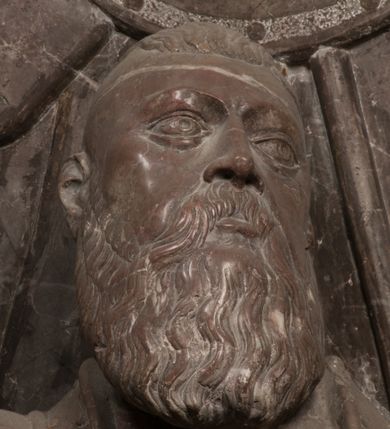 Zdjęcie nr 52: Nagrobek Grzegorza i Katarzyny Branickich znajduje się w kaplicy rodowej pod wezwaniem Najświętszej Marii Panny, na ścianie południowej, naprzeciwko wejścia. Składa się z trójosiowego cokołu i potrójnej filarowo-kolumnowej arkady z klęczącymi postaciami zmarłych po bokach adorujących znajdującą się pośrodku scenę ze zmartwychwstałym Chrystusem ukazującym się niewiernemu Tomaszowi. Całość wieńczy półkolista arkada z herbami Gryf i Kotwicz i tablicami inskrypcyjnymi. 
Dolna część artykułowa lizenami ozdobionymi motywami kandelabrowymi. W polu środkowym czaszka ze skrzyżowanymi piszczelami z inskrypcją w górnej i dolnej części: „POWIEDZ SVIETA [M]ADROSCI IESLI ZE SMIERC ZIWA / CZI MARTWA IESLI MARTWA CZEMV ZIWĄ BIWA / MALOWANA A IESLI ZIWA SMIERCIĄ CZEMV / ZOWIĄ IĄ NAD TO ZYWOT PRZECZ BIERZE KOZI/DEMV / TA IEST NA TWE PITANIE ODPOWIEC PRAWDZIWA / GDI TI ZYESZ SMIERC MARTVA GDY VMIERAS ZIWA / A IESLI ZLA CZI DOBRA CHCZES WIEDZIEC LI O TYM / IAKIS SĄM TAKĄ SMIELE SMIERC MIEĆ BĘDZIESZ PO TYM”. Na lewym polu inskrypcja „CO ZA DZIW ZEM POPIOLEM / WIEDZCIE ZESCIE WY / IAKO IA TENZE POPIOL, TO / IEDNO ZE ZYWY / BO GDIM SIĘ W PROCH ROSSIPAL / DOPIROM PRAWDZIWIE DOSZEDL, ZE CZLOWIEK TYMZE / PROCHEM CHOCIA ZYWIE / PATRZ ZE ZYWY POPIELIE A / TO POMNI SOBIE / ZES NA SWIECIE POPIOLEM / POPIOLEM I W GROBIE / A ZASZ NIEWIES CZYMEM BYL / A TERAZEM IAKI / OGLIANDAI, VWAZAIACZ ZE / SAM BEDZIESZ TAKI / BYLEM TERAS MIE NIE MASZ / IAK BIM TISZ NA SWIECIE / NIE BYL WY DZIS IESTESCIE / IUTRO NIEBEDZIECIE”. W polu cokołu „KTO TV LEZY POBOZNOSC / CNOTA OBYCZAIE / IAKICH NIERYCHLO VIZRĄ / BLISKO LEGLE KRAIE / IAKOSZ IE TAK MALY KĄT / MOGL ZACHOWAC W SOBIE / CZOSZ ALBO CNOTI LVCZKIE / GRZEBIĄ SCZIALEM W GROBIE / TILKOC TV CIALO LIEZY LIECZ / DVSZA W PRZESTRONE / NIEBIESKIE GMACHI WESŁA / KĘDI NIEZLICZONE / LATA POWIEDZIE. CZEMV IZE / MATKĄ BYLA / NIERZKAC POTOMSTWV ALIE / I SIROTOM SILA / TAKCI ZYWOT ZYWOTEM BYWA ZAKVPIONY / DOBRI FRIMARK DAC PLOCHI / ZA ON NIESKONCZONY”. Cokół zamyka wąski, silnie wysunięty gzyms z kimationem jońskim.
Trójosiowy podział nagrobka jest zachowany w partii środkowej, składającej się z trzech arkadowych wnęk, z których środkowa ujęta jest wolnostojącymi kolumnami jońskimi pokrytymi spiralnie ułożonymi pasami z motywem wici roślinnej, a sąsiednie od zewnątrz flankowane filarami pokrytymi motywami kandelabrowymi. W niezbyt głębokich niszach, których podniebienia zdobią kasetony z rozetami w kluczach uskrzydlone główki aniołków umieszczono wykonane w marmurze pińczowskim płaskorzeźby Chrystusa Zmartwychwstałego i adorujących go zmarłych, Grzegorza i Katarzynę Branickich. 
Zbawiciel jest ujęty całopostaciowo, frontalnie, w niewielkim wykroku, z głową zwróconą lekko do klęczącego po prawej stronie św. Tomasza. Jego ciało jest smukłe, wąskie w ramionach, z zaznaczonymi żebrami i mięśniami, osłonięte przewiązaną na biodrach szatą i płaszczem na lewym ramieniu. Chrystus ma pociągłą twarz, o wysokim czole, szerokich kościach policzkowych, wydatnym nosie i z głębokimi oczodołami. Przedstawiony został z długimi wąsami i brodą oraz opadającymi na ramiona, kręconymi włosami. W lewej ręce trzyma chorągiew i podtrzymuje szatę, a prawą rękę ma opuszczoną ku dołowi. 
Święty Tomasz ukazany jest z profilu, w szacie podwójnie przewiązanej w pasie sznurem i przerzuconym przez lewe ramie płaszczem. Twarz z brodą i długimi włosami, odwrócona w stronę Chrystusa. Do góry unosi również prawą rękę, zachowaną tylko do łokcia, lewą rękę trzyma ponad pasem. Figura mężczyzny wyrzeźbiona w kamieniu, polichromowana, przysłania wieniec z obłoków i uskrzydlonych głów puttów otaczający Chrystusa. 
Postacie stoją na podwójnym postumencie. W jego górnej części wyryto sentencję łacińską na prostokątnej tablicy umieszczonej w ozdobnym kartuszu, z zawiniętym spiralnie wycięciem krawędzi górnej i z dodaną w krawędzi dolnej główką uskrzydlonego putta. Napis na postumencie: „PER QVEM ET NOS / RESVRGERE DEVOTA / MENTE, CREDIMVS”. Na płycie poniżej płaskorzeźbione, leżące na prawym boku putto podpierające głowę na prawej ręce, natomiast w lewej trzymające klepsydrę. Nagie ciało, lekko przysłonięte draperią, spoczywa na poduszce z dwoma pomponami. Prawa noga jest wyprostowana, lewa zgięta w kolanie. Twarz pucołowata, z otwartymi oczami, otoczona gęstymi puklami loków. Przed dzieckiem leży czaszka. Nad nim znajduje się grawerowany kartusz z napisem: „HODIE MIHI / CRAS TIBI”. 
W arkadzie po lewej stronie przedstawiony został w trzech czwartych, zwrócony ramionami do widza Grzegorz Branicki. Postać klęczy na poduszce, szerokie dłonie złożone ma razem na piersiach, a głowę lekko uniesioną. Twarz Branickiego o pociągłych rysach, szerokich kościach policzkowych i dużych oczach, z wysokim czołem przysłoniętym zaczesanymi do przodu włosami. Ukazany z wąsami i długą, pofalowaną brodą. Ubrany jest w pełną, dekorowaną zbroję, spod której wystaje jaka i nogawice. Na szyi zawieszony łańcuch, a u stóp ostrogi. Przy nogach Branickiego leżą rękawice i hełm z trzema piórami. Nad głową wznoszą się panoplia, złożone z okrągłej tarczy i skrzyżowanych miecza, szabli, buławy, łuku, kołczanu ze strzałami i włóczni.
Po lewej stronie arkadę wypełnia ujęta z profilu, postać klęczącej na dwóch kolanach Katarzyny Branickiej. Jest ubrana w długą szubę, opadającą sztywnymi, rozchodzącymi się fałdami, u dołu załamującymi się, które zasłaniają sylwetkę. Na głowie ma czepiec przysłaniający włosy i podwikę. Twarz o łagodnych rysach, z długim nosem, małymi ustami i lekko zadartym podbródkiem. Ręce złożone razem na piersiach. Na palcach wskazującym i serdecznym lewej dłoni pierścienie, a ponad nadgarstkiem czterokrotnie nawinięty różaniec. Ponad figurą płaskorzeźbione tondo z Matką Boską z Dzieciątkiem otoczonymi wieńcem obłoków. Maria siedzi, ubrana w długą suknię, z welonem na głowie, z płaszczem zarzuconym na ramiona, którym lekko okrywa nagie Dzieciątko.
Zwieńczenie nagrobka o brzegach inkrustowanych marmurowymi kołami i elipsami, ujęte ornamentalnymi uszami, jest zakończone pasem z zawijającymi się do środkami kartuszami i równolegle ułożonymi liśćmi akantu. Tympanon wypełnia dekoracja złożona z czterech kartuszy: dwóch owalnych na tle paludamentu, zwieńczonych uskrzydloną główką anioła z godłami herbów Gryf i Kotwicz i dwóch podłużnych z inskrypcjami. Na tablicy po lewej stronie inskrypcja: „MAGNIFICO D(OMI)NO GREGORIO A RUSCA BRANICZKI OLIM VENA/TORI ET BURGRABIO CRAC(OVIENSI) CAPITANEO NIEPOŁOMIECEN(SI) VIRO / INTEGERRIMO DE REGIBVS SVIS ET RE PVB(LICA) BENE MERITO RELIGIO/NIS CATHOLICE AMANTISSIMO AMICIS FIDELISSIMO, OMNIBVS AFFABI/LI ET BENIGNO JOANNES A RUSCA BRANICZKI VENATOR CRACO(VIENSIS) CAPITANEVS NIEPOŁOMICEN(SI) MESTVS FILIUS PARENTI CHA/RISSIMO POSVIT OBYT 9 MAII A(NNO) D(OMINI) 1595 AETATIS SUE 60”. Napis wykuty po prawej stronie: “MAGNIFICAE D(OMI)NE CATHARINAE MAGNIFICI OLIM D(OMI)NI AUGUSTINI / KOTFICZ D(OMINI) SIGISMVNDI I POLONIAE REGIS STABVLI PREFECTI / VEXILIFERISQUE CURIE ET BURGRABY CRACO(VIENSIS) FILIE MATRONAE / LECTISSIME QVE CVM PVDORE ET MORVM MIRA ELEGANTIA / MARITI SUMMUM AMOREM VIRTUTE ET MODESTIA OMNIVM BENE/VOLENTIAM MERVISSET ACERBISSIMA MORTE AB OCVLIS EREPTA EST / IDEM FILIUS MATRI AMANTISSIME CVM LACRIMIS POSVIT. OBYT / 8 OCTOBRIS A(NNO) D)OMINI) 1588 AETATIS SUE 38&quot;. 
