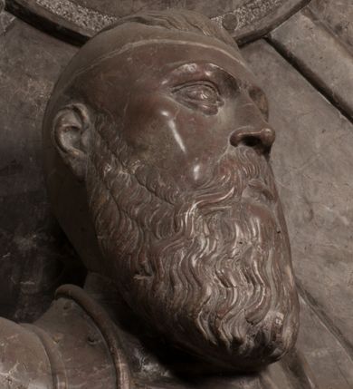 Zdjęcie nr 54: Nagrobek Grzegorza i Katarzyny Branickich znajduje się w kaplicy rodowej pod wezwaniem Najświętszej Marii Panny, na ścianie południowej, naprzeciwko wejścia. Składa się z trójosiowego cokołu i potrójnej filarowo-kolumnowej arkady z klęczącymi postaciami zmarłych po bokach adorujących znajdującą się pośrodku scenę ze zmartwychwstałym Chrystusem ukazującym się niewiernemu Tomaszowi. Całość wieńczy półkolista arkada z herbami Gryf i Kotwicz i tablicami inskrypcyjnymi. 
Dolna część artykułowa lizenami ozdobionymi motywami kandelabrowymi. W polu środkowym czaszka ze skrzyżowanymi piszczelami z inskrypcją w górnej i dolnej części: „POWIEDZ SVIETA [M]ADROSCI IESLI ZE SMIERC ZIWA / CZI MARTWA IESLI MARTWA CZEMV ZIWĄ BIWA / MALOWANA A IESLI ZIWA SMIERCIĄ CZEMV / ZOWIĄ IĄ NAD TO ZYWOT PRZECZ BIERZE KOZI/DEMV / TA IEST NA TWE PITANIE ODPOWIEC PRAWDZIWA / GDI TI ZYESZ SMIERC MARTVA GDY VMIERAS ZIWA / A IESLI ZLA CZI DOBRA CHCZES WIEDZIEC LI O TYM / IAKIS SĄM TAKĄ SMIELE SMIERC MIEĆ BĘDZIESZ PO TYM”. Na lewym polu inskrypcja „CO ZA DZIW ZEM POPIOLEM / WIEDZCIE ZESCIE WY / IAKO IA TENZE POPIOL, TO / IEDNO ZE ZYWY / BO GDIM SIĘ W PROCH ROSSIPAL / DOPIROM PRAWDZIWIE DOSZEDL, ZE CZLOWIEK TYMZE / PROCHEM CHOCIA ZYWIE / PATRZ ZE ZYWY POPIELIE A / TO POMNI SOBIE / ZES NA SWIECIE POPIOLEM / POPIOLEM I W GROBIE / A ZASZ NIEWIES CZYMEM BYL / A TERAZEM IAKI / OGLIANDAI, VWAZAIACZ ZE / SAM BEDZIESZ TAKI / BYLEM TERAS MIE NIE MASZ / IAK BIM TISZ NA SWIECIE / NIE BYL WY DZIS IESTESCIE / IUTRO NIEBEDZIECIE”. W polu cokołu „KTO TV LEZY POBOZNOSC / CNOTA OBYCZAIE / IAKICH NIERYCHLO VIZRĄ / BLISKO LEGLE KRAIE / IAKOSZ IE TAK MALY KĄT / MOGL ZACHOWAC W SOBIE / CZOSZ ALBO CNOTI LVCZKIE / GRZEBIĄ SCZIALEM W GROBIE / TILKOC TV CIALO LIEZY LIECZ / DVSZA W PRZESTRONE / NIEBIESKIE GMACHI WESŁA / KĘDI NIEZLICZONE / LATA POWIEDZIE. CZEMV IZE / MATKĄ BYLA / NIERZKAC POTOMSTWV ALIE / I SIROTOM SILA / TAKCI ZYWOT ZYWOTEM BYWA ZAKVPIONY / DOBRI FRIMARK DAC PLOCHI / ZA ON NIESKONCZONY”. Cokół zamyka wąski, silnie wysunięty gzyms z kimationem jońskim.
Trójosiowy podział nagrobka jest zachowany w partii środkowej, składającej się z trzech arkadowych wnęk, z których środkowa ujęta jest wolnostojącymi kolumnami jońskimi pokrytymi spiralnie ułożonymi pasami z motywem wici roślinnej, a sąsiednie od zewnątrz flankowane filarami pokrytymi motywami kandelabrowymi. W niezbyt głębokich niszach, których podniebienia zdobią kasetony z rozetami w kluczach uskrzydlone główki aniołków umieszczono wykonane w marmurze pińczowskim płaskorzeźby Chrystusa Zmartwychwstałego i adorujących go zmarłych, Grzegorza i Katarzynę Branickich. 
Zbawiciel jest ujęty całopostaciowo, frontalnie, w niewielkim wykroku, z głową zwróconą lekko do klęczącego po prawej stronie św. Tomasza. Jego ciało jest smukłe, wąskie w ramionach, z zaznaczonymi żebrami i mięśniami, osłonięte przewiązaną na biodrach szatą i płaszczem na lewym ramieniu. Chrystus ma pociągłą twarz, o wysokim czole, szerokich kościach policzkowych, wydatnym nosie i z głębokimi oczodołami. Przedstawiony został z długimi wąsami i brodą oraz opadającymi na ramiona, kręconymi włosami. W lewej ręce trzyma chorągiew i podtrzymuje szatę, a prawą rękę ma opuszczoną ku dołowi. 
Święty Tomasz ukazany jest z profilu, w szacie podwójnie przewiązanej w pasie sznurem i przerzuconym przez lewe ramie płaszczem. Twarz z brodą i długimi włosami, odwrócona w stronę Chrystusa. Do góry unosi również prawą rękę, zachowaną tylko do łokcia, lewą rękę trzyma ponad pasem. Figura mężczyzny wyrzeźbiona w kamieniu, polichromowana, przysłania wieniec z obłoków i uskrzydlonych głów puttów otaczający Chrystusa. 
Postacie stoją na podwójnym postumencie. W jego górnej części wyryto sentencję łacińską na prostokątnej tablicy umieszczonej w ozdobnym kartuszu, z zawiniętym spiralnie wycięciem krawędzi górnej i z dodaną w krawędzi dolnej główką uskrzydlonego putta. Napis na postumencie: „PER QVEM ET NOS / RESVRGERE DEVOTA / MENTE, CREDIMVS”. Na płycie poniżej płaskorzeźbione, leżące na prawym boku putto podpierające głowę na prawej ręce, natomiast w lewej trzymające klepsydrę. Nagie ciało, lekko przysłonięte draperią, spoczywa na poduszce z dwoma pomponami. Prawa noga jest wyprostowana, lewa zgięta w kolanie. Twarz pucołowata, z otwartymi oczami, otoczona gęstymi puklami loków. Przed dzieckiem leży czaszka. Nad nim znajduje się grawerowany kartusz z napisem: „HODIE MIHI / CRAS TIBI”. 
W arkadzie po lewej stronie przedstawiony został w trzech czwartych, zwrócony ramionami do widza Grzegorz Branicki. Postać klęczy na poduszce, szerokie dłonie złożone ma razem na piersiach, a głowę lekko uniesioną. Twarz Branickiego o pociągłych rysach, szerokich kościach policzkowych i dużych oczach, z wysokim czołem przysłoniętym zaczesanymi do przodu włosami. Ukazany z wąsami i długą, pofalowaną brodą. Ubrany jest w pełną, dekorowaną zbroję, spod której wystaje jaka i nogawice. Na szyi zawieszony łańcuch, a u stóp ostrogi. Przy nogach Branickiego leżą rękawice i hełm z trzema piórami. Nad głową wznoszą się panoplia, złożone z okrągłej tarczy i skrzyżowanych miecza, szabli, buławy, łuku, kołczanu ze strzałami i włóczni.
Po lewej stronie arkadę wypełnia ujęta z profilu, postać klęczącej na dwóch kolanach Katarzyny Branickiej. Jest ubrana w długą szubę, opadającą sztywnymi, rozchodzącymi się fałdami, u dołu załamującymi się, które zasłaniają sylwetkę. Na głowie ma czepiec przysłaniający włosy i podwikę. Twarz o łagodnych rysach, z długim nosem, małymi ustami i lekko zadartym podbródkiem. Ręce złożone razem na piersiach. Na palcach wskazującym i serdecznym lewej dłoni pierścienie, a ponad nadgarstkiem czterokrotnie nawinięty różaniec. Ponad figurą płaskorzeźbione tondo z Matką Boską z Dzieciątkiem otoczonymi wieńcem obłoków. Maria siedzi, ubrana w długą suknię, z welonem na głowie, z płaszczem zarzuconym na ramiona, którym lekko okrywa nagie Dzieciątko.
Zwieńczenie nagrobka o brzegach inkrustowanych marmurowymi kołami i elipsami, ujęte ornamentalnymi uszami, jest zakończone pasem z zawijającymi się do środkami kartuszami i równolegle ułożonymi liśćmi akantu. Tympanon wypełnia dekoracja złożona z czterech kartuszy: dwóch owalnych na tle paludamentu, zwieńczonych uskrzydloną główką anioła z godłami herbów Gryf i Kotwicz i dwóch podłużnych z inskrypcjami. Na tablicy po lewej stronie inskrypcja: „MAGNIFICO D(OMI)NO GREGORIO A RUSCA BRANICZKI OLIM VENA/TORI ET BURGRABIO CRAC(OVIENSI) CAPITANEO NIEPOŁOMIECEN(SI) VIRO / INTEGERRIMO DE REGIBVS SVIS ET RE PVB(LICA) BENE MERITO RELIGIO/NIS CATHOLICE AMANTISSIMO AMICIS FIDELISSIMO, OMNIBVS AFFABI/LI ET BENIGNO JOANNES A RUSCA BRANICZKI VENATOR CRACO(VIENSIS) CAPITANEVS NIEPOŁOMICEN(SI) MESTVS FILIUS PARENTI CHA/RISSIMO POSVIT OBYT 9 MAII A(NNO) D(OMINI) 1595 AETATIS SUE 60”. Napis wykuty po prawej stronie: “MAGNIFICAE D(OMI)NE CATHARINAE MAGNIFICI OLIM D(OMI)NI AUGUSTINI / KOTFICZ D(OMINI) SIGISMVNDI I POLONIAE REGIS STABVLI PREFECTI / VEXILIFERISQUE CURIE ET BURGRABY CRACO(VIENSIS) FILIE MATRONAE / LECTISSIME QVE CVM PVDORE ET MORVM MIRA ELEGANTIA / MARITI SUMMUM AMOREM VIRTUTE ET MODESTIA OMNIVM BENE/VOLENTIAM MERVISSET ACERBISSIMA MORTE AB OCVLIS EREPTA EST / IDEM FILIUS MATRI AMANTISSIME CVM LACRIMIS POSVIT. OBYT / 8 OCTOBRIS A(NNO) D)OMINI) 1588 AETATIS SUE 38&quot;. 
