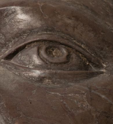 Zdjęcie nr 50: Nagrobek Grzegorza i Katarzyny Branickich znajduje się w kaplicy rodowej pod wezwaniem Najświętszej Marii Panny, na ścianie południowej, naprzeciwko wejścia. Składa się z trójosiowego cokołu i potrójnej filarowo-kolumnowej arkady z klęczącymi postaciami zmarłych po bokach adorujących znajdującą się pośrodku scenę ze zmartwychwstałym Chrystusem ukazującym się niewiernemu Tomaszowi. Całość wieńczy półkolista arkada z herbami Gryf i Kotwicz i tablicami inskrypcyjnymi. 
Dolna część artykułowa lizenami ozdobionymi motywami kandelabrowymi. W polu środkowym czaszka ze skrzyżowanymi piszczelami z inskrypcją w górnej i dolnej części: „POWIEDZ SVIETA [M]ADROSCI IESLI ZE SMIERC ZIWA / CZI MARTWA IESLI MARTWA CZEMV ZIWĄ BIWA / MALOWANA A IESLI ZIWA SMIERCIĄ CZEMV / ZOWIĄ IĄ NAD TO ZYWOT PRZECZ BIERZE KOZI/DEMV / TA IEST NA TWE PITANIE ODPOWIEC PRAWDZIWA / GDI TI ZYESZ SMIERC MARTVA GDY VMIERAS ZIWA / A IESLI ZLA CZI DOBRA CHCZES WIEDZIEC LI O TYM / IAKIS SĄM TAKĄ SMIELE SMIERC MIEĆ BĘDZIESZ PO TYM”. Na lewym polu inskrypcja „CO ZA DZIW ZEM POPIOLEM / WIEDZCIE ZESCIE WY / IAKO IA TENZE POPIOL, TO / IEDNO ZE ZYWY / BO GDIM SIĘ W PROCH ROSSIPAL / DOPIROM PRAWDZIWIE DOSZEDL, ZE CZLOWIEK TYMZE / PROCHEM CHOCIA ZYWIE / PATRZ ZE ZYWY POPIELIE A / TO POMNI SOBIE / ZES NA SWIECIE POPIOLEM / POPIOLEM I W GROBIE / A ZASZ NIEWIES CZYMEM BYL / A TERAZEM IAKI / OGLIANDAI, VWAZAIACZ ZE / SAM BEDZIESZ TAKI / BYLEM TERAS MIE NIE MASZ / IAK BIM TISZ NA SWIECIE / NIE BYL WY DZIS IESTESCIE / IUTRO NIEBEDZIECIE”. W polu cokołu „KTO TV LEZY POBOZNOSC / CNOTA OBYCZAIE / IAKICH NIERYCHLO VIZRĄ / BLISKO LEGLE KRAIE / IAKOSZ IE TAK MALY KĄT / MOGL ZACHOWAC W SOBIE / CZOSZ ALBO CNOTI LVCZKIE / GRZEBIĄ SCZIALEM W GROBIE / TILKOC TV CIALO LIEZY LIECZ / DVSZA W PRZESTRONE / NIEBIESKIE GMACHI WESŁA / KĘDI NIEZLICZONE / LATA POWIEDZIE. CZEMV IZE / MATKĄ BYLA / NIERZKAC POTOMSTWV ALIE / I SIROTOM SILA / TAKCI ZYWOT ZYWOTEM BYWA ZAKVPIONY / DOBRI FRIMARK DAC PLOCHI / ZA ON NIESKONCZONY”. Cokół zamyka wąski, silnie wysunięty gzyms z kimationem jońskim.
Trójosiowy podział nagrobka jest zachowany w partii środkowej, składającej się z trzech arkadowych wnęk, z których środkowa ujęta jest wolnostojącymi kolumnami jońskimi pokrytymi spiralnie ułożonymi pasami z motywem wici roślinnej, a sąsiednie od zewnątrz flankowane filarami pokrytymi motywami kandelabrowymi. W niezbyt głębokich niszach, których podniebienia zdobią kasetony z rozetami w kluczach uskrzydlone główki aniołków umieszczono wykonane w marmurze pińczowskim płaskorzeźby Chrystusa Zmartwychwstałego i adorujących go zmarłych, Grzegorza i Katarzynę Branickich. 
Zbawiciel jest ujęty całopostaciowo, frontalnie, w niewielkim wykroku, z głową zwróconą lekko do klęczącego po prawej stronie św. Tomasza. Jego ciało jest smukłe, wąskie w ramionach, z zaznaczonymi żebrami i mięśniami, osłonięte przewiązaną na biodrach szatą i płaszczem na lewym ramieniu. Chrystus ma pociągłą twarz, o wysokim czole, szerokich kościach policzkowych, wydatnym nosie i z głębokimi oczodołami. Przedstawiony został z długimi wąsami i brodą oraz opadającymi na ramiona, kręconymi włosami. W lewej ręce trzyma chorągiew i podtrzymuje szatę, a prawą rękę ma opuszczoną ku dołowi. 
Święty Tomasz ukazany jest z profilu, w szacie podwójnie przewiązanej w pasie sznurem i przerzuconym przez lewe ramie płaszczem. Twarz z brodą i długimi włosami, odwrócona w stronę Chrystusa. Do góry unosi również prawą rękę, zachowaną tylko do łokcia, lewą rękę trzyma ponad pasem. Figura mężczyzny wyrzeźbiona w kamieniu, polichromowana, przysłania wieniec z obłoków i uskrzydlonych głów puttów otaczający Chrystusa. 
Postacie stoją na podwójnym postumencie. W jego górnej części wyryto sentencję łacińską na prostokątnej tablicy umieszczonej w ozdobnym kartuszu, z zawiniętym spiralnie wycięciem krawędzi górnej i z dodaną w krawędzi dolnej główką uskrzydlonego putta. Napis na postumencie: „PER QVEM ET NOS / RESVRGERE DEVOTA / MENTE, CREDIMVS”. Na płycie poniżej płaskorzeźbione, leżące na prawym boku putto podpierające głowę na prawej ręce, natomiast w lewej trzymające klepsydrę. Nagie ciało, lekko przysłonięte draperią, spoczywa na poduszce z dwoma pomponami. Prawa noga jest wyprostowana, lewa zgięta w kolanie. Twarz pucołowata, z otwartymi oczami, otoczona gęstymi puklami loków. Przed dzieckiem leży czaszka. Nad nim znajduje się grawerowany kartusz z napisem: „HODIE MIHI / CRAS TIBI”. 
W arkadzie po lewej stronie przedstawiony został w trzech czwartych, zwrócony ramionami do widza Grzegorz Branicki. Postać klęczy na poduszce, szerokie dłonie złożone ma razem na piersiach, a głowę lekko uniesioną. Twarz Branickiego o pociągłych rysach, szerokich kościach policzkowych i dużych oczach, z wysokim czołem przysłoniętym zaczesanymi do przodu włosami. Ukazany z wąsami i długą, pofalowaną brodą. Ubrany jest w pełną, dekorowaną zbroję, spod której wystaje jaka i nogawice. Na szyi zawieszony łańcuch, a u stóp ostrogi. Przy nogach Branickiego leżą rękawice i hełm z trzema piórami. Nad głową wznoszą się panoplia, złożone z okrągłej tarczy i skrzyżowanych miecza, szabli, buławy, łuku, kołczanu ze strzałami i włóczni.
Po lewej stronie arkadę wypełnia ujęta z profilu, postać klęczącej na dwóch kolanach Katarzyny Branickiej. Jest ubrana w długą szubę, opadającą sztywnymi, rozchodzącymi się fałdami, u dołu załamującymi się, które zasłaniają sylwetkę. Na głowie ma czepiec przysłaniający włosy i podwikę. Twarz o łagodnych rysach, z długim nosem, małymi ustami i lekko zadartym podbródkiem. Ręce złożone razem na piersiach. Na palcach wskazującym i serdecznym lewej dłoni pierścienie, a ponad nadgarstkiem czterokrotnie nawinięty różaniec. Ponad figurą płaskorzeźbione tondo z Matką Boską z Dzieciątkiem otoczonymi wieńcem obłoków. Maria siedzi, ubrana w długą suknię, z welonem na głowie, z płaszczem zarzuconym na ramiona, którym lekko okrywa nagie Dzieciątko.
Zwieńczenie nagrobka o brzegach inkrustowanych marmurowymi kołami i elipsami, ujęte ornamentalnymi uszami, jest zakończone pasem z zawijającymi się do środkami kartuszami i równolegle ułożonymi liśćmi akantu. Tympanon wypełnia dekoracja złożona z czterech kartuszy: dwóch owalnych na tle paludamentu, zwieńczonych uskrzydloną główką anioła z godłami herbów Gryf i Kotwicz i dwóch podłużnych z inskrypcjami. Na tablicy po lewej stronie inskrypcja: „MAGNIFICO D(OMI)NO GREGORIO A RUSCA BRANICZKI OLIM VENA/TORI ET BURGRABIO CRAC(OVIENSI) CAPITANEO NIEPOŁOMIECEN(SI) VIRO / INTEGERRIMO DE REGIBVS SVIS ET RE PVB(LICA) BENE MERITO RELIGIO/NIS CATHOLICE AMANTISSIMO AMICIS FIDELISSIMO, OMNIBVS AFFABI/LI ET BENIGNO JOANNES A RUSCA BRANICZKI VENATOR CRACO(VIENSIS) CAPITANEVS NIEPOŁOMICEN(SI) MESTVS FILIUS PARENTI CHA/RISSIMO POSVIT OBYT 9 MAII A(NNO) D(OMINI) 1595 AETATIS SUE 60”. Napis wykuty po prawej stronie: “MAGNIFICAE D(OMI)NE CATHARINAE MAGNIFICI OLIM D(OMI)NI AUGUSTINI / KOTFICZ D(OMINI) SIGISMVNDI I POLONIAE REGIS STABVLI PREFECTI / VEXILIFERISQUE CURIE ET BURGRABY CRACO(VIENSIS) FILIE MATRONAE / LECTISSIME QVE CVM PVDORE ET MORVM MIRA ELEGANTIA / MARITI SUMMUM AMOREM VIRTUTE ET MODESTIA OMNIVM BENE/VOLENTIAM MERVISSET ACERBISSIMA MORTE AB OCVLIS EREPTA EST / IDEM FILIUS MATRI AMANTISSIME CVM LACRIMIS POSVIT. OBYT / 8 OCTOBRIS A(NNO) D)OMINI) 1588 AETATIS SUE 38". 
