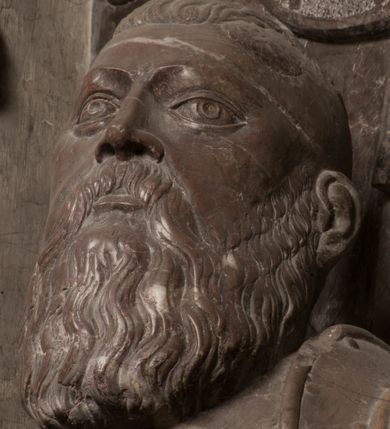 Zdjęcie nr 53: Nagrobek Grzegorza i Katarzyny Branickich znajduje się w kaplicy rodowej pod wezwaniem Najświętszej Marii Panny, na ścianie południowej, naprzeciwko wejścia. Składa się z trójosiowego cokołu i potrójnej filarowo-kolumnowej arkady z klęczącymi postaciami zmarłych po bokach adorujących znajdującą się pośrodku scenę ze zmartwychwstałym Chrystusem ukazującym się niewiernemu Tomaszowi. Całość wieńczy półkolista arkada z herbami Gryf i Kotwicz i tablicami inskrypcyjnymi. 
Dolna część artykułowa lizenami ozdobionymi motywami kandelabrowymi. W polu środkowym czaszka ze skrzyżowanymi piszczelami z inskrypcją w górnej i dolnej części: „POWIEDZ SVIETA [M]ADROSCI IESLI ZE SMIERC ZIWA / CZI MARTWA IESLI MARTWA CZEMV ZIWĄ BIWA / MALOWANA A IESLI ZIWA SMIERCIĄ CZEMV / ZOWIĄ IĄ NAD TO ZYWOT PRZECZ BIERZE KOZI/DEMV / TA IEST NA TWE PITANIE ODPOWIEC PRAWDZIWA / GDI TI ZYESZ SMIERC MARTVA GDY VMIERAS ZIWA / A IESLI ZLA CZI DOBRA CHCZES WIEDZIEC LI O TYM / IAKIS SĄM TAKĄ SMIELE SMIERC MIEĆ BĘDZIESZ PO TYM”. Na lewym polu inskrypcja „CO ZA DZIW ZEM POPIOLEM / WIEDZCIE ZESCIE WY / IAKO IA TENZE POPIOL, TO / IEDNO ZE ZYWY / BO GDIM SIĘ W PROCH ROSSIPAL / DOPIROM PRAWDZIWIE DOSZEDL, ZE CZLOWIEK TYMZE / PROCHEM CHOCIA ZYWIE / PATRZ ZE ZYWY POPIELIE A / TO POMNI SOBIE / ZES NA SWIECIE POPIOLEM / POPIOLEM I W GROBIE / A ZASZ NIEWIES CZYMEM BYL / A TERAZEM IAKI / OGLIANDAI, VWAZAIACZ ZE / SAM BEDZIESZ TAKI / BYLEM TERAS MIE NIE MASZ / IAK BIM TISZ NA SWIECIE / NIE BYL WY DZIS IESTESCIE / IUTRO NIEBEDZIECIE”. W polu cokołu „KTO TV LEZY POBOZNOSC / CNOTA OBYCZAIE / IAKICH NIERYCHLO VIZRĄ / BLISKO LEGLE KRAIE / IAKOSZ IE TAK MALY KĄT / MOGL ZACHOWAC W SOBIE / CZOSZ ALBO CNOTI LVCZKIE / GRZEBIĄ SCZIALEM W GROBIE / TILKOC TV CIALO LIEZY LIECZ / DVSZA W PRZESTRONE / NIEBIESKIE GMACHI WESŁA / KĘDI NIEZLICZONE / LATA POWIEDZIE. CZEMV IZE / MATKĄ BYLA / NIERZKAC POTOMSTWV ALIE / I SIROTOM SILA / TAKCI ZYWOT ZYWOTEM BYWA ZAKVPIONY / DOBRI FRIMARK DAC PLOCHI / ZA ON NIESKONCZONY”. Cokół zamyka wąski, silnie wysunięty gzyms z kimationem jońskim.
Trójosiowy podział nagrobka jest zachowany w partii środkowej, składającej się z trzech arkadowych wnęk, z których środkowa ujęta jest wolnostojącymi kolumnami jońskimi pokrytymi spiralnie ułożonymi pasami z motywem wici roślinnej, a sąsiednie od zewnątrz flankowane filarami pokrytymi motywami kandelabrowymi. W niezbyt głębokich niszach, których podniebienia zdobią kasetony z rozetami w kluczach uskrzydlone główki aniołków umieszczono wykonane w marmurze pińczowskim płaskorzeźby Chrystusa Zmartwychwstałego i adorujących go zmarłych, Grzegorza i Katarzynę Branickich. 
Zbawiciel jest ujęty całopostaciowo, frontalnie, w niewielkim wykroku, z głową zwróconą lekko do klęczącego po prawej stronie św. Tomasza. Jego ciało jest smukłe, wąskie w ramionach, z zaznaczonymi żebrami i mięśniami, osłonięte przewiązaną na biodrach szatą i płaszczem na lewym ramieniu. Chrystus ma pociągłą twarz, o wysokim czole, szerokich kościach policzkowych, wydatnym nosie i z głębokimi oczodołami. Przedstawiony został z długimi wąsami i brodą oraz opadającymi na ramiona, kręconymi włosami. W lewej ręce trzyma chorągiew i podtrzymuje szatę, a prawą rękę ma opuszczoną ku dołowi. 
Święty Tomasz ukazany jest z profilu, w szacie podwójnie przewiązanej w pasie sznurem i przerzuconym przez lewe ramie płaszczem. Twarz z brodą i długimi włosami, odwrócona w stronę Chrystusa. Do góry unosi również prawą rękę, zachowaną tylko do łokcia, lewą rękę trzyma ponad pasem. Figura mężczyzny wyrzeźbiona w kamieniu, polichromowana, przysłania wieniec z obłoków i uskrzydlonych głów puttów otaczający Chrystusa. 
Postacie stoją na podwójnym postumencie. W jego górnej części wyryto sentencję łacińską na prostokątnej tablicy umieszczonej w ozdobnym kartuszu, z zawiniętym spiralnie wycięciem krawędzi górnej i z dodaną w krawędzi dolnej główką uskrzydlonego putta. Napis na postumencie: „PER QVEM ET NOS / RESVRGERE DEVOTA / MENTE, CREDIMVS”. Na płycie poniżej płaskorzeźbione, leżące na prawym boku putto podpierające głowę na prawej ręce, natomiast w lewej trzymające klepsydrę. Nagie ciało, lekko przysłonięte draperią, spoczywa na poduszce z dwoma pomponami. Prawa noga jest wyprostowana, lewa zgięta w kolanie. Twarz pucołowata, z otwartymi oczami, otoczona gęstymi puklami loków. Przed dzieckiem leży czaszka. Nad nim znajduje się grawerowany kartusz z napisem: „HODIE MIHI / CRAS TIBI”. 
W arkadzie po lewej stronie przedstawiony został w trzech czwartych, zwrócony ramionami do widza Grzegorz Branicki. Postać klęczy na poduszce, szerokie dłonie złożone ma razem na piersiach, a głowę lekko uniesioną. Twarz Branickiego o pociągłych rysach, szerokich kościach policzkowych i dużych oczach, z wysokim czołem przysłoniętym zaczesanymi do przodu włosami. Ukazany z wąsami i długą, pofalowaną brodą. Ubrany jest w pełną, dekorowaną zbroję, spod której wystaje jaka i nogawice. Na szyi zawieszony łańcuch, a u stóp ostrogi. Przy nogach Branickiego leżą rękawice i hełm z trzema piórami. Nad głową wznoszą się panoplia, złożone z okrągłej tarczy i skrzyżowanych miecza, szabli, buławy, łuku, kołczanu ze strzałami i włóczni.
Po lewej stronie arkadę wypełnia ujęta z profilu, postać klęczącej na dwóch kolanach Katarzyny Branickiej. Jest ubrana w długą szubę, opadającą sztywnymi, rozchodzącymi się fałdami, u dołu załamującymi się, które zasłaniają sylwetkę. Na głowie ma czepiec przysłaniający włosy i podwikę. Twarz o łagodnych rysach, z długim nosem, małymi ustami i lekko zadartym podbródkiem. Ręce złożone razem na piersiach. Na palcach wskazującym i serdecznym lewej dłoni pierścienie, a ponad nadgarstkiem czterokrotnie nawinięty różaniec. Ponad figurą płaskorzeźbione tondo z Matką Boską z Dzieciątkiem otoczonymi wieńcem obłoków. Maria siedzi, ubrana w długą suknię, z welonem na głowie, z płaszczem zarzuconym na ramiona, którym lekko okrywa nagie Dzieciątko.
Zwieńczenie nagrobka o brzegach inkrustowanych marmurowymi kołami i elipsami, ujęte ornamentalnymi uszami, jest zakończone pasem z zawijającymi się do środkami kartuszami i równolegle ułożonymi liśćmi akantu. Tympanon wypełnia dekoracja złożona z czterech kartuszy: dwóch owalnych na tle paludamentu, zwieńczonych uskrzydloną główką anioła z godłami herbów Gryf i Kotwicz i dwóch podłużnych z inskrypcjami. Na tablicy po lewej stronie inskrypcja: „MAGNIFICO D(OMI)NO GREGORIO A RUSCA BRANICZKI OLIM VENA/TORI ET BURGRABIO CRAC(OVIENSI) CAPITANEO NIEPOŁOMIECEN(SI) VIRO / INTEGERRIMO DE REGIBVS SVIS ET RE PVB(LICA) BENE MERITO RELIGIO/NIS CATHOLICE AMANTISSIMO AMICIS FIDELISSIMO, OMNIBVS AFFABI/LI ET BENIGNO JOANNES A RUSCA BRANICZKI VENATOR CRACO(VIENSIS) CAPITANEVS NIEPOŁOMICEN(SI) MESTVS FILIUS PARENTI CHA/RISSIMO POSVIT OBYT 9 MAII A(NNO) D(OMINI) 1595 AETATIS SUE 60”. Napis wykuty po prawej stronie: “MAGNIFICAE D(OMI)NE CATHARINAE MAGNIFICI OLIM D(OMI)NI AUGUSTINI / KOTFICZ D(OMINI) SIGISMVNDI I POLONIAE REGIS STABVLI PREFECTI / VEXILIFERISQUE CURIE ET BURGRABY CRACO(VIENSIS) FILIE MATRONAE / LECTISSIME QVE CVM PVDORE ET MORVM MIRA ELEGANTIA / MARITI SUMMUM AMOREM VIRTUTE ET MODESTIA OMNIVM BENE/VOLENTIAM MERVISSET ACERBISSIMA MORTE AB OCVLIS EREPTA EST / IDEM FILIUS MATRI AMANTISSIME CVM LACRIMIS POSVIT. OBYT / 8 OCTOBRIS A(NNO) D)OMINI) 1588 AETATIS SUE 38". 
