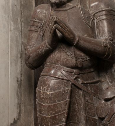 Zdjęcie nr 55: Nagrobek Grzegorza i Katarzyny Branickich znajduje się w kaplicy rodowej pod wezwaniem Najświętszej Marii Panny, na ścianie południowej, naprzeciwko wejścia. Składa się z trójosiowego cokołu i potrójnej filarowo-kolumnowej arkady z klęczącymi postaciami zmarłych po bokach adorujących znajdującą się pośrodku scenę ze zmartwychwstałym Chrystusem ukazującym się niewiernemu Tomaszowi. Całość wieńczy półkolista arkada z herbami Gryf i Kotwicz i tablicami inskrypcyjnymi. 
Dolna część artykułowa lizenami ozdobionymi motywami kandelabrowymi. W polu środkowym czaszka ze skrzyżowanymi piszczelami z inskrypcją w górnej i dolnej części: „POWIEDZ SVIETA [M]ADROSCI IESLI ZE SMIERC ZIWA / CZI MARTWA IESLI MARTWA CZEMV ZIWĄ BIWA / MALOWANA A IESLI ZIWA SMIERCIĄ CZEMV / ZOWIĄ IĄ NAD TO ZYWOT PRZECZ BIERZE KOZI/DEMV / TA IEST NA TWE PITANIE ODPOWIEC PRAWDZIWA / GDI TI ZYESZ SMIERC MARTVA GDY VMIERAS ZIWA / A IESLI ZLA CZI DOBRA CHCZES WIEDZIEC LI O TYM / IAKIS SĄM TAKĄ SMIELE SMIERC MIEĆ BĘDZIESZ PO TYM”. Na lewym polu inskrypcja „CO ZA DZIW ZEM POPIOLEM / WIEDZCIE ZESCIE WY / IAKO IA TENZE POPIOL, TO / IEDNO ZE ZYWY / BO GDIM SIĘ W PROCH ROSSIPAL / DOPIROM PRAWDZIWIE DOSZEDL, ZE CZLOWIEK TYMZE / PROCHEM CHOCIA ZYWIE / PATRZ ZE ZYWY POPIELIE A / TO POMNI SOBIE / ZES NA SWIECIE POPIOLEM / POPIOLEM I W GROBIE / A ZASZ NIEWIES CZYMEM BYL / A TERAZEM IAKI / OGLIANDAI, VWAZAIACZ ZE / SAM BEDZIESZ TAKI / BYLEM TERAS MIE NIE MASZ / IAK BIM TISZ NA SWIECIE / NIE BYL WY DZIS IESTESCIE / IUTRO NIEBEDZIECIE”. W polu cokołu „KTO TV LEZY POBOZNOSC / CNOTA OBYCZAIE / IAKICH NIERYCHLO VIZRĄ / BLISKO LEGLE KRAIE / IAKOSZ IE TAK MALY KĄT / MOGL ZACHOWAC W SOBIE / CZOSZ ALBO CNOTI LVCZKIE / GRZEBIĄ SCZIALEM W GROBIE / TILKOC TV CIALO LIEZY LIECZ / DVSZA W PRZESTRONE / NIEBIESKIE GMACHI WESŁA / KĘDI NIEZLICZONE / LATA POWIEDZIE. CZEMV IZE / MATKĄ BYLA / NIERZKAC POTOMSTWV ALIE / I SIROTOM SILA / TAKCI ZYWOT ZYWOTEM BYWA ZAKVPIONY / DOBRI FRIMARK DAC PLOCHI / ZA ON NIESKONCZONY”. Cokół zamyka wąski, silnie wysunięty gzyms z kimationem jońskim.
Trójosiowy podział nagrobka jest zachowany w partii środkowej, składającej się z trzech arkadowych wnęk, z których środkowa ujęta jest wolnostojącymi kolumnami jońskimi pokrytymi spiralnie ułożonymi pasami z motywem wici roślinnej, a sąsiednie od zewnątrz flankowane filarami pokrytymi motywami kandelabrowymi. W niezbyt głębokich niszach, których podniebienia zdobią kasetony z rozetami w kluczach uskrzydlone główki aniołków umieszczono wykonane w marmurze pińczowskim płaskorzeźby Chrystusa Zmartwychwstałego i adorujących go zmarłych, Grzegorza i Katarzynę Branickich. 
Zbawiciel jest ujęty całopostaciowo, frontalnie, w niewielkim wykroku, z głową zwróconą lekko do klęczącego po prawej stronie św. Tomasza. Jego ciało jest smukłe, wąskie w ramionach, z zaznaczonymi żebrami i mięśniami, osłonięte przewiązaną na biodrach szatą i płaszczem na lewym ramieniu. Chrystus ma pociągłą twarz, o wysokim czole, szerokich kościach policzkowych, wydatnym nosie i z głębokimi oczodołami. Przedstawiony został z długimi wąsami i brodą oraz opadającymi na ramiona, kręconymi włosami. W lewej ręce trzyma chorągiew i podtrzymuje szatę, a prawą rękę ma opuszczoną ku dołowi. 
Święty Tomasz ukazany jest z profilu, w szacie podwójnie przewiązanej w pasie sznurem i przerzuconym przez lewe ramie płaszczem. Twarz z brodą i długimi włosami, odwrócona w stronę Chrystusa. Do góry unosi również prawą rękę, zachowaną tylko do łokcia, lewą rękę trzyma ponad pasem. Figura mężczyzny wyrzeźbiona w kamieniu, polichromowana, przysłania wieniec z obłoków i uskrzydlonych głów puttów otaczający Chrystusa. 
Postacie stoją na podwójnym postumencie. W jego górnej części wyryto sentencję łacińską na prostokątnej tablicy umieszczonej w ozdobnym kartuszu, z zawiniętym spiralnie wycięciem krawędzi górnej i z dodaną w krawędzi dolnej główką uskrzydlonego putta. Napis na postumencie: „PER QVEM ET NOS / RESVRGERE DEVOTA / MENTE, CREDIMVS”. Na płycie poniżej płaskorzeźbione, leżące na prawym boku putto podpierające głowę na prawej ręce, natomiast w lewej trzymające klepsydrę. Nagie ciało, lekko przysłonięte draperią, spoczywa na poduszce z dwoma pomponami. Prawa noga jest wyprostowana, lewa zgięta w kolanie. Twarz pucołowata, z otwartymi oczami, otoczona gęstymi puklami loków. Przed dzieckiem leży czaszka. Nad nim znajduje się grawerowany kartusz z napisem: „HODIE MIHI / CRAS TIBI”. 
W arkadzie po lewej stronie przedstawiony został w trzech czwartych, zwrócony ramionami do widza Grzegorz Branicki. Postać klęczy na poduszce, szerokie dłonie złożone ma razem na piersiach, a głowę lekko uniesioną. Twarz Branickiego o pociągłych rysach, szerokich kościach policzkowych i dużych oczach, z wysokim czołem przysłoniętym zaczesanymi do przodu włosami. Ukazany z wąsami i długą, pofalowaną brodą. Ubrany jest w pełną, dekorowaną zbroję, spod której wystaje jaka i nogawice. Na szyi zawieszony łańcuch, a u stóp ostrogi. Przy nogach Branickiego leżą rękawice i hełm z trzema piórami. Nad głową wznoszą się panoplia, złożone z okrągłej tarczy i skrzyżowanych miecza, szabli, buławy, łuku, kołczanu ze strzałami i włóczni.
Po lewej stronie arkadę wypełnia ujęta z profilu, postać klęczącej na dwóch kolanach Katarzyny Branickiej. Jest ubrana w długą szubę, opadającą sztywnymi, rozchodzącymi się fałdami, u dołu załamującymi się, które zasłaniają sylwetkę. Na głowie ma czepiec przysłaniający włosy i podwikę. Twarz o łagodnych rysach, z długim nosem, małymi ustami i lekko zadartym podbródkiem. Ręce złożone razem na piersiach. Na palcach wskazującym i serdecznym lewej dłoni pierścienie, a ponad nadgarstkiem czterokrotnie nawinięty różaniec. Ponad figurą płaskorzeźbione tondo z Matką Boską z Dzieciątkiem otoczonymi wieńcem obłoków. Maria siedzi, ubrana w długą suknię, z welonem na głowie, z płaszczem zarzuconym na ramiona, którym lekko okrywa nagie Dzieciątko.
Zwieńczenie nagrobka o brzegach inkrustowanych marmurowymi kołami i elipsami, ujęte ornamentalnymi uszami, jest zakończone pasem z zawijającymi się do środkami kartuszami i równolegle ułożonymi liśćmi akantu. Tympanon wypełnia dekoracja złożona z czterech kartuszy: dwóch owalnych na tle paludamentu, zwieńczonych uskrzydloną główką anioła z godłami herbów Gryf i Kotwicz i dwóch podłużnych z inskrypcjami. Na tablicy po lewej stronie inskrypcja: „MAGNIFICO D(OMI)NO GREGORIO A RUSCA BRANICZKI OLIM VENA/TORI ET BURGRABIO CRAC(OVIENSI) CAPITANEO NIEPOŁOMIECEN(SI) VIRO / INTEGERRIMO DE REGIBVS SVIS ET RE PVB(LICA) BENE MERITO RELIGIO/NIS CATHOLICE AMANTISSIMO AMICIS FIDELISSIMO, OMNIBVS AFFABI/LI ET BENIGNO JOANNES A RUSCA BRANICZKI VENATOR CRACO(VIENSIS) CAPITANEVS NIEPOŁOMICEN(SI) MESTVS FILIUS PARENTI CHA/RISSIMO POSVIT OBYT 9 MAII A(NNO) D(OMINI) 1595 AETATIS SUE 60”. Napis wykuty po prawej stronie: “MAGNIFICAE D(OMI)NE CATHARINAE MAGNIFICI OLIM D(OMI)NI AUGUSTINI / KOTFICZ D(OMINI) SIGISMVNDI I POLONIAE REGIS STABVLI PREFECTI / VEXILIFERISQUE CURIE ET BURGRABY CRACO(VIENSIS) FILIE MATRONAE / LECTISSIME QVE CVM PVDORE ET MORVM MIRA ELEGANTIA / MARITI SUMMUM AMOREM VIRTUTE ET MODESTIA OMNIVM BENE/VOLENTIAM MERVISSET ACERBISSIMA MORTE AB OCVLIS EREPTA EST / IDEM FILIUS MATRI AMANTISSIME CVM LACRIMIS POSVIT. OBYT / 8 OCTOBRIS A(NNO) D)OMINI) 1588 AETATIS SUE 38". 
