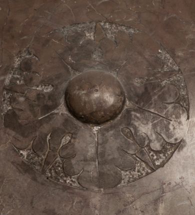 Zdjęcie nr 61: Nagrobek Grzegorza i Katarzyny Branickich znajduje się w kaplicy rodowej pod wezwaniem Najświętszej Marii Panny, na ścianie południowej, naprzeciwko wejścia. Składa się z trójosiowego cokołu i potrójnej filarowo-kolumnowej arkady z klęczącymi postaciami zmarłych po bokach adorujących znajdującą się pośrodku scenę ze zmartwychwstałym Chrystusem ukazującym się niewiernemu Tomaszowi. Całość wieńczy półkolista arkada z herbami Gryf i Kotwicz i tablicami inskrypcyjnymi. 
Dolna część artykułowa lizenami ozdobionymi motywami kandelabrowymi. W polu środkowym czaszka ze skrzyżowanymi piszczelami z inskrypcją w górnej i dolnej części: „POWIEDZ SVIETA [M]ADROSCI IESLI ZE SMIERC ZIWA / CZI MARTWA IESLI MARTWA CZEMV ZIWĄ BIWA / MALOWANA A IESLI ZIWA SMIERCIĄ CZEMV / ZOWIĄ IĄ NAD TO ZYWOT PRZECZ BIERZE KOZI/DEMV / TA IEST NA TWE PITANIE ODPOWIEC PRAWDZIWA / GDI TI ZYESZ SMIERC MARTVA GDY VMIERAS ZIWA / A IESLI ZLA CZI DOBRA CHCZES WIEDZIEC LI O TYM / IAKIS SĄM TAKĄ SMIELE SMIERC MIEĆ BĘDZIESZ PO TYM”. Na lewym polu inskrypcja „CO ZA DZIW ZEM POPIOLEM / WIEDZCIE ZESCIE WY / IAKO IA TENZE POPIOL, TO / IEDNO ZE ZYWY / BO GDIM SIĘ W PROCH ROSSIPAL / DOPIROM PRAWDZIWIE DOSZEDL, ZE CZLOWIEK TYMZE / PROCHEM CHOCIA ZYWIE / PATRZ ZE ZYWY POPIELIE A / TO POMNI SOBIE / ZES NA SWIECIE POPIOLEM / POPIOLEM I W GROBIE / A ZASZ NIEWIES CZYMEM BYL / A TERAZEM IAKI / OGLIANDAI, VWAZAIACZ ZE / SAM BEDZIESZ TAKI / BYLEM TERAS MIE NIE MASZ / IAK BIM TISZ NA SWIECIE / NIE BYL WY DZIS IESTESCIE / IUTRO NIEBEDZIECIE”. W polu cokołu „KTO TV LEZY POBOZNOSC / CNOTA OBYCZAIE / IAKICH NIERYCHLO VIZRĄ / BLISKO LEGLE KRAIE / IAKOSZ IE TAK MALY KĄT / MOGL ZACHOWAC W SOBIE / CZOSZ ALBO CNOTI LVCZKIE / GRZEBIĄ SCZIALEM W GROBIE / TILKOC TV CIALO LIEZY LIECZ / DVSZA W PRZESTRONE / NIEBIESKIE GMACHI WESŁA / KĘDI NIEZLICZONE / LATA POWIEDZIE. CZEMV IZE / MATKĄ BYLA / NIERZKAC POTOMSTWV ALIE / I SIROTOM SILA / TAKCI ZYWOT ZYWOTEM BYWA ZAKVPIONY / DOBRI FRIMARK DAC PLOCHI / ZA ON NIESKONCZONY”. Cokół zamyka wąski, silnie wysunięty gzyms z kimationem jońskim.
Trójosiowy podział nagrobka jest zachowany w partii środkowej, składającej się z trzech arkadowych wnęk, z których środkowa ujęta jest wolnostojącymi kolumnami jońskimi pokrytymi spiralnie ułożonymi pasami z motywem wici roślinnej, a sąsiednie od zewnątrz flankowane filarami pokrytymi motywami kandelabrowymi. W niezbyt głębokich niszach, których podniebienia zdobią kasetony z rozetami w kluczach uskrzydlone główki aniołków umieszczono wykonane w marmurze pińczowskim płaskorzeźby Chrystusa Zmartwychwstałego i adorujących go zmarłych, Grzegorza i Katarzynę Branickich. 
Zbawiciel jest ujęty całopostaciowo, frontalnie, w niewielkim wykroku, z głową zwróconą lekko do klęczącego po prawej stronie św. Tomasza. Jego ciało jest smukłe, wąskie w ramionach, z zaznaczonymi żebrami i mięśniami, osłonięte przewiązaną na biodrach szatą i płaszczem na lewym ramieniu. Chrystus ma pociągłą twarz, o wysokim czole, szerokich kościach policzkowych, wydatnym nosie i z głębokimi oczodołami. Przedstawiony został z długimi wąsami i brodą oraz opadającymi na ramiona, kręconymi włosami. W lewej ręce trzyma chorągiew i podtrzymuje szatę, a prawą rękę ma opuszczoną ku dołowi. 
Święty Tomasz ukazany jest z profilu, w szacie podwójnie przewiązanej w pasie sznurem i przerzuconym przez lewe ramie płaszczem. Twarz z brodą i długimi włosami, odwrócona w stronę Chrystusa. Do góry unosi również prawą rękę, zachowaną tylko do łokcia, lewą rękę trzyma ponad pasem. Figura mężczyzny wyrzeźbiona w kamieniu, polichromowana, przysłania wieniec z obłoków i uskrzydlonych głów puttów otaczający Chrystusa. 
Postacie stoją na podwójnym postumencie. W jego górnej części wyryto sentencję łacińską na prostokątnej tablicy umieszczonej w ozdobnym kartuszu, z zawiniętym spiralnie wycięciem krawędzi górnej i z dodaną w krawędzi dolnej główką uskrzydlonego putta. Napis na postumencie: „PER QVEM ET NOS / RESVRGERE DEVOTA / MENTE, CREDIMVS”. Na płycie poniżej płaskorzeźbione, leżące na prawym boku putto podpierające głowę na prawej ręce, natomiast w lewej trzymające klepsydrę. Nagie ciało, lekko przysłonięte draperią, spoczywa na poduszce z dwoma pomponami. Prawa noga jest wyprostowana, lewa zgięta w kolanie. Twarz pucołowata, z otwartymi oczami, otoczona gęstymi puklami loków. Przed dzieckiem leży czaszka. Nad nim znajduje się grawerowany kartusz z napisem: „HODIE MIHI / CRAS TIBI”. 
W arkadzie po lewej stronie przedstawiony został w trzech czwartych, zwrócony ramionami do widza Grzegorz Branicki. Postać klęczy na poduszce, szerokie dłonie złożone ma razem na piersiach, a głowę lekko uniesioną. Twarz Branickiego o pociągłych rysach, szerokich kościach policzkowych i dużych oczach, z wysokim czołem przysłoniętym zaczesanymi do przodu włosami. Ukazany z wąsami i długą, pofalowaną brodą. Ubrany jest w pełną, dekorowaną zbroję, spod której wystaje jaka i nogawice. Na szyi zawieszony łańcuch, a u stóp ostrogi. Przy nogach Branickiego leżą rękawice i hełm z trzema piórami. Nad głową wznoszą się panoplia, złożone z okrągłej tarczy i skrzyżowanych miecza, szabli, buławy, łuku, kołczanu ze strzałami i włóczni.
Po lewej stronie arkadę wypełnia ujęta z profilu, postać klęczącej na dwóch kolanach Katarzyny Branickiej. Jest ubrana w długą szubę, opadającą sztywnymi, rozchodzącymi się fałdami, u dołu załamującymi się, które zasłaniają sylwetkę. Na głowie ma czepiec przysłaniający włosy i podwikę. Twarz o łagodnych rysach, z długim nosem, małymi ustami i lekko zadartym podbródkiem. Ręce złożone razem na piersiach. Na palcach wskazującym i serdecznym lewej dłoni pierścienie, a ponad nadgarstkiem czterokrotnie nawinięty różaniec. Ponad figurą płaskorzeźbione tondo z Matką Boską z Dzieciątkiem otoczonymi wieńcem obłoków. Maria siedzi, ubrana w długą suknię, z welonem na głowie, z płaszczem zarzuconym na ramiona, którym lekko okrywa nagie Dzieciątko.
Zwieńczenie nagrobka o brzegach inkrustowanych marmurowymi kołami i elipsami, ujęte ornamentalnymi uszami, jest zakończone pasem z zawijającymi się do środkami kartuszami i równolegle ułożonymi liśćmi akantu. Tympanon wypełnia dekoracja złożona z czterech kartuszy: dwóch owalnych na tle paludamentu, zwieńczonych uskrzydloną główką anioła z godłami herbów Gryf i Kotwicz i dwóch podłużnych z inskrypcjami. Na tablicy po lewej stronie inskrypcja: „MAGNIFICO D(OMI)NO GREGORIO A RUSCA BRANICZKI OLIM VENA/TORI ET BURGRABIO CRAC(OVIENSI) CAPITANEO NIEPOŁOMIECEN(SI) VIRO / INTEGERRIMO DE REGIBVS SVIS ET RE PVB(LICA) BENE MERITO RELIGIO/NIS CATHOLICE AMANTISSIMO AMICIS FIDELISSIMO, OMNIBVS AFFABI/LI ET BENIGNO JOANNES A RUSCA BRANICZKI VENATOR CRACO(VIENSIS) CAPITANEVS NIEPOŁOMICEN(SI) MESTVS FILIUS PARENTI CHA/RISSIMO POSVIT OBYT 9 MAII A(NNO) D(OMINI) 1595 AETATIS SUE 60”. Napis wykuty po prawej stronie: “MAGNIFICAE D(OMI)NE CATHARINAE MAGNIFICI OLIM D(OMI)NI AUGUSTINI / KOTFICZ D(OMINI) SIGISMVNDI I POLONIAE REGIS STABVLI PREFECTI / VEXILIFERISQUE CURIE ET BURGRABY CRACO(VIENSIS) FILIE MATRONAE / LECTISSIME QVE CVM PVDORE ET MORVM MIRA ELEGANTIA / MARITI SUMMUM AMOREM VIRTUTE ET MODESTIA OMNIVM BENE/VOLENTIAM MERVISSET ACERBISSIMA MORTE AB OCVLIS EREPTA EST / IDEM FILIUS MATRI AMANTISSIME CVM LACRIMIS POSVIT. OBYT / 8 OCTOBRIS A(NNO) D)OMINI) 1588 AETATIS SUE 38". 
