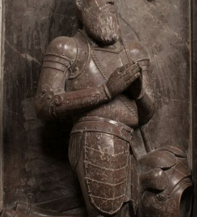 Zdjęcie nr 59: Nagrobek Grzegorza i Katarzyny Branickich znajduje się w kaplicy rodowej pod wezwaniem Najświętszej Marii Panny, na ścianie południowej, naprzeciwko wejścia. Składa się z trójosiowego cokołu i potrójnej filarowo-kolumnowej arkady z klęczącymi postaciami zmarłych po bokach adorujących znajdującą się pośrodku scenę ze zmartwychwstałym Chrystusem ukazującym się niewiernemu Tomaszowi. Całość wieńczy półkolista arkada z herbami Gryf i Kotwicz i tablicami inskrypcyjnymi. 
Dolna część artykułowa lizenami ozdobionymi motywami kandelabrowymi. W polu środkowym czaszka ze skrzyżowanymi piszczelami z inskrypcją w górnej i dolnej części: „POWIEDZ SVIETA [M]ADROSCI IESLI ZE SMIERC ZIWA / CZI MARTWA IESLI MARTWA CZEMV ZIWĄ BIWA / MALOWANA A IESLI ZIWA SMIERCIĄ CZEMV / ZOWIĄ IĄ NAD TO ZYWOT PRZECZ BIERZE KOZI/DEMV / TA IEST NA TWE PITANIE ODPOWIEC PRAWDZIWA / GDI TI ZYESZ SMIERC MARTVA GDY VMIERAS ZIWA / A IESLI ZLA CZI DOBRA CHCZES WIEDZIEC LI O TYM / IAKIS SĄM TAKĄ SMIELE SMIERC MIEĆ BĘDZIESZ PO TYM”. Na lewym polu inskrypcja „CO ZA DZIW ZEM POPIOLEM / WIEDZCIE ZESCIE WY / IAKO IA TENZE POPIOL, TO / IEDNO ZE ZYWY / BO GDIM SIĘ W PROCH ROSSIPAL / DOPIROM PRAWDZIWIE DOSZEDL, ZE CZLOWIEK TYMZE / PROCHEM CHOCIA ZYWIE / PATRZ ZE ZYWY POPIELIE A / TO POMNI SOBIE / ZES NA SWIECIE POPIOLEM / POPIOLEM I W GROBIE / A ZASZ NIEWIES CZYMEM BYL / A TERAZEM IAKI / OGLIANDAI, VWAZAIACZ ZE / SAM BEDZIESZ TAKI / BYLEM TERAS MIE NIE MASZ / IAK BIM TISZ NA SWIECIE / NIE BYL WY DZIS IESTESCIE / IUTRO NIEBEDZIECIE”. W polu cokołu „KTO TV LEZY POBOZNOSC / CNOTA OBYCZAIE / IAKICH NIERYCHLO VIZRĄ / BLISKO LEGLE KRAIE / IAKOSZ IE TAK MALY KĄT / MOGL ZACHOWAC W SOBIE / CZOSZ ALBO CNOTI LVCZKIE / GRZEBIĄ SCZIALEM W GROBIE / TILKOC TV CIALO LIEZY LIECZ / DVSZA W PRZESTRONE / NIEBIESKIE GMACHI WESŁA / KĘDI NIEZLICZONE / LATA POWIEDZIE. CZEMV IZE / MATKĄ BYLA / NIERZKAC POTOMSTWV ALIE / I SIROTOM SILA / TAKCI ZYWOT ZYWOTEM BYWA ZAKVPIONY / DOBRI FRIMARK DAC PLOCHI / ZA ON NIESKONCZONY”. Cokół zamyka wąski, silnie wysunięty gzyms z kimationem jońskim.
Trójosiowy podział nagrobka jest zachowany w partii środkowej, składającej się z trzech arkadowych wnęk, z których środkowa ujęta jest wolnostojącymi kolumnami jońskimi pokrytymi spiralnie ułożonymi pasami z motywem wici roślinnej, a sąsiednie od zewnątrz flankowane filarami pokrytymi motywami kandelabrowymi. W niezbyt głębokich niszach, których podniebienia zdobią kasetony z rozetami w kluczach uskrzydlone główki aniołków umieszczono wykonane w marmurze pińczowskim płaskorzeźby Chrystusa Zmartwychwstałego i adorujących go zmarłych, Grzegorza i Katarzynę Branickich. 
Zbawiciel jest ujęty całopostaciowo, frontalnie, w niewielkim wykroku, z głową zwróconą lekko do klęczącego po prawej stronie św. Tomasza. Jego ciało jest smukłe, wąskie w ramionach, z zaznaczonymi żebrami i mięśniami, osłonięte przewiązaną na biodrach szatą i płaszczem na lewym ramieniu. Chrystus ma pociągłą twarz, o wysokim czole, szerokich kościach policzkowych, wydatnym nosie i z głębokimi oczodołami. Przedstawiony został z długimi wąsami i brodą oraz opadającymi na ramiona, kręconymi włosami. W lewej ręce trzyma chorągiew i podtrzymuje szatę, a prawą rękę ma opuszczoną ku dołowi. 
Święty Tomasz ukazany jest z profilu, w szacie podwójnie przewiązanej w pasie sznurem i przerzuconym przez lewe ramie płaszczem. Twarz z brodą i długimi włosami, odwrócona w stronę Chrystusa. Do góry unosi również prawą rękę, zachowaną tylko do łokcia, lewą rękę trzyma ponad pasem. Figura mężczyzny wyrzeźbiona w kamieniu, polichromowana, przysłania wieniec z obłoków i uskrzydlonych głów puttów otaczający Chrystusa. 
Postacie stoją na podwójnym postumencie. W jego górnej części wyryto sentencję łacińską na prostokątnej tablicy umieszczonej w ozdobnym kartuszu, z zawiniętym spiralnie wycięciem krawędzi górnej i z dodaną w krawędzi dolnej główką uskrzydlonego putta. Napis na postumencie: „PER QVEM ET NOS / RESVRGERE DEVOTA / MENTE, CREDIMVS”. Na płycie poniżej płaskorzeźbione, leżące na prawym boku putto podpierające głowę na prawej ręce, natomiast w lewej trzymające klepsydrę. Nagie ciało, lekko przysłonięte draperią, spoczywa na poduszce z dwoma pomponami. Prawa noga jest wyprostowana, lewa zgięta w kolanie. Twarz pucołowata, z otwartymi oczami, otoczona gęstymi puklami loków. Przed dzieckiem leży czaszka. Nad nim znajduje się grawerowany kartusz z napisem: „HODIE MIHI / CRAS TIBI”. 
W arkadzie po lewej stronie przedstawiony został w trzech czwartych, zwrócony ramionami do widza Grzegorz Branicki. Postać klęczy na poduszce, szerokie dłonie złożone ma razem na piersiach, a głowę lekko uniesioną. Twarz Branickiego o pociągłych rysach, szerokich kościach policzkowych i dużych oczach, z wysokim czołem przysłoniętym zaczesanymi do przodu włosami. Ukazany z wąsami i długą, pofalowaną brodą. Ubrany jest w pełną, dekorowaną zbroję, spod której wystaje jaka i nogawice. Na szyi zawieszony łańcuch, a u stóp ostrogi. Przy nogach Branickiego leżą rękawice i hełm z trzema piórami. Nad głową wznoszą się panoplia, złożone z okrągłej tarczy i skrzyżowanych miecza, szabli, buławy, łuku, kołczanu ze strzałami i włóczni.
Po lewej stronie arkadę wypełnia ujęta z profilu, postać klęczącej na dwóch kolanach Katarzyny Branickiej. Jest ubrana w długą szubę, opadającą sztywnymi, rozchodzącymi się fałdami, u dołu załamującymi się, które zasłaniają sylwetkę. Na głowie ma czepiec przysłaniający włosy i podwikę. Twarz o łagodnych rysach, z długim nosem, małymi ustami i lekko zadartym podbródkiem. Ręce złożone razem na piersiach. Na palcach wskazującym i serdecznym lewej dłoni pierścienie, a ponad nadgarstkiem czterokrotnie nawinięty różaniec. Ponad figurą płaskorzeźbione tondo z Matką Boską z Dzieciątkiem otoczonymi wieńcem obłoków. Maria siedzi, ubrana w długą suknię, z welonem na głowie, z płaszczem zarzuconym na ramiona, którym lekko okrywa nagie Dzieciątko.
Zwieńczenie nagrobka o brzegach inkrustowanych marmurowymi kołami i elipsami, ujęte ornamentalnymi uszami, jest zakończone pasem z zawijającymi się do środkami kartuszami i równolegle ułożonymi liśćmi akantu. Tympanon wypełnia dekoracja złożona z czterech kartuszy: dwóch owalnych na tle paludamentu, zwieńczonych uskrzydloną główką anioła z godłami herbów Gryf i Kotwicz i dwóch podłużnych z inskrypcjami. Na tablicy po lewej stronie inskrypcja: „MAGNIFICO D(OMI)NO GREGORIO A RUSCA BRANICZKI OLIM VENA/TORI ET BURGRABIO CRAC(OVIENSI) CAPITANEO NIEPOŁOMIECEN(SI) VIRO / INTEGERRIMO DE REGIBVS SVIS ET RE PVB(LICA) BENE MERITO RELIGIO/NIS CATHOLICE AMANTISSIMO AMICIS FIDELISSIMO, OMNIBVS AFFABI/LI ET BENIGNO JOANNES A RUSCA BRANICZKI VENATOR CRACO(VIENSIS) CAPITANEVS NIEPOŁOMICEN(SI) MESTVS FILIUS PARENTI CHA/RISSIMO POSVIT OBYT 9 MAII A(NNO) D(OMINI) 1595 AETATIS SUE 60”. Napis wykuty po prawej stronie: “MAGNIFICAE D(OMI)NE CATHARINAE MAGNIFICI OLIM D(OMI)NI AUGUSTINI / KOTFICZ D(OMINI) SIGISMVNDI I POLONIAE REGIS STABVLI PREFECTI / VEXILIFERISQUE CURIE ET BURGRABY CRACO(VIENSIS) FILIE MATRONAE / LECTISSIME QVE CVM PVDORE ET MORVM MIRA ELEGANTIA / MARITI SUMMUM AMOREM VIRTUTE ET MODESTIA OMNIVM BENE/VOLENTIAM MERVISSET ACERBISSIMA MORTE AB OCVLIS EREPTA EST / IDEM FILIUS MATRI AMANTISSIME CVM LACRIMIS POSVIT. OBYT / 8 OCTOBRIS A(NNO) D)OMINI) 1588 AETATIS SUE 38". 
