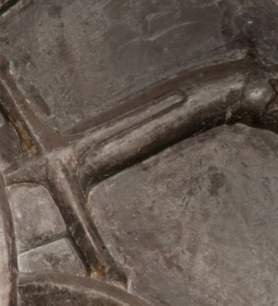 Zdjęcie nr 62: Nagrobek Grzegorza i Katarzyny Branickich znajduje się w kaplicy rodowej pod wezwaniem Najświętszej Marii Panny, na ścianie południowej, naprzeciwko wejścia. Składa się z trójosiowego cokołu i potrójnej filarowo-kolumnowej arkady z klęczącymi postaciami zmarłych po bokach adorujących znajdującą się pośrodku scenę ze zmartwychwstałym Chrystusem ukazującym się niewiernemu Tomaszowi. Całość wieńczy półkolista arkada z herbami Gryf i Kotwicz i tablicami inskrypcyjnymi. 
Dolna część artykułowa lizenami ozdobionymi motywami kandelabrowymi. W polu środkowym czaszka ze skrzyżowanymi piszczelami z inskrypcją w górnej i dolnej części: „POWIEDZ SVIETA [M]ADROSCI IESLI ZE SMIERC ZIWA / CZI MARTWA IESLI MARTWA CZEMV ZIWĄ BIWA / MALOWANA A IESLI ZIWA SMIERCIĄ CZEMV / ZOWIĄ IĄ NAD TO ZYWOT PRZECZ BIERZE KOZI/DEMV / TA IEST NA TWE PITANIE ODPOWIEC PRAWDZIWA / GDI TI ZYESZ SMIERC MARTVA GDY VMIERAS ZIWA / A IESLI ZLA CZI DOBRA CHCZES WIEDZIEC LI O TYM / IAKIS SĄM TAKĄ SMIELE SMIERC MIEĆ BĘDZIESZ PO TYM”. Na lewym polu inskrypcja „CO ZA DZIW ZEM POPIOLEM / WIEDZCIE ZESCIE WY / IAKO IA TENZE POPIOL, TO / IEDNO ZE ZYWY / BO GDIM SIĘ W PROCH ROSSIPAL / DOPIROM PRAWDZIWIE DOSZEDL, ZE CZLOWIEK TYMZE / PROCHEM CHOCIA ZYWIE / PATRZ ZE ZYWY POPIELIE A / TO POMNI SOBIE / ZES NA SWIECIE POPIOLEM / POPIOLEM I W GROBIE / A ZASZ NIEWIES CZYMEM BYL / A TERAZEM IAKI / OGLIANDAI, VWAZAIACZ ZE / SAM BEDZIESZ TAKI / BYLEM TERAS MIE NIE MASZ / IAK BIM TISZ NA SWIECIE / NIE BYL WY DZIS IESTESCIE / IUTRO NIEBEDZIECIE”. W polu cokołu „KTO TV LEZY POBOZNOSC / CNOTA OBYCZAIE / IAKICH NIERYCHLO VIZRĄ / BLISKO LEGLE KRAIE / IAKOSZ IE TAK MALY KĄT / MOGL ZACHOWAC W SOBIE / CZOSZ ALBO CNOTI LVCZKIE / GRZEBIĄ SCZIALEM W GROBIE / TILKOC TV CIALO LIEZY LIECZ / DVSZA W PRZESTRONE / NIEBIESKIE GMACHI WESŁA / KĘDI NIEZLICZONE / LATA POWIEDZIE. CZEMV IZE / MATKĄ BYLA / NIERZKAC POTOMSTWV ALIE / I SIROTOM SILA / TAKCI ZYWOT ZYWOTEM BYWA ZAKVPIONY / DOBRI FRIMARK DAC PLOCHI / ZA ON NIESKONCZONY”. Cokół zamyka wąski, silnie wysunięty gzyms z kimationem jońskim.
Trójosiowy podział nagrobka jest zachowany w partii środkowej, składającej się z trzech arkadowych wnęk, z których środkowa ujęta jest wolnostojącymi kolumnami jońskimi pokrytymi spiralnie ułożonymi pasami z motywem wici roślinnej, a sąsiednie od zewnątrz flankowane filarami pokrytymi motywami kandelabrowymi. W niezbyt głębokich niszach, których podniebienia zdobią kasetony z rozetami w kluczach uskrzydlone główki aniołków umieszczono wykonane w marmurze pińczowskim płaskorzeźby Chrystusa Zmartwychwstałego i adorujących go zmarłych, Grzegorza i Katarzynę Branickich. 
Zbawiciel jest ujęty całopostaciowo, frontalnie, w niewielkim wykroku, z głową zwróconą lekko do klęczącego po prawej stronie św. Tomasza. Jego ciało jest smukłe, wąskie w ramionach, z zaznaczonymi żebrami i mięśniami, osłonięte przewiązaną na biodrach szatą i płaszczem na lewym ramieniu. Chrystus ma pociągłą twarz, o wysokim czole, szerokich kościach policzkowych, wydatnym nosie i z głębokimi oczodołami. Przedstawiony został z długimi wąsami i brodą oraz opadającymi na ramiona, kręconymi włosami. W lewej ręce trzyma chorągiew i podtrzymuje szatę, a prawą rękę ma opuszczoną ku dołowi. 
Święty Tomasz ukazany jest z profilu, w szacie podwójnie przewiązanej w pasie sznurem i przerzuconym przez lewe ramie płaszczem. Twarz z brodą i długimi włosami, odwrócona w stronę Chrystusa. Do góry unosi również prawą rękę, zachowaną tylko do łokcia, lewą rękę trzyma ponad pasem. Figura mężczyzny wyrzeźbiona w kamieniu, polichromowana, przysłania wieniec z obłoków i uskrzydlonych głów puttów otaczający Chrystusa. 
Postacie stoją na podwójnym postumencie. W jego górnej części wyryto sentencję łacińską na prostokątnej tablicy umieszczonej w ozdobnym kartuszu, z zawiniętym spiralnie wycięciem krawędzi górnej i z dodaną w krawędzi dolnej główką uskrzydlonego putta. Napis na postumencie: „PER QVEM ET NOS / RESVRGERE DEVOTA / MENTE, CREDIMVS”. Na płycie poniżej płaskorzeźbione, leżące na prawym boku putto podpierające głowę na prawej ręce, natomiast w lewej trzymające klepsydrę. Nagie ciało, lekko przysłonięte draperią, spoczywa na poduszce z dwoma pomponami. Prawa noga jest wyprostowana, lewa zgięta w kolanie. Twarz pucołowata, z otwartymi oczami, otoczona gęstymi puklami loków. Przed dzieckiem leży czaszka. Nad nim znajduje się grawerowany kartusz z napisem: „HODIE MIHI / CRAS TIBI”. 
W arkadzie po lewej stronie przedstawiony został w trzech czwartych, zwrócony ramionami do widza Grzegorz Branicki. Postać klęczy na poduszce, szerokie dłonie złożone ma razem na piersiach, a głowę lekko uniesioną. Twarz Branickiego o pociągłych rysach, szerokich kościach policzkowych i dużych oczach, z wysokim czołem przysłoniętym zaczesanymi do przodu włosami. Ukazany z wąsami i długą, pofalowaną brodą. Ubrany jest w pełną, dekorowaną zbroję, spod której wystaje jaka i nogawice. Na szyi zawieszony łańcuch, a u stóp ostrogi. Przy nogach Branickiego leżą rękawice i hełm z trzema piórami. Nad głową wznoszą się panoplia, złożone z okrągłej tarczy i skrzyżowanych miecza, szabli, buławy, łuku, kołczanu ze strzałami i włóczni.
Po lewej stronie arkadę wypełnia ujęta z profilu, postać klęczącej na dwóch kolanach Katarzyny Branickiej. Jest ubrana w długą szubę, opadającą sztywnymi, rozchodzącymi się fałdami, u dołu załamującymi się, które zasłaniają sylwetkę. Na głowie ma czepiec przysłaniający włosy i podwikę. Twarz o łagodnych rysach, z długim nosem, małymi ustami i lekko zadartym podbródkiem. Ręce złożone razem na piersiach. Na palcach wskazującym i serdecznym lewej dłoni pierścienie, a ponad nadgarstkiem czterokrotnie nawinięty różaniec. Ponad figurą płaskorzeźbione tondo z Matką Boską z Dzieciątkiem otoczonymi wieńcem obłoków. Maria siedzi, ubrana w długą suknię, z welonem na głowie, z płaszczem zarzuconym na ramiona, którym lekko okrywa nagie Dzieciątko.
Zwieńczenie nagrobka o brzegach inkrustowanych marmurowymi kołami i elipsami, ujęte ornamentalnymi uszami, jest zakończone pasem z zawijającymi się do środkami kartuszami i równolegle ułożonymi liśćmi akantu. Tympanon wypełnia dekoracja złożona z czterech kartuszy: dwóch owalnych na tle paludamentu, zwieńczonych uskrzydloną główką anioła z godłami herbów Gryf i Kotwicz i dwóch podłużnych z inskrypcjami. Na tablicy po lewej stronie inskrypcja: „MAGNIFICO D(OMI)NO GREGORIO A RUSCA BRANICZKI OLIM VENA/TORI ET BURGRABIO CRAC(OVIENSI) CAPITANEO NIEPOŁOMIECEN(SI) VIRO / INTEGERRIMO DE REGIBVS SVIS ET RE PVB(LICA) BENE MERITO RELIGIO/NIS CATHOLICE AMANTISSIMO AMICIS FIDELISSIMO, OMNIBVS AFFABI/LI ET BENIGNO JOANNES A RUSCA BRANICZKI VENATOR CRACO(VIENSIS) CAPITANEVS NIEPOŁOMICEN(SI) MESTVS FILIUS PARENTI CHA/RISSIMO POSVIT OBYT 9 MAII A(NNO) D(OMINI) 1595 AETATIS SUE 60”. Napis wykuty po prawej stronie: “MAGNIFICAE D(OMI)NE CATHARINAE MAGNIFICI OLIM D(OMI)NI AUGUSTINI / KOTFICZ D(OMINI) SIGISMVNDI I POLONIAE REGIS STABVLI PREFECTI / VEXILIFERISQUE CURIE ET BURGRABY CRACO(VIENSIS) FILIE MATRONAE / LECTISSIME QVE CVM PVDORE ET MORVM MIRA ELEGANTIA / MARITI SUMMUM AMOREM VIRTUTE ET MODESTIA OMNIVM BENE/VOLENTIAM MERVISSET ACERBISSIMA MORTE AB OCVLIS EREPTA EST / IDEM FILIUS MATRI AMANTISSIME CVM LACRIMIS POSVIT. OBYT / 8 OCTOBRIS A(NNO) D)OMINI) 1588 AETATIS SUE 38". 
