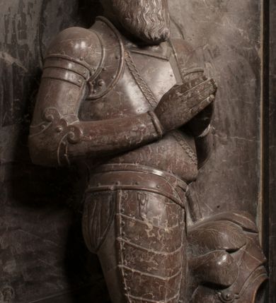 Zdjęcie nr 60: Nagrobek Grzegorza i Katarzyny Branickich znajduje się w kaplicy rodowej pod wezwaniem Najświętszej Marii Panny, na ścianie południowej, naprzeciwko wejścia. Składa się z trójosiowego cokołu i potrójnej filarowo-kolumnowej arkady z klęczącymi postaciami zmarłych po bokach adorujących znajdującą się pośrodku scenę ze zmartwychwstałym Chrystusem ukazującym się niewiernemu Tomaszowi. Całość wieńczy półkolista arkada z herbami Gryf i Kotwicz i tablicami inskrypcyjnymi. 
Dolna część artykułowa lizenami ozdobionymi motywami kandelabrowymi. W polu środkowym czaszka ze skrzyżowanymi piszczelami z inskrypcją w górnej i dolnej części: „POWIEDZ SVIETA [M]ADROSCI IESLI ZE SMIERC ZIWA / CZI MARTWA IESLI MARTWA CZEMV ZIWĄ BIWA / MALOWANA A IESLI ZIWA SMIERCIĄ CZEMV / ZOWIĄ IĄ NAD TO ZYWOT PRZECZ BIERZE KOZI/DEMV / TA IEST NA TWE PITANIE ODPOWIEC PRAWDZIWA / GDI TI ZYESZ SMIERC MARTVA GDY VMIERAS ZIWA / A IESLI ZLA CZI DOBRA CHCZES WIEDZIEC LI O TYM / IAKIS SĄM TAKĄ SMIELE SMIERC MIEĆ BĘDZIESZ PO TYM”. Na lewym polu inskrypcja „CO ZA DZIW ZEM POPIOLEM / WIEDZCIE ZESCIE WY / IAKO IA TENZE POPIOL, TO / IEDNO ZE ZYWY / BO GDIM SIĘ W PROCH ROSSIPAL / DOPIROM PRAWDZIWIE DOSZEDL, ZE CZLOWIEK TYMZE / PROCHEM CHOCIA ZYWIE / PATRZ ZE ZYWY POPIELIE A / TO POMNI SOBIE / ZES NA SWIECIE POPIOLEM / POPIOLEM I W GROBIE / A ZASZ NIEWIES CZYMEM BYL / A TERAZEM IAKI / OGLIANDAI, VWAZAIACZ ZE / SAM BEDZIESZ TAKI / BYLEM TERAS MIE NIE MASZ / IAK BIM TISZ NA SWIECIE / NIE BYL WY DZIS IESTESCIE / IUTRO NIEBEDZIECIE”. W polu cokołu „KTO TV LEZY POBOZNOSC / CNOTA OBYCZAIE / IAKICH NIERYCHLO VIZRĄ / BLISKO LEGLE KRAIE / IAKOSZ IE TAK MALY KĄT / MOGL ZACHOWAC W SOBIE / CZOSZ ALBO CNOTI LVCZKIE / GRZEBIĄ SCZIALEM W GROBIE / TILKOC TV CIALO LIEZY LIECZ / DVSZA W PRZESTRONE / NIEBIESKIE GMACHI WESŁA / KĘDI NIEZLICZONE / LATA POWIEDZIE. CZEMV IZE / MATKĄ BYLA / NIERZKAC POTOMSTWV ALIE / I SIROTOM SILA / TAKCI ZYWOT ZYWOTEM BYWA ZAKVPIONY / DOBRI FRIMARK DAC PLOCHI / ZA ON NIESKONCZONY”. Cokół zamyka wąski, silnie wysunięty gzyms z kimationem jońskim.
Trójosiowy podział nagrobka jest zachowany w partii środkowej, składającej się z trzech arkadowych wnęk, z których środkowa ujęta jest wolnostojącymi kolumnami jońskimi pokrytymi spiralnie ułożonymi pasami z motywem wici roślinnej, a sąsiednie od zewnątrz flankowane filarami pokrytymi motywami kandelabrowymi. W niezbyt głębokich niszach, których podniebienia zdobią kasetony z rozetami w kluczach uskrzydlone główki aniołków umieszczono wykonane w marmurze pińczowskim płaskorzeźby Chrystusa Zmartwychwstałego i adorujących go zmarłych, Grzegorza i Katarzynę Branickich. 
Zbawiciel jest ujęty całopostaciowo, frontalnie, w niewielkim wykroku, z głową zwróconą lekko do klęczącego po prawej stronie św. Tomasza. Jego ciało jest smukłe, wąskie w ramionach, z zaznaczonymi żebrami i mięśniami, osłonięte przewiązaną na biodrach szatą i płaszczem na lewym ramieniu. Chrystus ma pociągłą twarz, o wysokim czole, szerokich kościach policzkowych, wydatnym nosie i z głębokimi oczodołami. Przedstawiony został z długimi wąsami i brodą oraz opadającymi na ramiona, kręconymi włosami. W lewej ręce trzyma chorągiew i podtrzymuje szatę, a prawą rękę ma opuszczoną ku dołowi. 
Święty Tomasz ukazany jest z profilu, w szacie podwójnie przewiązanej w pasie sznurem i przerzuconym przez lewe ramie płaszczem. Twarz z brodą i długimi włosami, odwrócona w stronę Chrystusa. Do góry unosi również prawą rękę, zachowaną tylko do łokcia, lewą rękę trzyma ponad pasem. Figura mężczyzny wyrzeźbiona w kamieniu, polichromowana, przysłania wieniec z obłoków i uskrzydlonych głów puttów otaczający Chrystusa. 
Postacie stoją na podwójnym postumencie. W jego górnej części wyryto sentencję łacińską na prostokątnej tablicy umieszczonej w ozdobnym kartuszu, z zawiniętym spiralnie wycięciem krawędzi górnej i z dodaną w krawędzi dolnej główką uskrzydlonego putta. Napis na postumencie: „PER QVEM ET NOS / RESVRGERE DEVOTA / MENTE, CREDIMVS”. Na płycie poniżej płaskorzeźbione, leżące na prawym boku putto podpierające głowę na prawej ręce, natomiast w lewej trzymające klepsydrę. Nagie ciało, lekko przysłonięte draperią, spoczywa na poduszce z dwoma pomponami. Prawa noga jest wyprostowana, lewa zgięta w kolanie. Twarz pucołowata, z otwartymi oczami, otoczona gęstymi puklami loków. Przed dzieckiem leży czaszka. Nad nim znajduje się grawerowany kartusz z napisem: „HODIE MIHI / CRAS TIBI”. 
W arkadzie po lewej stronie przedstawiony został w trzech czwartych, zwrócony ramionami do widza Grzegorz Branicki. Postać klęczy na poduszce, szerokie dłonie złożone ma razem na piersiach, a głowę lekko uniesioną. Twarz Branickiego o pociągłych rysach, szerokich kościach policzkowych i dużych oczach, z wysokim czołem przysłoniętym zaczesanymi do przodu włosami. Ukazany z wąsami i długą, pofalowaną brodą. Ubrany jest w pełną, dekorowaną zbroję, spod której wystaje jaka i nogawice. Na szyi zawieszony łańcuch, a u stóp ostrogi. Przy nogach Branickiego leżą rękawice i hełm z trzema piórami. Nad głową wznoszą się panoplia, złożone z okrągłej tarczy i skrzyżowanych miecza, szabli, buławy, łuku, kołczanu ze strzałami i włóczni.
Po lewej stronie arkadę wypełnia ujęta z profilu, postać klęczącej na dwóch kolanach Katarzyny Branickiej. Jest ubrana w długą szubę, opadającą sztywnymi, rozchodzącymi się fałdami, u dołu załamującymi się, które zasłaniają sylwetkę. Na głowie ma czepiec przysłaniający włosy i podwikę. Twarz o łagodnych rysach, z długim nosem, małymi ustami i lekko zadartym podbródkiem. Ręce złożone razem na piersiach. Na palcach wskazującym i serdecznym lewej dłoni pierścienie, a ponad nadgarstkiem czterokrotnie nawinięty różaniec. Ponad figurą płaskorzeźbione tondo z Matką Boską z Dzieciątkiem otoczonymi wieńcem obłoków. Maria siedzi, ubrana w długą suknię, z welonem na głowie, z płaszczem zarzuconym na ramiona, którym lekko okrywa nagie Dzieciątko.
Zwieńczenie nagrobka o brzegach inkrustowanych marmurowymi kołami i elipsami, ujęte ornamentalnymi uszami, jest zakończone pasem z zawijającymi się do środkami kartuszami i równolegle ułożonymi liśćmi akantu. Tympanon wypełnia dekoracja złożona z czterech kartuszy: dwóch owalnych na tle paludamentu, zwieńczonych uskrzydloną główką anioła z godłami herbów Gryf i Kotwicz i dwóch podłużnych z inskrypcjami. Na tablicy po lewej stronie inskrypcja: „MAGNIFICO D(OMI)NO GREGORIO A RUSCA BRANICZKI OLIM VENA/TORI ET BURGRABIO CRAC(OVIENSI) CAPITANEO NIEPOŁOMIECEN(SI) VIRO / INTEGERRIMO DE REGIBVS SVIS ET RE PVB(LICA) BENE MERITO RELIGIO/NIS CATHOLICE AMANTISSIMO AMICIS FIDELISSIMO, OMNIBVS AFFABI/LI ET BENIGNO JOANNES A RUSCA BRANICZKI VENATOR CRACO(VIENSIS) CAPITANEVS NIEPOŁOMICEN(SI) MESTVS FILIUS PARENTI CHA/RISSIMO POSVIT OBYT 9 MAII A(NNO) D(OMINI) 1595 AETATIS SUE 60”. Napis wykuty po prawej stronie: “MAGNIFICAE D(OMI)NE CATHARINAE MAGNIFICI OLIM D(OMI)NI AUGUSTINI / KOTFICZ D(OMINI) SIGISMVNDI I POLONIAE REGIS STABVLI PREFECTI / VEXILIFERISQUE CURIE ET BURGRABY CRACO(VIENSIS) FILIE MATRONAE / LECTISSIME QVE CVM PVDORE ET MORVM MIRA ELEGANTIA / MARITI SUMMUM AMOREM VIRTUTE ET MODESTIA OMNIVM BENE/VOLENTIAM MERVISSET ACERBISSIMA MORTE AB OCVLIS EREPTA EST / IDEM FILIUS MATRI AMANTISSIME CVM LACRIMIS POSVIT. OBYT / 8 OCTOBRIS A(NNO) D)OMINI) 1588 AETATIS SUE 38". 
