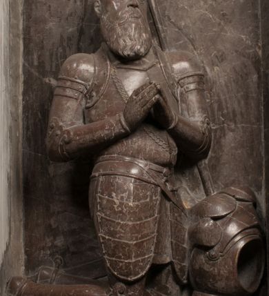 Zdjęcie nr 58: Nagrobek Grzegorza i Katarzyny Branickich znajduje się w kaplicy rodowej pod wezwaniem Najświętszej Marii Panny, na ścianie południowej, naprzeciwko wejścia. Składa się z trójosiowego cokołu i potrójnej filarowo-kolumnowej arkady z klęczącymi postaciami zmarłych po bokach adorujących znajdującą się pośrodku scenę ze zmartwychwstałym Chrystusem ukazującym się niewiernemu Tomaszowi. Całość wieńczy półkolista arkada z herbami Gryf i Kotwicz i tablicami inskrypcyjnymi. 
Dolna część artykułowa lizenami ozdobionymi motywami kandelabrowymi. W polu środkowym czaszka ze skrzyżowanymi piszczelami z inskrypcją w górnej i dolnej części: „POWIEDZ SVIETA [M]ADROSCI IESLI ZE SMIERC ZIWA / CZI MARTWA IESLI MARTWA CZEMV ZIWĄ BIWA / MALOWANA A IESLI ZIWA SMIERCIĄ CZEMV / ZOWIĄ IĄ NAD TO ZYWOT PRZECZ BIERZE KOZI/DEMV / TA IEST NA TWE PITANIE ODPOWIEC PRAWDZIWA / GDI TI ZYESZ SMIERC MARTVA GDY VMIERAS ZIWA / A IESLI ZLA CZI DOBRA CHCZES WIEDZIEC LI O TYM / IAKIS SĄM TAKĄ SMIELE SMIERC MIEĆ BĘDZIESZ PO TYM”. Na lewym polu inskrypcja „CO ZA DZIW ZEM POPIOLEM / WIEDZCIE ZESCIE WY / IAKO IA TENZE POPIOL, TO / IEDNO ZE ZYWY / BO GDIM SIĘ W PROCH ROSSIPAL / DOPIROM PRAWDZIWIE DOSZEDL, ZE CZLOWIEK TYMZE / PROCHEM CHOCIA ZYWIE / PATRZ ZE ZYWY POPIELIE A / TO POMNI SOBIE / ZES NA SWIECIE POPIOLEM / POPIOLEM I W GROBIE / A ZASZ NIEWIES CZYMEM BYL / A TERAZEM IAKI / OGLIANDAI, VWAZAIACZ ZE / SAM BEDZIESZ TAKI / BYLEM TERAS MIE NIE MASZ / IAK BIM TISZ NA SWIECIE / NIE BYL WY DZIS IESTESCIE / IUTRO NIEBEDZIECIE”. W polu cokołu „KTO TV LEZY POBOZNOSC / CNOTA OBYCZAIE / IAKICH NIERYCHLO VIZRĄ / BLISKO LEGLE KRAIE / IAKOSZ IE TAK MALY KĄT / MOGL ZACHOWAC W SOBIE / CZOSZ ALBO CNOTI LVCZKIE / GRZEBIĄ SCZIALEM W GROBIE / TILKOC TV CIALO LIEZY LIECZ / DVSZA W PRZESTRONE / NIEBIESKIE GMACHI WESŁA / KĘDI NIEZLICZONE / LATA POWIEDZIE. CZEMV IZE / MATKĄ BYLA / NIERZKAC POTOMSTWV ALIE / I SIROTOM SILA / TAKCI ZYWOT ZYWOTEM BYWA ZAKVPIONY / DOBRI FRIMARK DAC PLOCHI / ZA ON NIESKONCZONY”. Cokół zamyka wąski, silnie wysunięty gzyms z kimationem jońskim.
Trójosiowy podział nagrobka jest zachowany w partii środkowej, składającej się z trzech arkadowych wnęk, z których środkowa ujęta jest wolnostojącymi kolumnami jońskimi pokrytymi spiralnie ułożonymi pasami z motywem wici roślinnej, a sąsiednie od zewnątrz flankowane filarami pokrytymi motywami kandelabrowymi. W niezbyt głębokich niszach, których podniebienia zdobią kasetony z rozetami w kluczach uskrzydlone główki aniołków umieszczono wykonane w marmurze pińczowskim płaskorzeźby Chrystusa Zmartwychwstałego i adorujących go zmarłych, Grzegorza i Katarzynę Branickich. 
Zbawiciel jest ujęty całopostaciowo, frontalnie, w niewielkim wykroku, z głową zwróconą lekko do klęczącego po prawej stronie św. Tomasza. Jego ciało jest smukłe, wąskie w ramionach, z zaznaczonymi żebrami i mięśniami, osłonięte przewiązaną na biodrach szatą i płaszczem na lewym ramieniu. Chrystus ma pociągłą twarz, o wysokim czole, szerokich kościach policzkowych, wydatnym nosie i z głębokimi oczodołami. Przedstawiony został z długimi wąsami i brodą oraz opadającymi na ramiona, kręconymi włosami. W lewej ręce trzyma chorągiew i podtrzymuje szatę, a prawą rękę ma opuszczoną ku dołowi. 
Święty Tomasz ukazany jest z profilu, w szacie podwójnie przewiązanej w pasie sznurem i przerzuconym przez lewe ramie płaszczem. Twarz z brodą i długimi włosami, odwrócona w stronę Chrystusa. Do góry unosi również prawą rękę, zachowaną tylko do łokcia, lewą rękę trzyma ponad pasem. Figura mężczyzny wyrzeźbiona w kamieniu, polichromowana, przysłania wieniec z obłoków i uskrzydlonych głów puttów otaczający Chrystusa. 
Postacie stoją na podwójnym postumencie. W jego górnej części wyryto sentencję łacińską na prostokątnej tablicy umieszczonej w ozdobnym kartuszu, z zawiniętym spiralnie wycięciem krawędzi górnej i z dodaną w krawędzi dolnej główką uskrzydlonego putta. Napis na postumencie: „PER QVEM ET NOS / RESVRGERE DEVOTA / MENTE, CREDIMVS”. Na płycie poniżej płaskorzeźbione, leżące na prawym boku putto podpierające głowę na prawej ręce, natomiast w lewej trzymające klepsydrę. Nagie ciało, lekko przysłonięte draperią, spoczywa na poduszce z dwoma pomponami. Prawa noga jest wyprostowana, lewa zgięta w kolanie. Twarz pucołowata, z otwartymi oczami, otoczona gęstymi puklami loków. Przed dzieckiem leży czaszka. Nad nim znajduje się grawerowany kartusz z napisem: „HODIE MIHI / CRAS TIBI”. 
W arkadzie po lewej stronie przedstawiony został w trzech czwartych, zwrócony ramionami do widza Grzegorz Branicki. Postać klęczy na poduszce, szerokie dłonie złożone ma razem na piersiach, a głowę lekko uniesioną. Twarz Branickiego o pociągłych rysach, szerokich kościach policzkowych i dużych oczach, z wysokim czołem przysłoniętym zaczesanymi do przodu włosami. Ukazany z wąsami i długą, pofalowaną brodą. Ubrany jest w pełną, dekorowaną zbroję, spod której wystaje jaka i nogawice. Na szyi zawieszony łańcuch, a u stóp ostrogi. Przy nogach Branickiego leżą rękawice i hełm z trzema piórami. Nad głową wznoszą się panoplia, złożone z okrągłej tarczy i skrzyżowanych miecza, szabli, buławy, łuku, kołczanu ze strzałami i włóczni.
Po lewej stronie arkadę wypełnia ujęta z profilu, postać klęczącej na dwóch kolanach Katarzyny Branickiej. Jest ubrana w długą szubę, opadającą sztywnymi, rozchodzącymi się fałdami, u dołu załamującymi się, które zasłaniają sylwetkę. Na głowie ma czepiec przysłaniający włosy i podwikę. Twarz o łagodnych rysach, z długim nosem, małymi ustami i lekko zadartym podbródkiem. Ręce złożone razem na piersiach. Na palcach wskazującym i serdecznym lewej dłoni pierścienie, a ponad nadgarstkiem czterokrotnie nawinięty różaniec. Ponad figurą płaskorzeźbione tondo z Matką Boską z Dzieciątkiem otoczonymi wieńcem obłoków. Maria siedzi, ubrana w długą suknię, z welonem na głowie, z płaszczem zarzuconym na ramiona, którym lekko okrywa nagie Dzieciątko.
Zwieńczenie nagrobka o brzegach inkrustowanych marmurowymi kołami i elipsami, ujęte ornamentalnymi uszami, jest zakończone pasem z zawijającymi się do środkami kartuszami i równolegle ułożonymi liśćmi akantu. Tympanon wypełnia dekoracja złożona z czterech kartuszy: dwóch owalnych na tle paludamentu, zwieńczonych uskrzydloną główką anioła z godłami herbów Gryf i Kotwicz i dwóch podłużnych z inskrypcjami. Na tablicy po lewej stronie inskrypcja: „MAGNIFICO D(OMI)NO GREGORIO A RUSCA BRANICZKI OLIM VENA/TORI ET BURGRABIO CRAC(OVIENSI) CAPITANEO NIEPOŁOMIECEN(SI) VIRO / INTEGERRIMO DE REGIBVS SVIS ET RE PVB(LICA) BENE MERITO RELIGIO/NIS CATHOLICE AMANTISSIMO AMICIS FIDELISSIMO, OMNIBVS AFFABI/LI ET BENIGNO JOANNES A RUSCA BRANICZKI VENATOR CRACO(VIENSIS) CAPITANEVS NIEPOŁOMICEN(SI) MESTVS FILIUS PARENTI CHA/RISSIMO POSVIT OBYT 9 MAII A(NNO) D(OMINI) 1595 AETATIS SUE 60”. Napis wykuty po prawej stronie: “MAGNIFICAE D(OMI)NE CATHARINAE MAGNIFICI OLIM D(OMI)NI AUGUSTINI / KOTFICZ D(OMINI) SIGISMVNDI I POLONIAE REGIS STABVLI PREFECTI / VEXILIFERISQUE CURIE ET BURGRABY CRACO(VIENSIS) FILIE MATRONAE / LECTISSIME QVE CVM PVDORE ET MORVM MIRA ELEGANTIA / MARITI SUMMUM AMOREM VIRTUTE ET MODESTIA OMNIVM BENE/VOLENTIAM MERVISSET ACERBISSIMA MORTE AB OCVLIS EREPTA EST / IDEM FILIUS MATRI AMANTISSIME CVM LACRIMIS POSVIT. OBYT / 8 OCTOBRIS A(NNO) D)OMINI) 1588 AETATIS SUE 38". 
