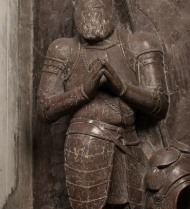 Zdjęcie nr 57: Nagrobek Grzegorza i Katarzyny Branickich znajduje się w kaplicy rodowej pod wezwaniem Najświętszej Marii Panny, na ścianie południowej, naprzeciwko wejścia. Składa się z trójosiowego cokołu i potrójnej filarowo-kolumnowej arkady z klęczącymi postaciami zmarłych po bokach adorujących znajdującą się pośrodku scenę ze zmartwychwstałym Chrystusem ukazującym się niewiernemu Tomaszowi. Całość wieńczy półkolista arkada z herbami Gryf i Kotwicz i tablicami inskrypcyjnymi. 
Dolna część artykułowa lizenami ozdobionymi motywami kandelabrowymi. W polu środkowym czaszka ze skrzyżowanymi piszczelami z inskrypcją w górnej i dolnej części: „POWIEDZ SVIETA [M]ADROSCI IESLI ZE SMIERC ZIWA / CZI MARTWA IESLI MARTWA CZEMV ZIWĄ BIWA / MALOWANA A IESLI ZIWA SMIERCIĄ CZEMV / ZOWIĄ IĄ NAD TO ZYWOT PRZECZ BIERZE KOZI/DEMV / TA IEST NA TWE PITANIE ODPOWIEC PRAWDZIWA / GDI TI ZYESZ SMIERC MARTVA GDY VMIERAS ZIWA / A IESLI ZLA CZI DOBRA CHCZES WIEDZIEC LI O TYM / IAKIS SĄM TAKĄ SMIELE SMIERC MIEĆ BĘDZIESZ PO TYM”. Na lewym polu inskrypcja „CO ZA DZIW ZEM POPIOLEM / WIEDZCIE ZESCIE WY / IAKO IA TENZE POPIOL, TO / IEDNO ZE ZYWY / BO GDIM SIĘ W PROCH ROSSIPAL / DOPIROM PRAWDZIWIE DOSZEDL, ZE CZLOWIEK TYMZE / PROCHEM CHOCIA ZYWIE / PATRZ ZE ZYWY POPIELIE A / TO POMNI SOBIE / ZES NA SWIECIE POPIOLEM / POPIOLEM I W GROBIE / A ZASZ NIEWIES CZYMEM BYL / A TERAZEM IAKI / OGLIANDAI, VWAZAIACZ ZE / SAM BEDZIESZ TAKI / BYLEM TERAS MIE NIE MASZ / IAK BIM TISZ NA SWIECIE / NIE BYL WY DZIS IESTESCIE / IUTRO NIEBEDZIECIE”. W polu cokołu „KTO TV LEZY POBOZNOSC / CNOTA OBYCZAIE / IAKICH NIERYCHLO VIZRĄ / BLISKO LEGLE KRAIE / IAKOSZ IE TAK MALY KĄT / MOGL ZACHOWAC W SOBIE / CZOSZ ALBO CNOTI LVCZKIE / GRZEBIĄ SCZIALEM W GROBIE / TILKOC TV CIALO LIEZY LIECZ / DVSZA W PRZESTRONE / NIEBIESKIE GMACHI WESŁA / KĘDI NIEZLICZONE / LATA POWIEDZIE. CZEMV IZE / MATKĄ BYLA / NIERZKAC POTOMSTWV ALIE / I SIROTOM SILA / TAKCI ZYWOT ZYWOTEM BYWA ZAKVPIONY / DOBRI FRIMARK DAC PLOCHI / ZA ON NIESKONCZONY”. Cokół zamyka wąski, silnie wysunięty gzyms z kimationem jońskim.
Trójosiowy podział nagrobka jest zachowany w partii środkowej, składającej się z trzech arkadowych wnęk, z których środkowa ujęta jest wolnostojącymi kolumnami jońskimi pokrytymi spiralnie ułożonymi pasami z motywem wici roślinnej, a sąsiednie od zewnątrz flankowane filarami pokrytymi motywami kandelabrowymi. W niezbyt głębokich niszach, których podniebienia zdobią kasetony z rozetami w kluczach uskrzydlone główki aniołków umieszczono wykonane w marmurze pińczowskim płaskorzeźby Chrystusa Zmartwychwstałego i adorujących go zmarłych, Grzegorza i Katarzynę Branickich. 
Zbawiciel jest ujęty całopostaciowo, frontalnie, w niewielkim wykroku, z głową zwróconą lekko do klęczącego po prawej stronie św. Tomasza. Jego ciało jest smukłe, wąskie w ramionach, z zaznaczonymi żebrami i mięśniami, osłonięte przewiązaną na biodrach szatą i płaszczem na lewym ramieniu. Chrystus ma pociągłą twarz, o wysokim czole, szerokich kościach policzkowych, wydatnym nosie i z głębokimi oczodołami. Przedstawiony został z długimi wąsami i brodą oraz opadającymi na ramiona, kręconymi włosami. W lewej ręce trzyma chorągiew i podtrzymuje szatę, a prawą rękę ma opuszczoną ku dołowi. 
Święty Tomasz ukazany jest z profilu, w szacie podwójnie przewiązanej w pasie sznurem i przerzuconym przez lewe ramie płaszczem. Twarz z brodą i długimi włosami, odwrócona w stronę Chrystusa. Do góry unosi również prawą rękę, zachowaną tylko do łokcia, lewą rękę trzyma ponad pasem. Figura mężczyzny wyrzeźbiona w kamieniu, polichromowana, przysłania wieniec z obłoków i uskrzydlonych głów puttów otaczający Chrystusa. 
Postacie stoją na podwójnym postumencie. W jego górnej części wyryto sentencję łacińską na prostokątnej tablicy umieszczonej w ozdobnym kartuszu, z zawiniętym spiralnie wycięciem krawędzi górnej i z dodaną w krawędzi dolnej główką uskrzydlonego putta. Napis na postumencie: „PER QVEM ET NOS / RESVRGERE DEVOTA / MENTE, CREDIMVS”. Na płycie poniżej płaskorzeźbione, leżące na prawym boku putto podpierające głowę na prawej ręce, natomiast w lewej trzymające klepsydrę. Nagie ciało, lekko przysłonięte draperią, spoczywa na poduszce z dwoma pomponami. Prawa noga jest wyprostowana, lewa zgięta w kolanie. Twarz pucołowata, z otwartymi oczami, otoczona gęstymi puklami loków. Przed dzieckiem leży czaszka. Nad nim znajduje się grawerowany kartusz z napisem: „HODIE MIHI / CRAS TIBI”. 
W arkadzie po lewej stronie przedstawiony został w trzech czwartych, zwrócony ramionami do widza Grzegorz Branicki. Postać klęczy na poduszce, szerokie dłonie złożone ma razem na piersiach, a głowę lekko uniesioną. Twarz Branickiego o pociągłych rysach, szerokich kościach policzkowych i dużych oczach, z wysokim czołem przysłoniętym zaczesanymi do przodu włosami. Ukazany z wąsami i długą, pofalowaną brodą. Ubrany jest w pełną, dekorowaną zbroję, spod której wystaje jaka i nogawice. Na szyi zawieszony łańcuch, a u stóp ostrogi. Przy nogach Branickiego leżą rękawice i hełm z trzema piórami. Nad głową wznoszą się panoplia, złożone z okrągłej tarczy i skrzyżowanych miecza, szabli, buławy, łuku, kołczanu ze strzałami i włóczni.
Po lewej stronie arkadę wypełnia ujęta z profilu, postać klęczącej na dwóch kolanach Katarzyny Branickiej. Jest ubrana w długą szubę, opadającą sztywnymi, rozchodzącymi się fałdami, u dołu załamującymi się, które zasłaniają sylwetkę. Na głowie ma czepiec przysłaniający włosy i podwikę. Twarz o łagodnych rysach, z długim nosem, małymi ustami i lekko zadartym podbródkiem. Ręce złożone razem na piersiach. Na palcach wskazującym i serdecznym lewej dłoni pierścienie, a ponad nadgarstkiem czterokrotnie nawinięty różaniec. Ponad figurą płaskorzeźbione tondo z Matką Boską z Dzieciątkiem otoczonymi wieńcem obłoków. Maria siedzi, ubrana w długą suknię, z welonem na głowie, z płaszczem zarzuconym na ramiona, którym lekko okrywa nagie Dzieciątko.
Zwieńczenie nagrobka o brzegach inkrustowanych marmurowymi kołami i elipsami, ujęte ornamentalnymi uszami, jest zakończone pasem z zawijającymi się do środkami kartuszami i równolegle ułożonymi liśćmi akantu. Tympanon wypełnia dekoracja złożona z czterech kartuszy: dwóch owalnych na tle paludamentu, zwieńczonych uskrzydloną główką anioła z godłami herbów Gryf i Kotwicz i dwóch podłużnych z inskrypcjami. Na tablicy po lewej stronie inskrypcja: „MAGNIFICO D(OMI)NO GREGORIO A RUSCA BRANICZKI OLIM VENA/TORI ET BURGRABIO CRAC(OVIENSI) CAPITANEO NIEPOŁOMIECEN(SI) VIRO / INTEGERRIMO DE REGIBVS SVIS ET RE PVB(LICA) BENE MERITO RELIGIO/NIS CATHOLICE AMANTISSIMO AMICIS FIDELISSIMO, OMNIBVS AFFABI/LI ET BENIGNO JOANNES A RUSCA BRANICZKI VENATOR CRACO(VIENSIS) CAPITANEVS NIEPOŁOMICEN(SI) MESTVS FILIUS PARENTI CHA/RISSIMO POSVIT OBYT 9 MAII A(NNO) D(OMINI) 1595 AETATIS SUE 60”. Napis wykuty po prawej stronie: “MAGNIFICAE D(OMI)NE CATHARINAE MAGNIFICI OLIM D(OMI)NI AUGUSTINI / KOTFICZ D(OMINI) SIGISMVNDI I POLONIAE REGIS STABVLI PREFECTI / VEXILIFERISQUE CURIE ET BURGRABY CRACO(VIENSIS) FILIE MATRONAE / LECTISSIME QVE CVM PVDORE ET MORVM MIRA ELEGANTIA / MARITI SUMMUM AMOREM VIRTUTE ET MODESTIA OMNIVM BENE/VOLENTIAM MERVISSET ACERBISSIMA MORTE AB OCVLIS EREPTA EST / IDEM FILIUS MATRI AMANTISSIME CVM LACRIMIS POSVIT. OBYT / 8 OCTOBRIS A(NNO) D)OMINI) 1588 AETATIS SUE 38&quot;. 
