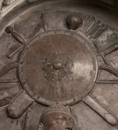 Zdjęcie nr 63: Nagrobek Grzegorza i Katarzyny Branickich znajduje się w kaplicy rodowej pod wezwaniem Najświętszej Marii Panny, na ścianie południowej, naprzeciwko wejścia. Składa się z trójosiowego cokołu i potrójnej filarowo-kolumnowej arkady z klęczącymi postaciami zmarłych po bokach adorujących znajdującą się pośrodku scenę ze zmartwychwstałym Chrystusem ukazującym się niewiernemu Tomaszowi. Całość wieńczy półkolista arkada z herbami Gryf i Kotwicz i tablicami inskrypcyjnymi. 
Dolna część artykułowa lizenami ozdobionymi motywami kandelabrowymi. W polu środkowym czaszka ze skrzyżowanymi piszczelami z inskrypcją w górnej i dolnej części: „POWIEDZ SVIETA [M]ADROSCI IESLI ZE SMIERC ZIWA / CZI MARTWA IESLI MARTWA CZEMV ZIWĄ BIWA / MALOWANA A IESLI ZIWA SMIERCIĄ CZEMV / ZOWIĄ IĄ NAD TO ZYWOT PRZECZ BIERZE KOZI/DEMV / TA IEST NA TWE PITANIE ODPOWIEC PRAWDZIWA / GDI TI ZYESZ SMIERC MARTVA GDY VMIERAS ZIWA / A IESLI ZLA CZI DOBRA CHCZES WIEDZIEC LI O TYM / IAKIS SĄM TAKĄ SMIELE SMIERC MIEĆ BĘDZIESZ PO TYM”. Na lewym polu inskrypcja „CO ZA DZIW ZEM POPIOLEM / WIEDZCIE ZESCIE WY / IAKO IA TENZE POPIOL, TO / IEDNO ZE ZYWY / BO GDIM SIĘ W PROCH ROSSIPAL / DOPIROM PRAWDZIWIE DOSZEDL, ZE CZLOWIEK TYMZE / PROCHEM CHOCIA ZYWIE / PATRZ ZE ZYWY POPIELIE A / TO POMNI SOBIE / ZES NA SWIECIE POPIOLEM / POPIOLEM I W GROBIE / A ZASZ NIEWIES CZYMEM BYL / A TERAZEM IAKI / OGLIANDAI, VWAZAIACZ ZE / SAM BEDZIESZ TAKI / BYLEM TERAS MIE NIE MASZ / IAK BIM TISZ NA SWIECIE / NIE BYL WY DZIS IESTESCIE / IUTRO NIEBEDZIECIE”. W polu cokołu „KTO TV LEZY POBOZNOSC / CNOTA OBYCZAIE / IAKICH NIERYCHLO VIZRĄ / BLISKO LEGLE KRAIE / IAKOSZ IE TAK MALY KĄT / MOGL ZACHOWAC W SOBIE / CZOSZ ALBO CNOTI LVCZKIE / GRZEBIĄ SCZIALEM W GROBIE / TILKOC TV CIALO LIEZY LIECZ / DVSZA W PRZESTRONE / NIEBIESKIE GMACHI WESŁA / KĘDI NIEZLICZONE / LATA POWIEDZIE. CZEMV IZE / MATKĄ BYLA / NIERZKAC POTOMSTWV ALIE / I SIROTOM SILA / TAKCI ZYWOT ZYWOTEM BYWA ZAKVPIONY / DOBRI FRIMARK DAC PLOCHI / ZA ON NIESKONCZONY”. Cokół zamyka wąski, silnie wysunięty gzyms z kimationem jońskim.
Trójosiowy podział nagrobka jest zachowany w partii środkowej, składającej się z trzech arkadowych wnęk, z których środkowa ujęta jest wolnostojącymi kolumnami jońskimi pokrytymi spiralnie ułożonymi pasami z motywem wici roślinnej, a sąsiednie od zewnątrz flankowane filarami pokrytymi motywami kandelabrowymi. W niezbyt głębokich niszach, których podniebienia zdobią kasetony z rozetami w kluczach uskrzydlone główki aniołków umieszczono wykonane w marmurze pińczowskim płaskorzeźby Chrystusa Zmartwychwstałego i adorujących go zmarłych, Grzegorza i Katarzynę Branickich. 
Zbawiciel jest ujęty całopostaciowo, frontalnie, w niewielkim wykroku, z głową zwróconą lekko do klęczącego po prawej stronie św. Tomasza. Jego ciało jest smukłe, wąskie w ramionach, z zaznaczonymi żebrami i mięśniami, osłonięte przewiązaną na biodrach szatą i płaszczem na lewym ramieniu. Chrystus ma pociągłą twarz, o wysokim czole, szerokich kościach policzkowych, wydatnym nosie i z głębokimi oczodołami. Przedstawiony został z długimi wąsami i brodą oraz opadającymi na ramiona, kręconymi włosami. W lewej ręce trzyma chorągiew i podtrzymuje szatę, a prawą rękę ma opuszczoną ku dołowi. 
Święty Tomasz ukazany jest z profilu, w szacie podwójnie przewiązanej w pasie sznurem i przerzuconym przez lewe ramie płaszczem. Twarz z brodą i długimi włosami, odwrócona w stronę Chrystusa. Do góry unosi również prawą rękę, zachowaną tylko do łokcia, lewą rękę trzyma ponad pasem. Figura mężczyzny wyrzeźbiona w kamieniu, polichromowana, przysłania wieniec z obłoków i uskrzydlonych głów puttów otaczający Chrystusa. 
Postacie stoją na podwójnym postumencie. W jego górnej części wyryto sentencję łacińską na prostokątnej tablicy umieszczonej w ozdobnym kartuszu, z zawiniętym spiralnie wycięciem krawędzi górnej i z dodaną w krawędzi dolnej główką uskrzydlonego putta. Napis na postumencie: „PER QVEM ET NOS / RESVRGERE DEVOTA / MENTE, CREDIMVS”. Na płycie poniżej płaskorzeźbione, leżące na prawym boku putto podpierające głowę na prawej ręce, natomiast w lewej trzymające klepsydrę. Nagie ciało, lekko przysłonięte draperią, spoczywa na poduszce z dwoma pomponami. Prawa noga jest wyprostowana, lewa zgięta w kolanie. Twarz pucołowata, z otwartymi oczami, otoczona gęstymi puklami loków. Przed dzieckiem leży czaszka. Nad nim znajduje się grawerowany kartusz z napisem: „HODIE MIHI / CRAS TIBI”. 
W arkadzie po lewej stronie przedstawiony został w trzech czwartych, zwrócony ramionami do widza Grzegorz Branicki. Postać klęczy na poduszce, szerokie dłonie złożone ma razem na piersiach, a głowę lekko uniesioną. Twarz Branickiego o pociągłych rysach, szerokich kościach policzkowych i dużych oczach, z wysokim czołem przysłoniętym zaczesanymi do przodu włosami. Ukazany z wąsami i długą, pofalowaną brodą. Ubrany jest w pełną, dekorowaną zbroję, spod której wystaje jaka i nogawice. Na szyi zawieszony łańcuch, a u stóp ostrogi. Przy nogach Branickiego leżą rękawice i hełm z trzema piórami. Nad głową wznoszą się panoplia, złożone z okrągłej tarczy i skrzyżowanych miecza, szabli, buławy, łuku, kołczanu ze strzałami i włóczni.
Po lewej stronie arkadę wypełnia ujęta z profilu, postać klęczącej na dwóch kolanach Katarzyny Branickiej. Jest ubrana w długą szubę, opadającą sztywnymi, rozchodzącymi się fałdami, u dołu załamującymi się, które zasłaniają sylwetkę. Na głowie ma czepiec przysłaniający włosy i podwikę. Twarz o łagodnych rysach, z długim nosem, małymi ustami i lekko zadartym podbródkiem. Ręce złożone razem na piersiach. Na palcach wskazującym i serdecznym lewej dłoni pierścienie, a ponad nadgarstkiem czterokrotnie nawinięty różaniec. Ponad figurą płaskorzeźbione tondo z Matką Boską z Dzieciątkiem otoczonymi wieńcem obłoków. Maria siedzi, ubrana w długą suknię, z welonem na głowie, z płaszczem zarzuconym na ramiona, którym lekko okrywa nagie Dzieciątko.
Zwieńczenie nagrobka o brzegach inkrustowanych marmurowymi kołami i elipsami, ujęte ornamentalnymi uszami, jest zakończone pasem z zawijającymi się do środkami kartuszami i równolegle ułożonymi liśćmi akantu. Tympanon wypełnia dekoracja złożona z czterech kartuszy: dwóch owalnych na tle paludamentu, zwieńczonych uskrzydloną główką anioła z godłami herbów Gryf i Kotwicz i dwóch podłużnych z inskrypcjami. Na tablicy po lewej stronie inskrypcja: „MAGNIFICO D(OMI)NO GREGORIO A RUSCA BRANICZKI OLIM VENA/TORI ET BURGRABIO CRAC(OVIENSI) CAPITANEO NIEPOŁOMIECEN(SI) VIRO / INTEGERRIMO DE REGIBVS SVIS ET RE PVB(LICA) BENE MERITO RELIGIO/NIS CATHOLICE AMANTISSIMO AMICIS FIDELISSIMO, OMNIBVS AFFABI/LI ET BENIGNO JOANNES A RUSCA BRANICZKI VENATOR CRACO(VIENSIS) CAPITANEVS NIEPOŁOMICEN(SI) MESTVS FILIUS PARENTI CHA/RISSIMO POSVIT OBYT 9 MAII A(NNO) D(OMINI) 1595 AETATIS SUE 60”. Napis wykuty po prawej stronie: “MAGNIFICAE D(OMI)NE CATHARINAE MAGNIFICI OLIM D(OMI)NI AUGUSTINI / KOTFICZ D(OMINI) SIGISMVNDI I POLONIAE REGIS STABVLI PREFECTI / VEXILIFERISQUE CURIE ET BURGRABY CRACO(VIENSIS) FILIE MATRONAE / LECTISSIME QVE CVM PVDORE ET MORVM MIRA ELEGANTIA / MARITI SUMMUM AMOREM VIRTUTE ET MODESTIA OMNIVM BENE/VOLENTIAM MERVISSET ACERBISSIMA MORTE AB OCVLIS EREPTA EST / IDEM FILIUS MATRI AMANTISSIME CVM LACRIMIS POSVIT. OBYT / 8 OCTOBRIS A(NNO) D)OMINI) 1588 AETATIS SUE 38". 

