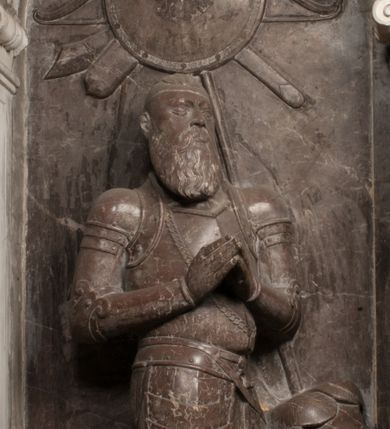 Zdjęcie nr 65: Nagrobek Grzegorza i Katarzyny Branickich znajduje się w kaplicy rodowej pod wezwaniem Najświętszej Marii Panny, na ścianie południowej, naprzeciwko wejścia. Składa się z trójosiowego cokołu i potrójnej filarowo-kolumnowej arkady z klęczącymi postaciami zmarłych po bokach adorujących znajdującą się pośrodku scenę ze zmartwychwstałym Chrystusem ukazującym się niewiernemu Tomaszowi. Całość wieńczy półkolista arkada z herbami Gryf i Kotwicz i tablicami inskrypcyjnymi. 
Dolna część artykułowa lizenami ozdobionymi motywami kandelabrowymi. W polu środkowym czaszka ze skrzyżowanymi piszczelami z inskrypcją w górnej i dolnej części: „POWIEDZ SVIETA [M]ADROSCI IESLI ZE SMIERC ZIWA / CZI MARTWA IESLI MARTWA CZEMV ZIWĄ BIWA / MALOWANA A IESLI ZIWA SMIERCIĄ CZEMV / ZOWIĄ IĄ NAD TO ZYWOT PRZECZ BIERZE KOZI/DEMV / TA IEST NA TWE PITANIE ODPOWIEC PRAWDZIWA / GDI TI ZYESZ SMIERC MARTVA GDY VMIERAS ZIWA / A IESLI ZLA CZI DOBRA CHCZES WIEDZIEC LI O TYM / IAKIS SĄM TAKĄ SMIELE SMIERC MIEĆ BĘDZIESZ PO TYM”. Na lewym polu inskrypcja „CO ZA DZIW ZEM POPIOLEM / WIEDZCIE ZESCIE WY / IAKO IA TENZE POPIOL, TO / IEDNO ZE ZYWY / BO GDIM SIĘ W PROCH ROSSIPAL / DOPIROM PRAWDZIWIE DOSZEDL, ZE CZLOWIEK TYMZE / PROCHEM CHOCIA ZYWIE / PATRZ ZE ZYWY POPIELIE A / TO POMNI SOBIE / ZES NA SWIECIE POPIOLEM / POPIOLEM I W GROBIE / A ZASZ NIEWIES CZYMEM BYL / A TERAZEM IAKI / OGLIANDAI, VWAZAIACZ ZE / SAM BEDZIESZ TAKI / BYLEM TERAS MIE NIE MASZ / IAK BIM TISZ NA SWIECIE / NIE BYL WY DZIS IESTESCIE / IUTRO NIEBEDZIECIE”. W polu cokołu „KTO TV LEZY POBOZNOSC / CNOTA OBYCZAIE / IAKICH NIERYCHLO VIZRĄ / BLISKO LEGLE KRAIE / IAKOSZ IE TAK MALY KĄT / MOGL ZACHOWAC W SOBIE / CZOSZ ALBO CNOTI LVCZKIE / GRZEBIĄ SCZIALEM W GROBIE / TILKOC TV CIALO LIEZY LIECZ / DVSZA W PRZESTRONE / NIEBIESKIE GMACHI WESŁA / KĘDI NIEZLICZONE / LATA POWIEDZIE. CZEMV IZE / MATKĄ BYLA / NIERZKAC POTOMSTWV ALIE / I SIROTOM SILA / TAKCI ZYWOT ZYWOTEM BYWA ZAKVPIONY / DOBRI FRIMARK DAC PLOCHI / ZA ON NIESKONCZONY”. Cokół zamyka wąski, silnie wysunięty gzyms z kimationem jońskim.
Trójosiowy podział nagrobka jest zachowany w partii środkowej, składającej się z trzech arkadowych wnęk, z których środkowa ujęta jest wolnostojącymi kolumnami jońskimi pokrytymi spiralnie ułożonymi pasami z motywem wici roślinnej, a sąsiednie od zewnątrz flankowane filarami pokrytymi motywami kandelabrowymi. W niezbyt głębokich niszach, których podniebienia zdobią kasetony z rozetami w kluczach uskrzydlone główki aniołków umieszczono wykonane w marmurze pińczowskim płaskorzeźby Chrystusa Zmartwychwstałego i adorujących go zmarłych, Grzegorza i Katarzynę Branickich. 
Zbawiciel jest ujęty całopostaciowo, frontalnie, w niewielkim wykroku, z głową zwróconą lekko do klęczącego po prawej stronie św. Tomasza. Jego ciało jest smukłe, wąskie w ramionach, z zaznaczonymi żebrami i mięśniami, osłonięte przewiązaną na biodrach szatą i płaszczem na lewym ramieniu. Chrystus ma pociągłą twarz, o wysokim czole, szerokich kościach policzkowych, wydatnym nosie i z głębokimi oczodołami. Przedstawiony został z długimi wąsami i brodą oraz opadającymi na ramiona, kręconymi włosami. W lewej ręce trzyma chorągiew i podtrzymuje szatę, a prawą rękę ma opuszczoną ku dołowi. 
Święty Tomasz ukazany jest z profilu, w szacie podwójnie przewiązanej w pasie sznurem i przerzuconym przez lewe ramie płaszczem. Twarz z brodą i długimi włosami, odwrócona w stronę Chrystusa. Do góry unosi również prawą rękę, zachowaną tylko do łokcia, lewą rękę trzyma ponad pasem. Figura mężczyzny wyrzeźbiona w kamieniu, polichromowana, przysłania wieniec z obłoków i uskrzydlonych głów puttów otaczający Chrystusa. 
Postacie stoją na podwójnym postumencie. W jego górnej części wyryto sentencję łacińską na prostokątnej tablicy umieszczonej w ozdobnym kartuszu, z zawiniętym spiralnie wycięciem krawędzi górnej i z dodaną w krawędzi dolnej główką uskrzydlonego putta. Napis na postumencie: „PER QVEM ET NOS / RESVRGERE DEVOTA / MENTE, CREDIMVS”. Na płycie poniżej płaskorzeźbione, leżące na prawym boku putto podpierające głowę na prawej ręce, natomiast w lewej trzymające klepsydrę. Nagie ciało, lekko przysłonięte draperią, spoczywa na poduszce z dwoma pomponami. Prawa noga jest wyprostowana, lewa zgięta w kolanie. Twarz pucołowata, z otwartymi oczami, otoczona gęstymi puklami loków. Przed dzieckiem leży czaszka. Nad nim znajduje się grawerowany kartusz z napisem: „HODIE MIHI / CRAS TIBI”. 
W arkadzie po lewej stronie przedstawiony został w trzech czwartych, zwrócony ramionami do widza Grzegorz Branicki. Postać klęczy na poduszce, szerokie dłonie złożone ma razem na piersiach, a głowę lekko uniesioną. Twarz Branickiego o pociągłych rysach, szerokich kościach policzkowych i dużych oczach, z wysokim czołem przysłoniętym zaczesanymi do przodu włosami. Ukazany z wąsami i długą, pofalowaną brodą. Ubrany jest w pełną, dekorowaną zbroję, spod której wystaje jaka i nogawice. Na szyi zawieszony łańcuch, a u stóp ostrogi. Przy nogach Branickiego leżą rękawice i hełm z trzema piórami. Nad głową wznoszą się panoplia, złożone z okrągłej tarczy i skrzyżowanych miecza, szabli, buławy, łuku, kołczanu ze strzałami i włóczni.
Po lewej stronie arkadę wypełnia ujęta z profilu, postać klęczącej na dwóch kolanach Katarzyny Branickiej. Jest ubrana w długą szubę, opadającą sztywnymi, rozchodzącymi się fałdami, u dołu załamującymi się, które zasłaniają sylwetkę. Na głowie ma czepiec przysłaniający włosy i podwikę. Twarz o łagodnych rysach, z długim nosem, małymi ustami i lekko zadartym podbródkiem. Ręce złożone razem na piersiach. Na palcach wskazującym i serdecznym lewej dłoni pierścienie, a ponad nadgarstkiem czterokrotnie nawinięty różaniec. Ponad figurą płaskorzeźbione tondo z Matką Boską z Dzieciątkiem otoczonymi wieńcem obłoków. Maria siedzi, ubrana w długą suknię, z welonem na głowie, z płaszczem zarzuconym na ramiona, którym lekko okrywa nagie Dzieciątko.
Zwieńczenie nagrobka o brzegach inkrustowanych marmurowymi kołami i elipsami, ujęte ornamentalnymi uszami, jest zakończone pasem z zawijającymi się do środkami kartuszami i równolegle ułożonymi liśćmi akantu. Tympanon wypełnia dekoracja złożona z czterech kartuszy: dwóch owalnych na tle paludamentu, zwieńczonych uskrzydloną główką anioła z godłami herbów Gryf i Kotwicz i dwóch podłużnych z inskrypcjami. Na tablicy po lewej stronie inskrypcja: „MAGNIFICO D(OMI)NO GREGORIO A RUSCA BRANICZKI OLIM VENA/TORI ET BURGRABIO CRAC(OVIENSI) CAPITANEO NIEPOŁOMIECEN(SI) VIRO / INTEGERRIMO DE REGIBVS SVIS ET RE PVB(LICA) BENE MERITO RELIGIO/NIS CATHOLICE AMANTISSIMO AMICIS FIDELISSIMO, OMNIBVS AFFABI/LI ET BENIGNO JOANNES A RUSCA BRANICZKI VENATOR CRACO(VIENSIS) CAPITANEVS NIEPOŁOMICEN(SI) MESTVS FILIUS PARENTI CHA/RISSIMO POSVIT OBYT 9 MAII A(NNO) D(OMINI) 1595 AETATIS SUE 60”. Napis wykuty po prawej stronie: “MAGNIFICAE D(OMI)NE CATHARINAE MAGNIFICI OLIM D(OMI)NI AUGUSTINI / KOTFICZ D(OMINI) SIGISMVNDI I POLONIAE REGIS STABVLI PREFECTI / VEXILIFERISQUE CURIE ET BURGRABY CRACO(VIENSIS) FILIE MATRONAE / LECTISSIME QVE CVM PVDORE ET MORVM MIRA ELEGANTIA / MARITI SUMMUM AMOREM VIRTUTE ET MODESTIA OMNIVM BENE/VOLENTIAM MERVISSET ACERBISSIMA MORTE AB OCVLIS EREPTA EST / IDEM FILIUS MATRI AMANTISSIME CVM LACRIMIS POSVIT. OBYT / 8 OCTOBRIS A(NNO) D)OMINI) 1588 AETATIS SUE 38". 
