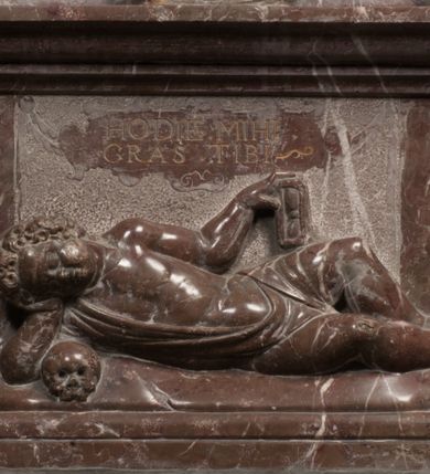 Zdjęcie nr 64: Nagrobek Grzegorza i Katarzyny Branickich znajduje się w kaplicy rodowej pod wezwaniem Najświętszej Marii Panny, na ścianie południowej, naprzeciwko wejścia. Składa się z trójosiowego cokołu i potrójnej filarowo-kolumnowej arkady z klęczącymi postaciami zmarłych po bokach adorujących znajdującą się pośrodku scenę ze zmartwychwstałym Chrystusem ukazującym się niewiernemu Tomaszowi. Całość wieńczy półkolista arkada z herbami Gryf i Kotwicz i tablicami inskrypcyjnymi. 
Dolna część artykułowa lizenami ozdobionymi motywami kandelabrowymi. W polu środkowym czaszka ze skrzyżowanymi piszczelami z inskrypcją w górnej i dolnej części: „POWIEDZ SVIETA [M]ADROSCI IESLI ZE SMIERC ZIWA / CZI MARTWA IESLI MARTWA CZEMV ZIWĄ BIWA / MALOWANA A IESLI ZIWA SMIERCIĄ CZEMV / ZOWIĄ IĄ NAD TO ZYWOT PRZECZ BIERZE KOZI/DEMV / TA IEST NA TWE PITANIE ODPOWIEC PRAWDZIWA / GDI TI ZYESZ SMIERC MARTVA GDY VMIERAS ZIWA / A IESLI ZLA CZI DOBRA CHCZES WIEDZIEC LI O TYM / IAKIS SĄM TAKĄ SMIELE SMIERC MIEĆ BĘDZIESZ PO TYM”. Na lewym polu inskrypcja „CO ZA DZIW ZEM POPIOLEM / WIEDZCIE ZESCIE WY / IAKO IA TENZE POPIOL, TO / IEDNO ZE ZYWY / BO GDIM SIĘ W PROCH ROSSIPAL / DOPIROM PRAWDZIWIE DOSZEDL, ZE CZLOWIEK TYMZE / PROCHEM CHOCIA ZYWIE / PATRZ ZE ZYWY POPIELIE A / TO POMNI SOBIE / ZES NA SWIECIE POPIOLEM / POPIOLEM I W GROBIE / A ZASZ NIEWIES CZYMEM BYL / A TERAZEM IAKI / OGLIANDAI, VWAZAIACZ ZE / SAM BEDZIESZ TAKI / BYLEM TERAS MIE NIE MASZ / IAK BIM TISZ NA SWIECIE / NIE BYL WY DZIS IESTESCIE / IUTRO NIEBEDZIECIE”. W polu cokołu „KTO TV LEZY POBOZNOSC / CNOTA OBYCZAIE / IAKICH NIERYCHLO VIZRĄ / BLISKO LEGLE KRAIE / IAKOSZ IE TAK MALY KĄT / MOGL ZACHOWAC W SOBIE / CZOSZ ALBO CNOTI LVCZKIE / GRZEBIĄ SCZIALEM W GROBIE / TILKOC TV CIALO LIEZY LIECZ / DVSZA W PRZESTRONE / NIEBIESKIE GMACHI WESŁA / KĘDI NIEZLICZONE / LATA POWIEDZIE. CZEMV IZE / MATKĄ BYLA / NIERZKAC POTOMSTWV ALIE / I SIROTOM SILA / TAKCI ZYWOT ZYWOTEM BYWA ZAKVPIONY / DOBRI FRIMARK DAC PLOCHI / ZA ON NIESKONCZONY”. Cokół zamyka wąski, silnie wysunięty gzyms z kimationem jońskim.
Trójosiowy podział nagrobka jest zachowany w partii środkowej, składającej się z trzech arkadowych wnęk, z których środkowa ujęta jest wolnostojącymi kolumnami jońskimi pokrytymi spiralnie ułożonymi pasami z motywem wici roślinnej, a sąsiednie od zewnątrz flankowane filarami pokrytymi motywami kandelabrowymi. W niezbyt głębokich niszach, których podniebienia zdobią kasetony z rozetami w kluczach uskrzydlone główki aniołków umieszczono wykonane w marmurze pińczowskim płaskorzeźby Chrystusa Zmartwychwstałego i adorujących go zmarłych, Grzegorza i Katarzynę Branickich. 
Zbawiciel jest ujęty całopostaciowo, frontalnie, w niewielkim wykroku, z głową zwróconą lekko do klęczącego po prawej stronie św. Tomasza. Jego ciało jest smukłe, wąskie w ramionach, z zaznaczonymi żebrami i mięśniami, osłonięte przewiązaną na biodrach szatą i płaszczem na lewym ramieniu. Chrystus ma pociągłą twarz, o wysokim czole, szerokich kościach policzkowych, wydatnym nosie i z głębokimi oczodołami. Przedstawiony został z długimi wąsami i brodą oraz opadającymi na ramiona, kręconymi włosami. W lewej ręce trzyma chorągiew i podtrzymuje szatę, a prawą rękę ma opuszczoną ku dołowi. 
Święty Tomasz ukazany jest z profilu, w szacie podwójnie przewiązanej w pasie sznurem i przerzuconym przez lewe ramie płaszczem. Twarz z brodą i długimi włosami, odwrócona w stronę Chrystusa. Do góry unosi również prawą rękę, zachowaną tylko do łokcia, lewą rękę trzyma ponad pasem. Figura mężczyzny wyrzeźbiona w kamieniu, polichromowana, przysłania wieniec z obłoków i uskrzydlonych głów puttów otaczający Chrystusa. 
Postacie stoją na podwójnym postumencie. W jego górnej części wyryto sentencję łacińską na prostokątnej tablicy umieszczonej w ozdobnym kartuszu, z zawiniętym spiralnie wycięciem krawędzi górnej i z dodaną w krawędzi dolnej główką uskrzydlonego putta. Napis na postumencie: „PER QVEM ET NOS / RESVRGERE DEVOTA / MENTE, CREDIMVS”. Na płycie poniżej płaskorzeźbione, leżące na prawym boku putto podpierające głowę na prawej ręce, natomiast w lewej trzymające klepsydrę. Nagie ciało, lekko przysłonięte draperią, spoczywa na poduszce z dwoma pomponami. Prawa noga jest wyprostowana, lewa zgięta w kolanie. Twarz pucołowata, z otwartymi oczami, otoczona gęstymi puklami loków. Przed dzieckiem leży czaszka. Nad nim znajduje się grawerowany kartusz z napisem: „HODIE MIHI / CRAS TIBI”. 
W arkadzie po lewej stronie przedstawiony został w trzech czwartych, zwrócony ramionami do widza Grzegorz Branicki. Postać klęczy na poduszce, szerokie dłonie złożone ma razem na piersiach, a głowę lekko uniesioną. Twarz Branickiego o pociągłych rysach, szerokich kościach policzkowych i dużych oczach, z wysokim czołem przysłoniętym zaczesanymi do przodu włosami. Ukazany z wąsami i długą, pofalowaną brodą. Ubrany jest w pełną, dekorowaną zbroję, spod której wystaje jaka i nogawice. Na szyi zawieszony łańcuch, a u stóp ostrogi. Przy nogach Branickiego leżą rękawice i hełm z trzema piórami. Nad głową wznoszą się panoplia, złożone z okrągłej tarczy i skrzyżowanych miecza, szabli, buławy, łuku, kołczanu ze strzałami i włóczni.
Po lewej stronie arkadę wypełnia ujęta z profilu, postać klęczącej na dwóch kolanach Katarzyny Branickiej. Jest ubrana w długą szubę, opadającą sztywnymi, rozchodzącymi się fałdami, u dołu załamującymi się, które zasłaniają sylwetkę. Na głowie ma czepiec przysłaniający włosy i podwikę. Twarz o łagodnych rysach, z długim nosem, małymi ustami i lekko zadartym podbródkiem. Ręce złożone razem na piersiach. Na palcach wskazującym i serdecznym lewej dłoni pierścienie, a ponad nadgarstkiem czterokrotnie nawinięty różaniec. Ponad figurą płaskorzeźbione tondo z Matką Boską z Dzieciątkiem otoczonymi wieńcem obłoków. Maria siedzi, ubrana w długą suknię, z welonem na głowie, z płaszczem zarzuconym na ramiona, którym lekko okrywa nagie Dzieciątko.
Zwieńczenie nagrobka o brzegach inkrustowanych marmurowymi kołami i elipsami, ujęte ornamentalnymi uszami, jest zakończone pasem z zawijającymi się do środkami kartuszami i równolegle ułożonymi liśćmi akantu. Tympanon wypełnia dekoracja złożona z czterech kartuszy: dwóch owalnych na tle paludamentu, zwieńczonych uskrzydloną główką anioła z godłami herbów Gryf i Kotwicz i dwóch podłużnych z inskrypcjami. Na tablicy po lewej stronie inskrypcja: „MAGNIFICO D(OMI)NO GREGORIO A RUSCA BRANICZKI OLIM VENA/TORI ET BURGRABIO CRAC(OVIENSI) CAPITANEO NIEPOŁOMIECEN(SI) VIRO / INTEGERRIMO DE REGIBVS SVIS ET RE PVB(LICA) BENE MERITO RELIGIO/NIS CATHOLICE AMANTISSIMO AMICIS FIDELISSIMO, OMNIBVS AFFABI/LI ET BENIGNO JOANNES A RUSCA BRANICZKI VENATOR CRACO(VIENSIS) CAPITANEVS NIEPOŁOMICEN(SI) MESTVS FILIUS PARENTI CHA/RISSIMO POSVIT OBYT 9 MAII A(NNO) D(OMINI) 1595 AETATIS SUE 60”. Napis wykuty po prawej stronie: “MAGNIFICAE D(OMI)NE CATHARINAE MAGNIFICI OLIM D(OMI)NI AUGUSTINI / KOTFICZ D(OMINI) SIGISMVNDI I POLONIAE REGIS STABVLI PREFECTI / VEXILIFERISQUE CURIE ET BURGRABY CRACO(VIENSIS) FILIE MATRONAE / LECTISSIME QVE CVM PVDORE ET MORVM MIRA ELEGANTIA / MARITI SUMMUM AMOREM VIRTUTE ET MODESTIA OMNIVM BENE/VOLENTIAM MERVISSET ACERBISSIMA MORTE AB OCVLIS EREPTA EST / IDEM FILIUS MATRI AMANTISSIME CVM LACRIMIS POSVIT. OBYT / 8 OCTOBRIS A(NNO) D)OMINI) 1588 AETATIS SUE 38&quot;. 
