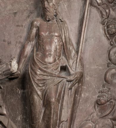 Zdjęcie nr 68: Nagrobek Grzegorza i Katarzyny Branickich znajduje się w kaplicy rodowej pod wezwaniem Najświętszej Marii Panny, na ścianie południowej, naprzeciwko wejścia. Składa się z trójosiowego cokołu i potrójnej filarowo-kolumnowej arkady z klęczącymi postaciami zmarłych po bokach adorujących znajdującą się pośrodku scenę ze zmartwychwstałym Chrystusem ukazującym się niewiernemu Tomaszowi. Całość wieńczy półkolista arkada z herbami Gryf i Kotwicz i tablicami inskrypcyjnymi. 
Dolna część artykułowa lizenami ozdobionymi motywami kandelabrowymi. W polu środkowym czaszka ze skrzyżowanymi piszczelami z inskrypcją w górnej i dolnej części: „POWIEDZ SVIETA [M]ADROSCI IESLI ZE SMIERC ZIWA / CZI MARTWA IESLI MARTWA CZEMV ZIWĄ BIWA / MALOWANA A IESLI ZIWA SMIERCIĄ CZEMV / ZOWIĄ IĄ NAD TO ZYWOT PRZECZ BIERZE KOZI/DEMV / TA IEST NA TWE PITANIE ODPOWIEC PRAWDZIWA / GDI TI ZYESZ SMIERC MARTVA GDY VMIERAS ZIWA / A IESLI ZLA CZI DOBRA CHCZES WIEDZIEC LI O TYM / IAKIS SĄM TAKĄ SMIELE SMIERC MIEĆ BĘDZIESZ PO TYM”. Na lewym polu inskrypcja „CO ZA DZIW ZEM POPIOLEM / WIEDZCIE ZESCIE WY / IAKO IA TENZE POPIOL, TO / IEDNO ZE ZYWY / BO GDIM SIĘ W PROCH ROSSIPAL / DOPIROM PRAWDZIWIE DOSZEDL, ZE CZLOWIEK TYMZE / PROCHEM CHOCIA ZYWIE / PATRZ ZE ZYWY POPIELIE A / TO POMNI SOBIE / ZES NA SWIECIE POPIOLEM / POPIOLEM I W GROBIE / A ZASZ NIEWIES CZYMEM BYL / A TERAZEM IAKI / OGLIANDAI, VWAZAIACZ ZE / SAM BEDZIESZ TAKI / BYLEM TERAS MIE NIE MASZ / IAK BIM TISZ NA SWIECIE / NIE BYL WY DZIS IESTESCIE / IUTRO NIEBEDZIECIE”. W polu cokołu „KTO TV LEZY POBOZNOSC / CNOTA OBYCZAIE / IAKICH NIERYCHLO VIZRĄ / BLISKO LEGLE KRAIE / IAKOSZ IE TAK MALY KĄT / MOGL ZACHOWAC W SOBIE / CZOSZ ALBO CNOTI LVCZKIE / GRZEBIĄ SCZIALEM W GROBIE / TILKOC TV CIALO LIEZY LIECZ / DVSZA W PRZESTRONE / NIEBIESKIE GMACHI WESŁA / KĘDI NIEZLICZONE / LATA POWIEDZIE. CZEMV IZE / MATKĄ BYLA / NIERZKAC POTOMSTWV ALIE / I SIROTOM SILA / TAKCI ZYWOT ZYWOTEM BYWA ZAKVPIONY / DOBRI FRIMARK DAC PLOCHI / ZA ON NIESKONCZONY”. Cokół zamyka wąski, silnie wysunięty gzyms z kimationem jońskim.
Trójosiowy podział nagrobka jest zachowany w partii środkowej, składającej się z trzech arkadowych wnęk, z których środkowa ujęta jest wolnostojącymi kolumnami jońskimi pokrytymi spiralnie ułożonymi pasami z motywem wici roślinnej, a sąsiednie od zewnątrz flankowane filarami pokrytymi motywami kandelabrowymi. W niezbyt głębokich niszach, których podniebienia zdobią kasetony z rozetami w kluczach uskrzydlone główki aniołków umieszczono wykonane w marmurze pińczowskim płaskorzeźby Chrystusa Zmartwychwstałego i adorujących go zmarłych, Grzegorza i Katarzynę Branickich. 
Zbawiciel jest ujęty całopostaciowo, frontalnie, w niewielkim wykroku, z głową zwróconą lekko do klęczącego po prawej stronie św. Tomasza. Jego ciało jest smukłe, wąskie w ramionach, z zaznaczonymi żebrami i mięśniami, osłonięte przewiązaną na biodrach szatą i płaszczem na lewym ramieniu. Chrystus ma pociągłą twarz, o wysokim czole, szerokich kościach policzkowych, wydatnym nosie i z głębokimi oczodołami. Przedstawiony został z długimi wąsami i brodą oraz opadającymi na ramiona, kręconymi włosami. W lewej ręce trzyma chorągiew i podtrzymuje szatę, a prawą rękę ma opuszczoną ku dołowi. 
Święty Tomasz ukazany jest z profilu, w szacie podwójnie przewiązanej w pasie sznurem i przerzuconym przez lewe ramie płaszczem. Twarz z brodą i długimi włosami, odwrócona w stronę Chrystusa. Do góry unosi również prawą rękę, zachowaną tylko do łokcia, lewą rękę trzyma ponad pasem. Figura mężczyzny wyrzeźbiona w kamieniu, polichromowana, przysłania wieniec z obłoków i uskrzydlonych głów puttów otaczający Chrystusa. 
Postacie stoją na podwójnym postumencie. W jego górnej części wyryto sentencję łacińską na prostokątnej tablicy umieszczonej w ozdobnym kartuszu, z zawiniętym spiralnie wycięciem krawędzi górnej i z dodaną w krawędzi dolnej główką uskrzydlonego putta. Napis na postumencie: „PER QVEM ET NOS / RESVRGERE DEVOTA / MENTE, CREDIMVS”. Na płycie poniżej płaskorzeźbione, leżące na prawym boku putto podpierające głowę na prawej ręce, natomiast w lewej trzymające klepsydrę. Nagie ciało, lekko przysłonięte draperią, spoczywa na poduszce z dwoma pomponami. Prawa noga jest wyprostowana, lewa zgięta w kolanie. Twarz pucołowata, z otwartymi oczami, otoczona gęstymi puklami loków. Przed dzieckiem leży czaszka. Nad nim znajduje się grawerowany kartusz z napisem: „HODIE MIHI / CRAS TIBI”. 
W arkadzie po lewej stronie przedstawiony został w trzech czwartych, zwrócony ramionami do widza Grzegorz Branicki. Postać klęczy na poduszce, szerokie dłonie złożone ma razem na piersiach, a głowę lekko uniesioną. Twarz Branickiego o pociągłych rysach, szerokich kościach policzkowych i dużych oczach, z wysokim czołem przysłoniętym zaczesanymi do przodu włosami. Ukazany z wąsami i długą, pofalowaną brodą. Ubrany jest w pełną, dekorowaną zbroję, spod której wystaje jaka i nogawice. Na szyi zawieszony łańcuch, a u stóp ostrogi. Przy nogach Branickiego leżą rękawice i hełm z trzema piórami. Nad głową wznoszą się panoplia, złożone z okrągłej tarczy i skrzyżowanych miecza, szabli, buławy, łuku, kołczanu ze strzałami i włóczni.
Po lewej stronie arkadę wypełnia ujęta z profilu, postać klęczącej na dwóch kolanach Katarzyny Branickiej. Jest ubrana w długą szubę, opadającą sztywnymi, rozchodzącymi się fałdami, u dołu załamującymi się, które zasłaniają sylwetkę. Na głowie ma czepiec przysłaniający włosy i podwikę. Twarz o łagodnych rysach, z długim nosem, małymi ustami i lekko zadartym podbródkiem. Ręce złożone razem na piersiach. Na palcach wskazującym i serdecznym lewej dłoni pierścienie, a ponad nadgarstkiem czterokrotnie nawinięty różaniec. Ponad figurą płaskorzeźbione tondo z Matką Boską z Dzieciątkiem otoczonymi wieńcem obłoków. Maria siedzi, ubrana w długą suknię, z welonem na głowie, z płaszczem zarzuconym na ramiona, którym lekko okrywa nagie Dzieciątko.
Zwieńczenie nagrobka o brzegach inkrustowanych marmurowymi kołami i elipsami, ujęte ornamentalnymi uszami, jest zakończone pasem z zawijającymi się do środkami kartuszami i równolegle ułożonymi liśćmi akantu. Tympanon wypełnia dekoracja złożona z czterech kartuszy: dwóch owalnych na tle paludamentu, zwieńczonych uskrzydloną główką anioła z godłami herbów Gryf i Kotwicz i dwóch podłużnych z inskrypcjami. Na tablicy po lewej stronie inskrypcja: „MAGNIFICO D(OMI)NO GREGORIO A RUSCA BRANICZKI OLIM VENA/TORI ET BURGRABIO CRAC(OVIENSI) CAPITANEO NIEPOŁOMIECEN(SI) VIRO / INTEGERRIMO DE REGIBVS SVIS ET RE PVB(LICA) BENE MERITO RELIGIO/NIS CATHOLICE AMANTISSIMO AMICIS FIDELISSIMO, OMNIBVS AFFABI/LI ET BENIGNO JOANNES A RUSCA BRANICZKI VENATOR CRACO(VIENSIS) CAPITANEVS NIEPOŁOMICEN(SI) MESTVS FILIUS PARENTI CHA/RISSIMO POSVIT OBYT 9 MAII A(NNO) D(OMINI) 1595 AETATIS SUE 60”. Napis wykuty po prawej stronie: “MAGNIFICAE D(OMI)NE CATHARINAE MAGNIFICI OLIM D(OMI)NI AUGUSTINI / KOTFICZ D(OMINI) SIGISMVNDI I POLONIAE REGIS STABVLI PREFECTI / VEXILIFERISQUE CURIE ET BURGRABY CRACO(VIENSIS) FILIE MATRONAE / LECTISSIME QVE CVM PVDORE ET MORVM MIRA ELEGANTIA / MARITI SUMMUM AMOREM VIRTUTE ET MODESTIA OMNIVM BENE/VOLENTIAM MERVISSET ACERBISSIMA MORTE AB OCVLIS EREPTA EST / IDEM FILIUS MATRI AMANTISSIME CVM LACRIMIS POSVIT. OBYT / 8 OCTOBRIS A(NNO) D)OMINI) 1588 AETATIS SUE 38". 
