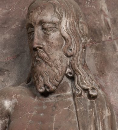 Zdjęcie nr 66: Nagrobek Grzegorza i Katarzyny Branickich znajduje się w kaplicy rodowej pod wezwaniem Najświętszej Marii Panny, na ścianie południowej, naprzeciwko wejścia. Składa się z trójosiowego cokołu i potrójnej filarowo-kolumnowej arkady z klęczącymi postaciami zmarłych po bokach adorujących znajdującą się pośrodku scenę ze zmartwychwstałym Chrystusem ukazującym się niewiernemu Tomaszowi. Całość wieńczy półkolista arkada z herbami Gryf i Kotwicz i tablicami inskrypcyjnymi. 
Dolna część artykułowa lizenami ozdobionymi motywami kandelabrowymi. W polu środkowym czaszka ze skrzyżowanymi piszczelami z inskrypcją w górnej i dolnej części: „POWIEDZ SVIETA [M]ADROSCI IESLI ZE SMIERC ZIWA / CZI MARTWA IESLI MARTWA CZEMV ZIWĄ BIWA / MALOWANA A IESLI ZIWA SMIERCIĄ CZEMV / ZOWIĄ IĄ NAD TO ZYWOT PRZECZ BIERZE KOZI/DEMV / TA IEST NA TWE PITANIE ODPOWIEC PRAWDZIWA / GDI TI ZYESZ SMIERC MARTVA GDY VMIERAS ZIWA / A IESLI ZLA CZI DOBRA CHCZES WIEDZIEC LI O TYM / IAKIS SĄM TAKĄ SMIELE SMIERC MIEĆ BĘDZIESZ PO TYM”. Na lewym polu inskrypcja „CO ZA DZIW ZEM POPIOLEM / WIEDZCIE ZESCIE WY / IAKO IA TENZE POPIOL, TO / IEDNO ZE ZYWY / BO GDIM SIĘ W PROCH ROSSIPAL / DOPIROM PRAWDZIWIE DOSZEDL, ZE CZLOWIEK TYMZE / PROCHEM CHOCIA ZYWIE / PATRZ ZE ZYWY POPIELIE A / TO POMNI SOBIE / ZES NA SWIECIE POPIOLEM / POPIOLEM I W GROBIE / A ZASZ NIEWIES CZYMEM BYL / A TERAZEM IAKI / OGLIANDAI, VWAZAIACZ ZE / SAM BEDZIESZ TAKI / BYLEM TERAS MIE NIE MASZ / IAK BIM TISZ NA SWIECIE / NIE BYL WY DZIS IESTESCIE / IUTRO NIEBEDZIECIE”. W polu cokołu „KTO TV LEZY POBOZNOSC / CNOTA OBYCZAIE / IAKICH NIERYCHLO VIZRĄ / BLISKO LEGLE KRAIE / IAKOSZ IE TAK MALY KĄT / MOGL ZACHOWAC W SOBIE / CZOSZ ALBO CNOTI LVCZKIE / GRZEBIĄ SCZIALEM W GROBIE / TILKOC TV CIALO LIEZY LIECZ / DVSZA W PRZESTRONE / NIEBIESKIE GMACHI WESŁA / KĘDI NIEZLICZONE / LATA POWIEDZIE. CZEMV IZE / MATKĄ BYLA / NIERZKAC POTOMSTWV ALIE / I SIROTOM SILA / TAKCI ZYWOT ZYWOTEM BYWA ZAKVPIONY / DOBRI FRIMARK DAC PLOCHI / ZA ON NIESKONCZONY”. Cokół zamyka wąski, silnie wysunięty gzyms z kimationem jońskim.
Trójosiowy podział nagrobka jest zachowany w partii środkowej, składającej się z trzech arkadowych wnęk, z których środkowa ujęta jest wolnostojącymi kolumnami jońskimi pokrytymi spiralnie ułożonymi pasami z motywem wici roślinnej, a sąsiednie od zewnątrz flankowane filarami pokrytymi motywami kandelabrowymi. W niezbyt głębokich niszach, których podniebienia zdobią kasetony z rozetami w kluczach uskrzydlone główki aniołków umieszczono wykonane w marmurze pińczowskim płaskorzeźby Chrystusa Zmartwychwstałego i adorujących go zmarłych, Grzegorza i Katarzynę Branickich. 
Zbawiciel jest ujęty całopostaciowo, frontalnie, w niewielkim wykroku, z głową zwróconą lekko do klęczącego po prawej stronie św. Tomasza. Jego ciało jest smukłe, wąskie w ramionach, z zaznaczonymi żebrami i mięśniami, osłonięte przewiązaną na biodrach szatą i płaszczem na lewym ramieniu. Chrystus ma pociągłą twarz, o wysokim czole, szerokich kościach policzkowych, wydatnym nosie i z głębokimi oczodołami. Przedstawiony został z długimi wąsami i brodą oraz opadającymi na ramiona, kręconymi włosami. W lewej ręce trzyma chorągiew i podtrzymuje szatę, a prawą rękę ma opuszczoną ku dołowi. 
Święty Tomasz ukazany jest z profilu, w szacie podwójnie przewiązanej w pasie sznurem i przerzuconym przez lewe ramie płaszczem. Twarz z brodą i długimi włosami, odwrócona w stronę Chrystusa. Do góry unosi również prawą rękę, zachowaną tylko do łokcia, lewą rękę trzyma ponad pasem. Figura mężczyzny wyrzeźbiona w kamieniu, polichromowana, przysłania wieniec z obłoków i uskrzydlonych głów puttów otaczający Chrystusa. 
Postacie stoją na podwójnym postumencie. W jego górnej części wyryto sentencję łacińską na prostokątnej tablicy umieszczonej w ozdobnym kartuszu, z zawiniętym spiralnie wycięciem krawędzi górnej i z dodaną w krawędzi dolnej główką uskrzydlonego putta. Napis na postumencie: „PER QVEM ET NOS / RESVRGERE DEVOTA / MENTE, CREDIMVS”. Na płycie poniżej płaskorzeźbione, leżące na prawym boku putto podpierające głowę na prawej ręce, natomiast w lewej trzymające klepsydrę. Nagie ciało, lekko przysłonięte draperią, spoczywa na poduszce z dwoma pomponami. Prawa noga jest wyprostowana, lewa zgięta w kolanie. Twarz pucołowata, z otwartymi oczami, otoczona gęstymi puklami loków. Przed dzieckiem leży czaszka. Nad nim znajduje się grawerowany kartusz z napisem: „HODIE MIHI / CRAS TIBI”. 
W arkadzie po lewej stronie przedstawiony został w trzech czwartych, zwrócony ramionami do widza Grzegorz Branicki. Postać klęczy na poduszce, szerokie dłonie złożone ma razem na piersiach, a głowę lekko uniesioną. Twarz Branickiego o pociągłych rysach, szerokich kościach policzkowych i dużych oczach, z wysokim czołem przysłoniętym zaczesanymi do przodu włosami. Ukazany z wąsami i długą, pofalowaną brodą. Ubrany jest w pełną, dekorowaną zbroję, spod której wystaje jaka i nogawice. Na szyi zawieszony łańcuch, a u stóp ostrogi. Przy nogach Branickiego leżą rękawice i hełm z trzema piórami. Nad głową wznoszą się panoplia, złożone z okrągłej tarczy i skrzyżowanych miecza, szabli, buławy, łuku, kołczanu ze strzałami i włóczni.
Po lewej stronie arkadę wypełnia ujęta z profilu, postać klęczącej na dwóch kolanach Katarzyny Branickiej. Jest ubrana w długą szubę, opadającą sztywnymi, rozchodzącymi się fałdami, u dołu załamującymi się, które zasłaniają sylwetkę. Na głowie ma czepiec przysłaniający włosy i podwikę. Twarz o łagodnych rysach, z długim nosem, małymi ustami i lekko zadartym podbródkiem. Ręce złożone razem na piersiach. Na palcach wskazującym i serdecznym lewej dłoni pierścienie, a ponad nadgarstkiem czterokrotnie nawinięty różaniec. Ponad figurą płaskorzeźbione tondo z Matką Boską z Dzieciątkiem otoczonymi wieńcem obłoków. Maria siedzi, ubrana w długą suknię, z welonem na głowie, z płaszczem zarzuconym na ramiona, którym lekko okrywa nagie Dzieciątko.
Zwieńczenie nagrobka o brzegach inkrustowanych marmurowymi kołami i elipsami, ujęte ornamentalnymi uszami, jest zakończone pasem z zawijającymi się do środkami kartuszami i równolegle ułożonymi liśćmi akantu. Tympanon wypełnia dekoracja złożona z czterech kartuszy: dwóch owalnych na tle paludamentu, zwieńczonych uskrzydloną główką anioła z godłami herbów Gryf i Kotwicz i dwóch podłużnych z inskrypcjami. Na tablicy po lewej stronie inskrypcja: „MAGNIFICO D(OMI)NO GREGORIO A RUSCA BRANICZKI OLIM VENA/TORI ET BURGRABIO CRAC(OVIENSI) CAPITANEO NIEPOŁOMIECEN(SI) VIRO / INTEGERRIMO DE REGIBVS SVIS ET RE PVB(LICA) BENE MERITO RELIGIO/NIS CATHOLICE AMANTISSIMO AMICIS FIDELISSIMO, OMNIBVS AFFABI/LI ET BENIGNO JOANNES A RUSCA BRANICZKI VENATOR CRACO(VIENSIS) CAPITANEVS NIEPOŁOMICEN(SI) MESTVS FILIUS PARENTI CHA/RISSIMO POSVIT OBYT 9 MAII A(NNO) D(OMINI) 1595 AETATIS SUE 60”. Napis wykuty po prawej stronie: “MAGNIFICAE D(OMI)NE CATHARINAE MAGNIFICI OLIM D(OMI)NI AUGUSTINI / KOTFICZ D(OMINI) SIGISMVNDI I POLONIAE REGIS STABVLI PREFECTI / VEXILIFERISQUE CURIE ET BURGRABY CRACO(VIENSIS) FILIE MATRONAE / LECTISSIME QVE CVM PVDORE ET MORVM MIRA ELEGANTIA / MARITI SUMMUM AMOREM VIRTUTE ET MODESTIA OMNIVM BENE/VOLENTIAM MERVISSET ACERBISSIMA MORTE AB OCVLIS EREPTA EST / IDEM FILIUS MATRI AMANTISSIME CVM LACRIMIS POSVIT. OBYT / 8 OCTOBRIS A(NNO) D)OMINI) 1588 AETATIS SUE 38". 
