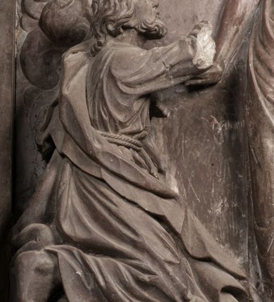 Zdjęcie nr 69: Nagrobek Grzegorza i Katarzyny Branickich znajduje się w kaplicy rodowej pod wezwaniem Najświętszej Marii Panny, na ścianie południowej, naprzeciwko wejścia. Składa się z trójosiowego cokołu i potrójnej filarowo-kolumnowej arkady z klęczącymi postaciami zmarłych po bokach adorujących znajdującą się pośrodku scenę ze zmartwychwstałym Chrystusem ukazującym się niewiernemu Tomaszowi. Całość wieńczy półkolista arkada z herbami Gryf i Kotwicz i tablicami inskrypcyjnymi. 
Dolna część artykułowa lizenami ozdobionymi motywami kandelabrowymi. W polu środkowym czaszka ze skrzyżowanymi piszczelami z inskrypcją w górnej i dolnej części: „POWIEDZ SVIETA [M]ADROSCI IESLI ZE SMIERC ZIWA / CZI MARTWA IESLI MARTWA CZEMV ZIWĄ BIWA / MALOWANA A IESLI ZIWA SMIERCIĄ CZEMV / ZOWIĄ IĄ NAD TO ZYWOT PRZECZ BIERZE KOZI/DEMV / TA IEST NA TWE PITANIE ODPOWIEC PRAWDZIWA / GDI TI ZYESZ SMIERC MARTVA GDY VMIERAS ZIWA / A IESLI ZLA CZI DOBRA CHCZES WIEDZIEC LI O TYM / IAKIS SĄM TAKĄ SMIELE SMIERC MIEĆ BĘDZIESZ PO TYM”. Na lewym polu inskrypcja „CO ZA DZIW ZEM POPIOLEM / WIEDZCIE ZESCIE WY / IAKO IA TENZE POPIOL, TO / IEDNO ZE ZYWY / BO GDIM SIĘ W PROCH ROSSIPAL / DOPIROM PRAWDZIWIE DOSZEDL, ZE CZLOWIEK TYMZE / PROCHEM CHOCIA ZYWIE / PATRZ ZE ZYWY POPIELIE A / TO POMNI SOBIE / ZES NA SWIECIE POPIOLEM / POPIOLEM I W GROBIE / A ZASZ NIEWIES CZYMEM BYL / A TERAZEM IAKI / OGLIANDAI, VWAZAIACZ ZE / SAM BEDZIESZ TAKI / BYLEM TERAS MIE NIE MASZ / IAK BIM TISZ NA SWIECIE / NIE BYL WY DZIS IESTESCIE / IUTRO NIEBEDZIECIE”. W polu cokołu „KTO TV LEZY POBOZNOSC / CNOTA OBYCZAIE / IAKICH NIERYCHLO VIZRĄ / BLISKO LEGLE KRAIE / IAKOSZ IE TAK MALY KĄT / MOGL ZACHOWAC W SOBIE / CZOSZ ALBO CNOTI LVCZKIE / GRZEBIĄ SCZIALEM W GROBIE / TILKOC TV CIALO LIEZY LIECZ / DVSZA W PRZESTRONE / NIEBIESKIE GMACHI WESŁA / KĘDI NIEZLICZONE / LATA POWIEDZIE. CZEMV IZE / MATKĄ BYLA / NIERZKAC POTOMSTWV ALIE / I SIROTOM SILA / TAKCI ZYWOT ZYWOTEM BYWA ZAKVPIONY / DOBRI FRIMARK DAC PLOCHI / ZA ON NIESKONCZONY”. Cokół zamyka wąski, silnie wysunięty gzyms z kimationem jońskim.
Trójosiowy podział nagrobka jest zachowany w partii środkowej, składającej się z trzech arkadowych wnęk, z których środkowa ujęta jest wolnostojącymi kolumnami jońskimi pokrytymi spiralnie ułożonymi pasami z motywem wici roślinnej, a sąsiednie od zewnątrz flankowane filarami pokrytymi motywami kandelabrowymi. W niezbyt głębokich niszach, których podniebienia zdobią kasetony z rozetami w kluczach uskrzydlone główki aniołków umieszczono wykonane w marmurze pińczowskim płaskorzeźby Chrystusa Zmartwychwstałego i adorujących go zmarłych, Grzegorza i Katarzynę Branickich. 
Zbawiciel jest ujęty całopostaciowo, frontalnie, w niewielkim wykroku, z głową zwróconą lekko do klęczącego po prawej stronie św. Tomasza. Jego ciało jest smukłe, wąskie w ramionach, z zaznaczonymi żebrami i mięśniami, osłonięte przewiązaną na biodrach szatą i płaszczem na lewym ramieniu. Chrystus ma pociągłą twarz, o wysokim czole, szerokich kościach policzkowych, wydatnym nosie i z głębokimi oczodołami. Przedstawiony został z długimi wąsami i brodą oraz opadającymi na ramiona, kręconymi włosami. W lewej ręce trzyma chorągiew i podtrzymuje szatę, a prawą rękę ma opuszczoną ku dołowi. 
Święty Tomasz ukazany jest z profilu, w szacie podwójnie przewiązanej w pasie sznurem i przerzuconym przez lewe ramie płaszczem. Twarz z brodą i długimi włosami, odwrócona w stronę Chrystusa. Do góry unosi również prawą rękę, zachowaną tylko do łokcia, lewą rękę trzyma ponad pasem. Figura mężczyzny wyrzeźbiona w kamieniu, polichromowana, przysłania wieniec z obłoków i uskrzydlonych głów puttów otaczający Chrystusa. 
Postacie stoją na podwójnym postumencie. W jego górnej części wyryto sentencję łacińską na prostokątnej tablicy umieszczonej w ozdobnym kartuszu, z zawiniętym spiralnie wycięciem krawędzi górnej i z dodaną w krawędzi dolnej główką uskrzydlonego putta. Napis na postumencie: „PER QVEM ET NOS / RESVRGERE DEVOTA / MENTE, CREDIMVS”. Na płycie poniżej płaskorzeźbione, leżące na prawym boku putto podpierające głowę na prawej ręce, natomiast w lewej trzymające klepsydrę. Nagie ciało, lekko przysłonięte draperią, spoczywa na poduszce z dwoma pomponami. Prawa noga jest wyprostowana, lewa zgięta w kolanie. Twarz pucołowata, z otwartymi oczami, otoczona gęstymi puklami loków. Przed dzieckiem leży czaszka. Nad nim znajduje się grawerowany kartusz z napisem: „HODIE MIHI / CRAS TIBI”. 
W arkadzie po lewej stronie przedstawiony został w trzech czwartych, zwrócony ramionami do widza Grzegorz Branicki. Postać klęczy na poduszce, szerokie dłonie złożone ma razem na piersiach, a głowę lekko uniesioną. Twarz Branickiego o pociągłych rysach, szerokich kościach policzkowych i dużych oczach, z wysokim czołem przysłoniętym zaczesanymi do przodu włosami. Ukazany z wąsami i długą, pofalowaną brodą. Ubrany jest w pełną, dekorowaną zbroję, spod której wystaje jaka i nogawice. Na szyi zawieszony łańcuch, a u stóp ostrogi. Przy nogach Branickiego leżą rękawice i hełm z trzema piórami. Nad głową wznoszą się panoplia, złożone z okrągłej tarczy i skrzyżowanych miecza, szabli, buławy, łuku, kołczanu ze strzałami i włóczni.
Po lewej stronie arkadę wypełnia ujęta z profilu, postać klęczącej na dwóch kolanach Katarzyny Branickiej. Jest ubrana w długą szubę, opadającą sztywnymi, rozchodzącymi się fałdami, u dołu załamującymi się, które zasłaniają sylwetkę. Na głowie ma czepiec przysłaniający włosy i podwikę. Twarz o łagodnych rysach, z długim nosem, małymi ustami i lekko zadartym podbródkiem. Ręce złożone razem na piersiach. Na palcach wskazującym i serdecznym lewej dłoni pierścienie, a ponad nadgarstkiem czterokrotnie nawinięty różaniec. Ponad figurą płaskorzeźbione tondo z Matką Boską z Dzieciątkiem otoczonymi wieńcem obłoków. Maria siedzi, ubrana w długą suknię, z welonem na głowie, z płaszczem zarzuconym na ramiona, którym lekko okrywa nagie Dzieciątko.
Zwieńczenie nagrobka o brzegach inkrustowanych marmurowymi kołami i elipsami, ujęte ornamentalnymi uszami, jest zakończone pasem z zawijającymi się do środkami kartuszami i równolegle ułożonymi liśćmi akantu. Tympanon wypełnia dekoracja złożona z czterech kartuszy: dwóch owalnych na tle paludamentu, zwieńczonych uskrzydloną główką anioła z godłami herbów Gryf i Kotwicz i dwóch podłużnych z inskrypcjami. Na tablicy po lewej stronie inskrypcja: „MAGNIFICO D(OMI)NO GREGORIO A RUSCA BRANICZKI OLIM VENA/TORI ET BURGRABIO CRAC(OVIENSI) CAPITANEO NIEPOŁOMIECEN(SI) VIRO / INTEGERRIMO DE REGIBVS SVIS ET RE PVB(LICA) BENE MERITO RELIGIO/NIS CATHOLICE AMANTISSIMO AMICIS FIDELISSIMO, OMNIBVS AFFABI/LI ET BENIGNO JOANNES A RUSCA BRANICZKI VENATOR CRACO(VIENSIS) CAPITANEVS NIEPOŁOMICEN(SI) MESTVS FILIUS PARENTI CHA/RISSIMO POSVIT OBYT 9 MAII A(NNO) D(OMINI) 1595 AETATIS SUE 60”. Napis wykuty po prawej stronie: “MAGNIFICAE D(OMI)NE CATHARINAE MAGNIFICI OLIM D(OMI)NI AUGUSTINI / KOTFICZ D(OMINI) SIGISMVNDI I POLONIAE REGIS STABVLI PREFECTI / VEXILIFERISQUE CURIE ET BURGRABY CRACO(VIENSIS) FILIE MATRONAE / LECTISSIME QVE CVM PVDORE ET MORVM MIRA ELEGANTIA / MARITI SUMMUM AMOREM VIRTUTE ET MODESTIA OMNIVM BENE/VOLENTIAM MERVISSET ACERBISSIMA MORTE AB OCVLIS EREPTA EST / IDEM FILIUS MATRI AMANTISSIME CVM LACRIMIS POSVIT. OBYT / 8 OCTOBRIS A(NNO) D)OMINI) 1588 AETATIS SUE 38". 
