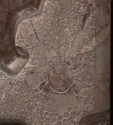 Zdjęcie nr 71: Nagrobek Grzegorza i Katarzyny Branickich znajduje się w kaplicy rodowej pod wezwaniem Najświętszej Marii Panny, na ścianie południowej, naprzeciwko wejścia. Składa się z trójosiowego cokołu i potrójnej filarowo-kolumnowej arkady z klęczącymi postaciami zmarłych po bokach adorujących znajdującą się pośrodku scenę ze zmartwychwstałym Chrystusem ukazującym się niewiernemu Tomaszowi. Całość wieńczy półkolista arkada z herbami Gryf i Kotwicz i tablicami inskrypcyjnymi. 
Dolna część artykułowa lizenami ozdobionymi motywami kandelabrowymi. W polu środkowym czaszka ze skrzyżowanymi piszczelami z inskrypcją w górnej i dolnej części: „POWIEDZ SVIETA [M]ADROSCI IESLI ZE SMIERC ZIWA / CZI MARTWA IESLI MARTWA CZEMV ZIWĄ BIWA / MALOWANA A IESLI ZIWA SMIERCIĄ CZEMV / ZOWIĄ IĄ NAD TO ZYWOT PRZECZ BIERZE KOZI/DEMV / TA IEST NA TWE PITANIE ODPOWIEC PRAWDZIWA / GDI TI ZYESZ SMIERC MARTVA GDY VMIERAS ZIWA / A IESLI ZLA CZI DOBRA CHCZES WIEDZIEC LI O TYM / IAKIS SĄM TAKĄ SMIELE SMIERC MIEĆ BĘDZIESZ PO TYM”. Na lewym polu inskrypcja „CO ZA DZIW ZEM POPIOLEM / WIEDZCIE ZESCIE WY / IAKO IA TENZE POPIOL, TO / IEDNO ZE ZYWY / BO GDIM SIĘ W PROCH ROSSIPAL / DOPIROM PRAWDZIWIE DOSZEDL, ZE CZLOWIEK TYMZE / PROCHEM CHOCIA ZYWIE / PATRZ ZE ZYWY POPIELIE A / TO POMNI SOBIE / ZES NA SWIECIE POPIOLEM / POPIOLEM I W GROBIE / A ZASZ NIEWIES CZYMEM BYL / A TERAZEM IAKI / OGLIANDAI, VWAZAIACZ ZE / SAM BEDZIESZ TAKI / BYLEM TERAS MIE NIE MASZ / IAK BIM TISZ NA SWIECIE / NIE BYL WY DZIS IESTESCIE / IUTRO NIEBEDZIECIE”. W polu cokołu „KTO TV LEZY POBOZNOSC / CNOTA OBYCZAIE / IAKICH NIERYCHLO VIZRĄ / BLISKO LEGLE KRAIE / IAKOSZ IE TAK MALY KĄT / MOGL ZACHOWAC W SOBIE / CZOSZ ALBO CNOTI LVCZKIE / GRZEBIĄ SCZIALEM W GROBIE / TILKOC TV CIALO LIEZY LIECZ / DVSZA W PRZESTRONE / NIEBIESKIE GMACHI WESŁA / KĘDI NIEZLICZONE / LATA POWIEDZIE. CZEMV IZE / MATKĄ BYLA / NIERZKAC POTOMSTWV ALIE / I SIROTOM SILA / TAKCI ZYWOT ZYWOTEM BYWA ZAKVPIONY / DOBRI FRIMARK DAC PLOCHI / ZA ON NIESKONCZONY”. Cokół zamyka wąski, silnie wysunięty gzyms z kimationem jońskim.
Trójosiowy podział nagrobka jest zachowany w partii środkowej, składającej się z trzech arkadowych wnęk, z których środkowa ujęta jest wolnostojącymi kolumnami jońskimi pokrytymi spiralnie ułożonymi pasami z motywem wici roślinnej, a sąsiednie od zewnątrz flankowane filarami pokrytymi motywami kandelabrowymi. W niezbyt głębokich niszach, których podniebienia zdobią kasetony z rozetami w kluczach uskrzydlone główki aniołków umieszczono wykonane w marmurze pińczowskim płaskorzeźby Chrystusa Zmartwychwstałego i adorujących go zmarłych, Grzegorza i Katarzynę Branickich. 
Zbawiciel jest ujęty całopostaciowo, frontalnie, w niewielkim wykroku, z głową zwróconą lekko do klęczącego po prawej stronie św. Tomasza. Jego ciało jest smukłe, wąskie w ramionach, z zaznaczonymi żebrami i mięśniami, osłonięte przewiązaną na biodrach szatą i płaszczem na lewym ramieniu. Chrystus ma pociągłą twarz, o wysokim czole, szerokich kościach policzkowych, wydatnym nosie i z głębokimi oczodołami. Przedstawiony został z długimi wąsami i brodą oraz opadającymi na ramiona, kręconymi włosami. W lewej ręce trzyma chorągiew i podtrzymuje szatę, a prawą rękę ma opuszczoną ku dołowi. 
Święty Tomasz ukazany jest z profilu, w szacie podwójnie przewiązanej w pasie sznurem i przerzuconym przez lewe ramie płaszczem. Twarz z brodą i długimi włosami, odwrócona w stronę Chrystusa. Do góry unosi również prawą rękę, zachowaną tylko do łokcia, lewą rękę trzyma ponad pasem. Figura mężczyzny wyrzeźbiona w kamieniu, polichromowana, przysłania wieniec z obłoków i uskrzydlonych głów puttów otaczający Chrystusa. 
Postacie stoją na podwójnym postumencie. W jego górnej części wyryto sentencję łacińską na prostokątnej tablicy umieszczonej w ozdobnym kartuszu, z zawiniętym spiralnie wycięciem krawędzi górnej i z dodaną w krawędzi dolnej główką uskrzydlonego putta. Napis na postumencie: „PER QVEM ET NOS / RESVRGERE DEVOTA / MENTE, CREDIMVS”. Na płycie poniżej płaskorzeźbione, leżące na prawym boku putto podpierające głowę na prawej ręce, natomiast w lewej trzymające klepsydrę. Nagie ciało, lekko przysłonięte draperią, spoczywa na poduszce z dwoma pomponami. Prawa noga jest wyprostowana, lewa zgięta w kolanie. Twarz pucołowata, z otwartymi oczami, otoczona gęstymi puklami loków. Przed dzieckiem leży czaszka. Nad nim znajduje się grawerowany kartusz z napisem: „HODIE MIHI / CRAS TIBI”. 
W arkadzie po lewej stronie przedstawiony został w trzech czwartych, zwrócony ramionami do widza Grzegorz Branicki. Postać klęczy na poduszce, szerokie dłonie złożone ma razem na piersiach, a głowę lekko uniesioną. Twarz Branickiego o pociągłych rysach, szerokich kościach policzkowych i dużych oczach, z wysokim czołem przysłoniętym zaczesanymi do przodu włosami. Ukazany z wąsami i długą, pofalowaną brodą. Ubrany jest w pełną, dekorowaną zbroję, spod której wystaje jaka i nogawice. Na szyi zawieszony łańcuch, a u stóp ostrogi. Przy nogach Branickiego leżą rękawice i hełm z trzema piórami. Nad głową wznoszą się panoplia, złożone z okrągłej tarczy i skrzyżowanych miecza, szabli, buławy, łuku, kołczanu ze strzałami i włóczni.
Po lewej stronie arkadę wypełnia ujęta z profilu, postać klęczącej na dwóch kolanach Katarzyny Branickiej. Jest ubrana w długą szubę, opadającą sztywnymi, rozchodzącymi się fałdami, u dołu załamującymi się, które zasłaniają sylwetkę. Na głowie ma czepiec przysłaniający włosy i podwikę. Twarz o łagodnych rysach, z długim nosem, małymi ustami i lekko zadartym podbródkiem. Ręce złożone razem na piersiach. Na palcach wskazującym i serdecznym lewej dłoni pierścienie, a ponad nadgarstkiem czterokrotnie nawinięty różaniec. Ponad figurą płaskorzeźbione tondo z Matką Boską z Dzieciątkiem otoczonymi wieńcem obłoków. Maria siedzi, ubrana w długą suknię, z welonem na głowie, z płaszczem zarzuconym na ramiona, którym lekko okrywa nagie Dzieciątko.
Zwieńczenie nagrobka o brzegach inkrustowanych marmurowymi kołami i elipsami, ujęte ornamentalnymi uszami, jest zakończone pasem z zawijającymi się do środkami kartuszami i równolegle ułożonymi liśćmi akantu. Tympanon wypełnia dekoracja złożona z czterech kartuszy: dwóch owalnych na tle paludamentu, zwieńczonych uskrzydloną główką anioła z godłami herbów Gryf i Kotwicz i dwóch podłużnych z inskrypcjami. Na tablicy po lewej stronie inskrypcja: „MAGNIFICO D(OMI)NO GREGORIO A RUSCA BRANICZKI OLIM VENA/TORI ET BURGRABIO CRAC(OVIENSI) CAPITANEO NIEPOŁOMIECEN(SI) VIRO / INTEGERRIMO DE REGIBVS SVIS ET RE PVB(LICA) BENE MERITO RELIGIO/NIS CATHOLICE AMANTISSIMO AMICIS FIDELISSIMO, OMNIBVS AFFABI/LI ET BENIGNO JOANNES A RUSCA BRANICZKI VENATOR CRACO(VIENSIS) CAPITANEVS NIEPOŁOMICEN(SI) MESTVS FILIUS PARENTI CHA/RISSIMO POSVIT OBYT 9 MAII A(NNO) D(OMINI) 1595 AETATIS SUE 60”. Napis wykuty po prawej stronie: “MAGNIFICAE D(OMI)NE CATHARINAE MAGNIFICI OLIM D(OMI)NI AUGUSTINI / KOTFICZ D(OMINI) SIGISMVNDI I POLONIAE REGIS STABVLI PREFECTI / VEXILIFERISQUE CURIE ET BURGRABY CRACO(VIENSIS) FILIE MATRONAE / LECTISSIME QVE CVM PVDORE ET MORVM MIRA ELEGANTIA / MARITI SUMMUM AMOREM VIRTUTE ET MODESTIA OMNIVM BENE/VOLENTIAM MERVISSET ACERBISSIMA MORTE AB OCVLIS EREPTA EST / IDEM FILIUS MATRI AMANTISSIME CVM LACRIMIS POSVIT. OBYT / 8 OCTOBRIS A(NNO) D)OMINI) 1588 AETATIS SUE 38&quot;. 
