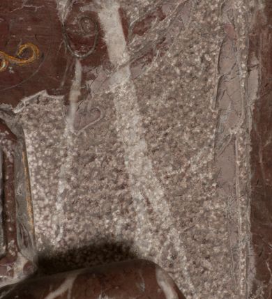 Zdjęcie nr 70: Nagrobek Grzegorza i Katarzyny Branickich znajduje się w kaplicy rodowej pod wezwaniem Najświętszej Marii Panny, na ścianie południowej, naprzeciwko wejścia. Składa się z trójosiowego cokołu i potrójnej filarowo-kolumnowej arkady z klęczącymi postaciami zmarłych po bokach adorujących znajdującą się pośrodku scenę ze zmartwychwstałym Chrystusem ukazującym się niewiernemu Tomaszowi. Całość wieńczy półkolista arkada z herbami Gryf i Kotwicz i tablicami inskrypcyjnymi. 
Dolna część artykułowa lizenami ozdobionymi motywami kandelabrowymi. W polu środkowym czaszka ze skrzyżowanymi piszczelami z inskrypcją w górnej i dolnej części: „POWIEDZ SVIETA [M]ADROSCI IESLI ZE SMIERC ZIWA / CZI MARTWA IESLI MARTWA CZEMV ZIWĄ BIWA / MALOWANA A IESLI ZIWA SMIERCIĄ CZEMV / ZOWIĄ IĄ NAD TO ZYWOT PRZECZ BIERZE KOZI/DEMV / TA IEST NA TWE PITANIE ODPOWIEC PRAWDZIWA / GDI TI ZYESZ SMIERC MARTVA GDY VMIERAS ZIWA / A IESLI ZLA CZI DOBRA CHCZES WIEDZIEC LI O TYM / IAKIS SĄM TAKĄ SMIELE SMIERC MIEĆ BĘDZIESZ PO TYM”. Na lewym polu inskrypcja „CO ZA DZIW ZEM POPIOLEM / WIEDZCIE ZESCIE WY / IAKO IA TENZE POPIOL, TO / IEDNO ZE ZYWY / BO GDIM SIĘ W PROCH ROSSIPAL / DOPIROM PRAWDZIWIE DOSZEDL, ZE CZLOWIEK TYMZE / PROCHEM CHOCIA ZYWIE / PATRZ ZE ZYWY POPIELIE A / TO POMNI SOBIE / ZES NA SWIECIE POPIOLEM / POPIOLEM I W GROBIE / A ZASZ NIEWIES CZYMEM BYL / A TERAZEM IAKI / OGLIANDAI, VWAZAIACZ ZE / SAM BEDZIESZ TAKI / BYLEM TERAS MIE NIE MASZ / IAK BIM TISZ NA SWIECIE / NIE BYL WY DZIS IESTESCIE / IUTRO NIEBEDZIECIE”. W polu cokołu „KTO TV LEZY POBOZNOSC / CNOTA OBYCZAIE / IAKICH NIERYCHLO VIZRĄ / BLISKO LEGLE KRAIE / IAKOSZ IE TAK MALY KĄT / MOGL ZACHOWAC W SOBIE / CZOSZ ALBO CNOTI LVCZKIE / GRZEBIĄ SCZIALEM W GROBIE / TILKOC TV CIALO LIEZY LIECZ / DVSZA W PRZESTRONE / NIEBIESKIE GMACHI WESŁA / KĘDI NIEZLICZONE / LATA POWIEDZIE. CZEMV IZE / MATKĄ BYLA / NIERZKAC POTOMSTWV ALIE / I SIROTOM SILA / TAKCI ZYWOT ZYWOTEM BYWA ZAKVPIONY / DOBRI FRIMARK DAC PLOCHI / ZA ON NIESKONCZONY”. Cokół zamyka wąski, silnie wysunięty gzyms z kimationem jońskim.
Trójosiowy podział nagrobka jest zachowany w partii środkowej, składającej się z trzech arkadowych wnęk, z których środkowa ujęta jest wolnostojącymi kolumnami jońskimi pokrytymi spiralnie ułożonymi pasami z motywem wici roślinnej, a sąsiednie od zewnątrz flankowane filarami pokrytymi motywami kandelabrowymi. W niezbyt głębokich niszach, których podniebienia zdobią kasetony z rozetami w kluczach uskrzydlone główki aniołków umieszczono wykonane w marmurze pińczowskim płaskorzeźby Chrystusa Zmartwychwstałego i adorujących go zmarłych, Grzegorza i Katarzynę Branickich. 
Zbawiciel jest ujęty całopostaciowo, frontalnie, w niewielkim wykroku, z głową zwróconą lekko do klęczącego po prawej stronie św. Tomasza. Jego ciało jest smukłe, wąskie w ramionach, z zaznaczonymi żebrami i mięśniami, osłonięte przewiązaną na biodrach szatą i płaszczem na lewym ramieniu. Chrystus ma pociągłą twarz, o wysokim czole, szerokich kościach policzkowych, wydatnym nosie i z głębokimi oczodołami. Przedstawiony został z długimi wąsami i brodą oraz opadającymi na ramiona, kręconymi włosami. W lewej ręce trzyma chorągiew i podtrzymuje szatę, a prawą rękę ma opuszczoną ku dołowi. 
Święty Tomasz ukazany jest z profilu, w szacie podwójnie przewiązanej w pasie sznurem i przerzuconym przez lewe ramie płaszczem. Twarz z brodą i długimi włosami, odwrócona w stronę Chrystusa. Do góry unosi również prawą rękę, zachowaną tylko do łokcia, lewą rękę trzyma ponad pasem. Figura mężczyzny wyrzeźbiona w kamieniu, polichromowana, przysłania wieniec z obłoków i uskrzydlonych głów puttów otaczający Chrystusa. 
Postacie stoją na podwójnym postumencie. W jego górnej części wyryto sentencję łacińską na prostokątnej tablicy umieszczonej w ozdobnym kartuszu, z zawiniętym spiralnie wycięciem krawędzi górnej i z dodaną w krawędzi dolnej główką uskrzydlonego putta. Napis na postumencie: „PER QVEM ET NOS / RESVRGERE DEVOTA / MENTE, CREDIMVS”. Na płycie poniżej płaskorzeźbione, leżące na prawym boku putto podpierające głowę na prawej ręce, natomiast w lewej trzymające klepsydrę. Nagie ciało, lekko przysłonięte draperią, spoczywa na poduszce z dwoma pomponami. Prawa noga jest wyprostowana, lewa zgięta w kolanie. Twarz pucołowata, z otwartymi oczami, otoczona gęstymi puklami loków. Przed dzieckiem leży czaszka. Nad nim znajduje się grawerowany kartusz z napisem: „HODIE MIHI / CRAS TIBI”. 
W arkadzie po lewej stronie przedstawiony został w trzech czwartych, zwrócony ramionami do widza Grzegorz Branicki. Postać klęczy na poduszce, szerokie dłonie złożone ma razem na piersiach, a głowę lekko uniesioną. Twarz Branickiego o pociągłych rysach, szerokich kościach policzkowych i dużych oczach, z wysokim czołem przysłoniętym zaczesanymi do przodu włosami. Ukazany z wąsami i długą, pofalowaną brodą. Ubrany jest w pełną, dekorowaną zbroję, spod której wystaje jaka i nogawice. Na szyi zawieszony łańcuch, a u stóp ostrogi. Przy nogach Branickiego leżą rękawice i hełm z trzema piórami. Nad głową wznoszą się panoplia, złożone z okrągłej tarczy i skrzyżowanych miecza, szabli, buławy, łuku, kołczanu ze strzałami i włóczni.
Po lewej stronie arkadę wypełnia ujęta z profilu, postać klęczącej na dwóch kolanach Katarzyny Branickiej. Jest ubrana w długą szubę, opadającą sztywnymi, rozchodzącymi się fałdami, u dołu załamującymi się, które zasłaniają sylwetkę. Na głowie ma czepiec przysłaniający włosy i podwikę. Twarz o łagodnych rysach, z długim nosem, małymi ustami i lekko zadartym podbródkiem. Ręce złożone razem na piersiach. Na palcach wskazującym i serdecznym lewej dłoni pierścienie, a ponad nadgarstkiem czterokrotnie nawinięty różaniec. Ponad figurą płaskorzeźbione tondo z Matką Boską z Dzieciątkiem otoczonymi wieńcem obłoków. Maria siedzi, ubrana w długą suknię, z welonem na głowie, z płaszczem zarzuconym na ramiona, którym lekko okrywa nagie Dzieciątko.
Zwieńczenie nagrobka o brzegach inkrustowanych marmurowymi kołami i elipsami, ujęte ornamentalnymi uszami, jest zakończone pasem z zawijającymi się do środkami kartuszami i równolegle ułożonymi liśćmi akantu. Tympanon wypełnia dekoracja złożona z czterech kartuszy: dwóch owalnych na tle paludamentu, zwieńczonych uskrzydloną główką anioła z godłami herbów Gryf i Kotwicz i dwóch podłużnych z inskrypcjami. Na tablicy po lewej stronie inskrypcja: „MAGNIFICO D(OMI)NO GREGORIO A RUSCA BRANICZKI OLIM VENA/TORI ET BURGRABIO CRAC(OVIENSI) CAPITANEO NIEPOŁOMIECEN(SI) VIRO / INTEGERRIMO DE REGIBVS SVIS ET RE PVB(LICA) BENE MERITO RELIGIO/NIS CATHOLICE AMANTISSIMO AMICIS FIDELISSIMO, OMNIBVS AFFABI/LI ET BENIGNO JOANNES A RUSCA BRANICZKI VENATOR CRACO(VIENSIS) CAPITANEVS NIEPOŁOMICEN(SI) MESTVS FILIUS PARENTI CHA/RISSIMO POSVIT OBYT 9 MAII A(NNO) D(OMINI) 1595 AETATIS SUE 60”. Napis wykuty po prawej stronie: “MAGNIFICAE D(OMI)NE CATHARINAE MAGNIFICI OLIM D(OMI)NI AUGUSTINI / KOTFICZ D(OMINI) SIGISMVNDI I POLONIAE REGIS STABVLI PREFECTI / VEXILIFERISQUE CURIE ET BURGRABY CRACO(VIENSIS) FILIE MATRONAE / LECTISSIME QVE CVM PVDORE ET MORVM MIRA ELEGANTIA / MARITI SUMMUM AMOREM VIRTUTE ET MODESTIA OMNIVM BENE/VOLENTIAM MERVISSET ACERBISSIMA MORTE AB OCVLIS EREPTA EST / IDEM FILIUS MATRI AMANTISSIME CVM LACRIMIS POSVIT. OBYT / 8 OCTOBRIS A(NNO) D)OMINI) 1588 AETATIS SUE 38". 
